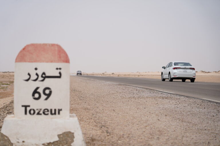 Nous souhaitons partager avec vous une expérience hors du commun, celle de vacances en Tunisie où le Sahara Sud Tunisien dévoile un visage authentique, fascinant et profondément attachant. À travers des circuits adaptés à tous les goûts, des excursions immersives et une plongée dans les traditions locales, nous envisageons un voyage où la douceur du climat, la richesse culturelle et la beauté sauvage des paysages se mêlent avec harmonie. Il s’agit d’un périple d’exception, loin des clichés, où nous aurons l’occasion de découvrir un héritage unique, niché au cœur des dunes, des oasis et des villages pittoresques. Découvrir le Sahara Sud Tunisien : Un Désert Vivant aux Paysages Époustouflants Le Sahara Sud Tunisien n’est pas un simple désert : c’est un monde à part, une mer de sable aux reflets dorés, ponctuée d’oasis luxuriantes, de palmeraies féeriques et de villages qui semblent sortir d’un autre temps. Nous imaginons un séjour qui débute dans les environs de Douz, souvent surnommée la "porte du désert". Là-bas, chaque grain de sable raconte une histoire, chaque souffle de vent apporte une nuance nouvelle, chaque lever de soleil redéfinit les contours des dunes. La magie opère dès que l’on s’enfonce dans cet univers minéral, où les lumières du matin se mêlent aux silhouettes élégantes des chameaux, et où le temps semble ralentir pour offrir un spectacle profondément apaisant. En partant à la découverte de ces étendues sauvages, nous rencontrons des paysages changeants : dunes douces qui s’étirent à l’infini, roches noires qui émergent çà et là, canyons discrets, palmeraies rafraîchissantes et oasis ombragées. C’est cette variété qui fait toute la richesse du Sahara Sud Tunisien. Nous ne sommes pas face à un espace vide, mais au contraire dans un univers plein de surprises, idéal pour faire des excursions adaptées à nos envies, que ce soit à pied, en 4x4, en quad ou même à dos de chameau. Circuits sur Mesure : Entre Aventure, Culture et Plaisirs Gourmands Pour vivre une expérience vraiment complète, nous pouvons choisir parmi une large gamme de circuits désert adaptés aux préférences et au niveau de confort recherchés. Des itinéraires courts et intenses de quelques jours aux séjours plus longs permettant de parcourir plusieurs régions du sud, nous ajustons le programme pour satisfaire nos souhaits. Les plus aventureux oseront les treks à pied, les bivouacs sous les étoiles ou les randonnées à dos de dromadaire, tandis que ceux qui préfèrent la douceur opteront pour des trajets en véhicule tout-terrain, avec des hébergements confortables dans des écolodges ou campements aménagés. Ces circuits ne se limitent pas à la contemplation du paysage. Ils sont conçus pour nous plonger dans la vie locale, rencontrer les communautés berbères, goûter à la cuisine traditionnelle – couscous parfumés, pains cuits dans le sable, dattes fraîches, thé à la menthe – et ainsi mieux comprendre les coutumes, l’histoire et l’artisanat local. C’est également l’occasion d’explorer les marchés colorés, de s’arrêter dans les villages où le temps paraît suspendu, de visiter des ksour (villages fortifiés) et de découvrir des sites archéologiques fascinants. Pour organiser un tel périple, un lien vers des circuits désert peut nous aider à trouver un itinéraire idéal. Rencontrer les Habitants : Hospitalité, Culture et Traditions Ancestrales L’un des moments clés d’un voyage dans le Sahara Sud Tunisien est sans doute la rencontre avec ses habitants. Nous sommes toujours surpris par l’accueil chaleureux que nous réservent les populations locales. Les échanges sont simples, sincères, et nous ont permis de saisir l’essence même de cette région où l’hospitalité est un art de vivre. Les communautés sahariennes cultivent depuis des siècles une relation intime avec leur environnement. Elles connaissent chaque source, chaque arbre, chaque piste et chaque dune. Elles ont appris à vivre en harmonie avec le désert, à l’apprivoiser pour en tirer le meilleur, sans jamais le brutaliser. Ces habitants nous feront découvrir les secrets d’une vie sobre et ingénieuse. Ils sont fiers de leurs traditions, de leurs vêtements, de leurs objets du quotidien, qu’ils fabriquent à la main avec une maîtrise remarquable. Leurs tapis colorés, leurs poteries, leurs bijoux en argent, leurs paniers tressés avec finesse racontent leur histoire et celle de leurs ancêtres. Les danses, les chants, les contes et les légendes sont autant de facettes à explorer, pour s’imprégner de leur culture millénaire. Vivre une Immersion Culturelle : De Douz à Ksar Ghilane en Passant par Tozeur Au fil des excursions, nous aurons l’occasion de traverser des lieux emblématiques du Sahara Sud Tunisien. Par exemple, Douz, avec sa foire annuelle, est connue pour ses courses de dromadaires et ses animations culturelles qui attirent des visiteurs du monde entier. En poursuivant notre route, nous pourrons atteindre Ksar Ghilane, une oasis isolée au milieu des dunes, réputée pour sa source d’eau chaude naturelle, où l’on peut se baigner en plein désert. Plus loin, Tozeur offre une atmosphère différente, avec ses milliers de palmiers-dattiers, ses maisons en briques ocre et son architecture singulière. Les balades dans la médina sont particulièrement agréables, surtout en fin d’après-midi, quand la lumière rasante illumine les ruelles et les façades. D’autres étapes peuvent agrémenter notre parcours : Matmata, avec ses habitations troglodytiques creusées dans la roche, Chébika, Tamerza et Midès, des oasis de montagne offrant des panoramas saisissants, ou encore le vaste Chott el-Jérid, ce grand lac salé où la brillance du sol et les reflets du soleil créent des illusions d’optique surprenantes. Le désert tunisien n’est jamais monotone ; chaque halte, chaque détour nous permet d’en apprendre davantage, de contempler un décor différent, de goûter une nouvelle saveur ou de vivre une expérience inédite. Activités Authentiques : Balades à Dos de Chameau, Randonnées et Bivouacs sous les Étoiles Le Sahara Sud Tunisien est un formidable terrain d’aventures. Nous pouvons prévoir plusieurs activités pour agrémenter notre séjour. Les balades à dos de chameau restent sans conteste un classique : il n’y a rien de plus apaisant que de se laisser bercer par le pas régulier de ces animaux fascinants, de traverser des dunes de sable aux couleurs changeantes et de sentir la brise sur notre visage. C’est également un moment parfait pour apprécier le silence du désert, seulement interrompu par le souffle du vent. Les randonnées, qu’elles soient courtes ou plus longues, permettent de découvrir des endroits reculés, inaccessibles en véhicule. C’est l’occasion de s’approcher au plus près de la faune et de la flore, de repérer des empreintes d’animaux, de cueillir une herbe aromatique aux vertus insoupçonnées. Le soir venu, rien ne vaut un bivouac sous les étoiles. Le ciel du désert est d’une pureté exceptionnelle, dévoilant des myriades d’étoiles scintillantes. Autour du feu de camp, nous partageons un repas simple et savoureux, sirotant un thé sucré, écoutant le crépitement du bois et lointainement, parfois, le chant discret du vent. L’expérience est intensément humaine, presque spirituelle. Astuces Pratiques : Quand Partir, Quoi Emporter et Comment se Préparer Avant de partir, il convient de prendre en compte quelques conseils pratiques pour profiter pleinement de notre séjour. Les mois les plus agréables pour visiter le Sahara Sud Tunisien s’étendent généralement d’octobre à avril, période où les températures sont plus clémentes. En été, la chaleur peut être écrasante et limiter nos déplacements. Il est donc préférable d’opter pour la saison fraîche, qui offre des journées ensoleillées mais supportables, et des nuits fraîches, idéales pour contempler le ciel étoilé. Côté bagages, emportons des vêtements légers et confortables, une veste plus chaude pour les soirées fraîches, un chapeau pour se protéger du soleil, des chaussures adaptées à la marche dans le sable et de la crème solaire. Une gourde réutilisable est également une bonne idée. Nous pourrons facilement la remplir auprès de nos hôtes ou des points d’eau, contribuant à limiter les déchets plastiques. Pour organiser au mieux notre périple et obtenir un devis personnalisé selon nos envies, un lien de contact est à notre disposition. Explorer le Patrimoine Architectural et Historique : Ksour, Villages Berbères et Vestiges du Passé Le Sahara Sud Tunisien n’est pas uniquement une merveille naturelle, c’est aussi un écrin chargé d’histoire. Les ksour, anciennes greniers fortifiés bâtis il y a plusieurs siècles, témoignent du savoir-faire ancestral des populations locales pour stocker céréales, dattes et denrées précieuses. Ces architectures en terre, avec leurs voûtes, leurs escaliers, leurs cellules de stockage superposées, offrent un spectacle unique, qui rappelle à quel point la vie dans le désert était (et demeure) organisée autour de la conservation des ressources et de la solidarité. Plusieurs villages berbères méritent une halte, pour découvrir leur mode de vie traditionnel. Les maisons s’intègrent parfaitement au paysage, les ruelles sont calmes, parfois taillées dans la roche, et les habitants s’y montrent toujours disponibles pour échanger quelques mots, offrir un thé ou répondre à nos questions curieuses. Certains vestiges archéologiques, hérités de l’époque romaine ou d’autres civilisations passées, permettent également de saisir la longue histoire de ces contrées, où des routes commerciales antiques traversaient jadis le Sahara, reliant la Méditerranée à l’Afrique subsaharienne. Gastronomie Locale : Entre Simplicité et Raffinement des Saveurs La gastronomie est un aspect incontournable du voyage. Nous aurons l’occasion de déguster des plats simples, mais ô combien savoureux, mettant à l’honneur les produits du terroir. Les dattes, bien sûr, occupent une place centrale dans l’alimentation locale. Cueillies sur les palmiers-dattiers des oasis, elles offrent un plaisir sucré et une énergie bienvenue lors des excursions. Le pain cuit dans le sable, préparé sous la braise, a une saveur unique, tout comme les tajines, les couscous parfumés, les soupes traditionnelles et les grillades. Les épices locales – cumin, coriandre, ras-el-hanout – apportent ce petit plus qui rend chaque repas mémorable. Le thé à la menthe, sucré et servi chaud, est indissociable de l’hospitalité tunisienne. Il accompagne chaque rencontre, chaque pause, et symbolise le partage et la convivialité. Au fil des repas, nous apprendrons à apprécier la variété des saveurs, la fraîcheur des ingrédients, l’équilibre subtil entre épices et aromates, la douceur des fruits et le croquant des légumes. Déguster un plat local, c’est en quelque sorte entrer encore un peu plus dans l’intimité de cette région, comprendre ce qui la nourrit, la soutient et l’inspire. Moments Inoubliables : Coucher de Soleil, Brise du Désert et Silences Révélateurs L’un des plaisirs les plus simples et les plus envoûtants du Sahara Sud Tunisien est d’assister à un coucher de soleil. Imaginez-vous au sommet d’une dune, à observer le soleil descendre lentement, enflammer le ciel de nuances oranges, roses, rouges et violettes, avant de disparaître derrière l’horizon. Le désert se transforme alors, les ombres s’allongent, l’air se rafraîchit doucement, et un calme presque surnaturel s’installe. Ce moment est propice à la méditation, à la contemplation, à la prise de conscience que nous sommes de simples visiteurs dans un environnement bien plus vaste que nous. Plus tard, lorsque la nuit étend son voile, un tout autre spectacle se dévoile. Le ciel est si clair, si pur, que nous pouvons distinguer à l’œil nu un nombre incalculable d’étoiles, de constellations et parfois même la Voie lactée. Cette expérience nous ramène à l’essentiel, loin du bruit et des lumières artificielles des villes. Nous pouvons ressentir une certaine humilité face à l’immensité du cosmos, tout en éprouvant une profonde sérénité. Le désert a ce pouvoir de relativiser nos soucis, de nous rappeler que nous faisons partie d’un tout bien plus grand que nous-mêmes. Conclusion : Un Voyage Transformateur pour Mieux Apprécier la Tunisie et sa Dimension Saharienne En choisissant de passer nos vacances en Tunisie en explorant le Sahara Sud, nous faisons le pari d’une aventure sincère, authentique et riche en émotions. Chaque étape, chaque village, chaque plat, chaque rencontre, chaque dune, chaque étoile est une pièce du puzzle, contribuant à créer un tableau complet de ce que représente réellement cette partie du pays. C’est un périple qui allie l’inconnu et la sécurité, l’exotisme et la convivialité, la nature brute et la chaleur humaine. Nous sommes persuadés que cette expérience laissera en nous une empreinte durable, un souvenir impérissable. Que l’on parte pour la première fois à la rencontre de ces immensités sablonneuses ou que l’on y revienne encore et encore, le Sahara Sud Tunisien ne manque jamais de nous surprendre. Un simple contact peut ouvrir la voie vers une aventure qui marquera nos esprits, nous aidera à mieux comprendre une culture ancestrale et nous invitera à réfléchir à notre place dans ce monde. Ici, nul besoin de mots superflus : le désert lui-même, dans son silence et sa grandeur, se charge de parler à nos cœurs.