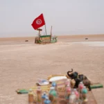 Nous vous invitons à découvrir la Tunisie sous un angle nouveau, en explorant ses paysages désertiques inoubliables, ses cultures locales authentiques et ses sites historiques fascinants. De la vieille médina de Tunis aux dunes dorées du Grand Erg Oriental, ce pays enchanteur n’a cessé de charmer les voyageurs depuis des siècles. Nous croyons fermement que s’aventurer dans le Sahara sud-tunisien est le meilleur moyen de plonger au cœur de l’âme de la Tunisie. Dans cet article, nous proposons une immersion complète dans la région, avec des idées d’itinéraires, des conseils pratiques et des détails qui rendent chaque étape encore plus captivante. Suivez-nous pour une expérience hors du commun et laissez-vous emporter par cette terre de contrastes où les oasis rafraîchissantes côtoient des étendues désertiques à perte de vue. 1. Explorer le Sud Tunisien : Au-Delà des Plages et des Stations Balnéaires Quand nous pensons à la Tunisie, nous imaginons souvent la mer turquoise, les palmiers et les plages de sable fin. Certes, le nord du pays et sa côte méditerranéenne sont idéals pour des vacances balnéaires réussies, mais le sud offre une tout autre dimension, bien plus fascinante et authentique. Le tourisme en Tunisie ne se limite pas aux complexes hôteliers. Nous vous invitons à considérer les excursions dans le sud comme l’opportunité de pénétrer un univers où la tranquillité du désert contraste avec la richesse culturelle des villages berbères et des villes au patrimoine exceptionnel. 1.1. Pourquoi Choisir une Excursion dans le Sahara ? Le Sahara sud-tunisien séduit par son immensité silencieuse, son histoire surprenante et ses paysages variés : dunes majestueuses, lacs salés, oasis verdoyantes, montagnes rocheuses et ksour (villages fortifiés). Chaque recoin du désert raconte une histoire : celle des nomades parcourant les pistes caravanières, celle des populations locales qui tirent profit des ressources naturelles pour survivre dans un environnement extrême, ou encore celle des vestiges romains nichés dans des lieux insoupçonnés. Plonger dans ce décor change radicalement la perception que nous pouvons avoir de la Tunisie, puisque nous découvrons un autre visage, bien éloigné de l’effervescence urbaine et des zones touristiques du littoral. 1.2. Sites Incontournables du Sud Tunisien Douz : Surnommée la “Porte du Désert”, Douz est le point de départ idéal pour les randonnées à dos de dromadaire ou en 4x4 dans les dunes. Nous pouvons y assister à des festivals folkloriques et découvrir l’artisanat local. Tozeur : Située près de l’oasis éponyme, Tozeur est célèbre pour ses palmeraies, ses briques ocre et ses ruelles en labyrinthe. Les couchers de soleil y sont inoubliables, surtout à proximité du Chott El-Jérid, un immense lac salé qui offre des mirages intrigants. Matmata : Réputée pour ses habitations troglodytiques, Matmata est un lieu surprenant où la fraîcheur des maisons creusées dans la roche contraste avec la chaleur étouffante du désert. Tataouine : Le nom évoque un univers de science-fiction, et pourtant Tataouine, bien réelle, séduit par ses paysages lunaires, ses ksour perchés et ses villages berbères. On y découvre des forteresses atypiques, témoins d’un passé où les communautés protégeaient leurs greniers collectifs. Si vous envisagez de planifier un circuit complet pour explorer ces régions, nous recommandons vivement de consulter ce site afin de trouver des itinéraires adaptés à vos envies. Vous pourrez y sélectionner des parcours courts ou plus longs, avec des formules incluant la visite d’oasis reculées, de villages traditionnels et de sites archéologiques. 2. Plonger dans la Culture Locale : Rencontres, Traditions et Spécialités Culinaires Un voyage au Sahara sud-tunisien ne se limite pas aux paysages : il est aussi fait de rencontres. Nous pensons que la meilleure manière de comprendre un pays est de prendre le temps d’échanger avec ceux qui y vivent. Lors de ces vacances en Tunisie, prévoyez quelques arrêts dans des villages hors des sentiers battus, partagez un thé à la menthe avec les habitants et goûtez aux spécialités locales. Vous découvrirez alors l’hospitalité légendaire des Tunisiens, fiers de leur culture et désireux de la faire connaître. 2.1. L’Hospitalité Tunisienne Dans le sud de la Tunisie, l’hospitalité se manifeste de façon particulièrement chaleureuse. On vous offrira souvent un verre de thé parfumé, accompagné de dattes délicieuses ou de pâtisseries traditionnelles, le tout au son de discussions animées. Les échanges deviennent vite conviviaux, car la curiosité est réciproque : vous apprendrez beaucoup sur la vie quotidienne dans le désert, la manière dont les familles tissent des liens communautaires et la place accordée à la tradition orale. 2.2. Artisanat Local : Des Savoir-Faire Précieux Les artisanats du sud de la Tunisie reflètent l’adaptation des populations à un environnement exigeant, tout en témoignant de leurs héritages culturels. Tapis berbères, poteries, bijoux et objets en cuir sont souvent fabriqués de manière traditionnelle, selon des méthodes transmises de génération en génération. Lors de votre excursion, prenez le temps d’admirer les motifs brodés, les couleurs vives et les techniques complexes qui font la renommée de l’artisanat tunisien. 2.3. Délices du Terroir : Saveurs du Sud La cuisine tunisienne se distingue par sa richesse aromatique, et le sud propose des spécialités bien à lui. Le couscous au poisson fait souvent sensation dans les zones proches de la mer, mais dans le désert, on dégustera plutôt un couscous à base de viande de mouton ou de dromadaire. Les soupes épicées, comme la chorba, réchauffent les soirées fraîches du désert, tandis que les briks et les salades composées de légumes du soleil offrent des mets plus légers. Nous recommandons de goûter aux dattes fraiches, réputées parmi les meilleures au monde, et aux confiseries à base d’amandes ou de pistaches. Les amateurs de cuisine simple et authentique seront conquis par ces saveurs uniques. 3. Itinéraires Recommandés pour une Aventure dans le Sahara Sud-Tunisien Il existe autant d’itinéraires qu’il y a de voyageurs. Certains préfèrent des excursions brèves, axées sur la découverte des dunes et le camping sous les étoiles, tandis que d’autres souhaitent un circuit plus approfondi, avec visites de sites historiques, escales dans des oasis et rencontres avec les communautés locales. Voici quelques idées de parcours possibles pour vous aider à façonner votre propre aventure dans le désert tunisien. 3.1. Circuit Court : Évasion Express Jour 1 : Arrivée à Douz, découverte du marché local et initiation à la promenade à dos de dromadaire dans les dunes environnantes. Nuit dans un campement traditionnel, sous la voûte céleste. Jour 2 : Lever de soleil sur les dunes, puis trajet en 4x4 vers Tozeur. Visite de la médina de Tozeur et excursion autour du Chott El-Jérid. Retour en fin de journée pour un repas convivial. Jour 3 : Découverte rapide de Nefta, un ancien centre spirituel soufi, puis retour vers votre point de départ. Ce mini-circuit peut s’adapter selon vos envies. Même en quelques jours, vous aurez un aperçu des beautés naturelles et de la culture locale. C’est un format idéal pour ceux qui disposent d’un temps limité mais désirent tout de même avoir un avant-goût du Sahara. 3.2. Circuit Découverte : Entre Oasis et Ksour Jour 1 : Arrivée à Tozeur, balade au cœur de la palmeraie, dégustation de dattes fraîches. Découverte du musée Dar Cheraït pour comprendre l’histoire et les traditions de la région. Jour 2 : Départ vers Chebika et Tamerza, magnifiques oasis de montagne. Randonnée dans les canyons, baignade rafraîchissante dans les cascades. Fin d’après-midi à Douz. Jour 3 : Excursion dans le désert, bivouac sous les étoiles, feu de camp et soirée animée par des musiciens locaux. Immersion totale dans l’ambiance saharienne. Jour 4 : Découverte de Ksar Ghilane, oasis emblématique située au milieu des dunes. Visite d’un fort romain (optionnel). L’après-midi, continuation vers Matmata pour découvrir les maisons troglodytiques. Jour 5 : Route vers Tataouine, exploration des ksour (Ksar Ouled Soltane, Ksar Hadada) qui témoignent d’une architecture défensive singulière. Retour et fin de circuit. Ce parcours plus complet permet de multiplier les rencontres, de s’initier aux différentes facettes du tourisme saharien et de découvrir des sites emblématiques qui vont bien au-delà d’une simple excursion dans les dunes. 3.3. Grand Tour Saharien : Immersion Totale Pour les voyageurs avides d’aventure et de grands espaces, un circuit long d’au moins une semaine dans le sud tunisien est un choix judicieux. On pourra alors inclure des étapes moins fréquentées, comme la région de Douiret, la réserve de Mides, ou encore des pauses dans des campements nomades pour une expérience réellement immersive. Nous conseillons ce type de voyage aux personnes prêtes à affronter la rudesse du désert, tout en s’ouvrant aux plaisirs simples et aux merveilles de la nature. En prenant le temps de vagabonder, vous découvrirez un rythme de vie très différent, loin de l’agitation habituelle. 4. Conseils Pratiques pour une Expérience Réussie : Sécurité, Transport et Formalités Nous pensons que vivre une expérience saharienne réussie requiert un minimum de préparation. Malgré la beauté des lieux, le désert demeure un milieu contraignant et exigeant. Voici donc quelques points essentiels pour un voyage sans souci. 4.1. Transport et Logistique Il est possible de rejoindre le sud tunisien en avion via l’aéroport de Tozeur-Nefta, ou en voiture en empruntant les routes reliant Tunis aux principales villes du sud. Pour les déplacements dans le désert, optez pour un 4x4 avec chauffeur ou un guide local expérimenté : ce sont les plus à même de garantir votre sécurité, de dénicher les meilleurs endroits pour le bivouac et de partager leurs connaissances sur la région. Assurez-vous d’avoir un véhicule en bon état et correctement équipé (eau, carburant, pneus de rechange) si vous partez en autonomie. 4.2. Sécurité et Santé Hydratation : Dans un environnement aride, la déshydratation peut survenir rapidement. Emportez toujours suffisamment d’eau potable et n’hésitez pas à vous réapprovisionner dès que possible. Protection Solaire : Le soleil est particulièrement fort dans le Sahara, même en hiver. Munissez-vous de crème solaire, de lunettes de soleil, d’un chapeau ou d’un foulard. Tenue Vestimentaire : Privilégiez des vêtements légers, amples, et si possible de couleur claire. N’oubliez pas un pull ou une veste pour les nuits qui peuvent être fraîches dans le désert. Formalités Administratives : Vérifiez les exigences en matière de visa en fonction de votre nationalité. Assurez-vous d’avoir une bonne assurance voyage couvrant les éventuels soucis de santé ou de rapatriement. 4.3. Préserver l’Environnement Le Sahara est un écosystème fragile. Nous recommandons de respecter la faune et la flore locales, de ne pas laisser de déchets et de suivre les pistes existantes pour minimiser l’impact sur le sol. En choisissant des agences de voyage responsables ou des guides conscients des enjeux écologiques, vous contribuerez à la préservation de ce patrimoine naturel précieux pour les générations futures. 5. Préparer Son Voyage en Tunisie : Hébergements, Budget et Meilleures Périodes 5.1. Où Dormir ? Le sud tunisien propose une variété d’hébergements : hôtels, maisons d’hôtes, campements sahariens ou encore nuitées chez l’habitant. Les options de camping dans le désert sont particulièrement populaires, car elles permettent de vivre une expérience immersive. Il est essentiel de réserver à l’avance pendant la haute saison, surtout si vous comptez participer à un festival ou à un événement local. Les logements en oasis offrent souvent un cadre idyllique, avec la promesse de nuits paisibles bercées par le chant des cigales et les murmures du vent dans les palmiers. 5.2. Quel Budget Prévoir ? Le budget dépend de vos choix en termes de logement, de restauration et de transport. Les prix en Tunisie restent globalement abordables, mais il est possible de trouver des prestations haut de gamme pour ceux qui désirent un confort maximal. Un circuit saharien demande un budget un peu plus élevé qu’un simple séjour balnéaire, en raison du coût de la logistique (location de véhicules 4x4, carburant, guides, matériel de camping, etc.). Toutefois, les souvenirs et les sensations que vous rapporterez justifient largement l’investissement. 5.3. Meilleures Périodes pour Découvrir le Sahara Nous conseillons de privilégier l’automne et le printemps pour une excursion dans le sud tunisien. Les températures sont plus clémentes : ni trop chaudes en journée, ni trop froides la nuit. L’été peut être éprouvant en raison de la chaleur, tandis que l’hiver peut réserver des nuits très fraîches. Toutefois, chaque saison a ses charmes, et si vous aimez les ambiances extrêmes, le désert en plein été vous promet de grands moments de solitude et de sérénité, à condition de bien vous préparer. 6. Nos Recommandations Finales : Rendre Votre Voyage Inoubliable Pour un séjour véritablement mémorable, nous suggérons d’allier votre excursion saharienne à la découverte d’autres facettes de la Tunisie. Vous pourriez, par exemple, débuter votre périple par une balade dans les souks de Tunis, poursuivre vers la cité antique de Carthage, avant de mettre le cap sur le sud. Ou, au contraire, vous immerger directement dans l’atmosphère envoûtante du désert, puis terminer par quelques jours de détente sur les plages de Djerba. Nous invitons tous les passionnés de voyages, de grands espaces et de cultures authentiques à ne pas hésiter plus longtemps. Le Sahara sud-tunisien est une destination incroyable où le temps semble s’arrêter. Les rencontres, le silence, l’infini des dunes et la chaleur des habitants créeront un lien indéfectible entre vous et cette terre extraordinaire. Pour plus d’informations, ou pour réserver un circuit adapté à vos envies, n’hésitez pas à demander conseil et devis ici : contactez-nous. Nous serons ravis de vous orienter et de vous accompagner dans la préparation de ce voyage hors du commun. Lorsque nous fermons les yeux et repensons aux sensations vécues dans le Sahara, nous ressentons la chaleur du sable sous nos pas, nous percevons les chants lointains des bédouins partageant leur savoir musical, et nous gardons en mémoire l’image d’un ciel étoilé d’une pureté rare. Nous espérons sincèrement que vous trouverez dans le Sud Tunisien toute l’inspiration pour créer des souvenirs inoubliables et capturer ce moment où l’on se sent pleinement vivant, en harmonie avec la nature et les hommes.