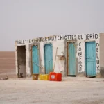 La Tunisie, avec son mélange unique de plages méditerranéennes, de culture riche et de paysages désertiques à couper le souffle, est une destination incontournable pour les amateurs d’aventure et de découvertes. Parmi ses trésors, le sud tunisien se distingue par son charme captivant et ses circuits dans le désert qui promettent une expérience inoubliable. Si vous cherchez une escapade mêlant authenticité et dépaysement, un circuit désert en Tunisie est exactement ce qu’il vous faut. Pourquoi choisir un circuit dans le désert tunisien ? Le sud tunisien est une région où le temps semble s’être arrêté. Ici, les dunes du Sahara s’étendent à perte de vue, entrecoupées d’oasis luxuriantes et de villages berbères pittoresques. Opter pour un circuit dans cette région, c’est plonger dans une aventure où chaque étape raconte une histoire. Des paysages époustouflants Imaginez-vous traversant des dunes dorées sous un ciel d’un bleu immaculé. Les couchers de soleil dans le Sahara offrent des vues spectaculaires, parfaites pour les amateurs de photographie. Parmi les sites phares, on retrouve les oasis de Chebika et Tamerza, les formations rocheuses uniques de Matmata, ainsi que les vastes plaines de Chott el-Jérid. Une immersion culturelle unique Ce voyage est aussi une chance de rencontrer les habitants, de découvrir leur hospitalité et de goûter à la cuisine locale. Les tentes traditionnelles des nomades offrent une expérience authentique, tandis que les marchés locaux regorgent de produits artisanaux. Des activités mémorables Entre les balades à dos de dromadaire, les soirées autour du feu sous un ciel étoilé et les excursions en 4x4 à travers les dunes, il y a tant à faire dans le désert tunisien. Les étapes incontournables d’un circuit désert en Tunisie Djerba : La porte du désert Votre aventure commence souvent à Djerba, l’île des rêves. Avec ses plages immaculées, ses souks animés et sa culture riche, Djerba est une introduction parfaite avant de plonger dans l’immensité du désert. Profitez-en pour visiter Houmt Souk, la capitale de l’île, et la célèbre synagogue de la Ghriba. Tatouine : Sur les traces de Star Wars Tatouine est bien plus qu’un clin d’œil à la célèbre saga Star Wars. Ce village est entouré de ksours, ces anciens greniers fortifiés utilisés autrefois par les berbères. Le Ksar Ouled Soltane et le Ksar Hadada sont parmi les plus impressionnants. Douz : La porte du Sahara Connue comme la "porte du Sahara", Douz est le point de départ idéal pour explorer les dunes de l’erg oriental. C’est ici que vous pourrez expérimenter la vie nomade, participer à un festival saharien ou tout simplement vous détendre en admirant le désert. Matmata : Le village troglodyte Matmata est célèbre pour ses habitations troglodytes, creusées directement dans la roche. Ce village offre un aperçu fascinant de la vie berbère traditionnelle. Pour les cinéphiles, certaines de ces maisons ont servi de décor pour Star Wars. Tozeur et les oasis de montagne Tozeur est une oasis incontournable, célèbre pour ses palmeraies et son architecture unique. Les excursions dans les oasis de Chebika, Tamerza et Mides sont un régal pour les amateurs de nature et d’histoire. Ces endroits combinent cascades, canyons et vues panoramiques époustouflantes. Conseils pratiques pour un circuit désert réussi Planifiez votre itinéraire Bien que la Tunisie soit relativement petite, les distances dans le sud peuvent être trompeuses. Il est donc essentiel de planifier vos déplacements à l’avance. Pour une expérience sans souci, consultez des professionnels comme SudTunisie.com. Choisissez la bonne période La meilleure période pour visiter le sud tunisien est entre octobre et mars, lorsque les températures sont plus clémentes. Évitez l’été, car la chaleur peut être écrasante. Préparez-vous au désert Apportez des vêtements légers mais couvrants, une protection solaire, un chapeau et beaucoup d’eau. Si vous prévoyez de camper, vérifiez que l’équipement est adapté aux conditions désertiques. Explorez avec un guide local Un guide expérimenté peut enrichir votre voyage en partageant des histoires, en vous montrant des lieux cachés et en garantissant votre sécurité dans des zones reculées. Une aventure sur mesure avec SudTunisie.com Pour ceux qui recherchent une expérience unique et bien organisée, SudTunisie.com propose une gamme de circuits personnalisés dans le sud tunisien. Que vous souhaitiez explorer le désert en 4x4, dormir sous les étoiles ou découvrir des sites culturels emblématiques, leur équipe s’assure que chaque détail de votre voyage soit parfait. Vous pouvez également demander un devis sur mesure via ce lien : Demande de devis pour votre aventure saharienne. Conclusion : Le sud tunisien, une aventure à ne pas manquer Un circuit dans le désert tunisien est bien plus qu’un simple voyage ; c’est une plongée dans une autre dimension, où le temps ralentit et où chaque moment est rempli de beauté et d’émerveillement. Que vous soyez un amateur de paysages naturels, un passionné de culture ou simplement en quête de tranquillité, le sud tunisien a quelque chose à offrir à chacun. Alors, qu’attendez-vous pour partir à l’aventure et créer des souvenirs inoubliables ? Réservez dès maintenant votre circuit saharien avec SudTunisie.com et laissez-vous séduire par la magie du désert.