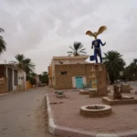Découvrez le charme inégalé du Sud Tunisien, une terre de contrastes et de couleurs où l'histoire et la nature se rencontrent pour créer une expérience de voyage inoubliable. Notre agence, spécialiste des circuits dans le Sud Tunisien, vous invite à explorer des paysages époustouflants, des déserts immenses et des villages pittoresques, enrichissant votre voyage avec une immersion culturelle profonde. Pour plus d'informations sur nos circuits, visitez sudtunisie.com. Pourquoi choisir le Sud Tunisien pour vos vacances ? Un Patrimoine Naturel Exceptionnel Le Sud Tunisien est une mosaïque de paysages naturels, des étendues désertiques de l'Erg Oriental aux montagnes abruptes des oasis de montagne. Chaque destination offre une expérience unique, des randonnées dans les dunes jusqu'aux visites de sites archéologiques comme les fameux Ksours de Tataouine. Les Dunes de Douz: parmi les plus spectaculaires du monde, elles offrent un cadre idéal pour des safaris en 4x4 ou des balades en dromadaire. Les Oasis de Montagne: véritables joyaux verts, elles contrastent magnifiquement avec le sable doré alentour. Le Lac Salé de Chott el Jerid: célèbre pour ses mirages et ses paysages lunaires. Une Culture Richissime Le Sud Tunisien n'est pas seulement un spectacle pour les yeux, mais aussi un festin pour l'esprit. La région est riche en traditions et en histoire, offrant des aperçus sur le mode de vie des Berbères et des nomades du désert. La Gastronomie Locale: goûtez aux saveurs uniques du Sud avec des plats comme le couscous berbère ou le pain de sable, cuits directement sous la terre. L'Artisanat: découvrez les compétences des artisans locaux qui produisent tapis, poteries et bijoux traditionnels. Nos Offres de Circuits dans le Sud Tunisien 1. Circuit Découverte : Les Incontournables du Sud Parfait pour les premiers visiteurs, ce circuit couvre tous les points forts du Sud Tunisien, de Douz à Tataouine. Il inclut des activités variées comme la visite de marchés traditionnels et des nuits en campements dans le désert. 2. Circuit Aventure : Traversée du Désert Pour ceux qui cherchent l'aventure, ce circuit propose une traversée du désert inoubliable. De la randonnée à la navigation à la voile sur les dunes, chaque jour offre une nouvelle découverte. 3. Circuit Luxe : Confort et Culture Ce circuit est conçu pour ceux qui veulent découvrir le Sud Tunisien sans compromis sur le confort. Profitez d'hébergements haut de gamme et d'expériences culturelles enrichissantes, tout en explorant le paysage spectaculaire. Activités et Expériences Uniques Rencontres avec les Locaux Participez à des ateliers de cuisine, des rencontres avec des familles locales ou des soirées autour du feu, où vous pourrez écouter des histoires et des musiques traditionnelles. Observation des Étoiles Profitez de la clarté du ciel dans le désert pour une soirée d'observation des étoiles, un moment magique loin de la pollution lumineuse des villes. Festivals et Événements Culturels Assistez à des festivals locaux comme le Festival du Sahara à Douz, un événement qui célèbre les traditions nomades avec des courses de dromadaires et des spectacles de danse. Planifiez Votre Voyage avec Nous Pour planifier votre aventure dans le Sud Tunisien, visitez notre page de contact pour plus d'informations et pour recevoir un devis personnalisé : Obtenez un devis ici. Choisissez notre expertise pour une expérience mémorable dans le Sud Tunisien. Explorez nos offres et préparez-vous à vivre une aventure sans pareille.