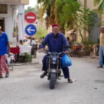 Nous sommes convaincus que la Tunisie offre l’une des expériences de voyage les plus mémorables et dépaysantes à quiconque ose s’aventurer dans ses paysages envoûtants. Située au cœur du Maghreb, la Tunisie est souvent associée à son littoral enchanteur, à ses plages de sable fin et à ses villes côtières animées. Cependant, nous pensons que pour découvrir la véritable âme de ce pays, il faut franchir les portes du grand Sud et plonger dans l’univers singulier du Sahara. Entre circuits à travers le désert, excursions dans le Sahara et immersion au sein d’oasis cachées, un voyage dans le sud tunisien représente bien plus qu’une simple escapade touristique : c’est une invitation à la rencontre avec la nature, la culture et l’histoire d’une région fascinante. Dans ce guide détaillé, nous vous emmenons explorer la magie du Sahara tunisien, ses campements nomades, ses pistes ensablées et ses panoramas à couper le souffle. Nous allons partager avec vous ce que nous considérons comme essentiel pour faire de votre séjour en Tunisie une expérience unique et enrichissante. Vous trouverez ici des informations pratiques, des conseils et des idées de circuits, ainsi que des suggestions d’activités pour rendre votre aventure dans le désert inoubliable. Pour en savoir plus sur les circuits désert proposés, visitez ce lien. 1. Découvrir la Tunisie au-delà des plages : le charme caché du désert Lorsque nous évoquons la Tunisie, beaucoup pensent d’abord à des vacances balnéaires à Sousse, Hammamet ou Djerba. Il est vrai que le littoral méditerranéen a amplement de quoi satisfaire les amateurs de farniente et de baignades. Cependant, nous pensons que le plus bel atout de la Tunisie réside dans la richesse de ses paysages intérieurs. Les déserts et régions semi-arides du Sud offrent une ambiance radicalement différente des côtes touristiques. À mesure que l’on s’enfonce dans l’arrière-pays, on ressent un changement d’atmosphère : le paysage devient plus aride, la végétation se fait plus discrète, et l’on aperçoit bientôt ces fameux chotts, de vastes lacs salés aux reflets scintillants. Le Sahara tunisien constitue l’une des étapes majeures pour les voyageurs en quête de dépaysement. Ces zones désertiques sont jalonnées de villages traditionnels où l’on peut encore observer les modes de vie ancestraux des habitants. Les palmeraies, les dunes et les oasis naturelles évoquent tout un imaginaire lié à la vie nomade, aux caravanes traversant autrefois l’Afrique du Nord et à la magie d’un ciel étoilé incomparable lorsque la nuit recouvre le désert de son manteau mystérieux. Les dunes de l’erg et les montagnes de sable Nous avons souvent entendu parler de l’erg, ce paysage typique du Sahara composé de dunes de sable mouvantes. Dans le Grand Sud tunisien, les dunes se déclinent en plusieurs teintes, allant du blanc immaculé à l’ocre profond, en passant par des nuances de jaune et d’orange. Cette variété chromatique impressionne tous ceux qui s’y aventurent. Les montagnes de sable s’étendent à perte de vue et façonnent un décor propice à la contemplation, à la méditation et à l’exploration. C’est l’endroit idéal pour profiter d’une balade à dos de chameau, à un rythme doux et régulier, tout en admirant la mer de dunes à l’infini. Les oasis et leurs trésors cachés Rien ne vaut la sensation de retrouver la fraîcheur d’une oasis après avoir traversé des étendues désertiques. Nous recommandons vivement de découvrir les oasis de Nefta, Tozeur ou encore Douz, parfois surnommée « la porte du désert ». Dans ces havres de verdure, les palmiers-dattiers poussent en abondance, et l’eau jaillit grâce à des sources souterraines précieusement préservées. Les villages environnants abritent des habitations traditionnelles, parfois construites en briques de terre (appelées toub), et chaque recoin recèle d’histoires millénaires liées au commerce, à l’irrigation et à la vie nomade. 2. Circuits désert : immersion au cœur du Sahara tunisien Pour vivre pleinement l’aventure dans le Sud tunisien, nous vous conseillons de vous lancer dans un circuit désert adapté à vos envies et à votre forme physique. Que vous souhaitiez passer une nuit ou plusieurs jours en bivouac, que vous soyez adepte d’activités sportives ou plutôt de découvertes culturelles, vous trouverez certainement un itinéraire qui répond à vos attentes. Vous pourrez aussi obtenir des informations détaillées sur les différents circuits disponibles en consultant ce lien. Choisir la bonne formule d’excursion En fonction de la durée de votre séjour et de vos objectifs, il existe différentes formules de circuits. Certains sont axés sur la randonnée et la marche en plein désert, d’autres privilégient la rencontre avec les populations locales et la découverte de l’artisanat traditionnel, tandis que d’autres encore permettent de combiner la visite de sites historiques et d’oasis préservées. Nous aimons particulièrement les circuits qui incluent au moins une nuit dans le désert sous une tente berbère, car rien ne surpasse la sensation de se réveiller au milieu des dunes, au lever du soleil, dans un silence absolu. Les incontournables d’un circuit saharien réussi Pour rendre votre circuit désert complet et mémorable, nous vous conseillons d’inclure quelques étapes incontournables : Douz : surnommée « la porte du Sahara ». Ici, vous pourrez vous initier aux balades à dos de dromadaire, visiter le marché hebdomadaire et découvrir l’artisanat local. Tozeur : cette ville-oasis est réputée pour ses palmeraies luxuriantes et sa médina aux façades en briques soigneusement décorées. Le musée Dar Cheraït et le parc Chak-Wak figurent parmi les attractions à ne pas manquer. Chott El-Jérid : traverser ce lac salé vous donnera l’impression de rouler sur une autre planète. Par temps clair, on observe souvent des mirages qui ajoutent une note mystérieuse au paysage. Matmata : célèbres pour leurs habitations troglodytiques, les environs de Matmata sont également connus pour avoir servi de décor à plusieurs films, notamment la saga Star Wars. Les maisons souterraines sont ouvertes à la visite et vous plongeront dans un univers insolite. Ksar Ghilane : cette oasis isolée est une étape privilégiée pour se baigner dans une source chaude naturelle après une journée dans le désert. Les remparts d’un ancien fort romain à proximité témoignent d’une histoire riche et mouvementée. 3. Expériences authentiques et moments forts dans le Sahara Nous considérons qu’un voyage dans le Sud tunisien doit être rythmé par des expériences authentiques, capables de vous faire ressentir l’essence même du Sahara. Il n’y a rien de plus magique que de s’installer autour d’un feu de camp, le soir venu, et d’écouter le chant du vent parmi les dunes. Pour rendre ce moment encore plus spécial, vous pouvez vous essayer à la gastronomie locale, partager un thé à la menthe ou du pain cuit sous le sable, et vous laisser bercer par les histoires transmises de génération en génération. Observations astronomiques sous un ciel pur Loin de la pollution lumineuse des grandes villes, le désert offre des conditions idéales pour observer les étoiles. Les soirées sahariennes sont souvent baignées d’un ciel cristallin, où la Voie lactée semble se dessiner avec une netteté surprenante. Nous vous recommandons de consacrer au moins une nuit à contempler la voûte céleste. C’est l’occasion d’en apprendre davantage sur les constellations, mais aussi de prendre conscience de l’immensité du cosmos et de la fragilité de notre existence. Initiation à la culture nomade Certains circuits proposent de passer du temps avec des familles nomades, qui continuent de vivre de l’élevage et de la transhumance en plein désert. Vous pourrez alors découvrir leur mode de vie, partager leurs repas et échanger sur des sujets divers tels que la conservation de l’eau, l’éducation des enfants en milieu aride ou encore la transmission des savoir-faire. Ces rencontres, nous en sommes sûrs, sont l’un des plus beaux cadeaux que peut offrir un voyage au Sahara : la possibilité de briser les barrières culturelles, de nouer de véritables liens et de repartir avec des souvenirs impérissables. Sensations fortes en 4x4 ou en quad Pour ceux qui préfèrent l’aventure motorisée, il est également possible de s’offrir une excursion en 4x4 ou en quad dans les dunes. Les chauffeurs aguerris se plaisent à dévaler les pentes sablonneuses et à franchir des obstacles naturels, procurant une bonne dose d’adrénaline. Nous conseillons tout de même de rester prudents et de faire appel à des agences ou des guides certifiés pour éviter tout accident ou dégradation de l’environnement fragile du désert. 4. Conseils pratiques pour préparer votre voyage dans le Sud tunisien Pour profiter pleinement de votre séjour dans le Sahara tunisien, nous vous proposons quelques conseils pratiques qui pourront vous aider à mieux organiser votre aventure. Quand partir ? Le climat dans le Sud tunisien est caractérisé par des étés très chauds et des hivers doux. Nous recommandons de privilégier le printemps (mars-mai) et l’automne (septembre-novembre) pour des conditions agréables, avec des températures plus clémentes et des nuits moins fraîches. En été, le mercure peut dépasser 40°C en journée, ce qui peut rendre certaines excursions plus éprouvantes. En hiver, les nuits dans le désert peuvent être assez froides, notamment en décembre et en janvier. Que mettre dans sa valise ? Pour un séjour dans le désert, il faut prévoir des vêtements adaptés aux variations de température entre le jour et la nuit. Pensez à emporter : Des tenues légères et confortables pour la journée (pantalons amples, t-shirts respirants). Un pull ou une veste chaude pour les soirées plus fraîches. Une écharpe ou un chèche pour vous protéger du sable et du soleil. De la crème solaire, des lunettes de soleil et un chapeau ou une casquette pour éviter les coups de soleil. Des chaussures de marche ou des sandales de randonnée confortables pour explorer les dunes et les zones rocailleuses. Éventuellement, un sac de couchage si vous prévoyez de dormir à la belle étoile ou dans un campement rudimentaire. Formalités administratives et santé Selon votre pays de résidence, vous aurez peut-être besoin d’un passeport en cours de validité pour entrer en Tunisie. En général, un séjour touristique de moins de trois mois ne nécessite pas de visa pour certains ressortissants, mais il est conseillé de vérifier auprès des autorités compétentes. Au niveau de la santé, les vaccins de base sont recommandés, et il est préférable de se munir d’une trousse à pharmacie complète en cas de souci sur place (petits bobos, maux de tête, etc.). L’eau du robinet peut parfois provoquer des troubles digestifs ; nous vous conseillons donc de privilégier l’eau en bouteille. Se déplacer dans le Sud Pour vous rendre dans le Sud tunisien, plusieurs options s’offrent à vous : vous pouvez choisir de louer une voiture, de recourir à un chauffeur privé ou de voyager en bus. Les routes sont généralement en bon état, mais il faut rester prudent, surtout lorsqu’on s’éloigne des zones urbaines. Dans le désert lui-même, les pistes ne sont pas toujours balisées, et il est indispensable d’être accompagné d’un guide expérimenté ou d’un chauffeur habitué aux terrains sableux. En cas de panne ou de problème, l’entraide est de mise et les villageois ont l’habitude de venir en aide aux voyageurs. 5. Rencontrer l’histoire et le patrimoine du Sud tunisien Le Sahara n’est pas qu’un simple désert inanimé. Il est aussi le témoin de plusieurs civilisations qui ont laissé leurs empreintes dans cette région du monde. Au fil des siècles, marchands, nomades et conquérants se sont succédé sur ces terres arides, façonnant un patrimoine culturel riche et varié. Ksar, ksour et villages fortifiés Le sud de la Tunisie est parsemé de ksour, ces greniers fortifiés qui servaient autrefois à stocker les récoltes et à protéger les biens de la population locale. Les ksour sont caractérisés par leurs façades en terre crue, leurs ruelles étroites et leurs nombreux espaces de rangement superposés. Aujourd’hui, certains ksour sont devenus des villages fantômes, tandis que d’autres ont été restaurés et accueillent parfois des touristes curieux de plonger dans l’histoire de la région. Nous vous recommandons de visiter un ou deux ksour pour mieux comprendre l’ingéniosité de leurs bâtisseurs face aux défis du climat et aux menaces extérieures. Tissages, poteries et artisanat local Dans les villes et villages du Sud tunisien, vous aurez l’occasion de découvrir des produits artisanaux fabriqués selon des techniques séculaires. Les tisserands, par exemple, créent des tapis et des couvertures ornés de motifs géométriques ou inspirés des traditions bédouines. La poterie est également très présente, avec des pièces utilitaires ou décoratives façonnées à la main, puis cuites dans des fours rudimentaires. En plus de soutenir l’économie locale, l’achat d’objets artisanaux vous permettra de rapporter chez vous un souvenir authentique de votre périple dans le désert. Sites archéologiques et vestiges romains Certaines régions du Sud tunisien abritent des sites archéologiques témoignant de la présence romaine et byzantine. À proximité de certaines oasis, il est possible de visiter les ruines d’anciens forts, thermes ou citernes. Bien que parfois méconnus, ces lieux ont une valeur historique considérable et méritent amplement le détour. Nous suggérons de vous renseigner auprès des guides locaux pour connaître les sites les mieux préservés et ceux qui offrent les plus belles panoramas sur les environs. 6. Prolonger son séjour et explorer d’autres horizons tunisiens Après avoir exploré le désert et ses merveilles, vous pourriez avoir envie de découvrir d’autres facettes de la Tunisie. Nous conseillons, par exemple, de prévoir quelques jours supplémentaires pour visiter Carthage, la médina de Tunis ou encore la côte nord moins touristique, mais tout aussi intéressante. Vous pouvez également opter pour un séjour balnéaire afin de vous détendre sur les plages après l’intensité du Sahara. Goûter à la gastronomie tunisienne La cuisine tunisienne est réputée pour sa richesse en épices et en saveurs. Au fil de votre itinéraire, vous croiserez sûrement des plats typiques comme le couscous, le tajine, la chorba (soupe) ou la brick à l’œuf. Dans le Sud, le pain tabouna préparé dans un four traditionnel, ainsi que les dattes de la région de Tozeur, méritent d’être dégustés. Les dattes Deglet Nour, réputées pour leur texture et leur goût sucré, sont devenues l’une des fiertés gastronomiques de la Tunisie. Un thé à la menthe ou un thé au pignon viendront parfaitement conclure vos repas. Comment contacter des experts locaux ? Si vous avez des questions ou que vous souhaitez obtenir un devis pour organiser vos prochaines vacances, vous pouvez directement contacter des professionnels du tourisme en Tunisie à travers ce lien. Ils pourront vous aider à planifier un itinéraire sur mesure, adapté à vos préférences et à votre budget, et vous faire bénéficier de leur expertise pour que votre séjour soit une réussite totale. En définitive, un circuit désert dans le sud de la Tunisie est une expérience à la fois exaltante et enrichissante. Nous sommes persuadés que vous repartirez avec des images inoubliables : les dunes s’étendant à perte de vue, la lumière dorée des couchers de soleil, la chaleur d’un feu de camp dans la nuit saharienne et surtout la gentillesse des habitants de ces terres reculées. Chaque recoin du Sahara tunisien recèle une histoire, un secret, une rencontre. Que vous soyez amateur de sports extrêmes, de culture, de patrimoine ou simplement en quête de tranquillité et de dépaysement, le Sud tunisien saura vous combler. Et c’est sans doute là toute la magie de ce désert : il devient un refuge, un théâtre grandiose où l’on découvre autant le monde qui nous entoure que les profondeurs de son propre être. Nous espérons que cet aperçu des vacances tourisme en Tunisie vous a donné envie de vous lancer dans l’aventure saharienne. Les circuits désert et excursions dans le Sahara sud tunisien demeurent, à nos yeux, l’un des plus beaux moyens de vous imprégner de la culture et de l’âme de ce pays. Puissiez-vous revenir la tête pleine de souvenirs inoubliables et de récits à partager !