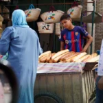 La Tunisie, perle du Maghreb, offre une richesse culturelle et naturelle sans égale. Parmi ses merveilles, le Sahara sud-tunisien se distingue comme une destination incontournable pour les amateurs d’aventure et de dépaysement. Dans cet article, nous vous emmenons à la découverte de cette région fascinante, où dunes dorées, oasis verdoyantes et traditions ancestrales vous attendent. Pourquoi choisir le Sahara sud-tunisien pour vos vacances ? Le Sahara tunisien est bien plus qu’un simple désert. C’est une invitation à explorer un monde à part, où la nature et la culture s’entrelacent pour créer des expériences uniques. Voici quelques raisons pour lesquelles cette région devrait figurer en tête de votre liste : Paysages à couper le souffle : Des dunes de sable à perte de vue, des montagnes rocheuses et des plaines arides composent une toile de fond exceptionnelle pour vos escapades. Rencontres authentiques : Les habitants des villages sahariens, chaleureux et accueillants, partagent avec plaisir leurs traditions et leur mode de vie. Activités variées : Que vous soyez amateur de randonnées, de balades à dos de chameau ou de nuits sous les étoiles, le Sahara sud-tunisien a tout pour plaire. Un climat idéal pour l’aventure Avec son climat aride, la région offre des hivers doux et des étés secs. Les mois idéaux pour une excursion se situent entre octobre et avril, période durant laquelle les températures sont agréables et les paysages encore plus enchanteurs. Les incontournables du Sahara sud-tunisien Djerba : la porte du désert Avant de plonger dans le Sahara, une visite à Djerba s’impose. Connue pour ses plages paradisiaques et son ambiance bohème, cette île est aussi un point de départ idéal pour explorer le sud. Ne manquez pas son marché artisanal, où vous pourrez découvrir des produits typiques comme les tapis berbères et les poteries locales. Tatouine : entre fiction et réalité Rendue célèbre par la saga Star Wars, Tatouine est un véritable joyau architectural. Ses ksour, anciens greniers fortifiés, racontent l’histoire des tribus nomades. Une balade dans ces villages atypiques vous transporte dans une autre époque. Douz : la porte du Sahara Douz est l’une des entrées principales du désert. Vous pouvez y vivre des expériences authentiques, comme une promenade à dos de chameau ou un tour en quad dans les dunes. La ville accueille également le Festival international du Sahara, un événement haut en couleur qui célèbre les traditions bédouines. Matmata : immersion dans les maisons troglodytiques Matmata est célèbre pour ses habitations souterraines, qui protègent leurs habitants de la chaleur écrasante. Ces maisons troglodytiques, encore habitées par certaines familles berbères, sont un témoignage fascinant de l’ingéniosité humaine face à des conditions climatiques extrêmes. Les oasis de Chebika et Tamerza Ces oasis de montagne, nichées au creux des montagnes de l’Atlas, sont de véritables havres de paix. Des cascades rafraîchissantes, des palmeraies luxuriantes et des villages abandonnés créent une atmosphère mystérieuse et envoûtante. Les activités à ne pas manquer Excursions en 4x4 et safaris Les excursions en 4x4 sont une manière exaltante de découvrir les paysages variés du Sahara. Avec un guide expérimenté, vous explorerez des endroits reculés, comme le lac salé de Chott El-Jérid, où les mirages jouent avec votre perception. Nuit dans un campement bédouin Rien ne vaut l’expérience de passer une nuit sous une tente bédouine. Autour d’un feu de camp, savourez un repas traditionnel et laissez-vous bercer par les contes et musiques sahariens. Randonnées et trekking Pour les amateurs de marche, le désert offre de superbes circuits de trekking. Avec ses reliefs variés et ses paysages spectaculaires, chaque pas est une immersion dans un univers sauvage et préservé. Initiation à la culture locale Profitez de votre séjour pour apprendre quelques mots en arabe tunisien ou pour découvrir l’artisanat local. Les poteries, les tapis tissés à la main et les bijoux berbères sont des souvenirs uniques de votre voyage. Conseils pratiques pour votre voyage Planification et itinéraires Pour profiter pleinement de votre séjour, optez pour un circuit organisé. Vous pouvez découvrir les options disponibles sur notre site et choisir celle qui correspond le mieux à vos envies. Santé et sécurité Avant de partir, assurez-vous d’être bien hydraté et protégé du soleil avec un chapeau et de la crème solaire. Prévoyez également des chaussures confortables pour vos explorations. Respect de l’environnement Le désert est un écosystème fragile. Respectez les lieux que vous visitez en évitant de laisser des déchets derrière vous. Formalités et informations N’oubliez pas de vérifier la validité de vos documents de voyage. Si vous avez besoin d’aide pour organiser votre voyage, vous pouvez obtenir un devis sur notre page de contact. Conclusion : Un voyage inoubliable au cœur du Sahara Explorer le Sahara sud-tunisien, c’est s’offrir une parenthèse hors du temps, loin du tumulte quotidien. Entre paysages grandioses, rencontres authentiques et découvertes culturelles, chaque instant passé dans cette région restera gravé dans votre mémoire. Alors, prêts à partir à l’aventure ?