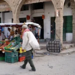 Le Sahara tunisien, avec ses étendues de dunes dorées et ses oasis luxuriantes, offre une expérience unique qui attire les voyageurs du monde entier. Découvrez pourquoi un voyage dans ce coin de paradis peut transformer une simple vacance en une aventure inoubliable. Un Cadre Naturel Époustouflant Le désert du Sahara, ce vaste océan de sable, offre des panoramas qui semblent tout droit sortis d’un rêve. La lumière du soleil jouant sur les dunes crée une palette de couleurs changeantes, du jaune éclatant au rouge profond, offrant un spectacle naturel fascinant pour les photographes et les amoureux de la nature. L'Appel de l'Aventure en 4x4 et à Dos de Dromadaire L'une des meilleures façons de découvrir le Sahara est de participer à une excursion en 4x4, permettant d'explorer des zones inaccessibles à pied. Pour une expérience plus traditionnelle, rien ne vaut une balade à dos de dromadaire, suivant les traces des caravanes qui parcouraient autrefois ces routes commerciales millénaires. Les Nuits sous les Étoiles Imaginez terminer votre journée en vous relaxant sous un ciel étoilé, où le silence du désert est seulement interrompu par le crépitement d'un feu de camp. Les camps proposés dans le Sahara sont équipés pour offrir confort et authenticité, permettant une expérience immersive qui reste gravée dans la mémoire. La Richesse Culturelle des Oasis Les oasis du Sahara ne sont pas seulement des refuges de verdure dans un paysage aride; elles sont également des centres de culture et d'histoire. Chaque oasis a sa propre histoire, souvent liée à des routes commerciales anciennes ou à des traditions séculaires qui se perpétuent de génération en génération. Tozeur et Douz : Portes du Désert Tozeur, connue pour son architecture unique et ses vastes palmeraies, est un point de départ idéal pour les excursions dans le désert. Douz, souvent appelée la "porte du Sahara", est célèbre pour son marché hebdomadaire et son festival annuel du Sahara, où les traditions des peuples du désert sont célébrées avec des courses de dromadaires et des danses folkloriques. L’Artisanat Local : Un Héritage Préservé Dans ces oasis, l'artisanat local est un reflet de l'identité culturelle. La poterie, la vannerie et les tapis tissés à la main ne sont pas seulement des souvenirs, mais des pièces de l'histoire vivante de la Tunisie. Acheter ces objets artisanaux signifie soutenir directement les communautés locales et contribuer à la préservation de leurs traditions. Pourquoi Choisir le Sahara Tunisien pour Vos Prochaines Vacances ? Une Évasion du Quotidien Un voyage dans le Sahara tunisien offre une véritable évasion loin des tracas quotidiens. C'est une chance de déconnecter, de se retrouver et de vivre des moments de tranquillité rare dans des paysages à couper le souffle. Des Activités pour Tous Que vous soyez un aventurier désirant explorer les vastes étendues désertiques ou un voyageur en quête de moments de détente, le Sahara a quelque chose à offrir. Les nombreuses activités, qu'il s'agisse de randonnées, de balades à dromadaire ou simplement de moments de relaxation dans les oasis, garantissent une expérience riche et variée. Un Voyage Respectueux de l'Environnement Opter pour un voyage dans le Sahara tunisien, c'est aussi choisir une forme de tourisme respectueuse de l'environnement. Les opérateurs locaux sont de plus en plus conscients de la nécessité de préserver ce patrimoine naturel unique et s'engagent à promouvoir un tourisme durable. Pour planifier votre voyage et pour des informations plus détaillées, visitez notre page dédiée aux circuits dans le désert tunisien et découvrez nos offres exclusives.