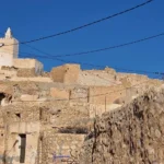 Partir à la découverte du Sahara Sud Tunisien est une aventure inoubliable qui combine paysages époustouflants, cultures riches et expériences authentiques. Avec sudtunisie.com, nous vous proposons un circuit et excursion parfaitement organisé, incluant un transfert navette privée pour assurer votre confort et votre sécurité tout au long de votre séjour. Que vous soyez un amateur de désert ou un voyageur en quête de nouvelles découvertes, notre offre est conçue pour répondre à toutes vos attentes. Exploration des Merveilles du Sahara Sud Tunisien Le Sahara Sud Tunisien est une région fascinante où se mêlent étendues désertiques, oasis verdoyantes et villages traditionnels. Chaque étape de notre circuit est soigneusement sélectionnée pour vous offrir une immersion totale dans cet environnement unique. Douz : La Porte du Désert Commencer votre aventure à Douz, surnommée la "Porte du Désert", est incontournable. Cette petite ville est le point de départ idéal pour explorer les vastes dunes du Sahara. Douz est également célèbre pour son Festival International du Sahara, un événement vibrant qui attire des visiteurs du monde entier. Promenez-vous dans les rues animées, dégustez des spécialités locales comme les dattes fondantes et laissez-vous envoûter par l'accueil chaleureux des habitants. Tozeur : Oasis de Tranquillité Ensuite, cap sur Tozeur, une oasis luxuriante au cœur du désert. Tozeur est réputée pour ses palmeraies abondantes et ses magnifiques vergers de dattiers. La ville se distingue par son architecture en briques ocre, qui lui confère un charme particulier. Visitez la médina de Tozeur ou explorez le quartier historique d'Ouled El-Hadef pour plonger dans l'histoire et la culture locales. Nos balades à travers les palmeraies offrent une pause rafraîchissante et une vue imprenable sur les paysages environnants. Ksar Ghilane : L'Oasis Sauvage L'un des joyaux du Sahara Sud Tunisien est Ksar Ghilane, une oasis sauvage au milieu du désert. Ici, vous pourrez profiter de baignades dans des sources d'eau chaude naturelles, entourées de palmiers et de sable fin. Ksar Ghilane est également un lieu idéal pour les amateurs d'aventure. Que vous préfériez une balade à dos de dromadaire ou une excursion en quad, cette oasis offre des activités variées pour tous les goûts. Matmata : Le Village Troglodytique Matmata est une destination unique où les habitations traditionnelles sont creusées directement dans la roche. Ce village troglodytique offre un aperçu rare du mode de vie traditionnel des habitants du désert. Les maisons souterraines, toujours habitées, permettent de se rafraîchir naturellement tout en conservant une atmosphère authentique. De plus, Matmata a été le lieu de tournage de certaines scènes de la saga Star Wars, ajoutant une dimension cinématographique à votre visite. Tataouine et ses Ksour Enfin, Tataouine est une étape incontournable pour les amateurs d'histoire et d'architecture. Les ksour, ces greniers fortifiés bâtis par les populations berbères, sont des témoignages impressionnants de l'ingéniosité humaine. Chaque ksar offre une vue panoramique sur les paysages désertiques environnants, et la visite de ces structures vous plongera dans l'histoire riche de la région. Notre Circuit : Une Expérience Authentique et Enrichissante Notre circuit et excursion est conçu pour vous offrir une expérience complète et authentique du Sahara Sud Tunisien. Nous combinons des visites culturelles, des activités aventureuses et des moments de détente pour créer un voyage équilibré et mémorable. Transfert Navette Privée : Confort et Sécurité Le transfert navette privée est l'un des points forts de notre offre. Nous comprenons l'importance d'un transport fiable et confortable, surtout dans une région aussi vaste et isolée que le désert. Nos véhicules modernes et bien entretenus sont équipés de la climatisation et de tout le nécessaire pour rendre vos trajets agréables. Nos chauffeurs professionnels connaissent parfaitement la région et sont à votre disposition pour vous assurer un voyage sans stress. Guides Locaux : Expertise et Connaissance Nos guides locaux sont passionnés et possèdent une connaissance approfondie du Sahara Sud Tunisien. Ils vous accompagnent tout au long du circuit, partageant avec vous des anecdotes, des histoires locales et des conseils pour profiter au mieux de chaque étape. Leur expertise enrichit votre expérience et vous permet de découvrir des aspects du désert que vous n'auriez peut-être pas trouvés par vous-même. Activités Diversifiées : Pour Tous les Goûts Nous proposons une large gamme d'activités pour satisfaire tous les types de voyageurs. Que vous souhaitiez vous détendre dans une oasis, partir en randonnée dans les dunes ou explorer les villages traditionnels, notre circuit a de quoi vous plaire. Des balades à dos de dromadaire aux excursions en quad, en passant par les soirées sous les étoiles, chaque journée est conçue pour offrir une nouvelle aventure. Hébergements Confortables et Authentiques Nous avons sélectionné des hébergements qui allient confort et authenticité. Que ce soit dans des campements bédouins, des auberges familiales ou des maisons troglodytiques, chaque lieu de séjour est choisi pour vous offrir une expérience unique. Après une journée bien remplie, vous pourrez vous reposer dans un environnement accueillant et reposant, tout en restant connecté à la culture locale. Pourquoi Choisir sudtunisie.com pour Votre Excursion dans le Sahara Sud Tunisien Choisir sudtunisie.com pour votre circuit et excursion dans le Sahara Sud Tunisien est une garantie de qualité, de sécurité et d'authenticité. Voici quelques raisons pour lesquelles nous sommes le meilleur choix pour votre aventure saharienne : Une Organisation Impeccable Nous nous occupons de tous les détails de votre voyage, depuis le transfert navette privée jusqu'à la réservation des hébergements et la coordination avec les guides locaux. Vous n'avez qu'à vous détendre et profiter de votre séjour, en sachant que tout est pris en charge de manière professionnelle. Flexibilité et Personnalisation Chaque voyageur est unique, et nous offrons une flexibilité totale pour adapter notre circuit à vos besoins et envies. Que vous souhaitiez prolonger votre séjour, ajouter des visites ou ajuster l'itinéraire, nous sommes là pour vous offrir un voyage sur mesure qui correspond exactement à vos attentes. Engagement pour la Durabilité Nous sommes engagés à préserver l'environnement fragile du désert et à respecter les traditions locales. Nous adoptons des pratiques durables, comme la gestion responsable des déchets et l'utilisation raisonnée des ressources, pour minimiser notre impact sur le milieu naturel et culturel. Excellents Avis et Réputation Notre réputation est construite sur la satisfaction de nos clients. Des voyageurs du monde entier ont apprécié nos circuits et notre service, comme en témoignent les nombreux avis positifs sur des plateformes comme TripAdvisor. Nous sommes fiers de la confiance que nos clients nous accordent et nous nous efforçons de maintenir ce niveau d'excellence. Conseils Pratiques pour un Séjour Réussi dans le Sahara Pour que votre voyage dans le Sahara Sud Tunisien se passe au mieux, voici quelques conseils pratiques : Choisir la Meilleure Période pour Voyager Les mois d'octobre à avril offrent des températures plus agréables pour explorer le désert. En été, la chaleur peut être intense, rendant certaines activités moins confortables. Cependant, chaque saison a ses charmes, et nous pouvons vous aider à choisir la période qui correspond le mieux à vos préférences. S'équiper Adequatement Prévoyez des vêtements légers et couvrants pour vous protéger du soleil pendant la journée, ainsi qu'une veste ou un pull pour les soirées fraîches. Des chaussures confortables sont indispensables pour marcher dans le sable et explorer les sites rocheux. N'oubliez pas un chèche ou un foulard pour vous protéger du vent et du sable. Hydratation et Alimentation Le désert est un environnement sec où l'hydratation est cruciale. Assurez-vous de boire régulièrement de l'eau et d'apporter des snacks énergétiques comme des fruits secs ou des barres de céréales. Nous fournissons généralement de l'eau potable tout au long du circuit, mais il est toujours bon d'avoir une réserve personnelle. Respecter l'Environnement et les Cultures Locales Le Sahara est un écosystème fragile et les communautés locales ont leurs propres coutumes. Respectez les lieux que vous visitez en limitant votre impact sur l'environnement et en adoptant un comportement respectueux envers les habitants. Cela contribue à préserver ce trésor naturel et culturel pour les générations futures. Profiter de Chaque Instant Le désert offre des moments magiques, comme le lever ou le coucher du soleil sur les dunes, ou une nuit étoilée en pleine nature. Prenez le temps d'apprécier ces instants et de vous immerger pleinement dans l'ambiance unique du Sahara. Réservez Votre Aventure Saharienne avec sudtunisie.com Prêt à vivre une aventure exceptionnelle dans le Sahara Sud Tunisien ? Réservez dès maintenant votre circuit et excursion avec sudtunisie.com. Nous vous proposons des offres sur mesure adaptées à vos besoins et à votre budget. Pour obtenir un devis personnalisé ou pour toute question, n'hésitez pas à nous contacter via notre formulaire de contact. Notre équipe se fera un plaisir de vous accompagner dans la préparation de votre voyage et de vous garantir une expérience inoubliable au cœur du désert tunisien. Pour découvrir plus en détail nos circuits dans le désert, visitez notre site et laissez-vous inspirer par les merveilles du Sahara Sud Tunisien. Rejoignez-nous pour une aventure authentique et enrichissante qui restera gravée dans votre mémoire.