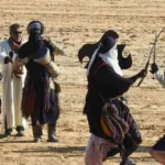 Nous souhaitons vous faire découvrir le Sahara du sud tunisien à travers un circuit et excursion privée digne des plus belles expériences de voyage. Imaginez-vous au cœur d’un paysage désertique époustouflant, entre dunes dorées, oasis verdoyantes et sites historiques fascinants. Nous sommes convaincus que cette aventure hors des sentiers battus vous laissera des souvenirs inoubliables. Dans ce guide complet, nous allons explorer les itinéraires possibles, les activités incontournables, la richesse culturelle de la région ainsi que les conseils pratiques pour optimiser votre voyage. Préparez-vous à vivre une immersion totale dans la magie du Sahara Sud Tunisien. 1. À la Découverte du Sahara : Comprendre la Richesse Culturelle et Géographique Le Sahara Sud Tunisien se caractérise par une immensité de dunes, un relief saisissant et une ambiance indescriptible que seule une immersion dans le désert peut offrir. Nous tenons à souligner que ce vaste territoire n’est pas qu’un simple décor de sable à perte de vue : c’est aussi une terre d’accueil pour plusieurs communautés dont la vie est étroitement liée au désert. Des paysages contrastés Contrairement à ce qu’on pourrait croire, le Sahara ne se limite pas à un étendu de sable uniforme. Sur la route, vous pourrez admirer : Des dunes ondoyantes qui changent de couleur au gré de la luminosité. De vastes plaines rocailleuses et des montagnes aux teintes ocre. Des oasis, ces coins de verdure miraculeux qui ponctuent l’aridité ambiante. Des chotts (lacs salés) recouverts d’une fine pellicule de sel, brillant au soleil tel un miroir géant. Ces panoramas ne manqueront pas de vous surprendre, tant par leur diversité que par leur beauté inégalée. Un patrimoine culturel vivant Le Sud Tunisien est également l’écrin d’un riche patrimoine culturel. Les populations locales, dont certaines sont nomades, préservent un mode de vie ancestral. Nous pouvons découvrir au fil des étapes : Des festivals et des moussem (fêtes religieuses ou culturelles) célébrant la musique et la danse traditionnelles. Une gastronomie savoureuse (couscous, pain de sable cuit sous les braises, dattes fraîches) mettant en avant des produits locaux. Un artisanat varié, allant des tapis tissés à la main aux poteries délicatement décorées. Des contes et légendes transmis de génération en génération, reflétant l’histoire et les croyances locales. Chaque rencontre avec les habitants du désert constitue ainsi une invitation à plonger dans la mémoire et la tradition de cette région hors du commun. 2. Itinéraires Conseillés pour un Circuit et Excursion Privée Inoubliable Que vous soyez adepte de road trips en 4x4, passionné de trekking à dos de dromadaire ou simple amateur de découvertes culturelles, le Sud Tunisien propose différents circuits adaptés à toutes les envies. Notre objectif est de vous guider vers les meilleurs itinéraires afin de maximiser votre expérience et de vous offrir une parenthèse inoubliable. 2.1 Circuit Douz – Ksar Ghilane – Matmata Ce circuit est l’un des plus appréciés pour explorer la diversité des paysages du sud. Nous vous conseillons de : Commencer à Douz, considérée comme la “Porte du Désert”, pour vous imprégner de son ambiance authentique et de son marché traditionnel. Faire un safari en 4x4 à travers les dunes jusqu’à Ksar Ghilane, une oasis célèbre pour sa source d’eau chaude naturelle. Vous pourrez vous baigner ou simplement vous reposer à l’ombre des palmiers. Prolonger ensuite vers Matmata, connue pour ses habitations troglodytes. C’est également le lieu où plusieurs scènes de la célèbre saga Star Wars ont été tournées. Durant ce voyage, vous pourrez profiter des couchers de soleil magiques sur les dunes, participer à des dîners traditionnels sous tente et côtoyer des familles locales pour mieux comprendre leurs traditions. 2.2 Le Grand Tour de Tozeur à Tatooine Pour les amoureux de contrastes géologiques et de cinéma, un itinéraire reliant Tozeur, Nefta et les décors de Tatooine s’avère particulièrement séduisant : Tozeur, avec sa palmeraie gigantesque et son architecture de briques ocre, est un incontournable. Flânez dans la médina, visitez le zoo du désert et faites un détour par le musée Dar Cheraït. Nefta, ancienne cité religieuse, abrite des marabouts et des dunes spectaculaires. Un survol de la corbeille de Nefta en montgolfière peut ajouter une touche mémorable à votre aventure. Les décors de Star Wars sont disséminés aux alentours, notamment la maison de Luke Skywalker, offrant un cadre insolite pour des photos inoubliables. Une excursion 4x4 dans les oasis de montagne (Chebika, Tamerza, Midès) complète parfaitement ce tour, vous permettant de découvrir des paysages inattendus : cascades, canyons et villages perchés. 2.3 Parenthèse Culturelle à Tataouine et Chenini Si vous souhaitez explorer davantage la culture berbère et les villages fortifiés (ksour), nous vous recommandons : De visiter les Ksour de Tataouine (Ksar Ouled Soltane, Ksar Hadada, etc.) pour comprendre l’organisation communautaire autour des greniers collectifs. De faire un détour par Chenini, un village perché sur une crête rocheuse, offrant un panorama exceptionnel sur la vallée désertique en contrebas. De goûter aux spécialités locales comme l’agneau rôti, les briks croustillantes ou encore la fameuse harissa artisanale. Ces itinéraires constituent la base d’une excursion privée modulable. Pour personnaliser votre parcours selon votre rythme et vos préférences, nous vous invitons à explorer les différentes options de circuits disponibles sur cette page. 3. Activités Incontournables pour Vivre le Sahara à 100 % Le Sahara se découvre à travers une multitude d’activités qui vous plongent dans l’atmosphère singulière de cette région. Nous estimons que ces expériences insolites et authentiques vous permettront de profiter pleinement de la magie du désert. 3.1 Randonnée à Dos de Dromadaire Effectuer une randonnée à dos de dromadaire est sans doute l’image la plus emblématique d’un voyage dans le Sahara. Se laisser bercer par le pas lent de cet animal emblématique du désert vous transporte dans un autre temps. Nous apprécions particulièrement l’expérience du bivouac à la belle étoile, où vous pourrez dormir sous une tente traditionnelle, loin de toute pollution lumineuse. 3.2 Conduite en 4x4 et Quad Pour les plus aventuriers, la conduite en 4x4 ou en quad sur les pistes sablonneuses offre des sensations fortes. Vous traverserez des espaces arides, gravirez des dunes plus ou moins hautes et profiterez de panoramas exceptionnels. Cette activité demande de la prudence, mais l’adrénaline et l’émerveillement sont garantis. 3.3 Observation des Étoiles Le ciel nocturne du désert est l’un des plus clairs et des plus spectaculaires. Nous vous conseillons de vous éloigner au maximum des sources de lumière artificielle pour admirer la voie lactée et peut-être même observer quelques étoiles filantes. Plusieurs campements proposent des télescopes ou des guides spécialisés en astronomie pour partager leurs connaissances sur les constellations. 3.4 Initiation à la Cuisine Tunisienne Les délices culinaires du Sud Tunisien méritent qu’on s’y intéresse de près. Certains campements ou maisons d’hôtes organisent des ateliers de cuisine pour préparer par exemple : Le pain tabouna, cuit dans un four en argile. Le couscous traditionnel, agrémenté de légumes du coin et de viande de chameau ou d’agneau. Les pâtisseries à base de dattes, miel et amandes. Ces moments de partage en cuisine sont l’occasion de comprendre l’importance des épices et de la préparation culinaire dans la culture locale. À la fin de l’atelier, rien de mieux que de déguster ce que vous avez préparé ensemble. 3.5 Photographie et Vidéo Le Sahara est un terrain de jeu exceptionnel pour les passionnés de photo ou de vidéo. Entre les nuances de sable, les couchers de soleil flamboyants et les silhouettes nomades, vous aurez mille sujets à immortaliser. Les paysages lunaires de certains endroits rappellent même des décors de films de science-fiction. Pour les amateurs de prises de vue originales, rien de tel que les drones pour capturer toute l’ampleur de ces étendues désertiques. 4. Conseils Pratiques pour un Séjour Réussi dans le Sahara Sud Tunisien Un circuit ou une excursion privée dans le Sahara Sud Tunisien implique quelques précautions à ne pas négliger. Ces conseils vous aideront à passer un séjour serein et bien organisé. 4.1 Quand Partir ? Le climat dans le Sud Tunisien est caractérisé par des écarts de température importants entre le jour et la nuit. Les meilleures saisons pour éviter les chaleurs écrasantes sont : Printemps (mars à mai) : Les températures sont plus douces et le désert reprend vie. Automne (septembre à novembre) : L’atmosphère est agréable et la fréquentation touristique moins importante. En été, la chaleur peut devenir extrême, et en hiver, les nuits peuvent être très fraîches. Néanmoins, chaque période de l’année offre un charme particulier, à condition d’être bien préparé. 4.2 Comment S’habiller ? Optez pour des vêtements légers et respirants le jour, tout en prévoyant un pull ou une veste chaude pour la nuit. Les chaussures de marche ou baskets sont préférables pour vos déplacements en plein désert. N’oubliez pas un chèche ou un foulard qui protège aussi bien du soleil que des tempêtes de sable occasionnelles. 4.3 Santé et Hydratation Dans un environnement aussi aride, l’hydratation est primordiale. Prévoyez de l’eau en quantité suffisante et buvez régulièrement. Protégez-vous du soleil avec une crème solaire à indice élevé, des lunettes de soleil et un chapeau ou foulard. Concernant la trousse médicale, un kit de premiers soins, quelques médicaments basiques (antalgiques, antidiarrhéiques, etc.) et un produit répulsif contre les insectes peuvent s’avérer très utiles. 4.4 Sécurité et Formalités Nous vous recommandons de confier l’organisation de votre excursion privée à des agences locales ou à des guides expérimentés. Ils connaissent parfaitement les pistes, les conditions climatiques et les zones à éviter. Veillez également à respecter les coutumes locales et à toujours demander la permission avant de prendre des photos d’habitants ou de leurs biens. 5. Où Trouver Plus d’Informations et Comment Réserver ? Nous mettons un point d’honneur à faciliter l’accès à des informations fiables et à vous proposer des itinéraires variés afin de répondre à chaque désir d’aventure. Nous comprenons que planifier un voyage dans le Sahara Sud Tunisien peut susciter de nombreuses interrogations. Pour tout renseignement complémentaire et pour demander un devis personnalisé, vous pouvez consulter ce lien. 6. Vivez la Féérie du Sahara Sud Tunisien à Votre Rythme Notre ambition est de vous offrir un voyage authentique, où la rencontre humaine et la découverte se mêlent dans une atmosphère d’émerveillement permanent. S’aventurer dans le désert éveille tous les sens : l’odeur du sable chaud, le vent qui glisse sur la peau, le silence presque sacré de la nuit… À chaque instant, le Sahara dévoile un nouveau visage et vous invite à la contemplation. Les moments forts à retenir Se lever à l’aube pour admirer les dunes dorées sous les premières lueurs du jour. Savourez un thé à la menthe dans un campement traditionnel, en écoutant les récits de voyageurs et des hôtes. Contempler le coucher du soleil sur les dunes, un spectacle chaque fois différent et profondément apaisant. Échanger avec les guides locaux, véritables gardiens de la culture saharienne et détenteurs de connaissances précieuses sur l’écosystème. Cette approche contemplative transforme une simple excursion en un véritable voyage initiatique. Vous repartez avec le sentiment d’avoir touché à quelque chose d’essentiel, d’avoir laissé une partie de vous-même dans ce désert hors du temps. 7. Des Souvenirs à Partager et à Préserver L’impact d’un voyage dans le Sahara Sud Tunisien ne se limite pas à la durée de votre circuit. Vous emporterez avec vous une foule de souvenirs précieux, que ce soit par le biais de photos, de récits ou d’objets artisanaux. Les rencontres faites sur place resteront gravées dans votre mémoire, et la beauté brute du désert continuera de vous fasciner bien après votre retour. Valoriser et soutenir la communauté locale Nous encourageons chacun à adopter une démarche responsable et respectueuse de l’environnement et des populations locales. Parmi les gestes simples qui peuvent faire la différence : Privilégier l’achat de produits locaux pour soutenir l’artisanat. Respecter la faune et la flore du désert, en évitant par exemple de laisser traîner des déchets. Faire appel à des guides et agences locales, qui contribuent directement à l’économie régionale. En participant à la vie locale de manière équitable, vous ferez de votre excursion un voyage à la fois solidaire et enrichissant. Partager votre expérience Au retour, n’hésitez pas à raconter votre périple autour de vous, que ce soit par des récits ou des articles de blog. Votre témoignage contribuera à faire connaître les trésors cachés de cette région tunisienne et encouragera peut-être d’autres voyageurs à franchir le pas. Le Sahara est un lieu magique où chaque voyageur compose sa propre histoire. 8. Conclusion : Laissez-vous Envoûter par le Sud Tunisien En choisissant un circuit et excursion privée dans le Sahara Sud Tunisien, vous optez pour une immersion totale dans une région à la fois mystique et accueillante. Nous sommes convaincus que l’expérience dépasse de loin la simple visite touristique : c’est un plongeon au cœur d’une nature époustouflante et d’une culture millénaire préservée. À travers des paysages uniques, des rencontres authentiques et des moments inoubliables, ce voyage vous fera découvrir la vraie âme du désert. Le Sahara Sud Tunisien révèle sa puissance et sa sérénité à qui prend le temps de l’observer. Chaque dune, chaque oasis, chaque visage rencontré raconte une histoire. Nous vous invitons à vivre la vôtre et à en garder un souvenir impérissable. Pour réserver votre prochaine aventure et obtenir plus de renseignements, consultez les différents circuits proposés sur cette page ou demandez un devis personnalisé via ce lien.