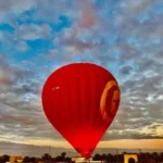 Le Sud Tunisien fait rêver bon nombre d’entre nous, grâce à ses paysages contrastés, ses traditions préservées et l’hospitalité légendaire de ses habitants. Nous vous proposons un aperçu détaillé des principaux circuits sud tunisiens, qu’ils durent deux ou trois jours, qu’ils se fassent en 4x4 ou même en avion, afin de vous aider à planifier le meilleur circuit possible. Nous aborderons également la notion de voyage organisé pour ceux qui désirent confier leur aventure à des experts et vivre ainsi un séjour sans souci. Préparez-vous à découvrir des dunes dorées à perte de vue, des oasis secrètes où règne la fraîcheur et des villages atypiques qui témoignent d’un passé riche en légendes. Pourquoi choisir un Circuit Sud Tunisien ? Le Sud Tunisien se distingue par un cadre exceptionnel, où la quiétude du désert s’allie harmonieusement à la variété de cultures et de traditions locales. Nous aimons tout particulièrement cette région pour : Ses dunes ondulantes et son atmosphère mystérieuse. Ses oasis enchanteresses, véritables coins de paradis où vous pourrez vous ressourcer. Ses villages troglodytiques, perchés ou fortifiés, qui racontent des siècles d’histoire. L’accueil chaleureux des habitants, fiers de partager leur savoir-faire et leur amour du désert. Que vous optiez pour un circuit Sud Tunisien 3 jours ou une immersion plus longue, vous serez surpris de la diversité des sites à explorer et de l’authenticité qui caractérise chacun d’entre eux. Circuit Sud Tunisien 3 jours : Découverte Intense en Peu de Temps Jour 1 : Tozeur, la Porte d’Entrée du Désert Arrivée et installation : Nous recommandons de débuter votre aventure à Tozeur, ville-oasis emblématique du Sud. À votre arrivée, prenez le temps de poser vos valises dans un hébergement typique, idéalement un hôtel traditionnel ou une maison d’hôtes, pour profiter de l’architecture en briques d’argile. Balade dans la médina : Tozeur possède un quartier ancien, appelé Ouled El Hadef, où vous pourrez admirer des motifs géométriques uniques sur les murs, flâner dans des ruelles ombragées et découvrir l’artisanat local. Visite de la palmeraie : Nous vous suggérons de faire un tour en calèche ou à vélo dans la magnifique palmeraie de Tozeur. Vous y trouverez une végétation luxuriante, en contraste saisissant avec l’aridité du désert alentour. Jour 2 : Chebika, Tamerza et Midès, Les Oasis de Montagne Oasis de Chebika : Départ tôt le matin en direction de Chebika, à une trentaine de kilomètres de Tozeur. C’est un lieu enchanteur, célèbre pour ses cascades d’eau douce et ses petits sentiers serpentant entre les rochers. Tamerza et Midès : Poursuivez avec Tamerza, où vous pourrez découvrir les ruines d’un ancien village abandonné, puis rejoignez Midès pour profiter d’un panorama spectaculaire sur son canyon. Nous recommandons de faire une pause déjeuner chez l’habitant ou dans un restaurant local, pour déguster un couscous typiquement tunisien. Coucher de soleil sur le Chott El-Jérid : Sur la route qui mène à Douz, vous traverserez le mythique Chott El-Jérid, ce lac salé où naissent des mirages impressionnants. Si le timing le permet, arrêtez-vous pour contempler le coucher de soleil, dont les couleurs dorées se reflètent sur la surface saline. Jour 3 : Douz et le Grand Erg Oriental Douz, la porte du Sahara : Cette petite ville est un vrai carrefour pour tous ceux qui veulent s’aventurer dans les dunes du Grand Erg Oriental. Faites un tour au marché local pour vous imprégner de l’ambiance saharienne : épices, produits de l’artisanat berbère et dattes fraîchement cueillies en sont les stars. Excursion en dromadaire ou en 4x4 : L’après-midi, vous aurez l’opportunité d’explorer les dunes à dos de dromadaire ou en véhicule tout-terrain. Nous aimons tout particulièrement l’option 4x4 pour sa flexibilité et la possibilité d’atteindre des zones plus reculées. Bivouac sous les étoiles : Si votre emploi du temps vous le permet, passez une nuit dans le désert sous une tente traditionnelle. Les soirées autour du feu sont souvent animées par des chants et des discussions passionnantes sur la vie nomade. En l’espace de trois jours, vous aurez un bel aperçu de l’immensité du désert, de la douceur des oasis et de la richesse culturelle de la région. Excursion Sud Tunisien 2 jours : Express mais Enrichissante Pour ceux qui disposent d’encore moins de temps, il est possible d’envisager une excursion sud tunisien 2 jours. Nous conseillons : Jour 1 : Découverte de Tozeur et petite escapade vers Chebika. Jour 2 : Route vers Douz, traversée du Chott El-Jérid et balade dans les dunes. Même si cela paraît court, vous ressentirez déjà la magie du désert et vous profiterez de rencontres uniques avec les habitants. Cette formule express peut s’intégrer dans un séjour global en Tunisie où vous souhaitez explorer d’autres régions. Circuit Sud Tunisien 4x4 : Aventures et Sensations Fortes Le circuit Sud Tunisien 4x4 est idéal pour ceux qui rêvent de pousser l’exploration encore plus loin, tout en vivant des sensations inédites. Nous aimons cette approche pour : L’accès à des zones reculées : Le 4x4 permet de sortir des sentiers battus et de s’aventurer au cœur de paysages sauvages, entre dunes, reliefs rocheux et oasis cachées. La modularité de l’itinéraire : On peut aisément décider de faire un détour par un village troglodytique ou un ksar perché sur une colline, sans être limité par la qualité des routes. Les pauses liberté : À tout moment, vous pouvez vous arrêter pour prendre des photos, faire une petite randonnée ou simplement contempler l’horizon infini. Un circuit 4x4 peut durer deux, trois, voire cinq jours, selon vos envies et vos contraintes. Il peut s’intégrer dans un voyage organisé Sud Tunisien ou se faire en duo, accompagné d’un guide local qui connaît parfaitement la région. CIRCUIT Sud Tunisien par Avion : Rapidité et Confort Pour ceux qui souhaitent économiser du temps ou vivre une expérience différente, il existe des circuits Sud Tunisien par avion. Cela peut se matérialiser de deux manières : Vol jusqu’à Tozeur : Depuis Tunis, il est possible de rallier Tozeur en avion, ce qui vous permet d’économiser plusieurs heures de route. Une fois sur place, vous pouvez enchaîner avec un itinéraire terrestre classique. Survol du désert : Certains tour-opérateurs proposent également un survol du désert en petit avion ou en ULM, pour découvrir la beauté des dunes vues du ciel. Nous trouvons cette option particulièrement excitante pour ceux qui veulent capturer des clichés à couper le souffle et garder un souvenir mémorable. Bien entendu, le coût sera plus élevé que pour un circuit en bus ou en voiture, mais l’avantage réside dans la rapidité et la perspective unique qu’offre l’aérien. Circuit Sud Tunisien Tunisie Booking : Trouver la Formule Idéale De nombreuses agences et sites spécialisés (dont Tunisie Booking) proposent des formules clé en main pour explorer le Sud tunisien. Nous pensons qu’il est essentiel de comparer différentes offres pour dénicher le meilleur circuit Sud Tunisien adapté à vos envies. Avant de réserver, prenez en compte : La durée du séjour : de 2 jours pour un aperçu rapide, jusqu’à 7 jours ou plus pour une immersion totale. La composition du groupe : préférez-vous voyager en petit comité ou rejoindre un groupe plus important ? Le niveau de confort : tentes sahariennes, hôtels 3 ou 4 étoiles, voire bivouacs plus rudimentaires pour les amateurs de nature brute. Les activités incluses : randonnée, balade en dromadaire, visites de ksour et villages fortifiés, dégustations culinaires, rencontres avec les habitants… En étudiant consciencieusement ces éléments, vous vous assurerez d’opter pour un voyage organisé Sud Tunisien répondant pleinement à vos attentes, que vous soyez un aventurier chevronné ou un voyageur en quête de calme et de découverte. Meilleur circuit Sud Tunisien : Nos Recommandations Pour désigner le “meilleur” circuit, il est important de considérer vos préférences personnelles. Toutefois, nous avons tout de même quelques recommandations qui, selon nous, permettent de vivre une expérience inoubliable : Combiner plusieurs modes de transport : alterner entre la voiture, le 4x4 et la marche ou même un survol en avion. Cela diversifie vos sensations et vous ouvre à plus de paysages inattendus. Dormir au moins une nuit dans le désert : le bivouac sous les étoiles reste un incontournable pour ressentir toute la magie saharienne. Inclure des étapes culturelles : visiter des lieux historiques comme les ksour de Tataouine ou les habitations troglodytiques de Matmata, afin de saisir l’âme de la région. Rencontrer la population locale : boire le thé chez l’habitant, discuter du mode de vie nomade, échanger sur les traditions agricoles dans les oasis… Ce sont souvent ces moments de partage qui donnent tout leur sens au voyage. En mélangeant tous ces ingrédients, vous obtiendrez un circuit Sud Tunisien complet et parfaitement ajusté à votre curiosité et à vos envies. Points forts d’un Voyage Organisé Sud Tunisien Opter pour un voyage organisé Sud Tunisien présente plusieurs avantages non négligeables : Logistique simplifiée : transport, hébergement, repas, activités… tout est prévu, vous n’avez qu’à vous laisser guider et profiter. Sécurité et sérénité : des guides expérimentés, habitués à naviguer sur des pistes parfois difficiles, vous accompagnent. Vous évitez ainsi les imprévus désagréables. Rencontres privilégiées : grâce aux partenariats locaux, vous aurez souvent l’occasion de découvrir des lieux moins fréquentés et de partager des moments uniques avec les habitants. Adaptation aux contraintes individuelles : de nombreuses agences proposent des formules pour les familles, les couples ou les voyageurs solos, en tenant compte du budget et des centres d’intérêt de chacun. Bien sûr, si vous préférez l’indépendance, vous pouvez aussi louer un véhicule et tracer votre propre itinéraire. L’important est de trouver la formule qui vous correspond le mieux, en termes de timing, de budget et de style de voyage. Préparer son Circuit : Conseils Pratiques et Astuces Choix de la Saison Le Sud tunisien peut être visité toute l’année, mais nous suggérons : De septembre à novembre : températures agréables, moins de fréquentation touristique. De mars à mai : les oasis sont resplendissantes et les journées assez longues pour profiter des balades dans le désert. Évitez si possible les mois de juillet et août, où la chaleur peut être vraiment étouffante, sauf si vous êtes prêt à affronter des températures avoisinant parfois les 45 °C. Équipement à Prévoir Vêtements : Privilégiez les habits légers et respirants, tout en emportant une veste pour les soirées fraîches dans le désert. Chaussures : Des sandales pour la ville et des chaussures de marche pour les randonnées dans le sable ou les zones rocailleuses. Protection solaire : Chapeau, crème solaire indice élevé, lunettes de soleil. Lampe frontale : Très utile si vous prévoyez un bivouac ou si vous vous déplacez de nuit. Budget et Formalités Les tarifs varient énormément selon la formule choisie (luxe, intermédiaire ou plus économique). Nous vous recommandons de comparer différentes offres, en tenant compte des prestations incluses. Pensez aussi à vérifier la validité de votre passeport et les éventuels besoins en assurances spécifiques pour des activités sportives (trekking, par exemple). Réserver un Circuit sur Mesure Si vous souhaitez un accompagnement personnalisé, n’hésitez pas à contacter des agences spécialisées pour élaborer un programme sur mesure. Vous pouvez notamment consulter nos circuits désert afin de trouver l’itinéraire idéal en fonction de la durée de votre séjour et de vos envies d’aventure. Immersion Culturelle : Goûter aux Traditions du Sud Tunisien Au-delà de la beauté des paysages, le Sud Tunisien recèle un patrimoine culturel et une gastronomie uniques : La cuisine locale : Dattes fraîches (de variété Deglet Nour), couscous au dromadaire, tajines de légumes du soleil, bricks croustillantes… Goûtez également aux fameux pains cuits sous le sable, un savoir-faire ancestral encore pratiqué dans certaines familles nomades. Les fêtes et traditions : Si vous avez la chance de voyager pendant le Festival International du Sahara à Douz, vous découvrirez des animations incroyables : danses folkloriques, courses de méharis (dromadaires), spectacles de fauconnerie, etc. Artisanat : Le Sud est réputé pour la vannerie (paniers, corbeilles), la poterie et la confection de tapis berbères. C’est l’occasion d’acheter un souvenir unique tout en soutenant l’économie locale. Nous pensons que ces rencontres et découvertes culturelles sont essentielles pour comprendre l’âme du désert et tisser un lien fort avec le territoire que vous traversez. Planifier un Contact Direct pour Votre Prochain Voyage Pour organiser votre circuit Sud Tunisien ou pour toute demande de renseignements supplémentaires, nous vous proposons d’établir un premier contact. Vous pouvez nous envoyer directement une demande de devis afin que nous puissions étudier votre projet de voyage et vous proposer la formule la plus adaptée, que ce soit un circuit sur mesure, une excursion sud tunisien 2 jours ou un circuit Sud Tunisien 4x4 plus complet. Notre objectif est de vous permettre de vivre une expérience totalement immersive, alliant confort, découverte et respect des cultures locales. Nous sommes à votre écoute pour répondre à vos questions et vous conseiller sur les meilleurs itinéraires en fonction de la durée de votre séjour. Conclusion : Osez le Désert et Ses Miracles Le Sud Tunisien est un trésor à explorer au moins une fois dans sa vie. Entre le sable doré des dunes, les villages troglodytiques emblématiques et l’hospitalité des communautés qui y résident, vous serez enveloppé d’émotions fortes et de souvenirs impérissables. Que vous optiez pour un circuit Sud Tunisien 3 jours, un voyage organisé Sud Tunisien sur une semaine ou une excursion sud tunisien 2 jours, la région s’adapte à toutes les envies. Le plus important, c’est de prendre le temps de savourer chaque instant : observer le coucher du soleil depuis le haut d’une dune, siroter un thé à la menthe sous la tente, échanger avec les artisans au détour d’un souk animé ou encore ressentir la sérénité unique qu’apporte le désert la nuit. Nous croyons sincèrement que cette immersion saharienne vous marquera pour longtemps et éveillera en vous la curiosité de revenir découvrir d’autres secrets cachés du Sud Tunisien. Nous restons à votre disposition pour tout renseignement, conseil ou organisation de circuit Sud Tunisien personnalisé. Dans tous les cas, laissez-vous envoûter par la beauté brute du désert et partez à la conquête de cette terre de contrastes. Le Sud Tunisien vous attend, prêt à partager ses trésors avec vous, dans la simplicité et la générosité qui le caractérisent.