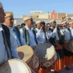 Le Sud tunisien est un territoire fascinant, riche en couleurs, en contrastes et en traditions. Nous aimerions vous emmener à la découverte de cette vaste région où se côtoient dunes dorées, oasis verdoyantes, villes animées et villages pittoresques. Au fil des kilomètres, vous serez surpris par l’incroyable diversité de ses paysages, par l’accueil chaleureux de ses habitants et par l’authenticité de son patrimoine historique. Nous vous proposons ici un aperçu détaillé de ce qui vous attend lors d’un circuit dans le Sud tunisien : des étapes incontournables aux joyaux cachés, en passant par des conseils pratiques et des anecdotes culturelles. Préparez-vous à plonger dans un univers teinté d’exotisme et à vivre des expériences mémorables. Les villes emblématiques du Sud de la Tunisie Lorsque l’on évoque le Sud tunisien, plusieurs villes symboliques nous viennent immédiatement à l’esprit. Elles incarnent chacune une facette distincte de cette région, et un passage dans chacune d’elles vous permettra de mieux cerner la richesse culturelle et naturelle du sud du pays. 1. Douz : la Porte du Sahara Douz est souvent surnommée la Porte du Sahara. Située au bord du Grand Erg Oriental, cette cité est un véritable carrefour pour les nomades et les voyageurs en quête d’aventures sahariennes. Voici ce qui en fait l’un des points de départ les plus prisés pour un circuit dans le Sud tunisien : Marchés et festivités : Douz est réputée pour son marché hebdomadaire, où vous pourrez admirer des étals de fruits, de légumes, de dattes, et même de chameaux et dromadaires. Chaque année en décembre, la ville accueille également le Festival International du Sahara, une célébration haute en couleurs de la culture nomade. Randonnées dans les dunes : De Douz, vous pouvez organiser des excursions inoubliables à dos de dromadaire ou en 4x4 dans les dunes imposantes du désert. Les couchers de soleil y sont particulièrement spectaculaires, la lumière rasante colorant le sable d’une teinte chaude et apaisante. Artisanat et traditions : En vous promenant dans les ruelles, vous découvrirez l’artisanat local, notamment les tissages de laine, les bijoux berbères et la maroquinerie. Les habitants de Douz sont fiers de leur héritage et ravis de partager leurs traditions avec les visiteurs. 2. Tozeur : l’Oasis aux Mille Palmiers Tozeur, nichée au cœur d’une immense palmeraie, est l’une des villes phares du Sud tunisien. Souvent qualifiée de capitale du Jerid, cette ville a su tirer profit de sa localisation exceptionnelle pour développer une culture oasienne riche. Architecture traditionnelle : L’ancienne médina se démarque par ses habitations construites en briques d’argile, formant des motifs géométriques subtils. Cette esthétique si particulière confère à Tozeur un charme unique. Palmeraies verdoyantes : Les palmeraies de Tozeur sont un véritable spectacle naturel. Le contraste entre l’ombre des palmiers et le soleil accablant du désert est saisissant. Une balade en calèche vous permettra de ressentir pleinement cette atmosphère paisible. Activités culturelles : Parmi les incontournables, il y a le musée Dar Cheraït, qui expose des collections sur l’histoire locale. Vous pourrez également flâner dans les souks pour acheter des dattes, des poteries ou encore déguster une glace artisanale à la saveur de rose, de pistache ou de pignon. 3. Matmata : le Village Troglodytique Située à l’est du Sud tunisien, Matmata est célèbre pour ses maisons troglodytiques, creusées à même la roche. Au premier coup d’œil, on pourrait croire à une cité lunaire tant son aspect est déroutant. Voici ce qui rend Matmata fascinante : Héritage berbère : Les habitations troglodytiques sont utilisées depuis des siècles comme solution pour échapper à la chaleur étouffante. Elles permettent de conserver une fraîcheur naturelle toute l’année. Décor cinématographique : Matmata a servi de décor à plusieurs films, dont la célèbre saga Star Wars. Les amateurs de cinéma peuvent même visiter la demeure qui a servi de cadre à la maison de Luke Skywalker dans l’épisode IV. Rencontre avec les habitants : Les familles berbères accueillent volontiers les voyageurs pour un thé à la menthe ou un repas traditionnel. Cela offre une occasion unique de mieux comprendre leurs coutumes et leur mode de vie. 4. Tataouine : Authenticité et Vestiges Historiques Tataouine est souvent associée aux célèbres ksours, ces greniers fortifiés qui dominent les paysages rocailleux alentours. Dans cette ville, la vie suit un rythme paisible, et chaque ruelle dévoile un pan de son passé chargé d’histoire. Découverte des ksours : Les ksours de la région (Ksar Ouled Soltane, Ksar Haddada, etc.) sont d’anciennes citadelles où les habitants entreposaient leurs récoltes et leurs biens. Leur architecture est impressionnante, avec des voûtes empilées sur plusieurs étages. Randonnées dans le désert : À quelques kilomètres de Tataouine, on peut parcourir des sentiers reliant différents sites troglodytiques ou villages berbères. Les vues panoramiques sur les plaines désertiques vous donneront un aperçu inédit de la région. Artisanat local : Les femmes de la région produisent des tapis colorés et tissent des vêtements typiques ornés de motifs berbères. Vous pourrez ainsi rapporter chez vous un souvenir unique de votre passage. Choisir le Meilleur Circuit Sud Tunisien : Nos Conseils 1. Définir son Itinéraire à l’Aide d’une Carte du Sud Tunisien Avant d’entamer votre circuit dans le Sud tunisien, il est essentiel de repérer les zones qui vous intéressent particulièrement. Les cartes, qu’elles soient papiers ou numériques, vous aideront à visualiser les distances entre les différents points d’intérêt, ainsi qu’à repérer les routes et pistes à emprunter. Nous vous conseillons : De prendre en compte vos préférences (balade en oasis, visite de sites historiques, découverte de l’artisanat) et votre disponibilité en termes de temps. De vérifier l’accessibilité des routes selon la saison. Certains sentiers peuvent être difficilement praticables en période de fortes chaleurs ou après de fortes pluies. D’établir un itinéraire réaliste pour éviter toute fatigue inutile. Il serait dommage de surcharger votre programme et de ne pas profiter pleinement de chaque étape. 2. Opter pour un Circuit Sud Tunisien 3 Jours ou Plus Pour une première immersion dans le Sud tunisien, un circuit de trois jours peut suffire à explorer les grandes lignes de la région. Toutefois, si vous disposez de plus de temps, n’hésitez pas à prolonger votre séjour pour approfondir votre découverte. Au programme, vous pourriez inclure : Une excursion dans le désert : randonnée en dromadaire, nuit sous la tente, repas traditionnel autour d’un feu de camp. La visite d’oasis cachées : Chebika, Tamerza et Mides, par exemple, sont nichées dans des montagnes spectaculaires. Des pauses gourmandes : dégustation de dattes fraîchement cueillies, de couscous épicé ou de bricks croustillantes. Des rencontres inoubliables : échanger avec les locaux dans les villages reculés et partager des moments d’authenticité. Si vous souhaitez gagner du temps et bénéficier d’une organisation sans faille, vous pouvez également consulter notre sélection de circuits, où vous trouverez des propositions adaptées à tous les goûts et toutes les envies. 3. Production Écrite sur le Sud Tunisien : Saisir l’Essence des Paysages Le Sud tunisien est une source d’inspiration inépuisable pour qui aime écrire ou simplement tenir un carnet de voyage. Les vastes étendues de sable, les villages perchés et les couchers de soleil flamboyants ne manquent pas de stimuler l’imaginaire. Pour bien capturer l’essence du Sud tunisien : Privilégiez l’observation : prenez le temps de contempler les paysages, d’écouter les bruits environnants (le vent, le pas des dromadaires, les rires des enfants dans les oasis). Évoquez les émotions : n’hésitez pas à décrire ce que vous ressentez face à l’immensité du désert ou l’atmosphère paisible d’une palmeraie. Ajoutez des anecdotes : un échange avec un artisan, une dégustation de plat local, une découverte étonnante en chemin… Tous ces petits détails font la saveur d’un récit de voyage. 4. Description d’une Oasis dans le Sud Tunisien Imaginez-vous marcher sur un sol rocailleux, sous un soleil de plomb, avec pour seul horizon des montagnes arides. Puis, au détour d’un sentier, apparaît soudain une tache verte qui tranche radicalement avec l’environnement désertique. C’est une oasis. On y trouve : Une végétation luxuriante : palmiers dattiers, figuiers, amandiers, parfois même de la vigne ou des cultures maraîchères. Tout est organisé en terrasses ou en petites parcelles irriguées par des canaux d’eau de source. Une fraîcheur délicieuse : l’ombre des palmiers rend les températures beaucoup plus supportables et le ruissellement de l’eau procure une sensation de bien-être instantanée. Une vie sociale dynamique : l’oasis est souvent un lieu de rencontres et d’échanges. Les habitants s’y retrouvent pour discuter, cultiver leurs parcelles et partager des moments de convivialité. Vivre un Circuit Sud Tunisien Inoubliable 1. Activités Phare dans le Désert Le désert du Sud tunisien ne se limite pas à de grands espaces sablonneux. C’est aussi une région où vous pourrez vous adonner à des activités variées, toutes plus excitantes les unes que les autres. Randonnée à dos de dromadaire : rien de tel pour ressentir le rythme lent et apaisant du Sahara. Vous apprendrez comment monter et descendre de cette monture peu commune et découvrirez les subtilités de la vie nomade. Balade en 4x4 : si vous préférez la vitesse, vous pouvez opter pour un circuit motorisé à travers les dunes, les pistes caillouteuses et les chotts (lacs salés). Bivouac sous les étoiles : passer la nuit en plein désert est une expérience unique. Vous pourrez observer un ciel immensément étoilé, loin de toute pollution lumineuse, et goûter à la sérénité d’une veillée autour du feu. 2. Déguster la Cuisine Locale La gastronomie dans le Sud tunisien est à la fois simple, savoureuse et nourrissante. Vous serez conquis par les arômes d’épices, la fraîcheur des légumes et la tendreté des viandes, souvent mijotées dans un tajine ou un couscous. Le couscous : un incontournable, préparé avec de la semoule de blé fine et accompagné de légumes et d’épices. Selon la tradition, il est partagé dans un grand plat commun. La chakchouka : ce plat à base de tomates, de poivrons, d’oignons et d’œufs est un vrai délice à savourer avec un pain local croustillant. Les dattes : récoltées dans les palmeraies, elles sont considérées comme un trésor de la région. Vous pourrez les goûter fraîches, séchées ou sous forme de produits dérivés comme la pâte de dattes. 3. Découvrir le Patrimoine Culturel Le Sud tunisien regorge de sites historiques et de lieux empreints de traditions séculaires. Le contact avec la population locale est souvent l’occasion d’apprendre de nouvelles coutumes ou de s’émerveiller devant des savoir-faire ancestraux. Les festivals : le Festival International du Sahara à Douz, le Festival des Ksours à Tataouine ou encore les fêtes religieuses qui rythment l’année sont autant d’opportunités de découvrir les danses, musiques et costumes traditionnels. L’artisanat : la poterie, le tissage, la vannerie, la confection de bijoux en argent ou en cuivre, tout cela témoigne de la créativité et du talent des artisans du Sud. La musique et les chants : vous aurez peut-être la chance d’assister à une soirée dans une tente berbère, où l’on joue de la mezoued (instrument à vent traditionnel) et où l’on chante en dialecte tunisien. 4. Organiser Votre Circuit en Toute Confiance Si vous envisagez un circuit Sud Tunisien et que vous souhaitez bénéficier d’un accompagnement complet, n’hésitez pas à consulter nos offres. Nous travaillons avec des guides passionnés et des prestataires locaux soucieux de préserver la beauté et l’authenticité de cette région. Ainsi, vous pourrez voyager en toute sérénité, en ayant l’assurance de découvrir les meilleurs itinéraires et de vivre des moments uniques. Immersion Culturelle : Vivre le Sud Tunisien en Profondeur 1. Passer la Nuit dans un Ksar Nous vous conseillons de vivre l’expérience de dormir dans un ksar : il s’agit d’un ancien grenier fortifié, construit en terre et en pierre, souvent perché sur un plateau rocheux. De nombreux ksours ont été réhabilités en hébergements authentiques, permettant ainsi de plonger dans un cadre historique et pittoresque. Ambiance insolite : les chambres aménagées dans d’anciennes salles de stockage conservent une atmosphère singulière, parfois éclairée à la bougie. Vue imprenable : depuis les toits-terrasses, vous pourrez admirer les vallées désertiques environnantes, baignées de lumière au coucher du soleil. Contact avec les hôtes : la plupart du temps, les propriétaires sont des familles locales qui se font un plaisir de partager leurs anecdotes et leurs recettes traditionnelles. 2. Explorer un Oasis caché lors d’un Circuit Sud Tunisien En dehors des oasis les plus connues, il existe de véritables perles méconnues, nichées dans les montagnes ou à l’écart des axes touristiques. Elles offrent un décor enchanteur où se mêlent cascades, palmiers et points de vue spectaculaires. Chemin de randonnée : pour accéder à certaines oasis, vous devrez parfois emprunter des sentiers escarpés, offrant un panorama unique sur les canyons et les vallées. Découverte de la faune et de la flore : dans ces environnements préservés, vous pourrez observer des oiseaux migrateurs, des petits mammifères et une variété de plantes résistantes à la sécheresse. Hospitalité : les habitants de ces oasis reculées sont souvent ravis de vous accueillir, de vous offrir un verre de thé à la menthe et de partager leur style de vie traditionnel. 3. Conseils Pratiques pour un Séjour Réussi Période idéale : le printemps (mars à mai) et l’automne (septembre à novembre) sont généralement les saisons les plus agréables pour parcourir le Sud tunisien. Les températures y sont plus douces. Équipement : prévoyez des vêtements légers pour la journée, mais aussi un pull ou une veste pour les soirées plus fraîches. Les lunettes de soleil, la crème solaire et un chapeau sont indispensables. Respect des coutumes : dans les villages et les villes du Sud, il est apprécié de se vêtir de manière décente et de faire preuve de discrétion dans les lieux publics. Un sourire et un mot gentil en arabe dialectal (bonjour : aslema, merci : chokran) vous ouvriront bien des portes. Logistique : si vous partez à l’aventure en solo, pensez à réserver à l’avance vos hébergements et vos moyens de transport. Cependant, pour un confort optimal et une immersion totale, nous vous conseillons de faire appel à des professionnels locaux qui vous guideront pas à pas. 4. Contacter nos Experts pour un Circuit Sur Mesure Si vous rêvez de fouler les dunes du Sahara, de partager un moment chaleureux avec une famille berbère ou de découvrir les secrets cachés des ksours millénaires, nous sommes à votre disposition pour élaborer un circuit sur mesure qui correspondra à vos attentes. Pour plus d’informations ou pour demander un devis personnalisé, contactez-nous ici. Nous serons ravis de vous aider à planifier votre itinéraire, à réserver vos hébergements et à vous accompagner tout au long de votre séjour. Conclusion : Embarquer pour un Voyage Authentique au Cœur du Sud Tunisien Le Sud tunisien est une terre de contrastes, à la fois rude et accueillante, aride et fertile, discrète et époustouflante. Chaque coin de cette région recèle des trésors cachés : des oasis où la vie s’épanouit grâce à l’eau précieuse, des villes animées où l’on partage un thé ou un couscous, des paysages grandioses qui invitent à la contemplation et à la rêverie. Nous croyons que parcourir le Sud tunisien, c’est avant tout s’ouvrir à une culture millénaire, rencontrer des gens fiers de leurs racines et s’émerveiller devant la puissance de la nature saharienne. Au-delà des images de cartes postales, vous découvrirez un art de vivre chaleureux, une hospitalité légendaire et une variété étonnante de panoramas qui dépassent souvent l’imagination. Que vous optiez pour un circuit Sud Tunisien 3 jours ou une expédition plus longue, vous aurez toujours matière à être surpris et enchanté par cette destination hors du commun. Nous serions heureux de vous accompagner dans cette aventure, en vous proposant un itinéraire personnalisé et en vous conseillant les meilleures étapes pour que votre production écrite sur le Sud tunisien devienne une histoire riche en souvenirs et en émotions. N’hésitez pas à consulter nos circuits et à nous solliciter pour élaborer un circuit qui vous ressemble. Ainsi, vous pourrez profiter pleinement de tout ce que le Sud tunisien a à offrir et rentrer chez vous la tête pleine d’images inoubliables, le cœur léger et un sourire aux lèvres, prêt à partager votre expérience avec vos proches.