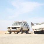 Le Sahara tunisien est une destination incontournable pour les amoureux d'aventure et de découvertes. Plongez dans un univers où dunes dorées, oasis verdoyantes et traditions ancestrales se mêlent pour offrir une expérience unique. Avec Sud Tunisie, explorez les trésors cachés du désert du Sud tunisien et vivez une excursion hors du commun. Pourquoi choisir un circuit dans le désert tunisien ? Le Sud tunisien est une région qui fascine par sa diversité et sa richesse culturelle. Voici quelques raisons pour lesquelles un circuit dans le Sahara est une expérience à ne pas manquer : Des paysages à couper le souffle : des dunes de sable infinies, des montagnes rocailleuses et des oasis luxuriantes. Une immersion culturelle : rencontres avec les habitants, découverte des traditions nomades et dégustation de plats typiques. Une aventure authentique : balade en chameau, nuit sous une tente berbère et exploration des ksour et médinas ancestrales. Une parenthèse hors du temps : loin du bruit et du stress, laissez-vous envelopper par la sérénité du désert. Les incontournables d’un circuit dans le Sahara tunisien 1. Douz, la porte du désert Située aux portes du Grand Erg Oriental, Douz est le point de départ idéal pour toute excursion saharienne. Connue comme la "porte du désert", cette ville est célèbre pour son marché hebdomadaire où les nomades viennent échanger leurs produits. Une balade à dos de chameau dans les dunes de Douz est une expérience inoubliable. 2. Tozeur et l’oasis de Chebika À quelques kilomètres du désert, Tozeur est une ville oasienne réputée pour ses palmeraies et son architecture en briques de terre. La région abrite également des oasis spectaculaires comme Chebika, nichée au pied des montagnes de l’Atlas. Vous serez émerveillé par ses cascades naturelles et ses sentiers pittoresques. 3. Tataouine et les ksour berbères La région de Tataouine est un véritable trésor pour les amateurs d’histoire et de patrimoine. Découvrez les célèbres ksour, ces greniers fortifiés construits par les Berbères pour stocker leurs denrées. Parmi les plus impressionnants, on trouve Ksar Ouled Soltane et Ksar Hadada, qui ont même servi de décor pour des films cultes. 4. Matmata et ses habitations troglodytiques Matmata est connue pour ses maisons troglodytiques creusées dans la roche, un mode d’habitat traditionnel encore utilisé aujourd’hui. Ces habitations souterraines offrent un refuge naturel contre la chaleur du désert. Ne manquez pas la visite de l’une d’entre elles pour découvrir ce mode de vie unique. 5. Ksar Ghilane, l’oasis perdue Au cœur du désert, Ksar Ghilane est une oasis paradisiaque où il est possible de se baigner dans une source chaude naturelle. Cet endroit magique est parfait pour une pause détente après une longue journée d’exploration. Vous pouvez également partir en randonnée en quad ou en dromadaire pour admirer les dunes environnantes. Quelle formule choisir pour votre excursion ? Chez Sud Tunisie, nous proposons différentes formules adaptées à tous les budgets et envies : Circuit de 2 à 3 jours : idéal pour une première immersion dans le désert. Excursion de 4 à 5 jours : pour explorer en profondeur les sites emblématiques du Sud tunisien. Aventure sur-mesure : personnalisez votre circuit selon vos préférences et votre rythme. Nos guides expérimentés vous accompagnent tout au long du voyage pour vous faire découvrir les secrets du Sahara en toute sécurité. Nos conseils pour un voyage réussi dans le désert 1. Préparer son équipement Privilégiez des vêtements légers mais couvrants pour vous protéger du soleil. Emportez un chèche ou une écharpe pour vous protéger du sable. N’oubliez pas une bonne paire de lunettes de soleil et de la crème solaire. 2. S’hydrater régulièrement Le climat désertique peut être éprouvant, il est donc essentiel de boire beaucoup d’eau tout au long de la journée. 3. Profiter de chaque instant Le désert offre une sérénité unique. Prenez le temps d’admirer les paysages, d’écouter le silence et de vous imprégner de l’atmosphère magique du Sahara. Réservez votre aventure saharienne dès maintenant ! Ne manquez pas l’opportunité de vivre une expérience inoubliable dans le Sud tunisien. Réservez votre circuit dès aujourd’hui sur Sud Tunisie et préparez-vous à une immersion totale au cœur du Sahara ! Vous avez déjà voyagé avec nous ? Partagez votre expérience et laissez votre avis sur TripAdvisor !