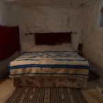 Nous avons toujours été fascinés par l’immensité et la beauté singulière du désert. C’est dans cette optique que nous proposons des circuits et excursions dans le Sahara et plus précisément dans le désert tunisien. Notre ambition est de vous aider à vivre une expérience hors du commun, en vous plongeant dans un univers envoûtant où dunes dorées, hospitalité berbère et panoramas à couper le souffle se rencontrent. Dans cet article, nous détaillons nos conseils, nos recommandations et les moments forts à ne pas manquer lors d’un voyage inoubliable à travers les paysages les plus impressionnants de la Tunisie. Nous souhaitons, à travers ce partage, vous faire découvrir pourquoi un circuit et excursion Sahara et désert tunisien pas cher top privé reste l’un des moyens les plus authentiques de s’immerger dans ce décor magique. Pourquoi opter pour un Circuit et Excursion Sahara et Désert Tunisien ? Nous pensons qu’un périple dans le désert tunisien est l’une des plus belles façons de découvrir les secrets et la culture de cette partie du monde. En effet, loin des agitations urbaines, le Sahara révèle un autre visage de la Tunisie, un visage teinté de traditions ancestrales et de paysages sauvages. En choisissant un circuit spécialement conçu pour traverser ces étendues de sable, vous vous assurez de vivre un moment riche en émotion et en découvertes. Une atmosphère inégalable Le silence qui règne dans le Sahara est tout simplement captivant. Nous aimons particulièrement ce sentiment de déconnexion totale que l’on peut ressentir une fois entourés par les dunes. C’est comme si le temps s’arrêtait, nous laissant profiter de l’instant présent sans distraction. Les jeux de lumière sur le sable, surtout au lever et au coucher du soleil, sont un spectacle dont on ne se lasse pas. Une immersion dans la culture locale Le désert tunisien n’est pas simplement un vaste espace de sable. Il abrite aussi une population accueillante et fière de ses traditions. Les Berbères, par exemple, vivent en parfaite harmonie avec cet environnement extrême depuis des siècles. En optant pour un circuit et excursion Sahara, vous aurez l’occasion de rencontrer des familles nomades, de partager un thé à la menthe sous leurs tentes, de découvrir leur savoir-faire artisanal et, bien sûr, de déguster leur cuisine délicieuse et surprenante. Un budget maîtrisé Contrairement à ce que l’on pourrait penser, un voyage dans le désert tunisien peut s’avérer très abordable. Que ce soit en formule pas cher ou en top privé, il existe diverses options d’itinéraires et de séjours pour répondre à tous les besoins. Nous savons que le voyage doit rester accessible, tout en préservant la qualité de l’expérience. C’est pourquoi nous mettons un point d’honneur à proposer des circuits à la fois riches en émotions et adaptés à différents budgets. Des sensations fortes garanties Outre la découverte paisible des dunes, nous pensons qu’il est aussi essentiel de vivre des moments d’aventure. Les excursions en 4x4 vous permettront de parcourir des zones inexplorées, tandis que les promenades à dos de dromadaire vous immergeront davantage dans l’atmosphère saharienne. Pour ceux qui souhaitent dépasser leurs limites, il est aussi possible de faire du sandboard ou de la randonnée dans les canyons environnants. Ces expériences rendent votre circuit dans le désert encore plus palpitant. Nos excursions incontournables dans le désert tunisien Afin de vous guider, nous avons sélectionné quelques excursions phares qui, selon nous, méritent toute votre attention. Nous tenons à préciser qu’il s’agit de suggestions, et qu’il reste parfaitement possible de personnaliser votre circuit en fonction de vos préférences, surtout si vous optez pour un voyage top privé. Chaque moment peut être adapté à votre rythme, à vos envies et à votre budget. Douz, la porte du désert Considérée comme la porte d’entrée du Sahara, Douz est un point de départ idéal pour débuter votre excursion. Cette petite ville, réputée pour son ambiance authentique et son marché hebdomadaire, est entourée de dunes majestueuses. Depuis Douz, vous pouvez organiser des balades à dos de dromadaire qui vous emmèneront aux confins du désert. Vous y découvrirez des campements traditionnels, où les soirées autour du feu sont rythmées par les récits et la musique des habitants. Tozeur et la magie des oasis Nous aimons particulièrement la région de Tozeur, célèbre pour sa palmeraie verdoyante qui tranche avec la vastitude du désert alentour. Outre ses ruelles pittoresques bordées de maisons en briques ocre, Tozeur est aussi un excellent point de départ pour explorer les oasis de montagne, comme Chebika, Tamerza ou Mides. Les canyons et les chutes d’eau dissimulés dans ces oasis créent un spectacle saisissant, tout droit sorti d’un conte des Mille et Une Nuits. Ce contraste saisissant entre le désert et la fraîcheur des oasis fait de Tozeur un incontournable de tout circuit dans le Sahara. Le lac salé Chott El-Jérid En quittant Tozeur, il est impossible de manquer l’immense lac salé de Chott El-Jérid, dont l’étendue blanche semble s’étirer à l’infini. Le paysage y est particulièrement surréaliste, surtout lors du lever ou du coucher du soleil, moment où le sel se met à scintiller et où les reflets donnent naissance à des illusions d’optique étonnantes. C’est un lieu où nous aimons nous arrêter pour admirer la magie de la nature, prendre des photos mémorables et comprendre l’importance de ces lacs dans l’écosystème local. La cité troglodytique de Matmata Située au sud-est de la Tunisie, Matmata est connue pour ses habitations souterraines creusées dans la roche. Ces demeures troglodytiques, qui abritent encore aujourd’hui des familles, confèrent à la région un charme tout particulier. Nous recommandons de prendre le temps de discuter avec les habitants pour en apprendre davantage sur leur histoire et leurs coutumes, et de déguster quelques-unes de leurs spécialités culinaires. Matmata a même servi de décor pour certains films cultes, ce qui ajoute une pointe d’originalité à votre excursion. Pour découvrir en détail nos offres et les possibilités d’itinéraires, vous pouvez consulter notre page dédiée aux circuits dans le désert tunisien. Nous y présentons différents programmes, de la simple escapade de quelques jours au séjour complet sur plusieurs semaines. Conseils pratiques pour un séjour réussi dans le Sahara tunisien Nous savons à quel point l’organisation est importante pour profiter au maximum de votre circuit Sahara et désert tunisien. Voici quelques-uns de nos conseils, issus de notre expérience, pour que votre aventure se déroule dans les meilleures conditions possibles : Choisir la meilleure période Le climat saharien est à prendre en considération. Nous suggérons d’éviter les mois les plus chauds (juillet et août), où les températures peuvent dépasser les 45°C. Privilégiez plutôt le printemps ou l’automne, où les conditions sont plus clémentes et les nuits dans le désert moins froides qu’en plein hiver. Prévoir des vêtements adaptés Même si la chaleur en journée est souvent écrasante, les nuits peuvent être fraîches, voire glaciales en hiver. Nous conseillons donc d’emporter des vêtements légers et respirants pour la journée, ainsi qu’un pull ou une veste chaude pour la soirée. Les chaussures de marche sont préférables pour les excursions dans les dunes ou les randonnées dans les canyons. Rester hydraté Dans un environnement désertique, l’hydratation est essentielle. Il est primordial de boire régulièrement, même si vous ne ressentez pas forcément la soif. Emportez toujours suffisamment d’eau, surtout si vous partez en excursion dans des zones éloignées. Protéger sa peau et ses yeux Le soleil tape fort dans le désert, et sa réverbération sur le sable peut provoquer des coups de soleil ou des irritations. Pensez à emporter une crème solaire à indice de protection élevé, un chapeau ou un foulard ainsi que des lunettes de soleil. Se renseigner sur la culture locale Pour profiter pleinement de votre circuit pas cher ou top privé dans le Sahara tunisien, il est fortement recommandé de respecter les us et coutumes locaux. Prêtez attention à la façon de vous habiller dans les villages et lors des rencontres avec les habitants. Manifestez votre intérêt pour leurs traditions et n’hésitez pas à poser des questions : les Tunisiens sont souvent ravis de partager leur mode de vie et leur passion pour le désert. Plongez dans la culture et les traditions locales du désert tunisien Lorsque nous parlons de Circuit et Excursion Sahara et Désert Tunisien Pas cher Top privé, il ne s’agit pas uniquement de parcourir des kilomètres de dunes. Il s’agit avant tout de partir à la rencontre de cultures ancestrales, de comprendre la façon dont les populations locales vivent et de se laisser envelopper par l’ambiance unique de chaque région. La gastronomie saharienne Parmi les découvertes les plus savoureuses, la gastronomie figure en bonne place. Les plats typiques tels que le couscous à l’agneau ou au poulet, le pain de semoule cuit dans le sable ou encore la chorba (soupe) témoignent de l’ingéniosité des habitants pour cuisiner avec les ressources disponibles. Nous invitons nos voyageurs à partager ces moments de repas en compagnie des familles locales. C’est, à nos yeux, l’une des meilleures façons de s’immerger dans la culture culinaire du désert. La musique et la danse traditionnelle Le désert résonne également aux sons des instruments traditionnels comme le bendir ou le mezoued. Les habitants aiment se réunir à la nuit tombée, autour d’un feu, pour danser et chanter au rythme des tambours. Ces veillées festives offrent une ambiance chaleureuse et familiale, propice aux rencontres et aux échanges. Si vous séjournez dans un campement, vous aurez probablement l’opportunité de participer à l’une de ces soirées, un moment de communion rare que nous vous recommandons vivement. L’artisanat local Les marchés et les souks des régions sahariennes regorgent d’objets artisanaux témoignant d’un héritage transmis de génération en génération. Entre les tapis berbères, les poteries, les bijoux en argent et les objets en cuir, il est facile de dénicher un souvenir authentique de votre passage dans le désert tunisien. Nous apprécions tout particulièrement la qualité du travail des artisans qui n’hésitent pas à partager leurs techniques et leur passion avec les visiteurs. La rencontre avec les nomades Certain(e)s habitant(e)s du désert continuent de mener une vie de nomade, se déplaçant au gré des pâturages et des saisons. Les rencontrer constitue une expérience unique, car ils vous feront découvrir la réalité de la vie dans le Sahara : l’organisation des campements, la gestion de l’eau, l’élevage, etc. Nous aimons mettre en avant ces rencontres, car elles permettent à nos voyageurs de comprendre la diversité de la Tunisie et l’importance de préserver ces modes de vie traditionnels. Vivez une expérience inoubliable : organisez votre circuit sur mesure Nous pensons qu’un circuit dans le Sahara est davantage qu’un simple itinéraire touristique : c’est une véritable plongée dans l’histoire et la culture de la Tunisie. Pour ceux et celles qui souhaitent aller plus loin et vivre une expérience personnalisée, nous proposons des circuit Sahara et désert tunisien pas cher top privé modulables selon vos envies. Vous pouvez inclure des étapes supplémentaires, prolonger un séjour dans un campement ou encore opter pour des activités spécifiques telles que : Le trekking dans les canyons : idéal pour les amateurs de randonnée souhaitant explorer des paysages variés entre falaises et oasis. La découverte de villages traditionnels : une immersion plus approfondie dans la vie locale, notamment pour échanger avec les artisans et les familles. La photographie : le désert offre un terrain de jeu incroyable pour les passionnés d’images, avec des ciels étoilés d’une clarté exceptionnelle et des lumières envoûtantes à chaque heure de la journée. Les sports extrêmes : certains voyageurs choisissent d’ajouter à leur circuit une dose d’adrénaline, en s’essayant au quad dans les dunes ou au sandboard. Tout est envisageable pour que votre séjour dans le Sahara reste un souvenir impérissable. Nous sommes convaincus qu’il est important d’adapter l’itinéraire aux besoins de chaque voyageur, afin que chacun reparte avec des histoires et des images gravées dans la mémoire. Contactez-nous dès maintenant et partez à la conquête du désert Vous souhaitez concrétiser votre projet de circuit dans le Sahara ? Rien de plus simple. Notre équipe se tient à votre disposition pour vous renseigner, vous guider et établir un devis sur mesure en fonction de vos attentes. Pour cela, rendez-vous sur notre page de contact afin de nous faire part de vos envies et de vos contraintes. Nous élaborerons ensuite la formule la mieux adaptée à votre budget et à vos préférences. Si vous désirez consulter les avis et les retours d’expérience de nos précédents voyageurs, vous pouvez également jeter un œil sur notre page TripAdvisor. Vous découvrirez ainsi des témoignages sincères et des conseils pratiques qui pourront vous aider à peaufiner votre itinéraire. Nous sommes fiers de constater que beaucoup partagent notre passion pour le désert tunisien et reviennent enchantés de leur aventure. Enfin, nous ne le répéterons jamais assez : le désert est un espace magique, mais qui requiert un minimum de préparation et de respect pour ses habitants et son écosystème. Nous faisons tout notre possible pour que nos circuits et excursions se déroulent dans le respect des cultures locales et de l’environnement. Ainsi, en plus de vivre une expérience mémorable, vous contribuerez à la préservation de ce patrimoine exceptionnel qu’est le Sahara tunisien. Que vous soyez attiré par la quiétude des dunes, la richesse du patrimoine culturel ou l’appel de l’aventure, nous sommes convaincus qu’un circuit et excursion Sahara et désert tunisien pas cher top privé saura combler vos attentes. Nous sommes à votre écoute pour vous aider à définir le séjour de vos rêves et pour vous accueillir dans les meilleures conditions possibles. Préparez-vous à vivre un voyage hors du temps, dans un cadre époustouflant, au contact d’une nature brute et de traditions préservées.