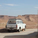 Un voyage inoubliable au cœur du désert Nous vous invitons à découvrir l'un des plus beaux trésors de la Tunisie : le Sahara du Sud. Ce territoire, empreint de mystère et de beauté, vous offre l'occasion de vivre une aventure unique, authentique et riche en émotions. Dans cet article, nous vous présentons en détail notre offre exclusive qui vous permettra de vous immerger dans un univers où le temps semble suspendu. Le désert, avec ses dunes majestueuses, ses oasis rafraîchissantes et ses villages traditionnels, est le cadre idéal pour se ressourcer et s'émerveiller. Pour en savoir plus sur nos circuits du désert, nous vous invitons à consulter ce lien. Le charme authentique du Sahara tunisien Le Sahara tunisien représente bien plus qu’un simple paysage aride. Il incarne une véritable invitation à la découverte et à l’évasion. En parcourant ces étendues infinies, vous découvrirez une nature préservée et des traditions ancestrales qui continuent de rythmer la vie des habitants du Sud. Notre circuit est pensé pour vous permettre d'explorer cette région dans toute sa diversité : des dunes ondulantes aux oasis secrètes, en passant par des sites culturels d'une richesse inestimable. Au-delà de ses paysages grandioses, le Sahara est aussi un lieu de rencontres authentiques. Nos guides, passionnés et connaisseurs, partageront avec vous les légendes et les histoires qui font vibrer cette terre. Que vous soyez amateur de sensations fortes ou en quête de calme et de sérénité, vous trouverez dans notre programme une multitude d’activités adaptées à vos envies. Chaque moment passé dans le désert vous rapprochera de la nature et vous permettra de redécouvrir l’essence même du voyage. Itinéraire détaillé du Circuit et Excursion Une aventure structurée et captivante Nous avons élaboré un itinéraire riche et varié afin de vous offrir une expérience complète du désert sud tunisien. Voici un aperçu détaillé des différentes étapes de notre circuit : Jour 1 : Accueil et installation Dès votre arrivée, vous serez chaleureusement accueilli par notre équipe. Après un briefing sur le programme et la sécurité, vous serez conduit à votre campement traditionnel. Ce premier contact avec le désert se fera dans une ambiance conviviale, autour d'un dîner traditionnel et d'échanges passionnés sur la culture locale. Vous pourrez admirer le coucher de soleil qui colore le ciel de nuances orangées et rouges, prélude à l'aventure qui vous attend. Jour 2 : Exploration des dunes et des oasis La deuxième journée débute tôt pour profiter de la fraîcheur matinale. Nous partirons à la découverte des dunes imposantes et des oasis cachées, véritables havres de paix au cœur du désert. Au programme : randonnées à pied ou en quad, permettant d’explorer des sentiers secrets et de s’imprégner de l’atmosphère unique du désert. Chaque pas vous rapproche un peu plus de la nature sauvage, et chaque panorama vous émerveillera par sa beauté brute et authentique. Jour 3 : Immersion culturelle et patrimoine Le troisième jour est dédié à la découverte du patrimoine culturel de la région. Nous vous conduirons dans des villages traditionnels où l’hospitalité tunisienne est légendaire. Vous aurez l’occasion de rencontrer des artisans locaux, d’observer leurs techniques ancestrales et même de participer à des ateliers de cuisine pour apprendre à préparer des plats typiques. Ces moments de partage vous offriront un regard privilégié sur la vie quotidienne et les traditions de cette région fascinante. Jour 4 : Aventure et sensations fortes Pour les amateurs de sensations fortes, cette journée sera l'occasion de vivre des activités inoubliables. Balades à dos de chameau, initiations au sandboard sur les pentes des dunes, et excursions en quad rythmeront cette journée. Ces activités, mêlant adrénaline et découverte, vous permettront de ressentir pleinement l'esprit nomade du désert. Les paysages défilent à une vitesse vertigineuse, vous offrant des vues spectaculaires et un sentiment de liberté incomparable. Jour 5 : Retour et partage d’expériences La dernière journée de votre aventure est consacrée à la détente et au partage. Après une matinée libre pour profiter du calme matinal et des derniers instants dans ce décor exceptionnel, nous organiserons une séance d’échanges où chacun pourra partager ses impressions et ses souvenirs. Ce moment de convivialité est l’occasion idéale de conclure votre voyage sur une note chaleureuse et mémorable. Pour toute demande d'information supplémentaire ou pour obtenir un devis personnalisé, nous vous invitons à visiter notre page de contact. Rencontre avec la culture et l’histoire du Sud Tunisien Un héritage riche et diversifié Le Sud tunisien, berceau de civilisations millénaires, regorge de trésors historiques et culturels. Lors de notre circuit, nous vous emmènerons à la découverte de sites archéologiques et de monuments qui témoignent de l'influence des civilisations passées. Vous pourrez visiter des ruines anciennes, des ksour authentiques et des mosquées emblématiques, autant de témoins d'une histoire fascinante qui se mêle harmonieusement aux paysages désertiques. Nos guides locaux vous feront découvrir les récits et légendes qui entourent ces lieux. Vous entendrez parler des caravanes qui traversaient autrefois le désert, reliant des villes légendaires et échangeant des trésors d'une valeur inestimable. Chaque site visité est une leçon d'histoire vivante, où les pierres, le sable et le vent racontent des histoires d'antan. Cette immersion vous permettra d'appréhender la richesse culturelle de la région et de comprendre les traditions qui perdurent encore aujourd'hui. L’artisanat et les traditions locales La rencontre avec les habitants du désert est une des clés d'une expérience réussie. Au cours de notre circuit, vous aurez l'opportunité de participer à des ateliers d'artisanat local, où vous découvrirez les savoir-faire traditionnels qui font la renommée du Sud tunisien. Que ce soit la poterie, le tissage ou la confection de bijoux, chaque atelier est une immersion dans un univers artisanal riche et authentique. Ces moments de partage vous permettront de nouer des liens forts avec les communautés locales, qui seront ravies de vous transmettre leur passion et leur amour du métier. Ces échanges authentiques, empreints de simplicité et de générosité, font partie intégrante de l'expérience proposée par notre circuit et renforcent le caractère unique de votre voyage dans le désert. Les activités incontournables pour une expérience complète Activités d’aventure et de détente dans le désert Nous avons sélectionné pour vous une variété d’activités afin de satisfaire toutes vos envies et de rendre votre séjour aussi riche que possible : Randonnées guidées : Partez à la découverte des paysages désertiques lors de promenades organisées par nos guides expérimentés. Ces randonnées vous permettront de vous connecter intimement à la nature et d’admirer la faune et la flore locales dans toute leur splendeur. Balades en quad : Pour les amateurs de sensations fortes, les excursions en quad offrent une manière dynamique et exaltante d’explorer les dunes. Adaptées à tous les niveaux, ces balades sont une invitation à vivre l'aventure sous un angle nouveau. Excursions à dos de chameau : Rien de plus authentique que de parcourir le désert à dos de chameau. Cette activité emblématique vous fera ressentir l’essence même du mode de vie nomade et vous offrira une perspective unique sur les paysages environnants. Ateliers culinaires et culturels : Participez à des ateliers interactifs pour apprendre les secrets de la cuisine tunisienne. Ces moments gourmands et conviviaux sont l’occasion de découvrir des recettes traditionnelles et d’échanger avec des chefs locaux passionnés. Nuits étoilées en plein désert : Terminez vos journées en beauté en passant une nuit sous un ciel parsemé d’étoiles. Installés dans des camps authentiques, vous vivrez une expérience sensorielle unique, loin de toute pollution lumineuse, qui vous permettra d’apprécier la magie du désert. Chaque activité est pensée pour vous offrir un équilibre parfait entre aventure, détente et découverte culturelle. Nous nous engageons à vous faire vivre une expérience immersive, respectueuse de l’environnement et riche en émotions. Conseils pratiques pour préparer votre aventure dans le désert Bien s’équiper pour profiter pleinement du voyage Pour vivre une expérience optimale dans le désert, il est essentiel de bien préparer votre équipement et de suivre quelques recommandations pratiques : Vêtements adaptés : Privilégiez des tenues légères et confortables pour la journée, tout en emportant des vêtements plus chauds pour les soirées, qui peuvent être fraîches. Un chapeau ou une casquette, ainsi que des lunettes de soleil, sont indispensables pour vous protéger du soleil intense. Hydratation et alimentation : Le climat aride du désert nécessite une attention particulière à votre hydratation. Pensez à emporter plusieurs gourdes et à boire régulièrement. Un petit encas énergétique peut également être utile lors de vos excursions. Protection solaire : N’oubliez pas votre crème solaire et un baume à lèvres pour éviter les désagréments liés aux rayons UV. Des vêtements à manches longues peuvent être un atout pour vous protéger efficacement du soleil. Chaussures confortables : Pour marcher sur le sable et explorer les terrains accidentés, des chaussures adaptées et confortables sont primordiales. Choisissez des modèles qui offrent un bon maintien et une adhérence suffisante pour éviter les glissades. Respect de l’environnement : Nous encourageons chacun à adopter un comportement responsable. Veillez à ne laisser aucune trace de votre passage et à suivre les consignes de nos guides pour préserver ce patrimoine naturel unique. Planification et organisation du voyage La clé d’un séjour réussi dans le désert réside dans une bonne préparation. Nous recommandons de réserver votre circuit à l’avance, surtout pendant la haute saison, afin de garantir la disponibilité et de profiter pleinement de chaque activité proposée. Notre équipe reste à votre écoute pour adapter l’itinéraire selon vos besoins spécifiques et vous offrir un service personnalisé de la planification jusqu’au retour. Nous mettons tout en œuvre pour que votre aventure soit sans stress et riche en découvertes. Pour toute demande d’information complémentaire ou pour recevoir un devis personnalisé, n’hésitez pas à visiter notre page de contact. Témoignages et avis de nos voyageurs Des expériences qui témoignent de l’authenticité de nos circuits Les retours de nos voyageurs illustrent parfaitement la qualité et l’authenticité de notre offre. Voici quelques témoignages qui montrent comment notre circuit a transformé leur vision du désert : « Une aventure inoubliable ! Nous avons vécu des moments magiques et authentiques, des balades en quad aux soirées étoilées. L’accueil chaleureux et les conseils avisés de l’équipe ont rendu notre séjour exceptionnel. » « Un voyage riche en émotions Chaque étape de l’itinéraire nous a permis de découvrir un aspect différent du désert. De la rencontre avec les habitants à la découverte des sites historiques, tout était parfaitement orchestré. Nous recommandons vivement ce circuit à tous ceux qui cherchent à vivre une aventure authentique. » Ces témoignages sont le reflet de l’engagement et de la passion que nous mettons dans l’organisation de chaque voyage. Nous vous invitons à découvrir davantage d’avis et à partager votre propre expérience sur TripAdvisor. La magie d’un désert préservé et respecté Un engagement en faveur d’un tourisme durable Nous croyons fermement qu’un voyage dans le désert doit se faire dans le respect de la nature et des traditions locales. Ainsi, tous nos circuits intègrent des pratiques écoresponsables visant à préserver l’environnement et à minimiser l’impact de nos activités. Nous encourageons nos voyageurs à adopter des gestes simples qui contribuent à la préservation de ce patrimoine naturel unique. Notre engagement va au-delà de la simple découverte. En choisissant notre circuit, vous participez activement à un projet de tourisme durable qui soutient les communautés locales et valorise les savoir-faire traditionnels. Chaque rencontre, chaque atelier et chaque excursion est conçu pour renforcer le lien entre le voyageur et la terre, tout en respectant l’équilibre fragile de l’écosystème désertique. Soutenir les communautés locales Nous travaillons en étroite collaboration avec des partenaires locaux, des artisans et des guides qui incarnent l’âme du désert tunisien. Ce lien privilégié permet de favoriser une économie locale dynamique et d’offrir aux voyageurs une immersion totale dans la culture du Sud. La richesse des échanges et la générosité des habitants font de chaque circuit une expérience humaine unique, où le partage et le respect mutuel priment. Pourquoi choisir notre circuit d’excursion dans le Sahara Sud Tunisien ? Des avantages exclusifs pour une expérience sur mesure Nous mettons un point d’honneur à offrir à nos voyageurs une aventure complète, pensée dans les moindres détails. Voici quelques raisons qui font la force de notre circuit : Accompagnement personnalisé : Dès votre prise de contact, notre équipe se mobilise pour comprendre vos attentes et vous proposer un itinéraire adapté à vos envies. Chaque étape est accompagnée d’explications détaillées et de conseils pratiques pour que vous profitiez pleinement de votre séjour. Hébergements authentiques et confortables : Nous avons sélectionné des camps et des hébergements qui allient confort et authenticité. Vous vivrez une expérience proche du mode de vie nomade, tout en bénéficiant de prestations de qualité. Variété des activités : Notre circuit offre un large éventail d’activités, allant des randonnées en plein désert aux ateliers culturels, en passant par des excursions en quad et des balades à dos de chameau. Vous êtes assuré de vivre un voyage riche en sensations et découvertes. Sécurité et expertise : La sécurité de nos voyageurs est notre priorité. Chaque activité est encadrée par des professionnels expérimentés qui connaissent parfaitement le terrain. Vous pouvez ainsi explorer le désert en toute confiance. Respect de l’environnement : Nos pratiques écologiques et notre engagement pour un tourisme durable font de notre circuit une aventure responsable et respectueuse du patrimoine naturel et culturel de la région. Ces atouts font de notre offre le choix idéal pour ceux qui souhaitent vivre une aventure inoubliable, en harmonie avec la nature et la culture tunisienne. Pour découvrir d’autres offres et en savoir plus sur nos circuits, nous vous invitons à visiter notre page dédiée. Réserver et planifier votre voyage dès aujourd’hui Un processus simple pour se lancer dans l’aventure Nous avons simplifié la procédure de réservation afin que vous puissiez organiser votre séjour dans le désert sans tracas. Notre plateforme en ligne vous permet de demander un devis personnalisé en quelques clics, et notre équipe se tient à votre disposition pour répondre à toutes vos questions. Nous nous engageons à vous accompagner de la planification initiale jusqu’au retour, afin que chaque moment de votre aventure soit parfaitement orchestré. Laissez-vous séduire par la beauté sauvage et authentique du Sahara. En réservant votre circuit avec nous, vous optez pour une expérience immersive qui combine aventure, culture et détente. Pour obtenir un devis personnalisé ou pour toute demande d’information supplémentaire, rendez-vous sur notre page de contact. Conclusion : L'appel du désert vous attend Embarquez pour une aventure mémorable et transformative Le Sahara sud tunisien est une destination qui offre une évasion totale, où chaque instant est une invitation à la découverte et à la réflexion. Ce circuit d'excursion, pensé dans les moindres détails, vous permettra de vivre une expérience authentique et inoubliable, riche en rencontres et en émotions. Chaque dune, chaque oasis et chaque village visité est une page d’histoire, un témoignage vivant de la beauté et de la richesse culturelle du désert. Nous sommes convaincus que ce voyage transformera votre regard sur le monde et vous laissera des souvenirs impérissables. La magie du désert opère à chaque instant, et nous avons à cœur de partager avec vous cette aventure unique, qui combine harmonieusement tradition, aventure et respect de l’environnement. Pour découvrir encore plus de témoignages et partager vos impressions, n'hésitez pas à laisser votre commentaire sur TripAdvisor. Nous vous remercions de la confiance que vous nous accordez et sommes impatients de vous accueillir pour cette escapade inoubliable. Ensemble, explorons les merveilles du Sahara sud tunisien, partageons des moments d’exception et créons des souvenirs qui resteront gravés pour toujours.