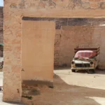 Le Sahara tunisien est une véritable merveille naturelle, un désert vaste et envoûtant qui offre des paysages époustouflants, un patrimoine culturel riche et une aventure inoubliable. Si vous êtes à la recherche d’une excursion pas chère et privée pour explorer le désert tunisien, vous êtes au bon endroit. Notre circuit Sahara et Désert Tunisien vous permettra de découvrir cette région mythique de manière unique, loin des sentiers battus. Suivez-nous dans cette aventure exceptionnelle à travers les dunes dorées et les oasis verdoyantes du sud de la Tunisie ! Pourquoi Choisir un Circuit Privé pour Explorer le Désert Tunisien ? Lorsque vous planifiez un voyage dans le désert, l'une des premières questions à se poser est le choix entre un circuit organisé en groupe ou un circuit privé. Un circuit privé offre de nombreux avantages qui vous garantiront une expérience de voyage plus intime et personnalisée. Voici pourquoi un circuit privé dans le désert tunisien est un choix judicieux : Confort et Flexibilité En optant pour un circuit privé, vous aurez un contrôle total sur votre emploi du temps. Vous n'aurez plus à suivre les horaires stricts d’un groupe ou à vous presser pour rejoindre les autres participants. Au contraire, vous pourrez prendre votre temps à chaque étape de votre aventure, vous arrêter là où vous le souhaitez, et profiter pleinement de chaque moment. Des Guides Locaux Passionnés Notre équipe de guides locaux connaît le désert comme personne d'autre. Ils vous accompagneront tout au long de votre voyage et vous livreront des anecdotes fascinantes sur l’histoire, la faune et la flore du Sahara. Ils sauront répondre à toutes vos questions et personnaliser le circuit selon vos intérêts. Si vous souhaitez en savoir plus sur les traditions locales, les techniques de survie dans le désert ou la géographie particulière de la région, nos guides seront heureux de partager leur expertise avec vous. Des Transports Confortables et Sécurisés Le voyage dans le désert implique des trajets parfois longs, mais grâce à notre service de transport privé, vous serez assuré de voyager dans un confort optimal. Nos véhicules sont modernes, climatisés et adaptés aux terrains accidentés du désert, ce qui vous permet de vous détendre et de profiter de la vue spectaculaire sans souci. Des Itinéraires Sur-Mesure Avec un circuit privé, vous pouvez choisir la durée et le parcours de votre excursion en fonction de vos préférences. Que vous soyez un amateur de randonnée, un passionné de photographie ou un amoureux de la culture berbère, nous créerons un itinéraire sur-mesure qui correspond à vos envies et à votre rythme. Vous pourrez explorer des sites moins connus et échapper à la foule des tours classiques. Les Incontournables du Circuit Sahara et Désert Tunisien Lors de votre circuit privé dans le désert tunisien, vous découvrirez des lieux d’une beauté rare, où chaque dune, chaque oasis, chaque village raconte une histoire. Voici quelques-uns des points forts que nous vous recommandons de ne pas manquer : 1. Douz – La Porte du Désert Douz est un village emblématique situé aux portes du Sahara, surnommée "la porte du désert". Ce lieu est une escale incontournable pour quiconque souhaite explorer le désert tunisien. Vous pourrez y faire une balade à dos de chameau, vivre une expérience authentique dans le désert, ou encore visiter le musée du patrimoine saharien pour découvrir l’histoire fascinante de la région. 2. Matmata – Les Célèbres Troglodytes Si vous souhaitez vous immerger dans la culture locale, Matmata est un lieu fascinant. Ce village berbère est célèbre pour ses maisons troglodytes, des habitations creusées dans la roche qui offrent une isolation parfaite contre la chaleur du désert. Vous pourrez visiter ces habitations et rencontrer les habitants chaleureux qui y vivent encore aujourd’hui, tout en découvrant les traditions ancestrales. 3. Tataouine et ses Ksour Tataouine est une autre étape incontournable de votre excursion dans le sud tunisien. Cette région est connue pour ses ksour, des villages fortifiés en pierre qui ont été utilisés pour stocker des marchandises et protéger les habitants des invasions. Le site de Tataouine est également célèbre pour avoir inspiré les décors du film Star Wars. Vous pourrez visiter ces incroyables constructions et explorer les villages environnants qui sont restés inchangés au fil des siècles. 4. Les Oases de Chebika et Tamerza Les oasis de Chebika et Tamerza sont de véritables joyaux cachés au cœur du désert. Ces endroits magnifiques sont alimentés par des sources d’eau cristalline, créant un contraste frappant avec les vastes étendues arides des dunes environnantes. Les visiteurs peuvent se promener parmi les palmiers, explorer les ruines des anciens villages et se rafraîchir dans les piscines naturelles. 5. Les Dunes de Chott el Jerid La région de Chott el Jerid, un immense plateau salé, est un lieu mystique où le silence et l’immensité du désert offrent une expérience hors du commun. Ce site est particulièrement spectaculaire au coucher du soleil, lorsque les couleurs des dunes se transforment en nuances de rose, orange et violet. C’est un endroit idéal pour les amoureux de la photographie ou les voyageurs en quête de tranquillité. Réserver Votre Excursion Privée dans le Désert Tunisien Réserver un circuit privé dans le Sahara tunisien est facile et rapide. Nous offrons une variété d’options adaptées à tous les budgets, allant des excursions d’une journée aux circuits plus longs, avec des hébergements dans des hôtels confortables ou dans des camps berbères traditionnels. Nous nous engageons à vous fournir une expérience unique, à la fois authentique et confortable. Pour plus de détails sur nos circuits et pour obtenir un devis personnalisé, n’hésitez pas à visiter notre site web sudtunisie.com/voyage/circuits-desert. Tarifs Abordables pour un Voyage Inoubliable Contrairement à ce que l’on pourrait penser, une excursion privée dans le désert tunisien ne coûte pas nécessairement une fortune. Nous proposons des tarifs compétitifs et accessibles, en fonction de vos besoins et de votre budget. Grâce à notre réseau de partenaires locaux et à nos choix d'hébergements variés, nous pouvons offrir des expériences de qualité à des prix attractifs. Et surtout, chaque voyage est une aventure unique, sans compromis sur le confort ou la sécurité. Conclusion : Vivez une Expérience Unique dans le Sahara Tunisien Le désert tunisien est un lieu magique, où la beauté de la nature et la richesse culturelle se rencontrent pour offrir une expérience de voyage inoubliable. Que vous soyez à la recherche d’une escapade relaxante ou d’une aventure hors du commun, un circuit privé dans le Sahara tunisien est l’occasion rêvée de découvrir cette région exceptionnelle à votre propre rythme. Pour plus d’informations et pour réserver votre excursion, rendez-vous sur notre site de réservation. Si vous souhaitez en savoir plus sur nos services, consultez notre page Tripadvisor et lisez les témoignages de nos clients satisfaits !
