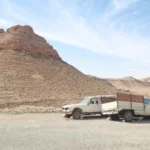 Nous vous invitons à découvrir l’univers fascinant du Sahara et du désert tunisien à travers notre circuit exclusif et économique. Dans cet article, nous vous proposons de plonger dans une expérience inoubliable qui combine aventure, détente et immersion culturelle. Notre équipe dévouée vous accompagnera à chaque étape pour vous garantir une excursion sur mesure, en alliant confort, authenticité et découverte. Que vous soyez amateur de paysages grandioses, passionné d’histoire ou en quête d’un dépaysement total, notre circuit répondra à toutes vos attentes. Les charmes uniques du Sahara et du désert tunisien Le désert tunisien est un véritable écrin de beauté naturelle, où le sable doré se mêle aux teintes chaudes du soleil. Chaque instant passé dans ce paysage hors du temps révèle des trésors insoupçonnés : dunes majestueuses, oasis luxuriantes et villages berbères authentiques. L’expérience proposée par notre circuit vous permettra de ressentir l’immensité du désert et la magie des lieux, tout en vous offrant des rencontres enrichissantes avec les populations locales. Un paysage en constante évolution Au fil des kilomètres, le désert dévoile des panoramas saisissants qui évoluent selon la lumière du jour. Dès l’aube, le lever du soleil sur les dunes offre un spectacle époustouflant de nuances orangées et rosées. À midi, la lumière éclatante sublime le sable, tandis qu’en fin d’après-midi, le crépuscule adoucit les contrastes pour offrir une atmosphère féerique. Chaque instant est une invitation à la contemplation et à la méditation dans un cadre naturel d’une rare beauté. Histoire et patrimoine culturel du désert Le désert tunisien n’est pas seulement un décor de carte postale, il est également le témoin vivant d’une histoire millénaire. Les vestiges des anciennes caravanes, les kasbahs et les ruelles des villages berbères racontent une épopée riche et fascinante. Au cours de notre circuit, nous vous ferons découvrir des sites historiques chargés de légendes et d’histoires, vous permettant de plonger dans l’âme de cette région. Les échanges avec les habitants, toujours chaleureux et accueillants, offrent un éclairage unique sur les traditions et le mode de vie ancestral. Itinéraire détaillé de notre circuit et excursion Notre circuit a été minutieusement conçu pour offrir une expérience complète et variée du désert tunisien. Chaque journée a été pensée pour vous permettre de découvrir les multiples facettes du Sahara, alliant aventure, culture et détente. Première journée : Accueil et immersion dans l’ambiance désertique Dès votre arrivée, vous serez accueilli avec la convivialité qui caractérise notre région. Un briefing complet vous présentera les étapes du voyage et les précautions à prendre pour profiter pleinement de cette aventure. La journée débute par une balade en chameau à travers des dunes immenses, une expérience qui vous connecte immédiatement à la nature brute du désert. Vous ressentirez la douceur du sable sous vos pieds et la majesté du paysage qui s’étend à perte de vue. Deuxième journée : Découverte des oasis et rencontres authentiques La deuxième journée est dédiée à la découverte des oasis, véritables poumons verts du désert. Ces havres de fraîcheur contrastent avec l’aridité des alentours et offrent un cadre idéal pour se ressourcer. Vous aurez l’occasion de visiter plusieurs oasis où vous pourrez admirer la végétation luxuriante et vous baigner dans des eaux cristallines. Nos guides vous présenteront également l’histoire de ces lieux et vous initieront aux techniques traditionnelles d’irrigation. Les rencontres avec les habitants vous permettront d’échanger sur leurs coutumes, leur artisanat et leur vie quotidienne, rendant cette journée riche en émotions et en découvertes. Troisième journée : Exploration des sites historiques et culturels L’histoire et la culture occupent une place prépondérante dans notre circuit. La troisième journée vous plongera dans le passé glorieux de la région avec la visite de monuments historiques, de forts anciens et de ruelles pittoresques. Chaque site est le témoin d’un passé mouvementé et d’une civilisation qui a su s’adapter aux conditions extrêmes du désert. Nos guides passionnés partageront avec vous des anecdotes fascinantes et des récits légendaires qui donneront vie aux pierres et aux vestiges que vous découvrirez. Cette immersion culturelle vous permettra de mieux comprendre l’évolution de la région et de ressentir la force d’une histoire qui se perpétue depuis des siècles. Quatrième journée : Aventure en 4x4 et dîner sous les étoiles Après plusieurs jours d’exploration à pied et à dos de chameau, la quatrième journée propose une aventure en 4x4 pour découvrir les zones les plus reculées et sauvages du désert. Ce mode d’excursion vous permet d’accéder à des sites isolés et de profiter d’un panorama exceptionnel. L’adrénaline de la conduite sur des terrains accidentés se marie parfaitement avec la beauté sereine du désert. Le soir venu, vous serez convié à un dîner traditionnel en plein air, sous un ciel constellé d’étoiles. Ce moment de partage et de convivialité, accompagné de musique locale et de spécialités culinaires, est l’un des points forts de notre circuit. Cinquième journée : Retour sur soi et dernières découvertes La dernière journée de votre aventure est une invitation à la réflexion et au partage. Avant de reprendre le chemin du retour, nous organiserons une dernière session de découverte afin de revisiter les moments forts du voyage. Ce sera l’occasion d’échanger sur vos impressions, de partager vos anecdotes et de consolider les liens créés durant l’expédition. Vous repartirez avec le cœur rempli de souvenirs inoubliables et l’envie irrésistible de revenir explorer d’autres facettes du désert tunisien. Les avantages de notre circuit et excursion pas chers Nous avons conçu notre offre pour qu’elle soit accessible à tous, sans compromis sur la qualité. Voici quelques-uns des avantages qui font de notre circuit une expérience unique et économique : Une expérience authentique et personnalisée Chaque détail de notre circuit est pensé pour vous offrir une immersion totale dans l’univers du désert tunisien. Nous privilégions les petits groupes afin de garantir une approche personnalisée et conviviale. Nos itinéraires sont flexibles et peuvent être adaptés selon vos envies, ce qui vous permet de vivre une aventure sur mesure. En choisissant notre circuit, vous optez pour une expérience authentique, loin des sentiers battus et des offres touristiques standardisées. Un rapport qualité-prix exceptionnel Nous savons que voyager dans le désert peut représenter un coût élevé. C’est pourquoi nous nous efforçons de proposer un excellent rapport qualité-prix. Nos tarifs sont étudiés pour rendre l’expérience accessible à un large public, tout en garantissant le confort et la sécurité de chaque participant. En optimisant nos ressources et en nouant des partenariats locaux, nous sommes en mesure de vous offrir un voyage inoubliable à un prix très attractif. Un accompagnement professionnel et passionné Notre équipe de guides et d’experts est notre plus grande force. Passionnés par le désert et fiers de leur patrimoine, ils partagent avec vous leur amour pour ces terres ancestrales. Leur connaissance pointue du terrain et leur capacité à raconter l’histoire de chaque lieu transforment chaque visite en une véritable leçon de vie. Ils veillent également à votre sécurité et à votre bien-être tout au long du circuit, pour que vous puissiez profiter de chaque instant en toute sérénité. Sécurité et confort avant tout La sécurité de nos voyageurs est au cœur de nos préoccupations. Nous utilisons des véhicules adaptés aux conditions difficiles du désert et mettons à disposition tout l’équipement nécessaire pour un séjour sans encombre. Chaque étape du circuit est planifiée avec soin pour garantir un confort optimal, que ce soit lors des trajets ou pendant les moments de détente. Vous n’aurez à vous soucier de rien, nous nous occupons de tous les détails pour que votre aventure se déroule dans les meilleures conditions possibles. La magie des couchers de soleil et des nuits étoilées Le désert tunisien offre des spectacles naturels qui resteront gravés dans votre mémoire. Le coucher de soleil sur les dunes est un moment magique où le ciel se transforme en une toile de couleurs flamboyantes. Chaque soir, vous aurez l’occasion d’assister à ce phénomène unique, qui évoque tant de poésie et de sérénité. La nuit, loin des lumières urbaines, le ciel se pare d’un nombre impressionnant d’étoiles, créant une ambiance mystique et apaisante. Ce contraste saisissant entre la lumière du jour et l’obscurité étoilée fait du désert un lieu propice à la contemplation et à la détente. L’artisanat et la cuisine locale : un voyage sensoriel Le désert tunisien, c’est aussi une richesse culturelle qui se reflète dans son artisanat et sa cuisine. Au fil de notre circuit, vous aurez l’opportunité de découvrir des produits locaux faits main, allant des tapis berbères aux poteries traditionnelles. Les marchés locaux regorgent de trésors artisanaux qui racontent l’histoire et les traditions de la région. Par ailleurs, la gastronomie tunisienne, avec ses épices, ses couscous parfumés et ses tajines savoureux, ravira vos papilles. Nos arrêts dans les villages et oasis sont l’occasion de déguster des mets authentiques préparés avec passion et savoir-faire traditionnel. Activités d’aventure pour les amateurs de sensations fortes Si vous recherchez des sensations fortes, notre circuit propose également des activités d’aventure adaptées à tous les niveaux. En plus des promenades à dos de chameau et des excursions en 4x4, nous organisons des randonnées dans les zones moins explorées du désert. Ces activités permettent non seulement de découvrir des paysages à couper le souffle, mais aussi de relever des défis personnels dans un environnement naturel extrême. Pour les plus intrépides, nous offrons même la possibilité de participer à des ateliers de survie dans le désert, où vous apprendrez à vous adapter aux conditions parfois rudes du milieu saharien. L’histoire de la région et ses légendes fascinantes Le désert tunisien est un véritable livre d’histoires, où chaque grain de sable semble receler un secret. Au fil du circuit, nos guides vous narreront des légendes transmises de génération en génération. Vous entendrez parler des anciens royaumes, des batailles épiques et des héros oubliés qui ont marqué l’histoire de cette terre. Ces récits, mêlant réalité et mythe, apportent une dimension supplémentaire à votre voyage et vous permettent de vous immerger dans un univers où le temps semble suspendu. La richesse du patrimoine oral local contribue à créer une atmosphère unique et mystérieuse qui ne manquera pas de vous captiver. Conseils pratiques pour préparer votre voyage dans le désert tunisien Pour que votre aventure se déroule sans encombre, voici quelques conseils indispensables à prendre en compte lors de la préparation de votre séjour. Préparation physique et mentale Un voyage dans le désert demande une bonne condition physique et une préparation mentale adéquate. Nous vous recommandons d’effectuer quelques activités physiques légères avant le départ pour vous habituer aux longues marches et aux températures parfois extrêmes. La préparation mentale est tout aussi essentielle : il s’agit de se détacher du quotidien et d’embrasser l’inattendu avec enthousiasme et curiosité. Équipement et indispensables à emporter Il est important d’emporter le nécessaire pour vivre confortablement cette aventure. Prévoyez des vêtements adaptés aux variations de température – des tenues légères pour le jour, ainsi que des vêtements plus chauds pour les soirées fraîches. Une protection solaire efficace, des lunettes de soleil et un chapeau sont indispensables pour vous protéger du soleil intense. N’oubliez pas une trousse de premiers secours, des bouteilles d’eau en quantité suffisante et, bien sûr, votre appareil photo pour immortaliser chaque moment. Chaque petit détail contribuera à rendre votre expérience encore plus agréable et mémorable. Respect de l’environnement et des traditions locales Nous vous encourageons à adopter une attitude écoresponsable durant votre séjour. Respectez la nature, évitez de laisser des déchets derrière vous et privilégiez les produits locaux. Adopter une approche respectueuse envers les habitants et leurs traditions enrichira votre expérience et contribuera à la préservation de ce patrimoine exceptionnel. En agissant ainsi, vous participerez à la protection d’un environnement fragile et contribuerez à la pérennité de ces traditions ancestrales. Préparer son itinéraire en toute sérénité Nous mettons à votre disposition toutes les informations nécessaires pour préparer votre voyage. Notre site offre une description détaillée de chaque étape du circuit, accompagnée de conseils pratiques et de témoignages de voyageurs. Pour découvrir l’ensemble de nos circuits et en savoir plus sur les activités proposées, nous vous invitons à consulter notre page dédiée : Découvrez nos circuits dans le désert. La réservation et le contact : une démarche simplifiée Nous avons conçu notre processus de réservation pour qu’il soit simple et rapide, afin que vous puissiez vous concentrer sur l’essentiel : préparer votre aventure. Réservation en ligne et personnalisation de votre voyage Notre plateforme de réservation en ligne vous permet de réserver votre place en quelques clics. Vous avez la possibilité de personnaliser votre itinéraire en fonction de vos envies et besoins spécifiques. Chaque option est expliquée en détail, vous permettant ainsi de choisir l’excursion qui vous correspond le mieux. Une fois votre réservation confirmée, nous vous transmettons toutes les informations pratiques pour que votre voyage se déroule sans accrocs. Contactez-nous pour plus d’informations Pour toute demande ou précision supplémentaire, notre équipe est à votre écoute. Vous pouvez nous contacter directement via notre formulaire de devis en ligne. Pour en savoir plus et pour demander un devis personnalisé, cliquez ici : Demander un devis pour votre voyage dans le désert. Nous sommes disponibles pour répondre à toutes vos questions et vous guider dans la préparation de votre séjour. Témoignages et avis des voyageurs : la preuve d’une expérience réussie La satisfaction de nos clients est la meilleure preuve de la qualité de notre offre. Nous recueillons régulièrement des témoignages qui soulignent la richesse de l’expérience vécue lors de nos circuits dans le désert tunisien. Des retours d’expérience authentiques et inspirants Les avis de nos voyageurs témoignent de l’authenticité de nos circuits. Beaucoup soulignent l’accueil chaleureux, la qualité des guides et l’attention portée aux détails. Chaque retour est pour nous une source de motivation et d’amélioration continue. Vous pouvez consulter ces témoignages et même laisser le vôtre sur des plateformes reconnues telles que TripAdvisor. Pour découvrir ce que nos voyageurs pensent de nous, rendez-vous sur notre page TripAdvisor. Une communauté de passionnés du désert En rejoignant notre circuit, vous ne faites pas seulement l’expérience d’un voyage exceptionnel, mais vous intégrez également une communauté de passionnés du désert. Ces échanges enrichissants vous permettront de partager vos aventures et de créer des liens durables avec d’autres amateurs d’exploration. Les souvenirs partagés et les conseils échangés entre voyageurs contribuent à faire de chaque excursion un moment unique et inoubliable. Pourquoi choisir notre circuit pour votre aventure dans le désert tunisien ? Choisir notre circuit, c’est opter pour une aventure authentique et bien pensée dans l’un des plus beaux décors naturels du monde. Nous combinons expertise locale, passion pour notre patrimoine et souci constant de votre bien-être pour vous offrir une expérience qui dépasse toutes vos attentes. Un circuit adapté à tous les profils Que vous soyez voyageur solitaire, en famille ou entre amis, notre offre s’adapte à toutes les configurations. Nous avons conçu des itinéraires flexibles pour répondre aux besoins de chacun, en proposant des activités variées qui allient découvertes culturelles, aventures en plein air et moments de détente. Vous aurez l’assurance de vivre un voyage riche en émotions, quel que soit votre profil de voyageur. L’expertise de nos guides et le savoir-faire local Nos guides, véritables passionnés du désert, possèdent une connaissance approfondie de la région. Leurs récits, riches en anecdotes et en histoire, vous permettent de comprendre les mystères et la beauté de chaque lieu visité. Ils vous accompagneront pas à pas, vous faisant découvrir non seulement les sites emblématiques, mais aussi les recoins secrets du désert qui ne demandent qu’à être explorés. Un service sur mesure et un suivi personnalisé Dès votre prise de contact jusqu’à votre retour, notre équipe vous offre un suivi personnalisé pour répondre à toutes vos attentes. Nous mettons un point d’honneur à vous offrir un service de qualité, en vous garantissant une expérience sans tracas et entièrement dédiée à la satisfaction de vos envies d’aventure. Conclusion : Une aventure inoubliable à portée de main En conclusion, notre circuit et excursion dans le désert tunisien représente bien plus qu’un simple voyage. C’est une immersion totale dans un monde où la nature, la culture et l’histoire se rencontrent pour créer une expérience hors du commun. Nous vous invitons à vivre cette aventure authentique et à vous laisser envoûter par la magie du Sahara. Chaque instant passé dans ce décor unique vous apportera des souvenirs précieux et une envie irrésistible de revenir explorer d’autres facettes de cette région exceptionnelle. Nous sommes convaincus que cette aventure saura vous séduire et transformer votre vision du voyage. Pour réserver votre place et obtenir plus d’informations, n’hésitez pas à consulter nos pages dédiées et à nous contacter. Rejoignez-nous pour une expérience qui marquera votre vie, où chaque pas dans le désert sera une découverte et chaque rencontre une révélation. Nous vous remercions de la confiance que vous nous accordez et sommes impatients de vous accueillir pour partager ensemble les trésors du désert tunisien. Plongez dans l’aventure, laissez-vous guider par nos experts et vivez une escapade inoubliable au cœur d’un paysage époustouflant. Pour découvrir l’ensemble de nos offres et vivre cette expérience unique, visitez dès maintenant notre page de circuits sur le désert : Découvrez nos circuits dans le désert. Pour toute demande de devis personnalisé, cliquez ici : Demander un devis pour votre voyage dans le désert. Enfin, partagez votre expérience et consultez les avis de nos voyageurs sur TripAdvisor. Nous sommes fiers de vous proposer une aventure qui allie découverte, aventure et authenticité, et nous avons hâte de vous faire vivre l’expérience unique du désert tunisien. Préparez-vous à être émerveillé par des paysages grandioses, des rencontres chaleureuses et des moments de pure magie sous le ciel du Sahara.