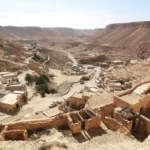 La Tunisie, terre aux multiples facettes, est une destination idéale pour les amateurs de randonnée. Située à la croisée du désert du Sahara, de la mer Méditerranée et des montagnes de l’Atlas, elle offre un cadre naturel exceptionnel et diversifié. Les passionnés de nature et d'aventure peuvent profiter d'innombrables circuits de randonnée adaptés à tous les niveaux, allant des promenades faciles pour les débutants jusqu'aux treks exigeants pour les randonneurs expérimentés. Parmi les circuits les plus populaires, le nord-ouest tunisien attire de nombreux randonneurs grâce à ses paysages montagneux verdoyants et à sa richesse historique. Des sites emblématiques comme le parc national de l’Ichkeul, classé au patrimoine mondial de l’UNESCO, offrent des parcours magnifiques, alliant observation ornithologique et randonnée pédestre. Non loin de là, les montagnes de Tabarka et d’Aïn Draham séduisent par leurs forêts de chênes-lièges et leurs sentiers ombragés, idéaux en toutes saisons. En vous dirigeant vers le centre du pays, les gouvernorats de Siliana et de Zaghouan proposent des itinéraires à la fois historiques et naturels. La célèbre randonnée du Temple des Eaux à Zaghouan, qui retrace l'histoire antique du pays, est particulièrement appréciée des randonneurs curieux de découvrir le patrimoine tunisien tout en profitant de panoramas spectaculaires sur les plaines avoisinantes. Le Sud tunisien offre quant à lui une expérience totalement différente. La région de Tataouine et ses alentours attirent les adeptes du trekking saharien à la recherche de sensations fortes et d’immersion dans la culture berbère. Parcourir les dunes dorées du Sahara tunisien, bivouaquer sous les étoiles et découvrir les ksour traditionnels constitue une expérience inoubliable et authentique. La randonnée en Tunisie s’accompagne aussi d’une prise de conscience écologique croissante. De nombreux opérateurs de randonnée adhèrent aux principes du tourisme durable et responsable, en s'engageant activement à respecter et à protéger les écosystèmes locaux. Plusieurs circuits de randonnée labellisés "écotourisme" voient ainsi le jour, permettant aux visiteurs de pratiquer leur passion tout en contribuant à préserver les ressources naturelles du pays. Pour garantir une sécurité optimale et une expérience enrichissante aux randonneurs, plusieurs agences tunisiennes adoptent les standards internationaux de qualité, notamment les certifications ISO. Ces certifications assurent que les circuits proposés respectent strictement les normes en matière de gestion environnementale (ISO 14001) et de satisfaction client (ISO 9001). Les randonneurs peuvent donc profiter pleinement de leur aventure avec l’assurance d'un encadrement professionnel et d'une organisation irréprochable. L’un des aspects les plus séduisants des randonnées en Tunisie est l’authenticité des rencontres humaines. En effet, la population locale est réputée pour son hospitalité chaleureuse et son accueil généreux. Lors de vos excursions, vous aurez l’occasion de visiter des villages typiques où vous découvrirez les traditions ancestrales, l’artisanat local, et où vous dégusterez la savoureuse gastronomie tunisienne, réputée pour sa richesse en saveurs méditerranéennes. Côté pratique, le climat méditerranéen tempéré de la Tunisie est particulièrement favorable à la randonnée toute l’année, avec des périodes idéales au printemps et en automne. Ces saisons offrent des températures douces, idéales pour marcher longtemps sans inconfort. Les mois d'hiver, légèrement plus frais, permettent de découvrir des paysages sous un autre angle, notamment dans les régions montagneuses et désertiques. Pour optimiser votre séjour et profiter pleinement des randonnées en Tunisie, il est conseillé de faire appel à des guides locaux qualifiés. Ces experts du terrain vous permettront de mieux comprendre la diversité naturelle et culturelle du pays, tout en assurant votre sécurité et votre confort tout au long du parcours. De plus, ils seront d'excellents ambassadeurs pour vous initier aux traditions et coutumes locales. Enfin, grâce à son accessibilité aérienne et ses infrastructures touristiques de qualité, la Tunisie est une destination idéale pour organiser facilement votre séjour randonnée, que vous soyez en solo, en groupe ou en famille. Plusieurs formules existent, adaptées à chaque type de voyageur, allant du trek de plusieurs jours avec bivouac au séjour plus confortable avec hébergement en hôtel ou en maison d’hôtes. En conclusion, choisir la randonnée en Tunisie, c’est opter pour une aventure qui allie plaisir sportif, découverte culturelle, respect de l’environnement et rencontre humaine authentique. La diversité des paysages, la richesse historique et culturelle du pays, ainsi que l’engagement vers un tourisme responsable font de la Tunisie une destination incontournable pour les amoureux de randonnée du monde entier.