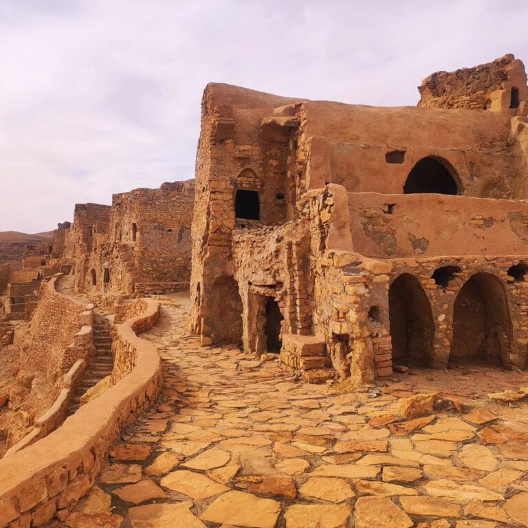 Nous avons imaginé pour vous un circuit privé complet dans le Sud tunisien, alliant randonnée, immersion culturelle et découverte des dunes majestueuses du Sahara tunisien. Grâce à notre expertise et à la plateforme Circuits désert sud tunisien, nous vous proposons un séjour sur-mesure, pensé pour les voyageurs en quête d’authenticité et de sensations fortes. Vous n’aurez qu’à vous laisser porter : nous nous occupons de tout ! 1. Notre approche personnalisée du désert Chez nous, chaque voyage est unique. Nous commençons toujours par une écoute attentive de vos envies : rythme de randonnée, intérêts culturels, confort souhaité… Ensuite, nous façonnons un itinéraire privé où flexibilité et confort sont les maîtres-mots. Véhicule dédié : 4×4 tout-terrain ou minibus, climatisé, avec chauffeur-guide francophone. Programme à la carte : lever de soleil sur les dunes, bivouac étoilé, visite de ksour troglodytes, … c’est vous qui décidez. Hébergement de charme : nuits en camp nomade, maisons d’hôtes traditionnelles, ou hôtel de charme à Tozeur. Rencontres authentiques : partages chez l’habitant, ateliers artisanaux, dégustations de spécialités locales. Nous veillons à ce que votre circuit reste intime et loin des foules, pour une véritable déconnexion et une immersion totale. 2. Itinéraire détaillé : de Tozeur à l’immensité des dunes Notre proposition classiquement réalisée en 5 à 7 jours peut être ajustée selon votre calendrier. Voici un exemple de parcours : Jour 1 – Accueil à Tozeur Arrivée à Tozeur en fin de matinée. Ambiance oasis garantie : palmeraies, ruelles en briques d’argile et artisanat local. Nous visitons le vieux centre, la medina et le musée Dar Chraït avant un premier dîner berbère. Jour 2 – Oases de Chebika et Tamerza Départ matinal vers l’oasis de Chebika, nichée au pied de falaises spectaculaires. Balade au fil de cascades naturelles, puis déjeuner dans un cadre bucolique. L’après-midi, découverte de Tamerza et son impressionnante cascade. Jour 3 – Traversée du Chott El Jerid Route vers le lac salé du Chott El Jerid, véritable « mer de sel » miroir. Pause photo inoubliable, parfois ponctuée de mirages. Nous poursuivons vers une auberge troglodyte pour la nuit. Jour 4 – Bivouac dans les dunes Après un transfert en 4×4, installation dans un camp nomade au pied des dunes rouges de la Grande Erg Orientale. Tentatives d’ascension, balade à dos de dromadaire pour admirer le coucher de soleil, dîner autour du feu de camp. Jour 5 – Randonnée saharienne et lever de soleil Réveil avant l’aube pour gravir la dune principale et assister à l’un des plus beaux levers du soleil du monde : un spectacle de teintes dorées et rouges à couper le souffle. Retour au camp pour le petit-déjeuner, puis route vers Douz, « porte du désert ». Jour 6 – Douz, Chenini et villages berbères Visite du souk de Douz, réputé pour ses dattes et son artisanat. L’après-midi, excursion dans les villages perchés de Chenini et Douiret : ksour abandonnés, paysages lunaires et rencontres improvisées avec les habitants. Jour 7 – Retour à Tozeur et fin du circuit Dernier petit-déjeuner saharien, route de retour à Tozeur. Fin de nos services après un dernier verre de thé à la menthe, riche en souvenirs et en émotions. Chaque étape de ce circuit privé est modulable : si vous souhaitez rallonger le séjour pour une randonnée supplémentaire ou raccourcir certaines parties, nous adaptons immédiatement. 3. Activités phares pour une immersion totale Pour que votre voyage soit inoubliable, nous incluons des expériences originales et immersives : Balade à dos de dromadaire Un classique du désert : lenteur et sérénité, alternatives parfaites à la randonnée motorisée. Idéal pour profiter du silence et de la douceur du Sahara. Atelier de poterie berbère Rendez-vous dans un village traditionnel pour façonner votre propre pot, selon des techniques ancestrales. Un souvenir artisanal à rapporter. Soirée astronomie Privatisation d’un télescope pour observer la Voie lactée. Les repères lumineux étant quasi inexistants, les étoiles brillent de mille feux. Initiation à la cuisine locale Sous la houlette d’un chef nomade, apprenez à préparer le méchoui, la mloukhia et la chakchouka saharienne. Convivialité garantie autour de la table. Randonnée guidée dans l’erg Exploration à pied des dunes les plus sauvages, accompagnés d’un guide expert en faune et flore saharienne. Plantes médicinales, traces d’animaux et oasis secrètes au programme. Ces activités sont intégrées dans votre forfait privé, sans coût caché, pour une expérience vraiment authentique. 4. Hébergements exclusifs : charme et confort Nous avons soigneusement sélectionné pour vous des hébergements qui combinent tradition et modernité : Type d’hébergement Description Camp nomade de charme Tentes spacieuses équipées de vrais lits, sanitaires communs soignés, repas sous tente étoilée. Maison d’hôtes troglodyte Chambres creusées dans la roche, atmosphère fraîche en été, déco berbère authentique. Hôtel de charme à Tozeur Piscine, patio ombragé, chambres climatisées, petit-déjeuner buffet avec produits locaux. Chaque option peut être ajustée selon votre budget et votre confort souhaité. Vous pouvez mixer les formules : deux nuits en bivouac, deux nuits en troglodyte, une nuit en hôtel… c’est vous qui décidez ! 5. Conseils pratiques et recommandations santé Pour profiter pleinement de votre aventure saharienne, quelques astuces : Équipement vestimentaire Privilégiez des vêtements légers en coton durant la journée, mais ne négligez pas une petite laine pour les soirées, où la température peut chuter de 20 °C en quelques heures. Protection solaire Chapeau, lunettes, crème indice 50 +: le soleil du désert est redoutable, même hors saison estivale. Hydratation Buvez abondamment, emportez au moins 2 litres d’eau par personne et jour. Nous prévoyons toujours des bouteilles suffisantes dans le 4×4. Trousse de premiers secours Pansements, désinfectant, anti-moustiques et médicaments de base : nous vous recommandons de vérifier votre trousse avant le départ. Meilleure période pour partir Avril–mai et septembre–octobre offrent des températures idéales (20 °C–30 °C). En été, préparez-vous à plus de 40 °C, et en hiver, les nuits peuvent être très fraîches. 6. Tarifs, réservations et contact rapide Pour obtenir un devis détaillé, adapté à vos dates et au nombre de participants, contactez-nous sans attendre : 👉 Demandez votre devis personnalisé et recevez une proposition dans les 24 heures. Nos formules démarrent à 700 € par personne (base 4 voyageurs), incluant : Véhicule privé (4×4 ou minibus) Chauffeur-guide francophone Hébergements mentionnés ci-dessus Repas traditionnels (petit-déjeuner, déjeuner et dîner) Activités listées au paragraphe précédent Pour un groupe plus restreint ou plus nombreux, le prix se module automatiquement. N’hésitez pas à nous indiquer votre budget : nous nous adaptons ! 7. Avis clients et témoignages authentiques Croyez-nous sur parole… ou laissez nos voyageurs vous convaincre ! Retrouvez leurs retours sur : TripAdvisor : Avis Sud Tunisie – Tozeur Google My Business : nota sur 5, majoritairement “Excellent” Instagram : #SudTunisieVoyage, #SaharaPrivé, pour des photos en direct de votre futur séjour Leurs commentaires soulignent toujours : « un guide exceptionnel », « un confort inégalé en plein désert », « des rencontres inoubliables » et « un dépaysement total ». 8. Pourquoi choisir notre circuit privé dans le Sud tunisien ? En résumé, nous vous offrons : Une expérience ultra-personnalisée : c’est votre voyage, à votre rythme. Un service de qualité : guides expérimentés, hébergements choisis, logistique sans faille. Une immersion culturelle : ateliers chez l’habitant, partage de traditions ancestrales. Une sécurité optimale : véhicules tout-terrain entretenus, accompagnement 24/7. Une aventure mémorable : paysages spectaculaires, bivouacs magiques et saveurs locales. Nous mettons tout en œuvre pour que vous gardiez des étoiles dans les yeux bien longtemps après votre retour.