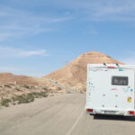 La Tunisie est une destination qui fait rêver tous les amoureux de nature, d'aventure et de dépaysement. Que vous soyez passionnés de randonnées dans des paysages grandioses ou curieux de découvrir des villages authentiques nichés entre palmiers et montagnes, la randonnée en Tunisie vous promet une expérience unique. Nous allons vous guider pas à pas pour découvrir les meilleurs circuits, les incontournables du Sud tunisien, ainsi que des conseils pratiques pour bien préparer votre aventure. Les plus beaux itinéraires de randonnée dans le désert tunisien Quand on parle de randonnée en Tunisie, difficile de ne pas penser au Sahara et à ses immensités de dunes dorées. Le désert tunisien offre une palette d’itinéraires à couper le souffle, adaptés à tous les niveaux. Le circuit des oasis de Tozeur et Nefta Au sud-ouest de la Tunisie, la région de Tozeur est célèbre pour ses palmeraies luxuriantes et ses paysages lunaires. Le sentier qui relie Tozeur à Nefta traverse une mosaïque d’oasis, de champs de dattiers et de villages traditionnels. Marcher ici, c’est plonger dans un monde où la nature et la culture s’entrelacent harmonieusement. On peut s’arrêter dans des ksour anciens, découvrir l’artisanat local, et profiter de la fraîcheur bienvenue des palmiers en plein désert. La randonnée est accessible, avec des étapes qui alternent entre marche dans les dunes et chemins ombragés. Le massif de Matmata : randonnées entre montagnes et troglodytes Pour ceux qui cherchent à allier randonnée et découverte culturelle, le massif de Matmata est un choix parfait. Ici, les habitants ont creusé leurs maisons troglodytes dans la roche, créant un paysage architectural unique. Les sentiers serpentent entre collines, vallées et villages berbères, offrant des panoramas incroyables sur les environs. La douceur du climat méditerranéen rend les balades agréables, même en hiver. L’erg oriental : la grande traversée des dunes Pour les plus aventureux, la traversée de l’erg oriental, avec ses dunes immenses et ses ciels étoilés, est un must. Cette randonnée demande une bonne préparation physique et un guide expérimenté, car les conditions dans le désert peuvent être exigeantes. Le spectacle naturel est à couper le souffle, et le sentiment d’isolement crée une connexion profonde avec la nature sauvage. Plusieurs agences proposent des circuits tout compris avec bivouac sous les étoiles, pour une expérience authentique. Pour ceux qui souhaitent en savoir plus sur ces circuits, nous recommandons vivement de consulter ce lien : circuits désert Tunisie. Les atouts incontournables du Sud tunisien pour la randonnée Le Sud tunisien regorge de trésors naturels et culturels qui en font une destination privilégiée pour les randonneurs. La richesse des oasis et la diversité des paysages L’une des particularités majeures est la présence d’oasis verdoyantes au milieu du désert. Ces havres de fraîcheur abritent une biodiversité surprenante, avec des espèces végétales et animales adaptées au climat aride. Au-delà des palmeraies, on découvre des montagnes, des plateaux rocheux et des étendues sablonneuses. Cette variété offre aux randonneurs un terrain de jeu unique et des paysages en constante évolution. La rencontre avec les populations locales et leur culture Randonnée ne rime pas seulement avec nature. En Tunisie, c’est aussi l’occasion d’échanger avec les habitants, de goûter à la cuisine locale et d’admirer l’artisanat berbère. Les marchés de Tozeur, les ksour, et les villages traditionnels témoignent d’un patrimoine vivant et authentique. Ces rencontres enrichissent chaque étape du parcours, rendant la randonnée plus humaine et mémorable. Un climat favorable toute l’année Le climat du Sud tunisien est doux et ensoleillé, ce qui permet de pratiquer la randonnée quasiment toute l’année. Les mois d’automne et de printemps sont particulièrement agréables, avec des températures idéales pour marcher. Même en hiver, les journées sont souvent claires, offrant des conditions parfaites pour les balades. Conseils pratiques pour bien préparer sa randonnée en Tunisie La réussite d’une randonnée passe aussi par une bonne préparation. Voici quelques astuces pour profiter pleinement de votre séjour. Choisir le bon équipement et se protéger du soleil Les températures élevées du désert obligent à se protéger efficacement : chapeau, lunettes de soleil, crème solaire et vêtements légers mais couvrants sont indispensables. De bonnes chaussures de marche adaptées au sable et aux terrains rocheux vous éviteront les ampoules et faciliteront les déplacements. S’hydrater régulièrement et prévoir des pauses L’eau est votre alliée numéro un en randonnée dans le désert. Emportez suffisamment de bouteilles et faites des pauses fréquentes à l’ombre pour éviter la déshydratation. Se faire accompagner par un guide local Pour des raisons de sécurité et pour enrichir votre expérience, nous recommandons vivement de partir avec un guide local. Il connaît les chemins, les conditions météo, et pourra vous raconter les légendes et anecdotes du coin. Respecter l’environnement et les coutumes locales La nature en Tunisie est fragile, surtout dans le désert. Il est important de ne laisser aucune trace, de ne pas cueillir les plantes protégées et de respecter les traditions des populations locales. Les activités complémentaires à la randonnée pour un séjour complet La randonnée en Tunisie peut facilement s’accompagner d’autres activités pour varier les plaisirs. Balades en dromadaire et bivouac dans le désert Pour vivre le désert autrement, rien de mieux qu’une balade à dos de dromadaire. Cela permet d’accéder à des endroits plus reculés et d’apprécier la lenteur du paysage. Passer une nuit sous tente berbère, autour d’un feu, en observant les étoiles, est une expérience hors du commun qui complète parfaitement la randonnée. Découverte des sites historiques et naturels La région sud tunisienne est riche en sites à visiter entre deux étapes de marche : les ruines romaines de Dougga, les gorges de Selja, ou encore les oasis de Chebika et Tamerza. Ces lieux témoignent de l’histoire millénaire et de la beauté naturelle qui entourent les sentiers de randonnée. La gastronomie locale : une pause bien méritée Après l’effort, le réconfort. Les spécialités tunisiennes comme le couscous, la brik ou la chakchouka sont à savourer dans les auberges locales. Les dattes et les fruits secs sont aussi des encas parfaits pour les marcheurs. Comment réserver votre circuit et planifier votre séjour en Tunisie Pour organiser un séjour sans stress, il est conseillé de passer par des agences spécialisées qui proposent des circuits adaptés et personnalisés. Vous pouvez demander un devis en ligne, comparer les offres, et bénéficier de conseils d’experts pour préparer votre randonnée en toute sérénité. Nous vous invitons à contacter directement des professionnels via ce lien pour un devis personnalisé : demande de devis voyage désert Tunisie. Les témoignages de voyageurs sur la randonnée en Tunisie De nombreux randonneurs ont partagé leurs expériences et impressions, soulignant la beauté exceptionnelle du paysage, la gentillesse des habitants et l’organisation parfaite des circuits. Vous pouvez consulter ces avis pour mieux vous faire une idée avant de partir : avis voyageurs Sud Tunisie. Conclusion : Pourquoi choisir la randonnée en Tunisie pour votre prochaine aventure ? La randonnée en Tunisie allie aventure, découverte culturelle, et paysages à couper le souffle. Que vous soyez débutants ou experts, les sentiers du Sud tunisien s’adaptent à vos envies et vous offrent un dépaysement total. Entre dunes infinies, oasis verdoyantes, villages troglodytes et nuits étoilées, chaque pas vous rapproche d’un univers unique. Avec une bonne préparation et un guide expérimenté, votre randonnée en Tunisie deviendra une expérience inoubliable, riche en émotions et en souvenirs. N’attendez plus pour vivre cette aventure exceptionnelle au cœur du Sahara. Organisez votre séjour dès maintenant, et laissez-vous porter par la magie du désert tunisien.