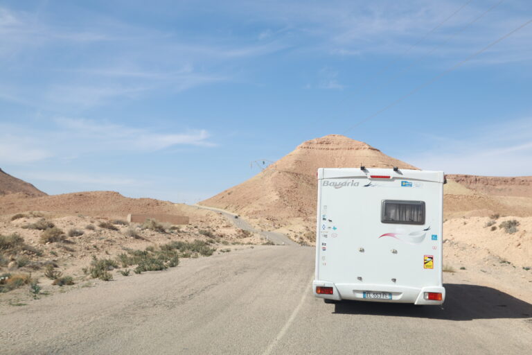 La Tunisie est une destination qui fait rêver tous les amoureux de nature, d'aventure et de dépaysement. Que vous soyez passionnés de randonnées dans des paysages grandioses ou curieux de découvrir des villages authentiques nichés entre palmiers et montagnes, la randonnée en Tunisie vous promet une expérience unique. Nous allons vous guider pas à pas pour découvrir les meilleurs circuits, les incontournables du Sud tunisien, ainsi que des conseils pratiques pour bien préparer votre aventure. Les plus beaux itinéraires de randonnée dans le désert tunisien Quand on parle de randonnée en Tunisie, difficile de ne pas penser au Sahara et à ses immensités de dunes dorées. Le désert tunisien offre une palette d’itinéraires à couper le souffle, adaptés à tous les niveaux. Le circuit des oasis de Tozeur et Nefta Au sud-ouest de la Tunisie, la région de Tozeur est célèbre pour ses palmeraies luxuriantes et ses paysages lunaires. Le sentier qui relie Tozeur à Nefta traverse une mosaïque d’oasis, de champs de dattiers et de villages traditionnels. Marcher ici, c’est plonger dans un monde où la nature et la culture s’entrelacent harmonieusement. On peut s’arrêter dans des ksour anciens, découvrir l’artisanat local, et profiter de la fraîcheur bienvenue des palmiers en plein désert. La randonnée est accessible, avec des étapes qui alternent entre marche dans les dunes et chemins ombragés. Le massif de Matmata : randonnées entre montagnes et troglodytes Pour ceux qui cherchent à allier randonnée et découverte culturelle, le massif de Matmata est un choix parfait. Ici, les habitants ont creusé leurs maisons troglodytes dans la roche, créant un paysage architectural unique. Les sentiers serpentent entre collines, vallées et villages berbères, offrant des panoramas incroyables sur les environs. La douceur du climat méditerranéen rend les balades agréables, même en hiver. L’erg oriental : la grande traversée des dunes Pour les plus aventureux, la traversée de l’erg oriental, avec ses dunes immenses et ses ciels étoilés, est un must. Cette randonnée demande une bonne préparation physique et un guide expérimenté, car les conditions dans le désert peuvent être exigeantes. Le spectacle naturel est à couper le souffle, et le sentiment d’isolement crée une connexion profonde avec la nature sauvage. Plusieurs agences proposent des circuits tout compris avec bivouac sous les étoiles, pour une expérience authentique. Pour ceux qui souhaitent en savoir plus sur ces circuits, nous recommandons vivement de consulter ce lien : circuits désert Tunisie. Les atouts incontournables du Sud tunisien pour la randonnée Le Sud tunisien regorge de trésors naturels et culturels qui en font une destination privilégiée pour les randonneurs. La richesse des oasis et la diversité des paysages L’une des particularités majeures est la présence d’oasis verdoyantes au milieu du désert. Ces havres de fraîcheur abritent une biodiversité surprenante, avec des espèces végétales et animales adaptées au climat aride. Au-delà des palmeraies, on découvre des montagnes, des plateaux rocheux et des étendues sablonneuses. Cette variété offre aux randonneurs un terrain de jeu unique et des paysages en constante évolution. La rencontre avec les populations locales et leur culture Randonnée ne rime pas seulement avec nature. En Tunisie, c’est aussi l’occasion d’échanger avec les habitants, de goûter à la cuisine locale et d’admirer l’artisanat berbère. Les marchés de Tozeur, les ksour, et les villages traditionnels témoignent d’un patrimoine vivant et authentique. Ces rencontres enrichissent chaque étape du parcours, rendant la randonnée plus humaine et mémorable. Un climat favorable toute l’année Le climat du Sud tunisien est doux et ensoleillé, ce qui permet de pratiquer la randonnée quasiment toute l’année. Les mois d’automne et de printemps sont particulièrement agréables, avec des températures idéales pour marcher. Même en hiver, les journées sont souvent claires, offrant des conditions parfaites pour les balades. Conseils pratiques pour bien préparer sa randonnée en Tunisie La réussite d’une randonnée passe aussi par une bonne préparation. Voici quelques astuces pour profiter pleinement de votre séjour. Choisir le bon équipement et se protéger du soleil Les températures élevées du désert obligent à se protéger efficacement : chapeau, lunettes de soleil, crème solaire et vêtements légers mais couvrants sont indispensables. De bonnes chaussures de marche adaptées au sable et aux terrains rocheux vous éviteront les ampoules et faciliteront les déplacements. S’hydrater régulièrement et prévoir des pauses L’eau est votre alliée numéro un en randonnée dans le désert. Emportez suffisamment de bouteilles et faites des pauses fréquentes à l’ombre pour éviter la déshydratation. Se faire accompagner par un guide local Pour des raisons de sécurité et pour enrichir votre expérience, nous recommandons vivement de partir avec un guide local. Il connaît les chemins, les conditions météo, et pourra vous raconter les légendes et anecdotes du coin. Respecter l’environnement et les coutumes locales La nature en Tunisie est fragile, surtout dans le désert. Il est important de ne laisser aucune trace, de ne pas cueillir les plantes protégées et de respecter les traditions des populations locales. Les activités complémentaires à la randonnée pour un séjour complet La randonnée en Tunisie peut facilement s’accompagner d’autres activités pour varier les plaisirs. Balades en dromadaire et bivouac dans le désert Pour vivre le désert autrement, rien de mieux qu’une balade à dos de dromadaire. Cela permet d’accéder à des endroits plus reculés et d’apprécier la lenteur du paysage. Passer une nuit sous tente berbère, autour d’un feu, en observant les étoiles, est une expérience hors du commun qui complète parfaitement la randonnée. Découverte des sites historiques et naturels La région sud tunisienne est riche en sites à visiter entre deux étapes de marche : les ruines romaines de Dougga, les gorges de Selja, ou encore les oasis de Chebika et Tamerza. Ces lieux témoignent de l’histoire millénaire et de la beauté naturelle qui entourent les sentiers de randonnée. La gastronomie locale : une pause bien méritée Après l’effort, le réconfort. Les spécialités tunisiennes comme le couscous, la brik ou la chakchouka sont à savourer dans les auberges locales. Les dattes et les fruits secs sont aussi des encas parfaits pour les marcheurs. Comment réserver votre circuit et planifier votre séjour en Tunisie Pour organiser un séjour sans stress, il est conseillé de passer par des agences spécialisées qui proposent des circuits adaptés et personnalisés. Vous pouvez demander un devis en ligne, comparer les offres, et bénéficier de conseils d’experts pour préparer votre randonnée en toute sérénité. Nous vous invitons à contacter directement des professionnels via ce lien pour un devis personnalisé : demande de devis voyage désert Tunisie. Les témoignages de voyageurs sur la randonnée en Tunisie De nombreux randonneurs ont partagé leurs expériences et impressions, soulignant la beauté exceptionnelle du paysage, la gentillesse des habitants et l’organisation parfaite des circuits. Vous pouvez consulter ces avis pour mieux vous faire une idée avant de partir : avis voyageurs Sud Tunisie. Conclusion : Pourquoi choisir la randonnée en Tunisie pour votre prochaine aventure ? La randonnée en Tunisie allie aventure, découverte culturelle, et paysages à couper le souffle. Que vous soyez débutants ou experts, les sentiers du Sud tunisien s’adaptent à vos envies et vous offrent un dépaysement total. Entre dunes infinies, oasis verdoyantes, villages troglodytes et nuits étoilées, chaque pas vous rapproche d’un univers unique. Avec une bonne préparation et un guide expérimenté, votre randonnée en Tunisie deviendra une expérience inoubliable, riche en émotions et en souvenirs. N’attendez plus pour vivre cette aventure exceptionnelle au cœur du Sahara. Organisez votre séjour dès maintenant, et laissez-vous porter par la magie du désert tunisien.