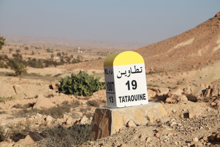Le Sud tunisien recèle des trésors insoupçonnés qu’il nous tarde de partager avec vous. Imaginez-vous plonger dans un univers où le silence des dunes effleure votre esprit, où les étoiles semblent à portée de main, et où chaque coucher de soleil peint le sable d’une palette d’ocre et d’or. Dans cet article, nous vous emmenons pas à pas au cœur du Sahara tunisien, pour vivre une aventure authentique et inoubliable. Préparez votre sac, ajustez votre chèche et laissez-vous guider par notre expertise ! Pourquoi choisir un circuit dans le désert tunisien ? Une immersion sensorielle unique Le désert du Sud tunisien n’est pas qu’un simple paysage : c’est un festival de sensations. Dès les premières dunes que l’on gravira, on ressentira la chaleur du sable glissant sous nos pas, le souffle du vent chargé d’arômes de thym sauvage, et le chant lointain du dromadaire. Cette immersion totale dans la nature est une véritable thérapie : elle apaise l’esprit, éveille la curiosité et nous rappelle combien l’essentiel se trouve parfois dans la simplicité. Des paysages à couper le souffle Chaque coin de ce désert possède son charme : Les dunes de Douz, porte du Sahara, offrent un dédale de crêtes dorées. Les oasis de Tozeur dévoilent un palmier majestueux, là où l’eau jaillit miraculeusement. Les canyons de Tamerza et Chebika dessinent des paysages grandioses avec leurs gorges creusées par les siècles. Pour une première approche, n’hésitez pas à consulter notre circuit détaillé : Circuits désert Sud Tunisie. **## Comment se déroule votre voyage ? Étape 1 : Accueil et départ de Medenine Nous débutons notre périple à Medenine, ville réputée pour ses célèbres ksour (greniers fortifiés). Après un briefing convivial, nous prenons la route vers Douz, en traversant des villages berbères pittoresques. Sur le chemin, faites une halte pour admirer les champs de palmiers et déguster une pomme de datte fraîche, signe que vous êtes bien au Sahara ! Étape 2 : Safari à dos de dromadaire À Douz, embarquez pour un safari à dos de dromadaire. Guidés par des nomades, nous serpentons entre les dunes, découvrant des traces de gazelles et parfois même des empreintes de renards du désert. La balade dure généralement 2 heures, le temps idéal pour ressentir la lenteur et la sérénité du désert. Étape 3 : Nuit magique sous tente berbère Lorsque le soleil décline, place à l’installation du camp. Nous montons des tentes traditionnelles, confortables et chaleureuses. Autour d’un feu de camp, nous partageons un dîner typique, tajine de légumes et couscous aux dattes, le tout accompagné du fameux thé à la menthe. Cette soirée est l’occasion de contempler le ciel étoilé : le Sahara, loin de toute pollution lumineuse, offre un spectacle céleste incomparable. Étape 4 : Exploration des oasis et gorges Le lendemain, après un petit-déjeuner énergisant, nous reprenons la route vers Tamerza et Chebika, deux oasis reliées par un canyon spectaculaire. En chemin, nous faisons une pause au pont naturel de Mides, offrant une vue panoramique sur la vallée et ses jardins suspendus. C’est l’instant parfait pour immortaliser votre aventure. Étape 5 : Détente à Tozeur et découverte culturelle Avant de clore notre circuit, une escale à Tozeur s’impose. Entre ses ruelles aux briques orangées, ses musées et ses palmeraies, la ville nous charme par son authenticité. Pour prolonger l’expérience, nous vous suggérons de lire les avis des voyageurs sur TripAdvisor : Avis Sud Tunisie Tozeur. **## Conseils pratiques pour profiter pleinement Quand partir ? Pour éviter les chaleurs extrêmes, privilégiez la fin du printemps (avril-mai) ou le début de l’automne (septembre-octobre). Les températures restent agréables, oscillant entre 20 °C le matin et 35 °C dans la journée. Que prendre dans son sac ? Vêtements légers mais couvrants : ils protègent du soleil et du sable. Une paire de lunettes de soleil, un foulard ou chèche. Crème solaire à indice élevé. Chaussures fermées pour marcher sur les dunes sans risque. Lampe frontale ou lampe de poche, pour la nuit étoilée. Bouteille d’eau réutilisable : restez hydratés ! Comment préparer votre budget ? Le prix d’un circuit de 3 à 4 jours dans le désert varie selon le niveau de confort des hébergements et la saison. En moyenne, comptez entre 200 € et 350 € par personne, tout compris (transport, hébergement, repas, guide). Pour obtenir un devis personnalisé, contactez-nous rapidement : Demandez votre devis désert. **## Nos engagements qualité Sécurité et fiabilité Nous travaillons avec des guides professionnels, issus des tribus locales, qui connaissent chaque dune et chaque oasis sur le bout des doigts. Leur priorité : votre sécurité et votre confort. Respect de l’environnement Conscients de la fragilité de cet écosystème, nous adoptWe nons une approche écoresponsable : gestion raisonnée de l’eau, hébergements respectant l’architecture traditionnelle, et respect des traditions locales. Authenticité et convivialité Au-delà du simple touriste, nous souhaitons que vous vous sentiez comme invité chez des amis. Les repas sont préparés selon des recettes familiales, les soirées ponctuées de contes et de chants berbères, et les rencontres toujours chaleureuses. **## Pourquoi réserver avec nous ? Expertise locale : nous vivons et travaillons dans le Sud tunisien depuis des générations. Services personnalisés : voyage en petit groupe ou privatif, extensions sur mesure, activités complémentaires (quad, 4×4, VTT). Meilleur rapport qualité-prix : des tarifs transparents, sans frais cachés. Assistance 24h/24 : une équipe disponible avant, pendant et après votre voyage. **## Témoignages de voyageurs conquis “Un voyage unique ! Les paysages sont à couper le souffle et le désert est d’une quiétude incroyable. Merci pour cette organisation aux petits oignons.” – Marine et Julien “Le meilleur moment de notre séjour en Tunisie. Le guide était super pro et les dunes… wahou !” – Luc et Sophie “Au-delà d’un simple circuit, c’est une véritable aventure humaine. Nous reviendrons, c’est sûr !” – Karim **## Prêts pour l’aventure ? Le désert du Sud tunisien vous attend, avec son charme envoûtant et sa magie unique. Que vous soyez en quête d’évasion, de dépaysement ou tout simplement d’un bol d’air pur, nous avons le circuit qu’il vous faut. Réservez dès maintenant et laissez-nous vous guider au cœur du Sahara. Pour toute question ou réservation, contactez-nous via notre formulaire dédié : Contactez-nous pour votre voyage désert.