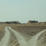 Envie d’une aventure qui combine soleil, authenticité et paysages à couper le souffle ? En Tunisie, nous avons la chance de disposer d’un terrain de jeu unique où falaises côtières, forêts méditerranéennes, oasis secrètes et dunes infinies se côtoient en quelques heures de route. Que l’on soit randonneur chevronné ou simple passionné de balades au grand air, notre pays regorge d’itinéraires capables de ravir tous les profils. Dans ce guide complet, nous partageons notre expérience du terrain : infos pratiques, meilleures saisons, conseils sécurité, idées de circuits — le tout épicé d’astuces locales qui font vraiment la différence. Des paysages variés : de la côte turquoise aux ergs dorés La Tunisie n’est pas qu’un seul décor, c’est un kaléidoscope. D’un côté, la Grande Bleue et ses falaises calcaires ; de l’autre, le Djebel Zaghouan et ses cèdres millénaires ; plus loin, les lacs salés scintillants et enfin, le Sahara, ce géant silencieux qui couvre le tiers sud du pays. Littoral nord et cap Bon : entre Bizerte et Korbous, les sentiers s’accrochent aux falaises rouges plongeant dans l’eau émeraude. On y marche bercé par l’odeur des pins d’Alep et le fracas des vagues. Chaînes telliennes : dans les monts de Kroumirie (Aïn Draham, Tabarka), les sous-bois humides abritent des fougères géantes, parfaites pour se rafraîchir l’été. Djebel Dahar : vaste plateau basaltique du sud-est, il offre des gorges désertiques parsemées de ksour troglodytiques. Idéal pour une immersion culturelle. Grand Erg Oriental : le mythe du Sahara, accessible depuis Douz ou Ksar Ghilane. Ici, on marche sur des vagues de sable rosé dignes d’une toile impressionniste. Cette diversité nous permet de composer des micro-aventures sur mesure : une demi-journée de marche côtière le vendredi, un bivouac sous les étoiles dans l’erg le samedi, un canyoning léger dans l’oued Selja le dimanche. Trois jours, trois écosystèmes. Quand partir : choisir la bonne saison pour chaque région La question revient sans cesse : « Quel est le meilleur mois pour randonner en Tunisie ? » La réponse dépend de l’endroit visé : Région Idéal Pourquoi Nord et montagnes Avril-mai et octobre-novembre Températures douces (15-25 °C), forêts verdoyantes, ciel dégagé Littoral centre Mars à juin Mer calme, vent léger, sentiers fleuris Djebel Dahar et Matmata Octobre à mars Été caniculaire évité, lumière rasante parfaite pour la photo Sahara (Douz, Ksar Ghilane) Novembre – février Fraîcheur relative (8-22 °C), nuits étoilées, risque d’orage quasi nul En plein été, seule la côte nord reste supportable grâce à la brise marine. À l’inverse, l’hiver est rude sur les sommets du nord (gel possible) tandis qu’il devient la haute saison pour le désert. Planifions donc nos vacances en fonction de ces micro-climats pour profiter pleinement de chaque sortie. Nos itinéraires coups de cœur 1. De Korbous à El Haouaria : balcon sur la Méditerranée (2 jours) Distance : 28 km (boucle) Dénivelé cumulé : 800 m Niveau : intermédiaire Nous démarrons à Korbous, célèbre station thermale, et grimpons vers le djebel Oustalet. Le panorama s’ouvre sur le golfe de Tunis d’un côté, les îles de Zembra de l’autre. Nuit sous tente dans une clairière d’eucalyptus avant de rejoindre les falaises d’El Haouaria où se nichent les derniers faucons d’Éléonore. 2. Les cascades de Tamerza et le canyon de Midès (1 jour) Distance : 12 km aller-retour Dénivelé : +250 m Niveau : facile Depuis Tozeur, route rapide vers les gorges. On alterne passages ombragés le long de l’oued et crêtes arides teintées d’ocre. Pause pique-nique face aux ruines de l’ancien village, balayé par les crues de 1969. L’après-midi, on explore le canyon de Midès, miniature de Petra tunisienne. 3. Traversée du Grand Erg Oriental (5 jours) Distance : 80 km en ligne droite, environ 100 km avec méandres Niveau : soutenu C’est notre « expédition signature ». On part de Douz, porte du désert, accompagnés de dromadaires pour le portage. Chaque jour, 15-20 km de marche sur crêtes et cordons dunaires, avant le coucher de soleil violet. Les veillées autour du feu sont rythmées par le tambour bendir et le thé à la menthe. Pour des variantes plus courtes, jetez un œil à nos circuits désert organisés qui s’adaptent à tous les calendriers. 4. Troglodytes et villages berbères du Djebel Dahar (3 jours) Entre Chenini, Douiret et Guermessa, nous naviguons de crêtes en vallons sur d’anciens sentiers caravanier. Hébergement en gîte troglodytique le soir, ciel constellé garanti. Inoubliable pour les amateurs d’architecture vernaculaire. Conseils pratiques pour une randonnée réussie Équipement malin plutôt que volumineux Chaussures : tiges mid légères, semelle crantée. Inutile de sortir la grosse coque alpine. Hydratation : 3 L/jour en montagne, 5 L/jour dans l’erg. Prévoir poches souples pour gagner du poids. Protection solaire : crème SPF50, turban (cheche) couvrant nuque et oreille, lunettes catégorie 3. Navigation : GPS + carte papier 1 : 50 000 de l’Office national de la cartographie. Dans le Sahara, les marques disparaissent vite. Bivouac : tente autoportante ou simple bâche selon saison. Le sol sablonneux exige des sardines longues. Sécurité : on anticipe avant de partir Déclarons toujours notre parcours auprès de la Garde nationale (poste frontalier ou délégation la plus proche) si l’on s’aventure hors sentiers battus. Embarquons un téléphone par satellite pour tout raid de plus de deux jours hors réseau cellulaire. Vérifions l’état des oueds en période d’orage : les crues éclairs sont rares mais violentes. Culture et étiquette locale Nous traversons souvent des zones à majorité amazighe ou bédouine. Un « Salam alaykom » souriant, un thé partagé, et c’est la promesse d’un accueil fraternel. Ne photographions jamais les habitants ni leurs demeures sans demander. Préserver la nature et soutenir les communautés Marcher, c’est aussi protéger. Appliquons ces gestes simples : Ne laissons aucune trace : on emporte nos déchets et on choisit du savon biodégradable. Respectons la faune : la gazelle des montagnes est craintive, éloignons-nous en silence. Consommons local : gîtes, guides, artisans… Cela crée une chaîne vertueuse qui encourage les habitants à préserver leurs sentiers. Évitons les plastiques jetables : gourdes filtrantes et sacs étanches réutilisables sont nos alliés. Préparer son voyage : logistique, hébergements, formalités Se rendre sur les spots de randonnée Depuis Tunis : trains quotidiens vers Tabarka (4 h), louage ou bus SNTRI vers le cap Bon (2 h). Pour le Sahara : vol intérieur Tunis-Tozeur (55 min) ou Tunis-Djerba (1 h), puis transfert privé ou louage jusqu’à Douz (2 h). Location de voiture : économique pour un groupe, mais attention aux pistes non goudronnées ; mieux vaut un SUV léger qu’une citadine. Où dormir ? Style Exemples Budget Gîte rural Dar Zaghouan, Dar Horria 40-60 € / nuit Écolodge saharien Campement Nefzaoua, Zmela Labrissa 70-120 € / nuit Bivouac autonome Gratuit, mais prévoir permis dans certaines réserves 0 € Hôtel urbain Oasis Tozeur, Hôtel Mehari Tabarka 35-90 € / nuit Formalités rapides Pour la plupart des nationalités européennes, un simple passeport valable trois mois après la date de retour suffit. Si l’on prévoit un drone pour filmer, demandons l’autorisation au ministère de la Défense au moins 30 jours avant le départ. Le vaccin antitétanique à jour est recommandé, rien d’autre d’obligatoire. Nous contacter pour un séjour sur mesure Vous rêvez d’un itinéraire personnalisé, d’un guide francophone expérimenté ou d’une logistique complète (nourriture, dromadaires, transferts) ? C’est notre métier. Remplissez en deux minutes le formulaire de demande de devis et notre équipe reviendra vers vous sous 24 h. Ensemble, nous construirons le programme qui correspond exactement à votre niveau, vos envies et votre budget. Ils en parlent mieux que nous Après chaque expédition, nous aimons lire vos retours. Plus de cent marcheurs ont déjà partagé leur expérience sur TripAdvisor ; jetez un œil à leurs commentaires authentiques et photos inspirantes : voir les avis Sud Tunisie. N’hésitez pas à laisser le vôtre, vous aiderez la communauté des randonneurs à préparer leur parcours en toute confiance. Conclusion : votre prochaine randonnée vous attend Des oliveraies du Sahel aux dunes immaculées de l’erg, la Tunisie offre une densité de micro-aventures qu’on ne soupçonne pas toujours. Paysages grandioses, hospitalité légendaire, cuisine réconfortante – tout est réuni pour qu’on y pose nos chaussures de randonnée encore et encore. Alors, prêts à tracer vos propres pas dans le sable ? Nous, nous bouclons déjà nos sacs pour le prochain départ. Rejoignez-nous dans cette exploration sans fin et découvrons ensemble la magie d’un territoire qui se dévoile à ceux qui marchent lentement, regardent loin et savourent chaque instant.