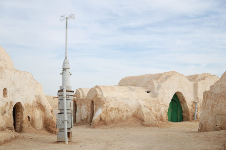 Envie de sortir des sentiers battus et de découvrir un endroit où l'authenticité côtoie l'aventure ? Direction le Sud tunisien, là où le désert du Sahara règne en maître, offrant un décor digne d'un film d'aventure. Nous vous emmenons dans une exploration complète de cette région exceptionnelle, où dunes de sable fin, oasis rafraîchissantes et culture berbère s'entremêlent harmonieusement. Immersion totale dans le Sahara tunisien Si vous rêvez de désert, de silence et d’immensité, le Sahara tunisien est exactement ce qu'il vous faut. Imaginez-vous marchant pieds nus sur un sable doux, chaud, avec pour seuls bruits le murmure du vent et vos pas légers sur les dunes infinies. C’est une expérience qui marque les esprits. Les plus célèbres dunes du Sud tunisien se trouvent autour de Douz, surnommée à juste titre la « Porte du Sahara ». C’est ici que débutent la plupart des excursions à dos de dromadaire, en quad ou en 4x4. Ces escapades offrent des panoramas à couper le souffle, en particulier au lever ou au coucher du soleil, quand les dunes prennent des teintes dorées et orangées absolument magiques. Douz et ses alentours : l’incontournable des voyageurs Située à environ 500 km au sud de Tunis, Douz incarne parfaitement l'âme du Sahara. Cette petite ville traditionnelle est connue pour son fameux marché hebdomadaire où les habitants échangent des dattes succulentes, des tapis colorés et des épices aux parfums enivrants. Chaque année, au mois de décembre, Douz accueille le célèbre Festival International du Sahara, une célébration festive et animée qui réunit chameliers, cavaliers, poètes et danseurs venus de toute la région. C’est l’occasion idéale pour assister à des courses de chameaux, des spectacles de danse traditionnelle ou des démonstrations de chasse au faucon. Autant dire que si vous prévoyez votre voyage en cette période, vous serez témoin d’un spectacle rare et mémorable. Mais Douz, ce n'est pas seulement des événements ponctuels. À proximité, les dunes du Grand Erg Oriental vous attendent pour une aventure authentique. Nous recommandons particulièrement une nuit en bivouac sous les étoiles : imaginez un feu de camp, une ambiance chaleureuse et une nuit à la belle étoile, une expérience inoubliable que vous pouvez organiser facilement via ce circuit désert Sud tunisien. Tataouine et Chenini : sur les traces des Berbères Direction ensuite l’extrême sud-est du pays, là où les paysages désertiques prennent des airs lunaires. Tataouine, mondialement connue pour avoir inspiré George Lucas pour sa célèbre saga "Star Wars", est un véritable trésor culturel. Ici, vous trouverez des ksours, ces forteresses berbères aux architectures étonnantes. Certains, comme le Ksar Ouled Soltane, sont magnifiquement préservés et valent largement le détour. À quelques kilomètres de là, le village perché de Chenini offre une vue époustouflante. En grimpant jusqu’au sommet de cette colline, vous découvrirez une architecture troglodyte fascinante. Les maisons sont creusées directement dans la roche, préservant naturellement la fraîcheur même sous un soleil ardent. Matmata : une expérience troglodyte unique Impossible de découvrir le Sud tunisien sans visiter Matmata, célèbre pour ses habitations souterraines uniques au monde. Ce village berbère est une curiosité architecturale : les maisons sont construites sous terre afin de se protéger des températures extrêmes. Vous pouvez même dormir dans l’un de ces hôtels troglodytes, une expérience étonnante qui fait sensation auprès des voyageurs. Matmata est aussi connue pour avoir été le décor naturel de plusieurs scènes du film "Star Wars". Vous reconnaîtrez facilement l’hôtel Sidi Driss, utilisé comme décor pour représenter la maison de Luke Skywalker. C’est un arrêt incontournable pour les fans comme pour les curieux. Tozeur et ses oasis : une parenthèse verte au milieu du désert Après avoir exploré dunes et villages troglodytes, il est temps de découvrir l'autre merveille du désert tunisien : ses oasis. Tozeur, célèbre pour ses immenses palmeraies, est une halte indispensable dans votre périple. Avec plus de 200 000 palmiers-dattiers, l'oasis de Tozeur est un véritable écrin de verdure au cœur du désert. Ne manquez pas non plus la vieille ville de Tozeur, appelée Ouled El Hadef, avec ses maisons traditionnelles en briques d'argile décorées de motifs géométriques uniques. En vous promenant dans les ruelles étroites, vous aurez l'impression de faire un voyage dans le temps. Depuis Tozeur, partez explorer les oasis de montagne comme Chebika, Tamerza et Midès. Ces oasis perchées sont connues pour leurs cascades et leurs paysages spectaculaires. Tamerza abrite notamment une cascade rafraîchissante, idéale pour une pause détente après une journée de balade. Conseils pratiques pour profiter au maximum de votre séjour Pour découvrir pleinement le Sud tunisien, nous vous conseillons de prévoir un séjour d'au moins une semaine. Privilégiez les périodes d'automne ou de printemps, où les températures sont agréables. Emportez toujours avec vous crème solaire, chapeau et lunettes de soleil : le désert ne pardonne pas les imprévoyances. Si vous cherchez un séjour organisé sur mesure, n’hésitez pas à demander un devis personnalisé en suivant ce lien : contact devis voyage désert Sud Tunisien. Enfin, si vous avez déjà visité la région, pourquoi ne pas partager votre expérience ? Votre avis compte beaucoup, et vous pouvez laisser votre commentaire directement sur Tripadvisor Sud Tunisie. Le Sud tunisien, avec son Sahara magique, ses oasis luxuriantes et sa culture berbère authentique, est une destination unique à découvrir au moins une fois dans sa vie. Entre aventure, dépaysement total et rencontres humaines enrichissantes, c'est une région qui marque les voyageurs durablement. Alors, êtes-vous prêt à vivre l’expérience saharienne en Tunisie ? Le désert vous attend, silencieux et magnifique, prêt à vous offrir des souvenirs pour la vie.
