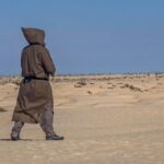 Vous rêvez de vivre une aventure unique et privée dans le Sahara tunisien ? Nous vous proposons un voyage exceptionnel mêlant randonnées, circuits et excursions personnalisées au cœur des paysages spectaculaires du sud tunisien. Chez sudtunisie.com, nous avons conçu des expériences hors du commun, loin des circuits classiques et des foules touristiques. Découvrez ce qui vous attend lors de cette aventure à couper le souffle. Randonnée Privée dans le Sahara Tunisien : Une Expérience Incomparable La randonnée dans le désert tunisien est bien plus qu’une simple marche, c’est une immersion totale dans un univers préservé et authentique. Nous vous invitons à explorer les dunes majestueuses, les oasis verdoyantes et les montagnes arides du Sahara en toute tranquillité. Grâce à nos guides expérimentés et à notre logistique sur mesure, chaque randonnée devient un moment de pure évasion. Notre itinéraire phare inclut : Randonnée dans les dunes de Douz : Connue comme la « porte du Sahara », Douz offre un terrain idéal pour des balades en plein désert. Vous marcherez pieds nus sur les dunes dorées, accompagnés par un guide berbère local, tout en apprenant les secrets du désert. Les montagnes du Dahar : Un paysage spectaculaire qui offre des sentiers variés avec des vues panoramiques. Ici, nous vous emmenons découvrir des villages troglodytiques comme Chenini et Douiret, où la randonnée prend des airs de voyage dans le temps. Les oasis de montagne : Chebika, Tamerza et Midès sont incontournables. Vous y trouverez cascades, bassins naturels, et des sentiers faciles d’accès pour une randonnée fraîche et agréable. En optant pour une randonnée privée, vous choisissez le rythme, les pauses, et vous profitez pleinement de l’expérience sans aucune contrainte. Circuit Exclusif à Travers le Sud Tunisien : Découverte et Émerveillement Un circuit dans le sud tunisien est l’occasion idéale de découvrir la richesse culturelle et naturelle de cette région exceptionnelle. Notre circuit privé vous permet de visiter des lieux préservés tout en bénéficiant d’un confort optimal. Parmi les étapes incontournables de notre circuit privé figurent : Tozeur et sa palmeraie : Avec plus de 400 000 palmiers, la palmeraie de Tozeur est un véritable paradis vert dans un décor désertique. Nous vous proposons une promenade guidée où vous découvrirez les méthodes agricoles traditionnelles et goûterez aux délicieuses dattes Deglet Nour, typiques de la région. Chott el Jerid : Traverser le plus grand lac salé de Tunisie est une expérience en soi. La route, entourée d’immenses étendues blanches, offre des mirages saisissants, surtout au lever du soleil. Une pause photo y est indispensable ! Matmata et ses maisons troglodytes : Matmata est célèbre pour ses maisons creusées dans la roche. Vous découvrirez comment vivent les habitants depuis des générations dans ces habitats uniques, certains rendus célèbres par les films de la saga Star Wars. Chaque étape de notre circuit privé est soigneusement planifiée pour vous offrir une expérience complète du sud tunisien, combinant nature, histoire et authenticité. Excursion Privée dans le Sahara : Immersion Totale et Authenticité Nos excursions privées dans le Sahara tunisien sont pensées pour vous offrir une immersion totale dans la culture locale et les traditions nomades. Nous proposons des expériences authentiques que vous ne vivrez nulle part ailleurs. Voici quelques-unes des expériences que vous pourrez vivre lors de nos excursions : Bivouac dans le désert : Passez une nuit sous les étoiles, confortablement installé dans une tente berbère traditionnelle. Dégustez un repas local autour d’un feu de camp, accompagné de musiciens locaux qui rythmeront votre soirée. Balade à dos de dromadaire : Vivez l’expérience typique des nomades, au rythme lent et apaisant des dromadaires. Profitez du silence du désert, seulement interrompu par le bruit des pas sur le sable fin. Rencontres authentiques : Nous privilégions les rencontres avec les habitants des villages berbères pour vous permettre d’échanger, de comprendre leur mode de vie, et de partager des moments chaleureux autour d’un thé à la menthe traditionnel. Chaque excursion est entièrement privée, ce qui signifie que vous pourrez profiter pleinement des activités proposées sans aucune pression, avec toute l’attention de votre guide dédié. Pourquoi Choisir sudtunisie.com pour Votre Aventure Privée dans le Sahara ? Choisir sudtunisie.com, c’est s’offrir la garantie d’une organisation professionnelle et d’une expérience personnalisée. Nous mettons tout en œuvre pour que votre séjour soit unique et inoubliable : Guides locaux experts : Tous nos guides sont originaires du sud tunisien. Ils connaissent parfaitement le terrain, les traditions locales et vous feront vivre une expérience authentique. Séjours entièrement sur-mesure : Que vous souhaitiez faire une randonnée légère, un circuit complet ou une immersion profonde dans le désert, nous adaptons chaque détail à vos préférences personnelles. Logistique impeccable : Du transport privé confortable aux hébergements soigneusement sélectionnés, tout est organisé pour que vous profitiez pleinement de votre séjour sans vous soucier du reste. Pour en savoir plus et réserver votre aventure personnalisée, consultez notre sélection de circuits désert. Conseils Pratiques et Préparation de Votre Voyage Privé dans le Sahara Afin de préparer au mieux votre voyage privé dans le désert tunisien, voici quelques conseils utiles : Quelle période choisir ? La meilleure saison pour visiter le désert tunisien est le printemps (mars à mai) ou l’automne (septembre à novembre), quand les températures sont idéales pour randonner. Équipements essentiels : Prévoyez des chaussures confortables, des vêtements légers, un chapeau, des lunettes de soleil, une crème solaire haute protection, et une veste chaude pour les soirées fraîches du désert. Hydratation et sécurité : Buvez régulièrement, surtout lors des randonnées et activités en plein soleil. Nous fournissons toujours de l’eau potable lors des excursions. Demandez Votre Devis Personnalisé Maintenant ! Vous êtes tenté par une aventure privée dans le sud tunisien ? Contactez-nous directement pour recevoir un devis adapté à vos envies et à votre budget. Rendez-vous sur notre page devis, et nous vous répondrons rapidement pour créer ensemble le voyage de vos rêves. Partagez Votre Expérience et Consultez les Avis de Nos Voyageurs Nous vous invitons également à consulter les retours de nos voyageurs sur notre page TripAdvisor : Avis sudtunisie.com. Vous y trouverez des témoignages réels, qui vous donneront un aperçu concret de ce que vous pouvez attendre en choisissant sudtunisie.com. En optant pour nos randonnées, circuits et excursions privés dans le sud tunisien, vous choisissez une expérience unique, personnalisée, authentique, et riche en découvertes humaines et naturelles. Ne tardez plus, le Sahara tunisien vous attend pour une aventure mémorable !