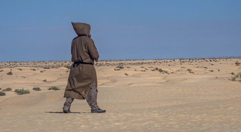 Vous rêvez de vivre une aventure unique et privée dans le Sahara tunisien ? Nous vous proposons un voyage exceptionnel mêlant randonnées, circuits et excursions personnalisées au cœur des paysages spectaculaires du sud tunisien. Chez sudtunisie.com, nous avons conçu des expériences hors du commun, loin des circuits classiques et des foules touristiques. Découvrez ce qui vous attend lors de cette aventure à couper le souffle. Randonnée Privée dans le Sahara Tunisien : Une Expérience Incomparable La randonnée dans le désert tunisien est bien plus qu’une simple marche, c’est une immersion totale dans un univers préservé et authentique. Nous vous invitons à explorer les dunes majestueuses, les oasis verdoyantes et les montagnes arides du Sahara en toute tranquillité. Grâce à nos guides expérimentés et à notre logistique sur mesure, chaque randonnée devient un moment de pure évasion. Notre itinéraire phare inclut : Randonnée dans les dunes de Douz : Connue comme la « porte du Sahara », Douz offre un terrain idéal pour des balades en plein désert. Vous marcherez pieds nus sur les dunes dorées, accompagnés par un guide berbère local, tout en apprenant les secrets du désert. Les montagnes du Dahar : Un paysage spectaculaire qui offre des sentiers variés avec des vues panoramiques. Ici, nous vous emmenons découvrir des villages troglodytiques comme Chenini et Douiret, où la randonnée prend des airs de voyage dans le temps. Les oasis de montagne : Chebika, Tamerza et Midès sont incontournables. Vous y trouverez cascades, bassins naturels, et des sentiers faciles d’accès pour une randonnée fraîche et agréable. En optant pour une randonnée privée, vous choisissez le rythme, les pauses, et vous profitez pleinement de l’expérience sans aucune contrainte. Circuit Exclusif à Travers le Sud Tunisien : Découverte et Émerveillement Un circuit dans le sud tunisien est l’occasion idéale de découvrir la richesse culturelle et naturelle de cette région exceptionnelle. Notre circuit privé vous permet de visiter des lieux préservés tout en bénéficiant d’un confort optimal. Parmi les étapes incontournables de notre circuit privé figurent : Tozeur et sa palmeraie : Avec plus de 400 000 palmiers, la palmeraie de Tozeur est un véritable paradis vert dans un décor désertique. Nous vous proposons une promenade guidée où vous découvrirez les méthodes agricoles traditionnelles et goûterez aux délicieuses dattes Deglet Nour, typiques de la région. Chott el Jerid : Traverser le plus grand lac salé de Tunisie est une expérience en soi. La route, entourée d’immenses étendues blanches, offre des mirages saisissants, surtout au lever du soleil. Une pause photo y est indispensable ! Matmata et ses maisons troglodytes : Matmata est célèbre pour ses maisons creusées dans la roche. Vous découvrirez comment vivent les habitants depuis des générations dans ces habitats uniques, certains rendus célèbres par les films de la saga Star Wars. Chaque étape de notre circuit privé est soigneusement planifiée pour vous offrir une expérience complète du sud tunisien, combinant nature, histoire et authenticité. Excursion Privée dans le Sahara : Immersion Totale et Authenticité Nos excursions privées dans le Sahara tunisien sont pensées pour vous offrir une immersion totale dans la culture locale et les traditions nomades. Nous proposons des expériences authentiques que vous ne vivrez nulle part ailleurs. Voici quelques-unes des expériences que vous pourrez vivre lors de nos excursions : Bivouac dans le désert : Passez une nuit sous les étoiles, confortablement installé dans une tente berbère traditionnelle. Dégustez un repas local autour d’un feu de camp, accompagné de musiciens locaux qui rythmeront votre soirée. Balade à dos de dromadaire : Vivez l’expérience typique des nomades, au rythme lent et apaisant des dromadaires. Profitez du silence du désert, seulement interrompu par le bruit des pas sur le sable fin. Rencontres authentiques : Nous privilégions les rencontres avec les habitants des villages berbères pour vous permettre d’échanger, de comprendre leur mode de vie, et de partager des moments chaleureux autour d’un thé à la menthe traditionnel. Chaque excursion est entièrement privée, ce qui signifie que vous pourrez profiter pleinement des activités proposées sans aucune pression, avec toute l’attention de votre guide dédié. Pourquoi Choisir sudtunisie.com pour Votre Aventure Privée dans le Sahara ? Choisir sudtunisie.com, c’est s’offrir la garantie d’une organisation professionnelle et d’une expérience personnalisée. Nous mettons tout en œuvre pour que votre séjour soit unique et inoubliable : Guides locaux experts : Tous nos guides sont originaires du sud tunisien. Ils connaissent parfaitement le terrain, les traditions locales et vous feront vivre une expérience authentique. Séjours entièrement sur-mesure : Que vous souhaitiez faire une randonnée légère, un circuit complet ou une immersion profonde dans le désert, nous adaptons chaque détail à vos préférences personnelles. Logistique impeccable : Du transport privé confortable aux hébergements soigneusement sélectionnés, tout est organisé pour que vous profitiez pleinement de votre séjour sans vous soucier du reste. Pour en savoir plus et réserver votre aventure personnalisée, consultez notre sélection de circuits désert. Conseils Pratiques et Préparation de Votre Voyage Privé dans le Sahara Afin de préparer au mieux votre voyage privé dans le désert tunisien, voici quelques conseils utiles : Quelle période choisir ? La meilleure saison pour visiter le désert tunisien est le printemps (mars à mai) ou l’automne (septembre à novembre), quand les températures sont idéales pour randonner. Équipements essentiels : Prévoyez des chaussures confortables, des vêtements légers, un chapeau, des lunettes de soleil, une crème solaire haute protection, et une veste chaude pour les soirées fraîches du désert. Hydratation et sécurité : Buvez régulièrement, surtout lors des randonnées et activités en plein soleil. Nous fournissons toujours de l’eau potable lors des excursions. Demandez Votre Devis Personnalisé Maintenant ! Vous êtes tenté par une aventure privée dans le sud tunisien ? Contactez-nous directement pour recevoir un devis adapté à vos envies et à votre budget. Rendez-vous sur notre page devis, et nous vous répondrons rapidement pour créer ensemble le voyage de vos rêves. Partagez Votre Expérience et Consultez les Avis de Nos Voyageurs Nous vous invitons également à consulter les retours de nos voyageurs sur notre page TripAdvisor : Avis sudtunisie.com. Vous y trouverez des témoignages réels, qui vous donneront un aperçu concret de ce que vous pouvez attendre en choisissant sudtunisie.com. En optant pour nos randonnées, circuits et excursions privés dans le sud tunisien, vous choisissez une expérience unique, personnalisée, authentique, et riche en découvertes humaines et naturelles. Ne tardez plus, le Sahara tunisien vous attend pour une aventure mémorable !
