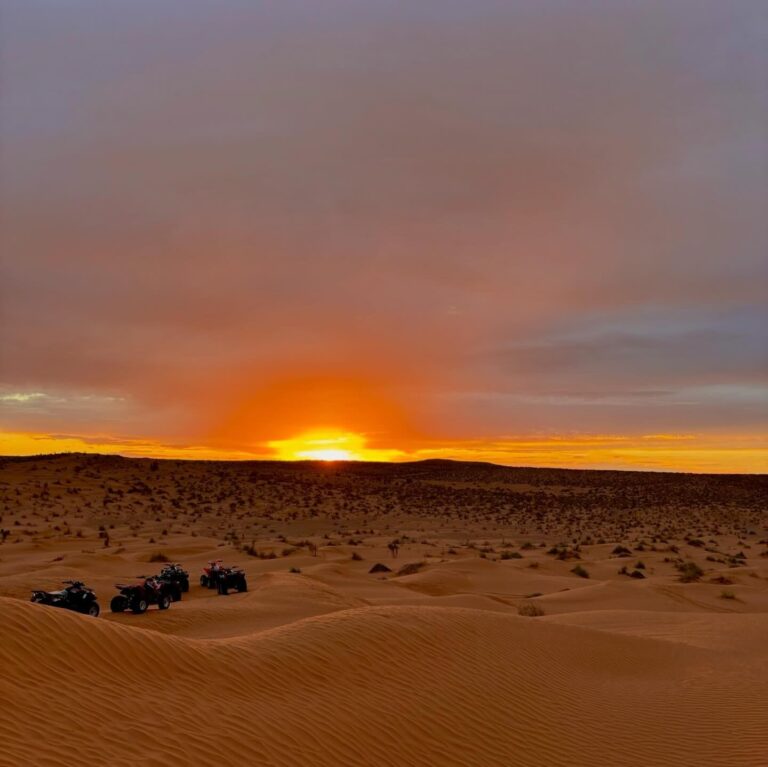 Le Sahara tunisien, c’est un océan de dunes dorées, des oasis secrètes, des ksour perchés et surtout des rencontres qui laissent une trace indélébile. Nous avons sillonné ces étendues pour façonner des circuits privés qui vont bien au-delà de la simple balade en 4×4. Ici, chaque grain de sable raconte une histoire, chaque escale révèle un trésor culturel, et chaque soirée sous la voûte céleste transforme le voyage en souvenir impérissable. Pourquoi choisir un circuit privé dans le Sahara ? D’abord, la liberté : pas d’horaires imposés par un groupe. Nous adaptons l’itinéraire à votre rythme, vos envies d’aventure ou de détente. Ensuite, la proximité : un guide francophone dédié, prêt à partager anecdotes, légendes et conseils pratiques. Enfin, le confort : véhicules tout-terrain récents, climatisés, équipés pour affronter pistes sablonneuses et regs caillouteux sans sacrifier la fraîcheur d’une boisson à bord. Nos avantages clés : Flexibilité totale sur les horaires de départ, la durée des pauses et les activités optionnelles (balade à dos de dromadaire, survol en montgolfière, initiation au quad, atelier de cuisine locale…). Accès VIP à des campements premium, loin des foules, où seules les flammes des lanternes éclairent la nuit saharienne. Cuisine authentique concoctée par nos cuisiniers nomades : couscous aux légumes du jardin oasien, méchoui cuit dans le sable chaud, et bien sûr le fameux « pain de sable » enfoui sous les braises. Itinéraire détaillé : nos incontournables du Sud 1. Douz, la Porte du Désert Votre aventure démarre à Douz, petite bourgade où le marché aux dromadaires rythme encore les jeudis. Après un thé à la menthe, nous embarquons vers l’Erg Oriental. Les premières dunes se dressent majestueuses ; le silence se fait, seulement brisé par le crissement des pneus dans le sable. 2. Ksar Ghilane, l’oasis mythique En fin d’après-midi, apparition d’une tâche verte : Ksar Ghilane. Palmiers dattiers, source thermale naturelle à 32 °C, remparts d’un fort romain – parfait pour un bain relaxant avant de savourer un tajine fumant. Nuit en tente berbère, matelas épais, couvertures chaudes, douche privative : l’aventure, oui, mais sans compromis sur le confort. 3. Matmata et ses maisons troglodytes Cap au nord-est, pistes de reg ponctuées d’acacias parasols. À Matmata, nous descendons dans les habitations creusées dans la roche. Aïcha vous accueille chez elle ; café turc à la main, elle raconte comment la fraîcheur naturelle des parois protège la famille des 45 °C en été. Vous pourrez même pétrir la pâte du pain tabouna avant de la coller aux parois du four en terre. 4. Tataouine, Chenini et les Ksour suspendus « Vers Tataouine », ce n’est pas qu’une réplique de film : c’est un voyage entre canyons, silos à grains fortifiés et villages perchés. À Chenini, les ruelles s’accrochent à la falaise ; le muezzin appelle, l’écho se répercute sur les rochers ocre. Panorama époustouflant garanti. 5. Tamerza, Chebika et Midès : oasis de montagne Changement de décor : gorges verdoyantes, cascades cristallines et palmeraies suspendues. Randonnée facile entre canyons et points de vue dignes d’une carte postale. Parfait pour se rafraîchir avant de regagner les sables chauds. 6. Ong Jmel et le Chott el-Jérid Dernière matinée sur les traces de Luke Skywalker : le décor lunaire d’Ong Jmel et les mirages scintillants du Chott el-Jérid. Le sel craque sous les pas, et quand le soleil décline, il peint le désert de couleurs pastels incroyables. Pour consulter l’ensemble de nos propositions, jetez un œil à notre sélection complète de circuits désert : chaque programme est 100 % personnalisable. Immersion authentique : rencontres et expériences locales Partage avec les nomades Nous aimons créer des ponts. Dans le campement, Salah et sa famille montent la tente khima traditionnelle, tressent les fibres de palmier, jouent du bendir autour du feu. Vous apprenez quelques mots en dialecte, goûtez au lait de chamelle frais, et, si la chance est avec vous, vous assistez à une danse « raqs el-beldi » improvisée. Saveurs du désert “Lab’labi” revisité : soupe de pois chiches parfumée au cumin, idéale après une nuit fraîche. Dattes Deglet Nour fourrées à la pâte d’amande, récoltées le matin même. Thé vert aux pignons grillés, servi à la manière maghrébine, théière tenue en hauteur pour mousser la boisson. Artisanat et savoir-faire Au village de Toujane, Farhat travaille le tapis mergoum ; ses doigts volent sur le métier à tisser. Vous repartez peut-être avec un petit coussin brodé, mais surtout avec l’histoire d’un motif transmis de mère en fille depuis des siècles. Logistique et confort : 4×4, guides et campements premium Nos 4×4 Toyota Land Cruiser ou Nissan Patrol sont révisés après chaque circuit : pneus sable, compresseur embarqué, trousse de premiers secours. Les chauffeurs-guides, tous natifs du Sud, détiennent les licences professionnelles et parlent français (et souvent anglais ou allemand). Nous limitons à quatre voyageurs par véhicule pour garantir l’espace et la visibilité. Côté hébergement, trois catégories : Campement charme : tentes privées, sanitaires partagés, lumière solaire. Campement premium : suites sous toile, salle de bains intégrée, terrasse privative pour contempler l’aube. Lodge oasis : chambres climatisées, piscine d’eau de source, wifi (parce que, même au milieu du désert, on aime partager un cliché). Conseils pratiques pour un voyage sans soucis Meilleure période : octobre à avril ; journées douces (20-28 °C) et nuits fraîches (8-15 °C). L’été reste possible pour les aficionados de chaleur sèche, mais nous ajustons alors les activités aux heures fraîches. Bagages : sacs souples (meilleure tenue dans le coffre), foulard pour protéger visage et appareil photo du sable, lunettes de soleil indice 4, crème solaire haute protection. Santé : pas de vaccin obligatoire. Pensez à une petite trousse avec antihistaminiques, pansements, solution antiseptique. Monnaie : le dinar tunisien (TND). Des distributeurs existent à Douz et à Tataouine, mais inutile d’emporter des tonnes d’espèces : nous pouvons inclure presque tout dans le forfait, hors souvenirs. Respect culturel : tenue décente dans les villages (épaules couvertes), demander l’autorisation avant de photographier les habitants. Réserver votre aventure : comment procéder ? Un simple pas pour vous, un grand bond vers l’aventure ! Remplissez le formulaire « Devis gratuit Sahara » sur cette page : demander un devis personnalisé. Nous revenons vers vous sous 24 h chrono avec : Un programme sur-mesure, détaillant chaque étape, activité, et repas. Une grille tarifaire claire (pas de frais cachés). Des options « plus » : photographe pro, yoga au lever du soleil, soirée astronomique avec télescope. Une fois le devis validé, un acompte sécurise vos dates. Le solde ? Le jour du départ, directement à Douz ou Tozeur. Paiement par carte, virement ou cash, comme vous préférez. Ils nous ont fait confiance : témoignages & avis Nos voyageurs en parlent mieux que nous ! Sur TripAdvisor, Sud Tunisie affiche fièrement cinq étoiles : randonnées chamelières inoubliables, logistique fluide, guides chaleureux. Lisez quelques retours ici : voir les avis sur TripAdvisor et rejoignez-nous pour écrire la prochaine belle histoire. « Une organisation au top ! Nous avons dormi sous un million d’étoiles, dégusté un couscous exceptionnel et surtout senti la vraie âme du désert. » — Claire & Julien, Lyon « Le guide Salah connaît chaque dune comme sa poche. On se sentait en sécurité et totalement dépaysés. » — David, Bruxelles FAQ express Combien de jours pour un premier désert ? Trois à cinq jours permettent déjà une expérience complète : dunes, oasis, ksour et retour sans rush. Faut-il une condition physique particulière ? Non ; nos circuits s’adaptent. Les marches sur les dunes restent modulables, et un 4×4 reste toujours à portée. Les enfants peuvent-ils participer ? Oui ! Nous ajustons la durée de route, prévoyons jeux de piste, atelier de fabrication de briques de sable et mini‐balade en dromadaire. Quid des options haut de gamme ? Vol en hélicoptère sur le Grand Erg, dîner gastronomique signé par un chef tozeurien, spa hammam dans l’oasis. Demandez-nous ! Le désert, c’est dangereux ? Avec un opérateur local expérimenté, non. Nos véhicules sont géolocalisés, nos guides formés aux premiers secours, et nous suivons la météo dune par dune (vent, visibilité, température). Dans ce royaume de sable, chaque lever de soleil embrase l’horizon comme un tableau vivant. Nous croyons que voyager, c’est tisser des liens : avec la nature, les habitants, mais aussi avec soi-même. Le Sahara tunisien n’est pas qu’un décor, c’est un personnage principal qui vous parle, vous éveille et vous recentre. Alors, prêt à écrire votre propre chapitre au cœur des dunes ? Nous, oui. Et il nous tarde de vous accueillir.