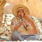 Découvrir le sud de la Tunisie, c’est plonger dans un univers unique où se mêlent dunes infinies, oasis verdoyantes, villages troglodytiques et traditions séculaires. Chez sudtunisie.com, nous vous proposons bien plus qu’un simple voyage : une véritable immersion dans l’âme du Sahara. Chaque circuit que nous organisons est pensé pour vous offrir une expérience authentique, riche en émotions et en découvertes. Pourquoi choisir un circuit dans le Sud Tunisien ? Le sud de la Tunisie est une terre de contrastes. D’un côté, l’immensité du désert avec ses dunes dorées à perte de vue. De l’autre, des oasis luxuriantes où l’eau ruisselle au milieu des palmeraies. Voyager ici, c’est aussi rencontrer des habitants chaleureux, découvrir des marchés colorés et s’initier à une culture ancestrale. Opter pour un circuit saharien avec sudtunisie.com signifie profiter : D’un accompagnement professionnel et convivial. De programmes variés adaptés aux couples, familles ou groupes d’amis. D’expériences uniques comme la nuit en campement bédouin sous les étoiles. D’un confort optimal grâce à des véhicules 4x4 modernes et des guides expérimentés. Les étapes incontournables d’un circuit saharien Douz, la porte du désert Votre aventure débute souvent à Douz, surnommée la capitale du désert. C’est le point de départ idéal pour plonger dans l’univers saharien. On y découvre le charme des souks traditionnels, la culture nomade et l’hospitalité bédouine. C’est aussi le lieu parfait pour s’équiper avant d’affronter les dunes. Matmata et ses maisons troglodytiques Impossible de traverser le sud sans s’arrêter à Matmata, célèbre pour ses habitations creusées dans la roche. Ces maisons souterraines, conçues pour résister aux fortes chaleurs, offrent un aperçu fascinant du mode de vie berbère. Certaines familles accueillent encore aujourd’hui les voyageurs pour partager un thé ou un repas typique. Tataouine et ses ksour Les amateurs d’histoire et de culture seront émerveillés par Tataouine et ses ksour, ces greniers fortifiés en terre. Ce décor impressionnant a même servi de toile de fond à certaines scènes de cinéma mondialement connues. Chaque ksar raconte une histoire, celle d’un peuple qui a su s’adapter aux conditions les plus extrêmes. Tozeur et les oasis de montagne La région de Tozeur est réputée pour ses palmeraies immenses et ses oasis de montagne spectaculaires comme Chebika, Tamerza et Midès. Ici, la nature offre un contraste saisissant : cascades rafraîchissantes, canyons vertigineux et villages authentiques. Le charme du Sahara profond Le clou du voyage reste bien sûr l’excursion au cœur du Sahara. À dos de dromadaire ou en 4x4, vous traversez des paysages à couper le souffle. La nuit tombée, les campements traditionnels vous accueillent pour une soirée magique autour d’un feu, accompagnée de chants et de plats locaux. Dormir sous un ciel constellé d’étoiles reste un souvenir gravé à jamais. Des expériences uniques à vivre Un circuit dans le Sahara tunisien ne se limite pas aux paysages. C’est aussi un voyage sensoriel et humain : Gastronomie locale : couscous traditionnel, pain de sable cuit sous la braise, dattes fraîches cueillies directement dans les palmeraies. Rencontres inoubliables : échanger avec les nomades, découvrir leur hospitalité et écouter leurs récits du désert. Activités insolites : balade en quad dans les dunes, observation du coucher de soleil sur l’erg oriental, ateliers artisanaux (poterie, tissage, bijoux). Chaque étape est conçue pour éveiller vos sens et enrichir votre expérience. Pourquoi voyager avec sudtunisie.com ? Chez nous, chaque circuit est 100 % personnalisé. Nous comprenons que chaque voyageur a des attentes différentes : certains recherchent l’aventure pure, d’autres préfèrent le confort et la détente. C’est pourquoi nous proposons : Des séjours courts (2 à 3 jours) pour une immersion rapide. Des circuits longs (5 à 8 jours) pour explorer en profondeur toutes les richesses du Sud. Des programmes sur-mesure adaptés aux familles avec enfants, aux couples ou aux groupes d’amis. Notre équipe locale veille à chaque détail, de la logistique à l’hébergement, pour que vous puissiez profiter pleinement de votre expérience saharienne. Réserver votre circuit saharien Il est aujourd’hui plus simple que jamais de préparer votre voyage. En quelques clics, vous pouvez planifier une expérience unique via notre formulaire de contact : demander un devis personnalisé ici. Nous nous engageons à : Répondre rapidement à vos demandes. Proposer des circuits adaptés à vos envies et à votre budget. Assurer un suivi complet avant, pendant et après votre voyage. Les avis des voyageurs Rien ne vaut le témoignage de ceux qui ont déjà vécu cette aventure. De nombreux voyageurs partagent leur enthousiasme et leurs souvenirs sur des plateformes de confiance comme Tripadvisor. Leurs avis soulignent la qualité de l’accompagnement, l’authenticité des expériences et la beauté des paysages traversés. Conseils pratiques pour votre excursion dans le Sahara Meilleure période : de septembre à mai, pour profiter de températures agréables. Équipement conseillé : vêtements légers la journée, plus chauds le soir, chapeau, crème solaire et chaussures confortables. Budget : selon la durée et le niveau de confort choisi, il existe des options pour tous les voyageurs. Transport : nos véhicules 4x4 sont équipés pour garantir confort et sécurité sur les pistes sahariennes. Vivez l’aventure de votre vie Le sud de la Tunisie n’est pas seulement une destination, c’est une expérience qui transforme. Chaque circuit, chaque excursion est une promesse d’émerveillement, de rencontres et de souvenirs gravés à jamais. Avec sudtunisie.com, partez à la découverte d’un univers magique, entre tradition et aventure, entre désert et oasis. Votre voyage saharien commence ici, et il n’attend que vous.