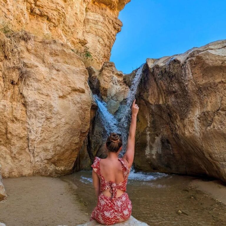 Plongez au cœur du Sahara du Sud tunisien avec une équipe locale qui vit et respire le désert. Nous organisons des circuits “style Uber” — rapides à réserver, flexibles, et 100 % privés — combinant transferts, taxis longue distance, et navettes sur mesure vers les plus beaux sites : Tozeur, Douz, Ksar Ghilane, Tamerza & Chebika, Matmata, Tataouine, Ong Jmel (Mos Espa/Star Wars), Chott el Jerid, sans oublier Djerba et ses connexions. Avec sudtunisie.com, vous choisissez l’itinéraire, l’horaire et le confort. Nous, on s’occupe du reste. Pour découvrir nos idées d’itinéraires et nos offres actuelles, consultez nos circuits désert sur sudtunisie.com . Pourquoi choisir notre “Uber Circuit” désert ? Notre promesse est simple : liberté, sécurité, et efficacité. À la différence des circuits rigides, nous concevons votre excursion autour de vos envies. Nous assurons : Transferts privés depuis Tunis, Hammamet, Sousse, Monastir, Sfax, Djerba, Tozeur et les principaux aéroports/gares. Taxis & navettes confortables (berlines climatisées, SUV, 4×4, minibus VIP) selon la taille de votre groupe. Chauffeurs expérimentés & guides locaux parlant français (et, selon disponibilité, anglais/italien/allemand) pour des arrêts photo spontanés, des pauses gourmandes et des découvertes hors des sentiers. Horaires à la carte : départ tôt pour les levers de soleil sur les dunes, retours tardifs pour les ciels étoilés. Logistique intégrale : hébergements (hôtels, maisons troglodytes, campements sahariens, glamping), repas traditionnels, balades à dos de dromadaire, quads (sur demande), et autorisations d’accès là où nécessaire. Sécurité & confort : véhicules récents, assurances conformes, itinéraires validés, eau & trousses de premiers secours à bord. Nous adaptons le rythme (familles, seniors, couples, voyageurs solo), le niveau d’aventure (bivouac nomade ou lodge de charme), et le budget (essentiel, confort, premium). Zéro stress : vous profitez, nous orchestrons. Les incontournables du Sahara sud-tunisien Pour un circuit privé réussi, nous associons des sites emblématiques et des pépites locales. Voici nos étapes phares : Tozeur & sa palmeraie : oasis classée, ruelles en briques ocre, musée des traditions, oasis de montagne à proximité, couchers de soleil flamboyants sur le Chott el Jerid. Ong Jmel & Mos Espa (Star Wars) : décors mythiques perdus entre dunes et regs, horizon à 360°, lumière dorée idéale pour la photo. Chott el Jerid : lac salé monumental, en hiver/printemps miroirs d’eau et effets mirage, lignes de sel photogéniques. Tamerza, Chebika, Mides : oasis suspendues dans l’Atlas, cascades (selon saison), canyons ocre, panoramas à couper le souffle. Douz : la “porte du désert”, point de départ parfait pour dunes, méharées, quads, et nuits sous tente. Ksar Ghilane : erg rouge spectaculaire, source thermale en plein désert, fort romain à proximité, bivouacs magiques. Matmata & Tamazret : maisons troglodytes, paysages lunaires, authentiques rencontres amazighes. Tataouine & les Ksour : architecture de greniers fortifiés (Ksar Ouled Soltane, Ksar Hadada), culture bédouine, marchés d’épices. Djerba : plages, villages blancs, Houmt Souk, poteries de Guellala, idéale pour un départ/retour tout en douceur. Nos suggestions d’itinéraires privés (modulables à l’infini) Chaque voyage est unique. Voici des bases d’itinéraires que nous personnalisons lors du devis. 1 jour : “Coup de cœur express” Depuis Tozeur : Chott el Jerid au lever, Ong Jmel & Mos Espa, puis Chebika & Tamerza l’après-midi. Retour via belvédères photo. Depuis Djerba : Matmata troglodyte + déjeuner traditionnel + Ksar Hadada ou Ksar Ouled Soltane. Variante coucher de soleil sur les dunes proches (selon saison). Idéal si vous avez peu de temps mais voulez un maximum d’émotions et de photo spots. 2 jours / 1 nuit : “Dunes & étoiles” Jour 1 : départ de Tozeur ou Djerba → Douz (balade dromadaire ou quad), traversée de l’erg vers camp saharien, dîner sous les étoiles, veillée autour du feu. Jour 2 : lever du soleil sur les dunes, petit-déj au camp, route Douz → Chott el Jerid (arrêts photos), Tozeur (vieille ville, oasis), ou Matmata selon préférences. Parfait pour goûter à la nuit saharienne sans trop d’heures de route. 3 jours / 2 nuits : “L’Essentiel du Grand Sud” Jour 1 : Tozeur → Chebika, Tamerza, Mides → Ong Jmel/Mos Espa → coucher de soleil sur le chott → nuit à Tozeur. Jour 2 : Tozeur → Douz (marché saharien) → campement ou Ksar Ghilane (source thermale, dunes rouges) → bivouac. Jour 3 : Ksar Ghilane → Matmata (troglodytes) → Tataouine & ksour (selon envie) → Djerba ou retour point de départ. Le grand classique : paysages variés, rythme équilibré, souvenirs inoubliables. 4–5 jours : “Désert en profondeur” Oasis de montagne + ergs : combiner nuit en camp fixe et bivouac nomade, inclure Ksar Ghilane et une méharée au lever/au coucher du soleil. Culture & terroir : ateliers dattes/huile/argile, déjeuners chez l’habitant, musique bédouine, marchés de Douz et Tataouine. Photo tour : timing précis pour lumières dorées, spots hors foule, voie lactée (selon période et ciel). Pour voyageurs qui veulent “sentir” le Sahara : plus de temps, plus d’authenticité. 7–8 jours et plus : “Grande traversée saharienne” Boucle complète : Tunis/Hammamet → Tozeur → Douz → Ksar Ghilane → Matmata → Tataouine → Djerba (ou inverse), avec 2 à 3 nuits désert. Confort premium : sélection d’hôtels de charme & glamping haut de gamme, dîners gastronomiques, 4×4 privés. Expé douce : randonnées courtes, pauses oasis, siestes à l’ombre des palmiers, nuits sous un océan d’étoiles. Le voyage signature : une immersion totale dans l’âme du Sahara. Transferts, taxis & navettes privées : comment ça marche ? Nous fonctionnons comme une conciergerie de mobilité saharienne : Vous choisissez le point de départ : hôtel, aéroport, port (ex. Nefta/Tozeur, Djerba-Zarzis, Monastir, Enfidha, Tunis-Carthage). Nous mettons le bon véhicule : berline (1–3 pers.), SUV/4×4 (1–4 pers.), minibus (5–15 pers.), minicar (groupes). Chauffeur local dédié : ponctualité, conduite sûre, brief culturel, pauses flexibles, options Wi-Fi à bord selon disponibilité. Itinéraire intelligent : moins de kilomètres inutiles, plus d’arrêts photogéniques et de moments vrais. Assistance proactive : WhatsApp/phone, plan B en cas de météo changeante, ajustements à la volée. Envie d’un stop “café des épices”, d’une pause artisanat, d’un détour dunes ? On ajuste en temps réel. Meilleure période, météo & conseils pratiques Octobre → mai : période royale pour le désert (journées douces, nuits fraîches). Décembre–février : nuits plus froides (prévoir polaires). Juin → septembre : chaleur marquée ; possible très tôt le matin et fin d’après-midi, sieste fraîcheur en milieu de journée. Vent & sable : lunettes de soleil enveloppantes, foulard/buff, crème solaire, baume lèvres, hydratation régulière. Tenue : légère, couvrante, couche chaude pour le soir, chaussures fermées pour sable et cailloux. Photo : batteries/banque d’énergie, housses anti-poussière, moment doré = 1 h après lever / avant coucher. Familles : étapes plus courtes, pauses fréquentes, chaises bébé à la demande, activités “waouh” (dromadaire, oasis, source chaude). Seniors : tempo doux, accès véhicule au plus près, sièges confort, sélection d’hébergements de plain-pied quand possible. Respect & durabilité : pas de déchets, pas de sortie des pistes sensibles, consommation locale, emplois du désert. Hébergements : du troglo au glamping étoilé Selon votre style, nous combinons : Maisons troglodytes (Matmata/Tamazret) : fraîcheur naturelle, immersion amazighe. Campements sahariens : tentes confort, douches/ sanitaires, dîner sous les étoiles. Bivouac nomade : minimaliste et magique, silence absolu, voûte céleste. Glamping premium : tentes luxueuses, literie haute qualité, chefs sur place. Hôtels de charme : oasis, piscines, patios, architecture ocre. Nous sélectionnons des adresses de confiance, testées, avec accueil chaleureux et cuisine du Sud (couscous, méchoui, brik, dattes Deglet Nour, pain de sable…). Expériences à ne pas manquer Coucher de soleil sur les dunes de Douz ou Ksar Ghilane : lumière orangée, ombres longues, photos iconiques. Balade dromadaire (méharée) : rythme ancestral, silence enveloppant. Oasis de montagne : Chebika/Tamerza/Mides, eaux claires, palmiers dattiers, gorges ocre. Star Wars à Ong Jmel/Mos Espa : décor mythique, ambiance “planète lointaine”. Source chaude de Ksar Ghilane : bain relaxant sous les palmes. Nuit saharienne : feu de camp, thé à la menthe, ciel constellé inimaginable. Combien de temps prévoir ? 1 jour : aperçu express (parfait depuis Tozeur ou Djerba). 2–3 jours : nuit dans le désert, sensations complètes. 4–5 jours : mix paysages & cultures, grands contrastes. 7–8 jours : grande boucle Sud tunisien, immersion totale. Budget & devis : du sur-mesure sans surprise Les prix varient selon saison, distance, type de véhicule, niveau d’hébergement, et activités. Nous proposons des packs clairs (transport, guide/chauffeur, nuit(s), repas, activités choisies) pour éviter tout flou. Le plus simple : demander un devis rapide et personnalisé. ➡️ Demandez votre devis sur mesure ici : Formulaire de contact & devis sudtunisie.com . Réservations, paiements & flexibilité Réservation facile : on fixe l’itinéraire, on bloque le véhicule/l’hébergement, confirmation immédiate. Acompte raisonnable : le solde au départ ou selon préférence. Politique flexible : en cas d’imprévu météo ou santé, réaménagement prioritaire dans la mesure du possible. Communication fluide : WhatsApp/phone/mail, suivi avant/pendant l’excursion, assistance 7j/7. FAQ – Excursions Sahara & transferts privés Est-ce adapté aux enfants ? Oui. Nous adaptons les temps de route, prévoyons des pauses fréquentes, assurons sièges auto sur demande, et sélectionnons des activités ludiques & safe. Peut-on voyager enceinte ? Avec l’accord de votre médecin, oui, en rythme doux : trajets plus courts, surfaces stables, éviter les secousses (quad/4×4 sportif), bien s’hydrater. Quid de la chaleur ? Nous organisons les activités aux heures fraîches (lever/coucher), privilégions ombre & clim, et ajustons selon température/vent. Le désert est-il sûr ? Nos itinéraires sont validés, guides locaux et chauffeurs connaissent parfaitement la zone. Sécurité d’abord : météo, pistes, équipements. Et si je veux changer le programme en cours de route ? Aucun souci : nous restons flexibles tant que les conditions le permettent (temps, distances, disponibilités). Peut-on ajouter un photographe, un drone, un gâteau d’anniversaire ? Bien sûr ! Dites-nous vos envies : shooting, mise en scène, surprises, moments romantiques, demandes en mariage… On adore orchestrer ces instants. Exemple de journée “à la carte” 07 h 00 : prise en charge à l’hôtel (Tozeur, Djerba, ou ailleurs). 08 h 00 : Chott el Jerid : lumière matinale, photos “miroir”. 10 h 00 : Ong Jmel / Mos Espa : plateau désertique, décor Star Wars. 12 h 30 : déjeuner cuisine du Sud (menu selon vos goûts). 15 h 00 : Chebika ou Tamerza : oasis de montagne & cascades. 17 h 30 : dunes pour coucher de soleil (option dromadaire). 20 h 00 : retour ou nuit en camp (selon votre choix). Chaque étape peut être intervertie, prolongée, ou remplacée. Votre journée, vos règles. Groupes, incentives & événements privés Nous gérons séminaires, team buildings, shootings, voyages de récompense, anniversaires et lune de miel. Minibus/Minicars, coordination multi-véhicules, timings millimétrés, privatisations de campements ou d’espaces oasis. Mise en scène feu sous les étoiles, musique bédouine, dîner gastronomique au désert… le tout orchestré au cordeau. Engagement local & tourisme responsable Guides & chauffeurs du cru, hébergements partenaires à taille humaine. Circuits respectueux : pas de hors-piste sauvage, gestion des déchets, respect des zones sensibles. Économie locale : artisans, producteurs, musiciens, cuisinières. Transmission : contes du désert, astronomie, traditions nomades, fruits du palmier-dattier. Voyager avec nous, c’est soutenir une chaîne de valeur locale tout en vivant un Sahara authentique. Prêts pour le grand Sud ? On embarque ! Que vous rêviez d’un coucher de soleil sur les dunes, d’une nuit sous la voie lactée, d’un bain chaud à Ksar Ghilane, d’un selfie à Mos Espa, ou d’un couscous au feu de bois, nous transformons vos idées en souvenirs impérissables. Inspirez-vous sur nos circuits désert . Décrivez vos envies sur notre formulaire de devis personnalisé . Après votre retour, partagez votre avis et vos photos : laisser un commentaire sur TripAdvisor . Nous créons votre désert. Et vous, vous n’avez plus qu’à vibrer. Points clés à retenir (check-list avant départ) Documents : carte d’identité/passeport en règle, assurances voyage. Tenues : léger/couvrant, couche chaude pour le soir, maillot (source chaude), chaussures fermées. Santé : hydratation, protection solaire, médicaments personnels. Tech : batteries, cartes mémoire, housse anti-sable. Personnalisation : dites-nous vos rythmes, restrictions alimentaires, occasions à célébrer. Contact : itinéraire validé + WhatsApp de votre référent sudtunisie.com. À très vite sur les pistes du Sahara sud tunisien !