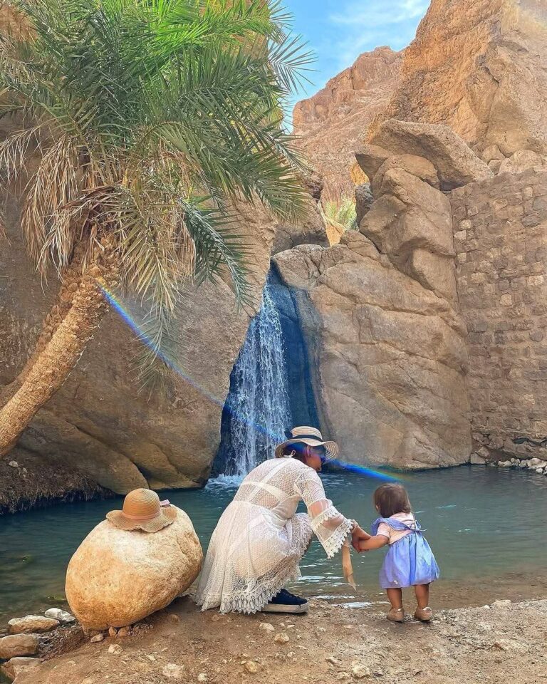 Quand on rêve du Sahara sud tunisien, on imagine des dunes dorées à perte de vue, des couchers de soleil flamboyants, des oasis secrètes, des villages troglodytes… Et on veut y aller facilement, en toute sécurité, avec un chauffeur privé qui connaît chaque piste. C’est précisément ce que nous proposons : des circuits “Uber-like” au sens de simples, directs, personnalisés, où le transfert, le taxi ou la navette privée s’imbriquent parfaitement à votre excursion dans le désert. Avec sudtunisie.com , vous choisissez le confort d’un service porte-à-porte et la liberté d’un voyage taillé sur mesure. Des circuits désert conçus pour vous : flexibles, privés et 100% personnalisables Nous savons que chaque voyageur a son rythme, ses envies et son budget. Nos circuits désert au sud de la Tunisie s’adaptent à vos dates, votre point de départ (Tunis, Hammamet, Sousse, Monastir, Sfax, Djerba, Tozeur…) et vos préférences (bivouac authentique, camp tout confort, hôtels 4★, escapade photo, aventure soft en famille, etc.). Transferts privés depuis l’aéroport, l’hôtel ou chez vous. 4×4 climatisés pilotés par des chauffeurs-guides francophones connaissant les pistes et les petits secrets du désert. Navettes dédiées pour relier les étapes sans stress. Rythme sur mesure : arrêts photo, pauses thé, couchers de soleil, observation des étoiles… c’est vous qui validez. Dès votre prise en charge, on s’occupe de tout : bagages, eau fraîche, briefing clair, sécurité. L’idée est simple : profiter, immortaliser et ressentir le Sahara, sans se soucier de la logistique. Nos incontournables du Sahara sud tunisien – l’ADN de nos “Uber Circuits” Douz, la Porte du désert Douz incarne le Sahara que l’on attend : dunes soyeuses, balade chamelière, bivouac sous les étoiles. On organise des randonnées à dos de dromadaire, des couchers de soleil sur les crêtes de sable et, pour les amateurs, une initiation quad sur terrain dédié (encadrement pro). Ksar Ghilane, l’oasis chaude Au milieu des dunes, une source d’eau chaude naturelle vous attend pour un bain relaxant après la route. On peut y passer une journée détente ou une nuit sous tente dans un camp saharien. Les pistes autour sont superbes et mènent vers des ksours et petits forts abandonnés. Matmata et les maisons troglodytes À Matmata, on visite des habitations creusées dans la roche, on comprend le génie d’adaptation des habitants, on savoure un déjeuner terroir. L’ambiance est unique, et les paysages lunaires, étonnants. Chott el-Jérid, le lac salé miroir Entre Tozeur et Douz, le Chott el-Jérid déroule son immense croûte de sel. Au lever comme au coucher du soleil, les reflets sont magiques ; on s’y arrête pour des photos mémorables. Tozeur, Chebika, Tamerza & Mides Dans les montagnes de l’Atlas tunisien, les oasis de Chebika et Tamerza offrent palmeraies, cascades et canyons. Mides, à la frontière algérienne, dévoile un canyon sculpté à la beauté brute. On alterne pistes de sable, ruelles d’oasis et panoramas grandioses. Ong Jmel & les décors de cinéma Près de Tozeur, Ong Jmel (“le cou du chameau”) et les décors mythiques de tournages invitent à jouer les explorateurs. Pour les passionnés, nous planifions la golden hour au bon endroit. Exemples d’itinéraires “clés en main” — transférés, guidés, validés Pour vous donner une idée, voici quelques exemples. Ils sont modulables selon votre temps et vos envies. Tous incluent le transfert privé (taxi/navette), le chauffeur-guide, les hébergements (tentes/camps/hôtels selon le choix) et les repas indiqués. 2 jours / 1 nuit — Douz & le bivouac Jour 1 : Transfert privé depuis votre ville (Tunis/Hammamet/Sousse/Monastir/Djerba/Tozeur). Arrivée à Douz, balade à dos de dromadaire, installation au camp. Dîner nomade et nuit sous les étoiles. Jour 2 : Lever de soleil sur les dunes, petit-déjeuner, retour en 4×4 par une piste panoramique, passage par le Chott el-Jérid pour photos, déjeuner local. Transfert retour à votre hébergement. 3 jours / 2 nuits — Matmata, Douz & Ksar Ghilane Jour 1 : Départ en navette privée. Matmata (maisons troglodytes), déjeuner traditionnel, arrivée Douz. Coucher de soleil et bivouac. Jour 2 : Cap sur Ksar Ghilane par les pistes. Bain dans la source chaude, temps libre (quad en option), nuit en camp. Jour 3 : Piste retour via ksours, haltes photo, déjeuner au village. Transfert vers votre ville d’origine. 4 jours / 3 nuits — Oasis de montagne & Sahara Jour 1 : Tozeur et médina, palmeraie, musée/écomusée (selon intérêts). Jour 2 : Chebika – Tamerza – Mides, marche facile dans les gorges, cascades, panoramas. Jour 3 : Ong Jmel, désert de Star Wars, piste jusqu’à Douz, balade chamelière, bivouac. Jour 4 : Chott el-Jérid au retour, déjeuner terroir, navette privée jusqu’à l’aéroport ou l’hôtel. 7 à 8 jours — Grand tour du Sud Un grand itinéraire combinant oasis de montagne, villages troglodytes, ksours de Tataouine, mer de dunes, bivouacs et nuits en camp confort. Idéal pour photographes, familles en slow travel ou épices d’aventure. Pour découvrir toutes nos idées et variantes, parcourez nos circuits désert sur cette page dédiée et piochez l’inspiration qui vous ressemble. Transfert, Taxi, Navette privé : le “sans friction” de votre voyage Un bon circuit commence par un transfert fluide. Nous opérons en prise en charge directe là où vous êtes : Aéroports (Tunis-Carthage, Enfidha, Monastir, Djerba-Zarzis, Tozeur). Gares routières, hôtels, locations saisonnières. Horaires flexibles, adaptation sur retards de vols. Véhicules : berlines confortables, vans, 4×4 climatisés, sièges enfants sur demande, bagageries volumineuses pour les grands voyageurs. Chauffeurs-guides : francophones/anglophones, certifiés, rompus aux itinéraires sahariens, formés sécurité & conduite sur piste. Itinéraires intelligents : nos chauffeurs optimisent trafic, pauses, points panoramiques, pour arriver détendus et à l’heure. Assistance : numéro dédié, suivi de votre dossier, plan B en cas d’imprévus (météo, fermetures temporaires, etc.). Hébergements : du bivouac authentique au camp premium Votre nuit dans le désert, c’est le moment fort. À vous de choisir : Bivouac nomade : tentes bédouines, feu de camp, milliers d’étoiles au-dessus, repas traditionnel cuit au sable ou tajine selon les places. Camp confort : tentes équipées (literie, sanitaires partagés ou privés), cuisine locale, générateur le soir, parfois électricité solaire. Hôtels 3★/4★ en oasis et villes étapes : piscine, wifi, confort pour alterner aventure et repos. Nous conseillons selon la saison, la météo, votre budget et vos attentes de confort. Le mix hôtel + camp marche très bien pour garder souplesse et bien-être. Quand partir ? Climat, saisons et conseils d’habillement Octobre à avril : haute période pour le désert. Journées douces, nuits fraîches (prévoir veste, polaire, bonnet pour les plus frileux). Mai & septembre : intermédiaires ; on privilégie départs matinaux et fin de journée. Juin à août : chaleur marquée ; circuits possibles avec rythme adapté, pauses à l’ombre, hydratation renforcée, air conditionné en route. À mettre dans le sac : foulard/bandana, lunettes de soleil, crème SPF, baume à lèvres, chaussures fermées, veste légère nocturne, batterie externe. L’eau est incluse dans nos transferts et la plupart des étapes. Combien ça coûte ? Exemple de budgets & devis personnalisé Les prix varient selon la durée, la catégorie d’hébergements, la saison et le nombre de participants. À titre indicatif : 2 jours/1 nuit (Douz + bivouac), base 2 à 4 pers. : abordable, idéal premier contact. 3 jours/2 nuits (Matmata + Douz + Ksar Ghilane) : excellent rapport diversité/prix. 4 à 5 jours (Oasis de montagne + Sahara) : équilibre parfait entre paysages et immersion. 7 à 8 jours : grand tour pour amateurs d’itinérance. Le plus simple : demandez un devis clair et rapide via notre formulaire dédié ; on vous envoie une proposition détaillée (programme, distances, inclus, non inclus, options quad/chameau/photo, etc.) avec prix final sans surprise. Qualité, sécurité, sérénité : notre promesse Guides & chauffeurs agréés, briefés sécurité, dotés de téléphonie satellite sur les étapes les plus isolées. Entretien régulier des 4×4, pneus adaptés, kit secours et eau à bord. Rythme humain : pauses hydratation, repas sains, gestion des intolérances/alergies sur demande. Familles & enfants bienvenus, sièges auto disponibles. Voyageuses solo : accompagnement et hébergements sécurisés. Assurance RC pro & plan d’urgence coordonné avec notre bureau local. Expériences sur-mesure : photo, gastronomie, bien-être, culture Photo-trip : lever/coucher du soleil, lune sur dunes, voies lactées (selon période), arrêts panoramiques pensés pour votre matériel. Gastro & terroir : méchoui, couscous d’oasis, pain cuit dans le sable, dattes de Tozeur, thé à la menthe. Bien-être : bain à Ksar Ghilane, étirements matinaux dans les dunes, pauses slow travel. Culture & rencontres : musique traditionnelle, artisanat (tressage de feuilles de palmier), légendes du désert. Pourquoi nous faire confiance ? Avis et bouche-à-oreille Nos voyageurs parlent le mieux de nous. Consultez leurs retours et photos ici : 👉 Voir les avis sur TripAdvisor Ces témoignages reflètent notre sens du détail, notre réactivité et la qualité de nos chauffeurs-guides. Nous nous appuyons sur une équipe locale stable, des partenaires sérieux et une logistique éprouvée. FAQ express — Excursion Sahara Sud Tunisien, Transfert Taxi & Navette privé Combien d’heures de route par jour ? Nous visons 3 à 5 heures avec pauses régulières. Les longues liaisons sont réparties intelligemment, surtout en famille. Et si mon vol est retardé ? Nous suivons les vols ; votre chauffeur attend et nous ajustons le départ sans vous stresser. Peut-on faire l’excursion avec de jeunes enfants ? Oui, avec rythme adapté, sièges auto, pauses fréquentes et nuits confort. Les enfants adorent les dromadaires et le ciel étoilé. Quelles options “aventure” proposez-vous ? Quad, balade chamelière, marche douce sur dunes, shooting photo, bivouac… Toujours encadré et assuré. Y a-t-il du wifi ? Dans les villes et hôtels, souvent oui. Dans le désert, on privilégie la déconnexion, mais nous gardons radio/Tel. sat pour la sécurité. Et la nourriture ? Cuisine tunisienne généreuse ; on gère végétarien, intolérances ou sans gluten à la demande avant le départ. Conseils pratiques pour un désert sans faux pas Hydratez-vous souvent, même sans soif. Portez chaussures fermées pour les marches ; sandales à l’oasis. Respect des lieux : pas de déchets, pas de prélèvements (fossiles, plantes). Protégez votre matériel photo du sable (sacs zippés, pare-soleil, pinceau doux). Cash utile dans certains villages ; les cartes passent en ville. Documents : passeport ou CNI (selon nationalité), assurance voyage conseillée. Engagement local & tourisme responsable Choisir nos Uber Circuits sahariens, c’est soutenir : des guides et chauffeurs du cru, des camps et maisons d’hôtes gérés localement, des fournisseurs de produits du terroir, des initiatives de réduction des plastiques et de mise en avant des savoir-faire. Nous limitons l’impact environnemental (optimisation des trajets, tri quand possible, incitation à la réutilisation des gourdes) et accompagnons nos équipes sur les bonnes pratiques. Réservez votre circuit désert en 3 étapes simples Inspirez-vous : feuilletez nos circuits désert sur sudtunisie.com . Demandez votre devis : dites-nous vos dates, point de départ, niveau de confort, activités souhaitées via ce formulaire de contact/devis . Validez & partez : on verrouille les transferts privés, les camps/hôtels, le chauffeur-guide et les options. Vous recevez un récap clair et vous n’avez plus qu’à faire vos valises. Pourquoi notre approche “Uber Circuit” surclasse le reste Simplicité : pas de casse-tête. On vient vous chercher et on vous ramène. Privatisation totale : taxi/navette privé, itinéraire flexible, arrêts à la carte. Expertise locale : pistes maîtrisées, bons plans panoramas & adresses authentiques. Sécurité : matériel, procédures, anticipation météo. Rapport qualité/prix : transparence, zéro frais cachés, programmes pleins mais jamais pressés. Preuves à l’appui : lisez nos avis certifiés et regardez les photos des voyageurs. Appelez le désert par son nom — et laissez-nous conduire Le Sahara sud tunisien n’est pas seulement un décor : c’est un rythme, une lumière, un silence qu’on n’oublie pas. Notre rôle est de vous y emmener facilement, en privé, en sécurité, et de vous créer des instants vrais : une théière qui fume au camp, un vent tiède qui flotte au crépuscule, un ciel si dense qu’on compte les constellations. Prêts pour votre excursion ? On s’occupe du transfert, du taxi, de la navette privée — et vous, vous profitez. ➡️ Inspirez-vous ici : Circuits désert — sudtunisie.com ➡️ Demandez votre devis clair : Contact & Devis ➡️ Lisez les avis récents : Notre TripAdvisor