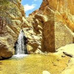La Tunisie est bien plus qu’une destination de soleil et de plage. Au-delà de ses stations balnéaires mondialement connues, elle cache un véritable trésor : le Sahara tunisien. Un désert aux paysages envoûtants, aux dunes dorées et aux oasis verdoyantes, où chaque voyage devient une aventure hors du temps. Chez sudtunisie.com, nous proposons des circuits personnalisés dans le Sud tunisien, avec transferts privés et excursions adaptées à vos envies, pour une immersion totale au cœur de la culture et de la nature saharienne. Découvrir le Sahara tunisien : une expérience unique Le Sud tunisien fascine par la diversité de ses paysages. Entre les oasis de montagne de Chebika et Tamerza, le lac salé du Chott El Jerid, les villages troglodytes de Matmata et les grandes dunes de Douz, chaque étape offre un spectacle naturel à couper le souffle. Voyager dans le Sahara, ce n’est pas seulement contempler des paysages. C’est aussi rencontrer les habitants, découvrir leurs traditions, partager un thé sous une tente berbère, et ressentir cette hospitalité chaleureuse propre à la culture tunisienne. Avec sudtunisie.com, nous organisons des circuits qui vous emmènent dans les endroits incontournables mais aussi dans des lieux plus secrets, hors des sentiers battus. Notre objectif est simple : vous faire vivre le Sahara comme si vous y étiez invité. Nos circuits et excursions dans le Sud tunisien 1. Circuit découverte des oasis et villages sahariens Un programme idéal pour ceux qui veulent allier culture et nature. Ce circuit comprend : La visite du Chott El Jerid, un lac salé aux reflets roses et argentés. Les villages troglodytes de Matmata, connus pour leurs habitations creusées dans la roche et pour avoir servi de décor à la saga Star Wars. Les oasis de montagne de Chebika et Tamerza, véritables paradis au cœur du désert. La découverte de Tozeur, capitale du Sud, avec son architecture en briques ocre et ses palmeraies à perte de vue. 2. Excursion Douz et nuit sous tente dans le désert Surnommée la "porte du désert", Douz est le point de départ idéal pour une immersion totale dans les dunes du Sahara. Nous vous proposons : Une balade à dos de dromadaire ou en quad au coucher du soleil. Une soirée sous une tente traditionnelle, avec dîner typique autour du feu. Une nuit magique sous un ciel étoilé, loin de toute pollution lumineuse. 3. Circuit culturel et historique Le Sud tunisien est aussi un territoire riche en histoire. Ce circuit inclut : La visite de l’amphithéâtre d’El Jem, classé au patrimoine mondial de l’UNESCO. Les ksour de Tataouine, ces anciens greniers fortifiés où les Berbères stockaient leurs récoltes. Les marchés traditionnels où l’on découvre les épices, l’artisanat et les saveurs locales. 4. Séjours sur mesure et circuits personnalisés Chaque voyageur est unique. C’est pourquoi nous proposons également des circuits personnalisés, selon vos envies : aventure sportive, voyage en famille, séjour romantique, ou expérience authentique chez l’habitant. Vous pouvez découvrir plus de détails sur nos offres en visitant nos circuits désert en Tunisie . Le confort d’un transfert et d’une navette privée Lorsque l’on voyage dans le désert, le confort et la sécurité sont essentiels. Chez sudtunisie.com, nous mettons à disposition des navettes privées climatisées, avec chauffeurs expérimentés qui connaissent parfaitement les routes du Sud. Fini les longs trajets fatigants en bus ou les attentes interminables. Avec nos transferts privés, vous voyagez à votre rythme, vous profitez des paysages, et vous arrivez directement à votre hôtel, campement ou lieu de visite. Ce service est particulièrement apprécié des familles et des couples qui souhaitent voyager en toute tranquillité. Il permet aussi de gagner un temps précieux, pour profiter pleinement de chaque moment dans le désert. Pourquoi choisir sudtunisie.com pour votre circuit Sahara ? Expertise locale : Nous sommes basés dans le Sud tunisien et travaillons avec des guides locaux passionnés. Circuits authentiques : Loin des circuits touristiques classiques, nous privilégions les expériences réelles et les rencontres humaines. Flexibilité totale : Que vous voyagiez seul, en couple, en famille ou en groupe, nous adaptons chaque programme à vos attentes. Sécurité et confort : Des véhicules adaptés, des chauffeurs professionnels et un accompagnement constant. Tarifs transparents : Pas de frais cachés, tout est clair dès le départ. Nous croyons qu’un voyage dans le Sahara doit être une expérience inoubliable, pas seulement une excursion rapide. C’est pourquoi nous proposons des séjours immersifs qui permettent de ressentir l’âme du désert. Des souvenirs impérissables dans le désert tunisien Rares sont les lieux qui marquent autant que le Sahara tunisien. Les voyageurs repartent souvent transformés, avec des souvenirs gravés à jamais : Le silence impressionnant du désert, brisé seulement par le vent et le pas lent d’un dromadaire. Les couleurs changeantes du sable, du doré au rouge flamboyant au coucher du soleil. Les moments de partage avec les habitants, autour d’un repas ou d’une danse traditionnelle. C’est ce mélange d’authenticité, de beauté et d’émotion qui fait du Sud tunisien une destination unique au monde. Réservez votre circuit Sahara en toute simplicité Vous souhaitez vivre cette expérience incroyable ? Rien de plus simple. Sur notre site, vous pouvez demander un devis personnalisé et planifier votre voyage selon vos envies et votre budget. ➡️ Faites votre demande directement ici : Demande de devis pour un voyage dans le désert tunisien . Chaque demande est traitée rapidement par notre équipe, afin de vous proposer la meilleure offre possible. Ils ont voyagé avec nous : avis et témoignages La satisfaction de nos voyageurs est notre meilleure récompense. Beaucoup d’entre eux partagent leurs expériences positives et leurs moments forts vécus avec nous. Vous pouvez consulter leurs avis authentiques ici : Avis Sud Tunisie sur TripAdvisor . Ces retours confirment que voyager avec sudtunisie.com, c’est choisir un séjour de qualité, une organisation professionnelle et des souvenirs inoubliables. Conclusion : le Sahara tunisien, une aventure à vivre absolument Un voyage en Tunisie ne serait pas complet sans une immersion dans le Sud saharien. Que vous rêviez d’une nuit magique sous les étoiles, d’une balade à dos de dromadaire, d’une visite des oasis spectaculaires ou d’une découverte culturelle dans les villages berbères, sudtunisie.com est le partenaire idéal pour faire de ce rêve une réalité. En choisissant nos circuits et excursions Sahara Sud tunisien, vous bénéficiez de tout le confort d’un transfert privé, de l’accompagnement de guides expérimentés, et de l’assurance de vivre une expérience authentique et mémorable. Alors, êtes-vous prêts à embarquer pour une aventure inoubliable au cœur du désert tunisien ?