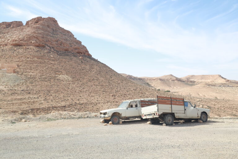 Vivre une nuit sous tente au cœur du Sahara, c’est goûter à la pureté des grands espaces, au ciel constellé et au silence qui apaise. Nous proposons un circuit 2 jours / 1 nuit souple, immersif et intensément dépaysant, avec prise en charge à l’adresse de votre choix (hôtel, aéroport, résidence, gare routière). Selon vos horaires, nous ajustons les étapes afin que vous profitiez pleinement des dunes, des oasis et des rencontres locales, sans stress ni trajets inutiles. Pour comparer les variantes, les extensions et les points forts de chaque parcours, parcourez nos circuits désert en Tunisie . Pourquoi choisir un circuit Sahara 2 jours / 1 nuit sous tente ? Le format 2j/1n concentre l’essentiel du Sahara : un soleil couchant qui incendie les dunes, une nuit sous les étoiles, un lever du jour qui dévoile des reliefs insoupçonnés, et une immersion douce dans la culture nomade. Nous avons conçu cet itinéraire pour celles et ceux qui veulent tout ressentir en peu de temps — l’aventure, l’authenticité, la sécurité — sans courir et sans renoncer au confort. Points-clés : Départ garanti depuis l’adresse de votre choix, à Tozeur, Douz, Djerba, Gabès, ou toute autre ville convenue. 4×4 climatisés conduits par des chauffeurs expérimentés, guides francophones passionnés. Bivouac sous tente : ambiance feu de camp, ciel profond, cuisine locale. Itinéraires modulables selon la saison, la météo et vos envies (balade à dos de dromadaire, randonnée, quad/buggy en option). Logistique fluide (transferts optimisés, bagages, horaires souples) grâce à notre navette aéroport . Itinéraire détaillé – Jour par jour (exemple modulable) Chaque groupe est unique : nous adaptons l’ordre des étapes, la durée des haltes et la localisation du bivouac pour que votre rythme guide le voyage. Voici un exemple d’itinéraire au départ de Tozeur (variante au départ de Djerba/Douz décrite plus bas). Jour 1 – Des palmeraies aux dunes : cap sur le campement saharien Prise en charge à l’adresse de votre choix (hôtel/aéroport). Accueil, présentation du guide, briefing sécurité et départ en 4×4 vers le lac salé. Chott El Jerid : traversée de l’immense sebkha, ses miroirs de sel et ses mirages. Arrêts photo pour saisir les pastel du ciel et les lignes blanches à perte de vue. Pause à Douz, la “porte du désert” : dégustation de dattes, réglages du matériel de bivouac. Piste saharienne : entrée progressive dans l’erg. Écoutez le 4×4 changer de rythme, observez les cordons de dunes, respirez. Balade à dos de dromadaire (option, 1–2 h) au coucher du soleil : un pas tranquille, un horizon qui s’embrase. Installation au campement : tentes traditionnelles (option confort disponible), matelas épais/linge propre. Dîner au feu de bois (couscous, tajine, salades du jour) et thé à la menthe. Veillée : contes, ciel profond, repérage des constellations à l’œil nu. Nuit sous les étoiles. Variante Djerba / Ksar Ghilane Départ de votre adresse à Djerba, route vers Médenine et ses ksour (greniers fortifiés), puis piste jusqu’à Ksar Ghilane : oasis thermale au milieu du sable. Baignade possible dans la source chaude, coucher de soleil sur les dunes, bivouac non loin dans une mer de sable doré. Jour 2 – Lever de soleil, randonnée douce et retour par les paysages lunaires Réveil au lever du jour : couleurs changeantes, dunes qui se dessinent, silence total. Petit-déjeuner saharien : pain chaud, confitures, olives, café ou thé. Randonnée douce (30–90 min) : lecture des traces d’animaux, découverte de la végétation dunaire, photo des ripple marks (dessins du vent). Option quad/buggy (selon site & disponibilité) : adrénaline contrôlée, encadrée, respect des zones sensibles. Retour : selon le point de départ, passage par Matmata/Tamezret (maisons troglodytes, belvédères), Ong Jmel près de Tozeur (décors mythiques), ou traversée du Chott El Jerid quand la lumière magnifie le sel. Dépose à l’adresse de votre choix (aéroport, hôtel, résidence). Horaires ajustés pour vos vols ou trains. Bivouac sous tente : ambiance, confort et esprit nomade Le bivouac saharien allie authenticité et sobriété confortable. Les tentes (privatives ou partagées selon l’option) sont équipées de matelas épais et de couvertures chaudes en saison fraîche. Nous proposons des camps éphémères intimistes ou des camps fixes plus équipés (sanitaires partagés/privatifs selon disponibilité). L’éclairage est doux pour laisser place au spectacle céleste ; la sécurité est assurée par notre équipe. Ce qui fait la différence : Cuisine locale préparée sur place, produits frais, recettes de tradition. Feu de camp : convivialité, échanges, musique parfois improvisée. Immersion : gestes simples, rythme du désert, histoires de piste. Services inclus & options personnalisables Inclus normalement (selon devis et point de départ) : Prise en charge à l’adresse de votre choix et transferts aller/retour en 4×4. Guide francophone et chauffeur expérimenté. 1 nuit sous tente en camp saharien (équipement selon option). Dîner, petit-déjeuner et déjeuner (Jour 2) ; eau à bord du véhicule. Assistance logistique et sécurité de base. Options fréquentes : Balade à dos de dromadaire, quad/buggy, sandboard, randonnée plus sportive (voir nos idées de randonnée en montagne & Sahara ). Campement confort (tente plus spacieuse, literie premium, sanitaires). Photographe/prise de vue drone (zones autorisées), dîner privé sous les étoiles. Extension 1 à 3 nuits : grands ergs, Grand Sud profond, villages berbères, oasis de montagne (Chebika, Tamerza, Mides). Besoin d’inspiration pour d’autres idées de journée ? Parcourez nos excursions en Tunisie . Départs & transferts – nous venons vous chercher où vous êtes Votre temps est précieux. Nous organisons des départs sur mesure avec prise en charge à l’adresse de votre choix : aéroport, hôtel, maison d’hôtes ou résidence privée. Notre navette aéroport s’occupe des arrivées tardives, des valises, des sièges enfants, et des correspondances. Exemples de points de départ : Tozeur : accès rapide au Chott El Jerid, Ong Jmel, oasis de montagne. Douz : “porte du désert”, entrée directe dans l’erg. Djerba : itinéraire via Médenine et Ksar Ghilane (source chaude au milieu des dunes). Gabès / Matmata : reliefs lunaires, maisons troglodytes, vue plongeante sur l’erg. Quand partir ? Météo, saisons et lumière Le Sahara se vit toute l’année, mais chaque saison a sa personnalité. Octobre → Avril : températures douces à fraîches la nuit. C’est la période idéale pour un bivouac confortable, des ciels très clairs et des randonnées agréables. Mai → Juin et Septembre : plus chaud en journée, soirées encore supportables. On adapte les horaires (levers matinaux, pauses à l’ombre). Juillet → Août : chaleur marquée. Possible avec départs très matinaux, siestes en milieu de journée, et campements ventilés. La lumière est un spectacle en soi : au lever et au coucher, les dunes changent de teinte minute après minute. Nos guides optimisent les haltes photo pour capter les meilleurs contrastes. Que prévoir dans votre sac ? (check-list utile) Chaussures fermées type trek léger + sandales pour le camp. Coupe-vent/polaire (soirées fraîches en automne/hiver), chèche ou casquette. Crème solaire, lunettes UV, baume à lèvres, petite trousse personnelle. Batterie externe (le réseau et l’électricité peuvent être limités en bivouac). Appareil photo/smartphone prêt pour faible luminosité (ciel étoilé !). Sac souple plutôt que valise rigide si vous prolongez dans le désert. Pour qui ? Familles, couples, amis, solo, seniors Ce circuit convient à tous les profils en bonne condition générale. Nous adaptons les rythmes et les distances (marche douce possible), proposons des menus adaptés (végétariens sur demande) et veillons aux petites attentions (sièges enfants, oreillers supplémentaires, couvertures supplémentaires en hiver). Familles : contact facile avec les dromadaires, jeu de traces dans le sable, soirée feu de camp. Couples : dîners intimistes, nuits étoilées, belvédères pour couchers de soleil. Groupes d’amis : quad/buggy, sandboard, défis photo. Voyageurs solo : immersion douce, encadrement, sécurité. Seniors : transferts confortables, pauses fréquentes, assistance à l’embarquement/débarquement. Sécurité, respect du milieu et gestes responsables Le désert est magnifique et fragile. Nos équipes sont formées aux bonnes pratiques : Respect des zones sensibles, des pistes et des habitats. Gestion des déchets et réduction des plastiques (bonbonnes d’eau + gourdes conseillées). Soutien de filières locales (achats chez les petits producteurs, artisans). Briefing sécurité clair (hydratation, soleil, marche en groupe, conduite encadrée). Votre expérience sera plus belle encore si nous la partageons avec respect. Foire aux questions (FAQ) Combien d’heures de 4×4 par jour ? Nous modulons selon vos envies. En général, 2 à 4 h étalées sur la journée, entrecoupées d’arrêts photos, pauses et activités. Peut-on modifier l’itinéraire la veille ? Oui, dans la limite des disponibilités (campements, autorisations, météo). Nous restons flexibles. Y a-t-il des sanitaires ? Selon l’option, vous dormez en camp fixe (sanitaires partagés/privés) ou en bivouac éphémère (confort simple, matériel d’appoint). Dites-nous vos préférences. Et si nous arrivons tard en avion ? Notre navette aéroport s’ajuste à vos horaires ; nous pouvons adapter l’étape du soir. Les activités sont-elles incluses ? La balade à dos de dromadaire est souvent ajoutée, le quad/buggy reste en option encadrée. D’autres idées ici : randonnée montagne & Sahara . Et s’il y a du vent ? Le vent fait partie du Sahara. Nous adaptons les horaires, privilégions des zones abritées et prévoyons des lunettes enveloppantes. Comment réserver – devis rapide et gratuit Expliquez-nous vos envies, votre adresse de départ, vos dates, vos participants et vos options (dromadaire, quad, confort, extension). Nous vous répondons rapidement avec un itinéraire sur mesure. Demande en ligne : devis gratuit – désert & Grand Sud Page circuits pour comparer : circuits désert Idées d’excursions à la journée : excursion en Tunisie Vous préférez un autre canal ou un horaire précis ? Indiquez-nous votre créneau de rappel et l’adresse exacte : nous organisons la prise en charge là où vous êtes. Avis & retours d’expérience Rien ne remplace l’avis de celles et ceux qui sont déjà partis. Parcourez les témoignages vérifiés et laissez le vôtre après votre voyage : Vos avis sur TripAdvisor – Sud Tunisie (Tozeur) . Vos retours nous aident à peaufiner les détails qui comptent : la bonne piste au bon moment, le coin d’ombre parfait, la dune au coucher de soleil qui restera votre plus beau souvenir. Prolongez l’aventure : idées de randonnées, blogs et inspirations Le désert appelle souvent… une seconde fois. Si vous avez deux ou trois jours en plus, nous concevons des boucles vers les oasis de montagne (Chebika, Tamerza, Mides), les ksour et villages berbères, ou l’erg profond. Feuilletez nos inspirations : Randonnées & trekking : randonnée montagne & Sahara Blog & carnets : blog des excursions en Tunisie Sélection de circuits : circuits désert Nous travaillons avec des équipes locales qui connaissent le désert comme leur maison. C’est ce savoir du terrain qui vous garantit des instants justes, loin des foules, au bon endroit, au bon moment. Engagement qualité : organisation millimétrée, liberté sur place Notre promesse tient en trois mots : sécurité, souplesse, sens. Sécurité : véhicules entretenus, conducteurs aguerris, suivi météo, trousse d’urgence et procédures claires. Souplesse : départ de l’adresse de votre choix, horaires ajustés, activités à la carte. Sens : respect des milieux fragiles, partenariats locaux, cuisine de saison. Le Sahara est un géant délicat : pour l’apprécier, il faut écouter ses rythmes. Nous mettons notre logistique au service de votre liberté : vous n’avez plus qu’à vivre le désert. En résumé – votre nuit saharienne en 7 temps forts Départ où vous êtes (adresse libre) et accueil personnalisé. Chott El Jerid et premiers grands horizons. Entrée dans l’erg et coucher de soleil. Bivouac sous tente, dîner au feu de camp. Nuit étoilée et lever du jour sur les dunes. Balade (dromadaire/randonnée) et options (quad/buggy). Retour souple selon vos contraintes, dépose à l’adresse de votre choix. Prêts à écrire votre propre parenthèse saharienne ? Dites-nous d’où vous partez et ce qui vous fait vibrer : nous créons le circuit 2 jours / 1 nuit qui vous ressemble. Lancez votre demande en une minute : devis gratuit ici . {stop article}