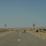 Vous rêvez d’une escapade hors du temps entre oasis, dunes dorées et villages troglodytes ? Avec sudtunisie.com, nous proposons des navettes privées en Tunisie, des transferts aéroport porte-à-porte et des circuits sur mesure dans le Sahara du Sud tunisien. Notre promesse est simple : confort, sécurité, ponctualité… et une organisation fluide, du premier clic jusqu’au dernier lever de soleil sur les dunes. Que vous arriviez à Tunis-Carthage, Monastir, Enfidha, Djerba ou Tozeur, nous venons vous chercher à l’heure, nous veillons sur vos bagages et nous vous conduisons sans stress vers votre hôtel, votre campement ou votre point de départ d’excursion. Envie d’explorer le désert maintenant ? Parcourez nos circuits Sahara détaillés ici : sudtunisie.com/voyage/circuits-desert . Navette Tunisie & Transfert privé 24/7 : aéroports, hôtels, villes et désert Nos navettes privées sont pensées pour celles et ceux qui veulent gagner du temps et voyager en toute sérénité. On s’occupe de tout : suivi de vol, accueil personnalisé, installés dans un véhicule climatisé adapté à la taille de votre groupe (berline, van, minibus, 4×4), vous filez à destination sans détour ni attente. Ce que nous incluons d’office : Chauffeurs professionnels formés aux longues distances désertiques. Assistance francophone/anglophone/arabophone, disponible 7 j/7, 24 h/24. Sièges enfants sur demande, eau à bord, arrêts photos quand vous voulez. Trajets directs depuis/vers Tunis, Hammamet, Sousse, Monastir, Sfax, Gabès, Djerba, Tozeur, Douz, Tataouine… Flexibilité horaire (retard d’avion ? On ajuste. Changement d’hôtel ? On s’adapte). Exemples de transferts populaires : Aéroport de Djerba ⇄ Ksar Ghilane / Tataouine / Chenini (porte d’entrée idéale vers le désert oriental). Aéroport de Tozeur ⇄ Tamerza / Chebika / Ong Jmel – Star Wars. Tunis-Carthage ⇄ Douz / Matmata pour rejoindre votre bivouac. Monastir/Enfidha ⇄ Sousse/Hammamet ⇄ Sud Tunisien en une seule liaison fluide. Circuits Désert Sahara : de la balade d’un jour aux expéditions de 4 à 7 jours Le Sahara tunisien a mille visages : chotts scintillants, mers de sable à perte de vue, ksour suspendus, villages troglodytes, oasis de montagne. Nos itinéraires mêlent incontournables et coins secrets pour capter la lumière du désert au meilleur moment (coucher/lever de soleil), tout en respectant votre rythme. 1 jour – Les essentiels depuis Tozeur ou Douz Tozeur – Ong Jmel – Chott El Jerid – Décors Star Wars Départ matinal, haltes photo sur le Chott El Jerid (lac salé aux mirages irréels), puis pistes vers Ong Jmel, l’iconique rocher du chameau et les décors de Mos Espa. Pause déjeuner dans une palmeraie, retour par les ruelles ocre de Tozeur. Idéal si vous avez peu de temps mais envie de grands paysages. Douz – Portes du Grand Erg – Balade chamelière Douz, surnommée la « porte du désert », offre un accès rapide aux dunes. Balade à dos de dromadaire, panoramas et mini-randonnée sur les crêtes pour une fin de journée dorée. 2 jours – Bivouac sous les étoiles & Ksar Ghilane Douz → Ksar Ghilane (source chaude) → Bivouac En 4×4, on glisse de dunes en dunes vers Ksar Ghilane, oasis mythique où l’on se baigne dans une source chaude au milieu du sable. Au crépuscule, bivouac confort sous tente nomade : dîner berbère, ciel saturé d’étoiles, silence total. Le lendemain, cap sur Chenini / Tataouine ou Matmata (maisons troglodytes), selon vos envies. Tozeur → Tamerza – Chebika – Mides → Douz Un combo oasis de montagne + pistes sahariennes. Cascades de Tamerza, canyon de Mides, palmeraies de Chebika, puis   le Chott et les dunes de Douz pour un coucher de soleil mémorable. 3 jours – Matmata, Douz & ksour de Tataouine Matmata troglodyte – Douz – Chenini/Douiret On explore les habitats creusés dans la roche à Matmata, puis navigation sur les cordons de dunes de Douz avant de rejoindre les ksour (greniers fortifiés) de Tataouine : Chenini perché, Douiret suspendu au temps. Nuit au campement ou en maison d’hôtes selon votre style. Grand Sud Star Wars & Erg Pour les fans, on tisse un itinéraire cinéma + désert : Ong Jmel – Mos Espa – Sidi Bouhlel (canyon), puis on file chercher le grand sable pour une immersion progressive. Parfait pour couples et familles qui veulent variété et rythme doux. 4 à 7 jours – Grande itinérance saharienne (Tembaine, Zmela, Ksar Ghilane) Là, on passe à la Sahara-thérapie : longues pistes, dunes soyeuses, hauteurs de Tembaine, campements loin de tout. On déconnecte vraiment. J4-J5 : Douz → Tembaine → Zmela (ou inverse). Bivouacs loin des foules, cuisines au feu de bois, veillées à la belle étoile. J6-J7 : Ksar Ghilane, bain chaud et repos avant de remonter vers Tataouine/Chenini ou Matmata. Ce format plaît aux photographes, randonneurs, adeptes de trek chamelier ou de raid 4×4 avec assistance logistique complète. Retrouvez le détail et les variantes sur nos circuits désert et demandez votre program­me sur mesure en 2 minutes chrono. Excursions thématiques : dromadaire, quad/buggy, lever de soleil & dîners sahariens En complément des circuits, nous proposons des expériences ciblées : Balades chamelières (1 h à ½ journée) – douces et accessibles aux enfants. Quad/buggy sur secteurs sécurisés, encadrés par nos équipes. Levers & couchers de soleil sur des dunes panoramiques choisies pour la lumière. Dîner saharien privé : table dressée au pied d’une dune, couscous au feu de bois, thé à la menthe, ciel profond. Visites culturelles : ksour, villages troglodytes, musées des traditions, ateliers de vannerie et dattes. Pourquoi nous choisir : expertise locale, sécurité et service “sans prise de tête” Expertise 100 % Sud Tunisien : nous vivons le désert, nous en connaissons les saisons, pistes, campements fiables et petits spots au calme. Sécurité d’abord : briefing météo/pistes, véhicules entretenus, radios & GPS, itinéraires adaptés au niveau du groupe. Véhicules adaptés : berlines récentes, 4×4 équipés désert, vans/minibus pour familles & tribus d’amis. Organisation flexible : horaires modulables, pause photos illimitées, options enfants, menus végétariens ou sans gluten sur demande. Accompagnement francophone/anglophone/arabophone : guides locaux passionnés, pédagogues avec les enfants, attentifs avec les seniors. Réputation : lisez les retours de voyageurs et laissez le vôtre sur notre page TripAdvisor . Le bon moment pour partir & nos conseils d’équipement Quand venir ? Octobre → mai : saison idéale (lumières nettes, températures douces à fraîches la nuit). Été : possible avec départs très tôt et fin de journée, itinéraires raccourcis et véhicules très ventilés. À mettre dans le sac : Couvre-chef, lunettes, crème solaire, écharpe légère (coupe-vent/sable). Couche chaude pour les nuits, chaussures fermées. Batterie externe, sac étanche pour le sable, papiers & assurances. Santé & confort : on trouve de l’eau partout avec nous, on prévoit des arrêts fréquents, on choisit des pistes “douces” si vous avez le dos fragile ou des enfants en bas âge. Tarifs, devis rapide et options sur mesure Chaque itinéraire est personnalisé (taille du groupe, saison, type d’hébergement, activités). Pour un prix précis, le plus rapide est de nous écrire via le formulaire : 👉 Demander un devis & réserver . Ce que peut inclure votre forfait : Transferts aéroport/hôtel/campements (navette privée incluse). Hébergement : hôtels de charme, tentes confort, écolodges d’oasis. Pension (petit-déjeuner/dîner), déjeuners pique-nique, eau minérale. Guides/chauffeurs, droits d’entrée, activités (selon package). Assistance 24/7 & suivi météo. Options : surclassement en suite troglodyte, nuit 100 % “bivouac sauvage” (quand la météo le permet), photographe, quad/buggy, atelier cuisine bédouine, rencontre artisanale. Départs de Tunis, Hammamet, Sousse, Monastir, Djerba & Tozeur : quel hub choisir ? Djerba (DJE) : parfait pour Ksar Ghilane, Tataouine, Chenini, Douiret, Matmata. Tozeur (TOE) : idéal pour Chott El Jerid, Ong Jmel, Star Wars, Tamerza, Chebika, Mides. Tunis (TUN) / Enfidha (NBE) / Monastir (MIR) : combinez côte & désert ; nos navettes privées optimisent la route pour minimiser le temps de trajet et multiplier les pauses-découverte. Réserver en 3 étapes simples Explor­er les circuits et choisir une base d’itinéraire : circuits désert . Nous dire vos envies (dates, budget, confort, enfants, rythme) via le formulaire de devis. Recevoir votre programme ajusté + confirmation instantanée du transfert aéroport. FAQ – Navette Tunisie & Sahara Sud Tunisien La navette privée est-elle vraiment plus rapide qu’un taxi classique ? Oui : prise en charge à l’heure, trajet direct, zéro négociation, véhicule adapté à votre groupe & bagages. En prime, on suit votre vol et on attend gratuitement en cas de retard raisonnable. Peut-on personnaliser un circuit au jour le jour ? Bien sûr. On ajuste le rythme, on insère pauses photos, on change l’ordre des étapes selon la météo et votre forme. C’est votre voyage. Qu’en est-il des enfants et des seniors ? On prévoit des dénivelés doux, sièges enfants, des journées courtes, des heures fraîches. Le désert n’est pas une course : c’est une ambiance à respirer. Faut-il un gros budget pour dormir dans le désert ? Pas nécessairement : on a des campements confortables au bon rapport qualité/prix, et des bivouacs confort qui restent très authentiques. Demandez un devis pour chiffrer exactement votre idée. Peut-on faire quad/buggy en sécurité ? Oui, sur des zones dédiées et encadrées par des pros, avec briefing, équipements et parcours adaptés. Annulation & imprévus ? On propose des conditions souples ; en cas d’aléa météo, on réorganise l’ordre des visites. Notre support 24/7 reste joignable pour toute modification. Exemple d’itinéraire 3 jours “signature” (dépuis Djerba) Jour 1 – Djerba → Ksar Ghilane (source chaude) → Bivouac Accueil à l’aéroport/hôtel par notre chauffeur-guide. Pistes jusqu’à Ksar Ghilane, bain thermal et pause café bédouin. Fin d’après-midi dans les dunes rousses, installation au bivouac confort, dîner local sous les étoiles. Jour 2 – Ksar Ghilane → Chenini → Tataouine Route vers les ksour. Chenini, village accroché à la montagne, panoramas sur les terrasses en gradins. Déjeuner cuisine du Sud. Visite d’un grenier fortifié. Soirée en maison d’hôtes. Jour 3 – Tataouine → Matmata troglodyte → Djerba Découverte d’une habitation troglodyte à Matmata, rencontre avec les hôtes, thé et pain cuit sous le sable. Retour Djerba avec halte artisanat (poterie, tissages). Transfert privé vers l’aéroport. Vous préférez Tozeur et les oasis de montagne ? On substitue Tamerza/Chebika/Mides et Ong Jmel dans un tracé similaire. Responsabilité, durabilité & partenariats locaux Nous travaillons avec des guides et artisans du Sud pour un tourisme qui redistribue. Campements respectueux, gestion des déchets, consommation d’eau raisonnée, itinéraires qui évitent le sur-fréquenté quand c’est possible. Notre approche : partager, pas consommer le désert. À propos de sudtunisie.com sudtunisie.com naît d’une évidence : faire aimer le désert en le rendant simple et confortable d’accès. Des navettes privées ponctuelles, une logistique huilée, des circuits authentiques où l’on prend le temps de vivre. Notre équipe est basée sur place, réactive, et elle connaît le Sud comme sa paume de main. On parle français, anglais, arabe ; on répond vite, on s’adapte, on rassure. Prêts à vivre votre Sahara ? Pour voir nos idées d’itinéraires et lancer la conversation : circuits désert – sudtunisie.com . Pour un prix précis et un transfert privé calé à la minute : demander un devis . Et après votre voyage, partagez votre expérience : laisser un avis sur TripAdvisor . Navette Tunisie, circuits et excursions Sahara Sud Tunisien, transferts privés : avec sudtunisie.com, on vous emmène là où la lumière est la plus belle, sans stress, en toute sécurité, et surtout à votre rythme.