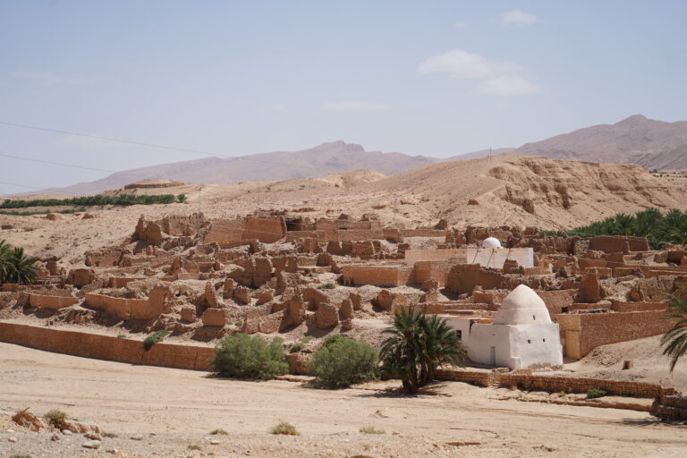 Un voyage privé de 3 jours au cœur du Sahara tunisien est une expérience inoubliable qui combine aventure, culture et détente dans l’un des plus beaux déserts du monde. Le Sahara tunisien, avec ses dunes dorées, ses oasis verdoyantes et ses villages authentiques, offre une immersion totale dans une atmosphère unique. Dans ce guide complet, nous allons explorer ensemble chaque étape de ce périple magique, avec tous les détails nécessaires pour préparer votre séjour. Jour 1 : Départ vers Douz, la porte du désert Le point de départ de ce circuit est souvent Douz, surnommée la “porte du Sahara”. Dès l’arrivée, on ressent déjà l’énergie particulière de cette ville emblématique. Nous commençons par une balade en 4x4 à travers les vastes étendues sablonneuses, avant de rencontrer les dromadaires qui seront nos compagnons de route pour une partie de l’aventure. La randonnée à dos de chameau est un moment fort : le rythme lent de l’animal, les dunes qui s’étendent à perte de vue, et le silence apaisant du désert. En fin de journée, installation dans un campement traditionnel. Autour d’un feu de camp, dégustation de plats typiques comme le couscous ou le méchoui, le tout sous un ciel étoilé d’une clarté exceptionnelle. Cette première nuit au désert reste gravée dans la mémoire. 👉 Découvrez nos programmes complets ici : Circuits dans le désert tunisien . Jour 2 : Immersion dans les paysages sahariens Le deuxième jour est consacré à l’exploration plus profonde du Sahara. Après un petit-déjeuner bédouin, nous reprenons la route vers Ksar Ghilane, une oasis spectaculaire au milieu des dunes. Ses sources chaudes naturelles permettent de se baigner dans un cadre paradisiaque. La journée se poursuit par une excursion en 4x4 à travers les pistes sablonneuses. On traverse des paysages impressionnants : dunes géantes, plateaux désertiques et ruines de forteresses romaines perdues dans l’immensité. Chaque arrêt est une occasion de plonger dans l’histoire et la culture locales. Le soir, retour au campement ou installation dans une tente berbère plus confortable, où l’on peut savourer un dîner authentique préparé par les habitants de la région. 👉 Pour un devis personnalisé, demandez ici : Devis gratuit pour un voyage dans le Sahara . Jour 3 : Oasis et retour à la civilisation Le dernier jour de ce circuit de 3 jours au cœur du Sahara tunisien est consacré aux oasis de montagne. Direction Chebika, Tamerza et Midès, connues pour leurs cascades et leurs canyons spectaculaires. Ces villages suspendus entre désert et montagne offrent une atmosphère paisible, idéale pour clôturer le voyage. Après une promenade à travers les palmeraies et une pause déjeuner conviviale, nous reprenons le chemin du retour. La transition entre l’immensité désertique et les villages traditionnels permet de garder un équilibre entre aventure et découverte culturelle. 👉 Consultez aussi nos idées de randonnée dans le Sahara , parfaites pour prolonger l’expérience. Pourquoi choisir un circuit privé dans le Sahara tunisien ? Un voyage privé au Sahara n’est pas qu’une simple excursion. C’est une immersion complète dans une autre dimension : Authenticité : rencontres avec les habitants, partage de traditions et de repas. Liberté : possibilité d’adapter l’itinéraire à vos envies. Confort : des campements traditionnels aux lodges de charme, le choix est vaste. Sécurité : encadrement par des guides locaux expérimentés. En optant pour une formule privée, vous profitez d’une expérience sur mesure, loin des circuits touristiques classiques. Activités incontournables pendant ce séjour Un voyage dans le Sahara tunisien ne se limite pas à une balade en chameau. Voici quelques expériences à ne pas manquer : Randonnée dans les montagnes sahariennes : une activité unique pour explorer les reliefs. En savoir plus . Excursions culturelles : visites des ksours, anciens greniers fortifiés qui témoignent du génie architectural berbère. Excursions en Tunisie plus larges : combinez votre séjour au désert avec la découverte des villes historiques, des plages méditerranéennes ou encore de Carthage. Consultez nos excursions . Expérience culinaire : déguster des plats typiques préparés au feu de bois. 👉 Pour organiser au mieux votre voyage, pensez aussi à notre service de navette aéroport . Quand partir dans le Sahara tunisien ? La meilleure période pour profiter pleinement d’un voyage de 3 jours dans le désert se situe entre octobre et avril, lorsque les températures sont plus clémentes. En hiver, les nuits peuvent être fraîches, mais l’atmosphère reste magique sous les étoiles. Pendant l’été, les températures peuvent être très élevées. Cependant, certaines formules adaptées permettent de voyager confortablement, avec des départs tôt le matin et des pauses en oasis l’après-midi. Conseils pratiques pour votre voyage Équipement : prévoyez des vêtements légers mais couvrants, un chèche pour vous protéger du soleil et du sable, ainsi que de bonnes chaussures. Santé : n’oubliez pas votre crème solaire, une gourde et quelques médicaments de base. Budget : les prix varient selon la formule choisie (campement simple ou luxe). Vous pouvez obtenir une estimation ici : Demander un devis gratuit . Réservation : il est préférable de réserver à l’avance, surtout pendant la haute saison. Témoignages et avis de voyageurs De nombreux voyageurs ayant vécu cette expérience soulignent la beauté des paysages, l’accueil chaleureux des guides et l’organisation impeccable. Les commentaires sur Tripadvisor reflètent la satisfaction générale et la magie de ce type de voyage. Prolonger votre séjour dans le sud tunisien Si vous disposez de plus de temps, le sud tunisien regorge d’autres trésors à découvrir : Matmata, célèbre pour ses habitations troglodytes. Tozeur, la capitale des oasis avec son charme unique. Tataouine, terre des ksours et décor de nombreux films. Des activités variées comme les randonnées sahariennes ou les escapades nature disponibles dans notre blog d’excursions en Tunisie . Conclusion : un voyage unique au cœur du Sahara tunisien Un voyage privé de 3 jours dans le Sahara tunisien est une aventure hors du commun, mêlant authenticité, paysages grandioses et rencontres inoubliables. Que vous soyez en couple, en famille ou entre amis, ce circuit vous promet des souvenirs gravés à jamais. Alors, prêt à vivre l’expérience saharienne par excellence ? Organisez dès maintenant votre aventure et laissez-vous guider par la magie du désert. 👉 Demandez votre devis gratuit ici : Réserver votre voyage dans le Sahara tunisien .