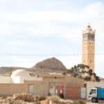 Circuit et Excursion Sud Tunisie : 2 jours et une nuit sous tente au désert – une aventure à 390€ pour deux personnes Imaginez-vous marcher pieds nus sur les dunes dorées, respirer l’air pur du Sahara, dîner sous un ciel constellé d’étoiles, puis vous endormir dans le calme absolu du désert. Ce rêve devient réalité avec notre circuit et excursion dans le Sud tunisien, une expérience unique de 2 jours et 1 nuit sous tente, à 390€ pour deux personnes en demi-pension. Chez Sud Tunisie , nous créons bien plus qu’un voyage : nous offrons une immersion totale dans la magie du Sahara. 🌴 1. Découvrir le Sud tunisien : entre charme authentique et paysages grandioses Le Sud de la Tunisie n’est pas une simple destination, c’est une émotion. Des villages berbères perchés à flanc de montagne aux étendues infinies de sable blond, chaque étape de ce circuit est un tableau vivant. Dès votre arrivée, notre équipe vous accueille chaleureusement et vous conduit vers les plus beaux sites du désert du Sahara tunisien : Douz, Matmata, Toujane, Chott el Jerid, Ksar Ghilane… Ces noms évoquent déjà l’aventure, le dépaysement et l’authenticité. Vous découvrirez des villages troglodytes, des palmeraies verdoyantes, des oasis naturelles, et surtout le silence apaisant du désert, qui fait oublier le bruit du monde. 👉 Pour les voyageurs souhaitant prolonger leur expérience saharienne, consultez aussi notre offre Randonnée montagne et Sahara . 🏜️ 2. Jour 1 – De Douz à Ksar Ghilane : immersion dans le désert Dès le matin, départ en direction de Douz, surnommée “la porte du désert”. Ici, tout commence : le vent chaud, le sable doré et l’hospitalité du Sud. Vous embarquez à bord de 4x4 confortables, conduits par nos chauffeurs expérimentés, pour une traversée inoubliable du Sahara. Les temps forts de la journée : Pause panoramique à Chott el Jerid, le plus grand lac salé d’Afrique du Nord. À l’aube, ses reflets rosés et argentés forment un spectacle hypnotisant. Visite du village berbère de Matmata, célèbre pour ses habitations troglodytes creusées dans la roche. Déjeuner dans une auberge traditionnelle où les saveurs locales vous plongent dans la culture du Sud : couscous, tajine, dattes et pain cuit au feu de bois. Cap ensuite vers Ksar Ghilane, une oasis mythique nichée au cœur du désert. Ses eaux thermales chaudes sont une invitation à la détente après la route. En fin d’après-midi, partez pour une balade à dos de dromadaire au coucher du soleil, un moment magique où le désert s’embrase de lumière dorée. La nuit se déroule sous une tente berbère, au cœur du désert. Le dîner, préparé sur place, vous réchauffera autour du feu de camp. Au menu : spécialités locales, musique traditionnelle et ciel étoilé à perte de vue. 💡 Pour vivre cette aventure en toute tranquillité, nous proposons également un service de navette aéroport , disponible depuis toutes les grandes villes tunisiennes. 🌅 3. Jour 2 – Lever du soleil et route vers les villages berbères Le réveil au désert est une expérience qui ne s’oublie pas. Le lever du soleil sur les dunes offre un spectacle de lumière irréel. Après un petit-déjeuner typique, le voyage se poursuit vers les villages berbères de Chenini et Tataouine, où le temps semble s’être arrêté. Vous visiterez un ancien ksar, ces forteresses de pierres construites par les tribus berbères pour protéger leurs récoltes. Les ruelles étroites, les habitations troglodytes et la vue panoramique sur le désert créent une ambiance mystique. Déjeuner dans une maison d’hôtes, puis retour tranquille vers Douz ou Djerba selon votre point de départ. Avant de conclure, un arrêt photo s’impose devant les décors de Star Wars, tournés dans la région. Un clin d’œil à la culture populaire dans un cadre 100 % naturel. ✨ 4. Pourquoi choisir Sud Tunisie pour votre excursion dans le désert ? Chez Sud Tunisie, chaque détail compte. Nous mettons un point d’honneur à offrir des circuits personnalisés, confortables et riches en émotions. Voici ce qui fait la différence : ✔️ Un service complet et professionnel Nos guides sont passionnés, multilingues et formés à la culture saharienne. Du transfert aéroport à l’hébergement, tout est pris en charge. Nous proposons aussi des circuits sur mesure, selon vos envies et votre rythme. ✔️ Hébergement authentique Dormir sous une tente berbère, c’est renouer avec la simplicité et la beauté des traditions nomades. Nos campements offrent tout le confort nécessaire, avec literie propre, repas chaud et ambiance conviviale autour du feu. ✔️ Prix transparent et expérience premium Notre offre à 390€ pour deux personnes comprend le transport, les repas, la nuitée sous tente, la balade à dos de dromadaire et l’assistance locale. Aucune surprise, tout est inclus pour profiter pleinement de chaque instant. ✔️ Engagement écoresponsable Nous travaillons en partenariat avec des prestataires locaux pour soutenir l’économie du Sud tunisien et préserver l’environnement fragile du Sahara. Participer à notre excursion, c’est aussi contribuer à un tourisme durable et respectueux. 💬 Découvrez les avis de nos voyageurs sur Tripadvisor et laissez-vous convaincre par leurs expériences authentiques. 🐪 5. Les incontournables à ne pas manquer pendant votre excursion Pendant ces deux jours, chaque arrêt est une découverte. Voici les immanquables de votre circuit dans le Sud tunisien : Douz, la porte du Sahara : balade dans le souk, rencontre avec les artisans du cuir et les éleveurs de dromadaires. Matmata, avec ses maisons troglodytes et ses paysages lunaires. Ksar Ghilane, oasis légendaire aux sources d’eau chaude naturelles. Chenini et Tataouine, villages berbères perchés sur les montagnes. Chott el Jerid, un désert de sel qui change de couleur au fil de la journée. Et pour les amateurs de nature, ne manquez pas nos excursions complémentaires : Excursion en Tunisie ou Randonnée montagne Sahara pour prolonger l’aventure. 🌍 6. Informations pratiques et conseils pour un séjour réussi Avant le départ, voici quelques conseils utiles pour profiter pleinement de votre voyage : Vêtements : privilégiez les tenues légères pour la journée et plus chaudes pour la nuit. Chaussures : des sandales fermées ou baskets confortables sont idéales. Protection solaire : lunettes, chapeau, crème solaire et foulard sont indispensables. Appareil photo : le Sahara offre des paysages photogéniques à toute heure ! Respect du lieu : le désert est fragile, ne laissez aucune trace de votre passage. Notre équipe reste disponible avant, pendant et après votre séjour pour répondre à toutes vos questions et garantir une expérience sans stress. 👉 Pour obtenir un devis gratuit ou une offre personnalisée, remplissez dès maintenant votre demande sur Devis voyage désert Sud Tunisie . 🌠 7. Une expérience humaine, culturelle et spirituelle Ce circuit, ce n’est pas seulement une excursion : c’est une rencontre. Avec les habitants du désert, simples et accueillants, avec la nature brute et les silences infinis qui nous rappellent l’essentiel. Beaucoup de nos voyageurs parlent d’une expérience “transformante” – un moment pour se reconnecter à soi-même, loin du tumulte de la vie moderne. Autour du feu, les guides partagent leurs récits, les femmes préparent le pain sur les braises, les enfants rient… C’est la Tunisie authentique, celle qui touche le cœur. Pour en savoir plus sur nos circuits, lisez aussi notre blog sur les excursions en Tunisie , riche en récits de voyage et conseils d’experts. 🔥 8. Réservez votre aventure dès aujourd’hui ! Vous rêvez d’une escapade hors du temps, entre dunes et palmeraies ? Avec Sud Tunisie, tout est simple : il vous suffit de nous contacter et nous organisons votre voyage clé en main. Que vous soyez en couple, entre amis ou en famille, cette excursion de 2 jours et 1 nuit sous tente est le moyen idéal de découvrir le Sahara tunisien sans contrainte. 🌐 Réservez dès maintenant sur sudtunisie.com/voyage/circuits-desert 📞 Ou demandez un devis gratuit ici L’aventure vous attend. Et le désert, lui, n’attend que vous. Sud Tunisie – Voyages & Aventures Authentiques dans le Sahara. Découvrez, vibrez, partagez… et laissez vos empreintes sur le sable, pas dans le temps.