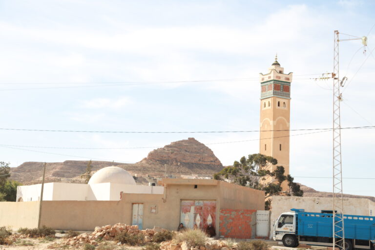 Circuit et Excursion Sud Tunisie : 2 jours et une nuit sous tente au désert – une aventure à 390€ pour deux personnes Imaginez-vous marcher pieds nus sur les dunes dorées, respirer l’air pur du Sahara, dîner sous un ciel constellé d’étoiles, puis vous endormir dans le calme absolu du désert. Ce rêve devient réalité avec notre circuit et excursion dans le Sud tunisien, une expérience unique de 2 jours et 1 nuit sous tente, à 390€ pour deux personnes en demi-pension. Chez Sud Tunisie , nous créons bien plus qu’un voyage : nous offrons une immersion totale dans la magie du Sahara. 🌴 1. Découvrir le Sud tunisien : entre charme authentique et paysages grandioses Le Sud de la Tunisie n’est pas une simple destination, c’est une émotion. Des villages berbères perchés à flanc de montagne aux étendues infinies de sable blond, chaque étape de ce circuit est un tableau vivant. Dès votre arrivée, notre équipe vous accueille chaleureusement et vous conduit vers les plus beaux sites du désert du Sahara tunisien : Douz, Matmata, Toujane, Chott el Jerid, Ksar Ghilane… Ces noms évoquent déjà l’aventure, le dépaysement et l’authenticité. Vous découvrirez des villages troglodytes, des palmeraies verdoyantes, des oasis naturelles, et surtout le silence apaisant du désert, qui fait oublier le bruit du monde. 👉 Pour les voyageurs souhaitant prolonger leur expérience saharienne, consultez aussi notre offre Randonnée montagne et Sahara . 🏜️ 2. Jour 1 – De Douz à Ksar Ghilane : immersion dans le désert Dès le matin, départ en direction de Douz, surnommée “la porte du désert”. Ici, tout commence : le vent chaud, le sable doré et l’hospitalité du Sud. Vous embarquez à bord de 4x4 confortables, conduits par nos chauffeurs expérimentés, pour une traversée inoubliable du Sahara. Les temps forts de la journée : Pause panoramique à Chott el Jerid, le plus grand lac salé d’Afrique du Nord. À l’aube, ses reflets rosés et argentés forment un spectacle hypnotisant. Visite du village berbère de Matmata, célèbre pour ses habitations troglodytes creusées dans la roche. Déjeuner dans une auberge traditionnelle où les saveurs locales vous plongent dans la culture du Sud : couscous, tajine, dattes et pain cuit au feu de bois. Cap ensuite vers Ksar Ghilane, une oasis mythique nichée au cœur du désert. Ses eaux thermales chaudes sont une invitation à la détente après la route. En fin d’après-midi, partez pour une balade à dos de dromadaire au coucher du soleil, un moment magique où le désert s’embrase de lumière dorée. La nuit se déroule sous une tente berbère, au cœur du désert. Le dîner, préparé sur place, vous réchauffera autour du feu de camp. Au menu : spécialités locales, musique traditionnelle et ciel étoilé à perte de vue. 💡 Pour vivre cette aventure en toute tranquillité, nous proposons également un service de navette aéroport , disponible depuis toutes les grandes villes tunisiennes. 🌅 3. Jour 2 – Lever du soleil et route vers les villages berbères Le réveil au désert est une expérience qui ne s’oublie pas. Le lever du soleil sur les dunes offre un spectacle de lumière irréel. Après un petit-déjeuner typique, le voyage se poursuit vers les villages berbères de Chenini et Tataouine, où le temps semble s’être arrêté. Vous visiterez un ancien ksar, ces forteresses de pierres construites par les tribus berbères pour protéger leurs récoltes. Les ruelles étroites, les habitations troglodytes et la vue panoramique sur le désert créent une ambiance mystique. Déjeuner dans une maison d’hôtes, puis retour tranquille vers Douz ou Djerba selon votre point de départ. Avant de conclure, un arrêt photo s’impose devant les décors de Star Wars, tournés dans la région. Un clin d’œil à la culture populaire dans un cadre 100 % naturel. ✨ 4. Pourquoi choisir Sud Tunisie pour votre excursion dans le désert ? Chez Sud Tunisie, chaque détail compte. Nous mettons un point d’honneur à offrir des circuits personnalisés, confortables et riches en émotions. Voici ce qui fait la différence : ✔️ Un service complet et professionnel Nos guides sont passionnés, multilingues et formés à la culture saharienne. Du transfert aéroport à l’hébergement, tout est pris en charge. Nous proposons aussi des circuits sur mesure, selon vos envies et votre rythme. ✔️ Hébergement authentique Dormir sous une tente berbère, c’est renouer avec la simplicité et la beauté des traditions nomades. Nos campements offrent tout le confort nécessaire, avec literie propre, repas chaud et ambiance conviviale autour du feu. ✔️ Prix transparent et expérience premium Notre offre à 390€ pour deux personnes comprend le transport, les repas, la nuitée sous tente, la balade à dos de dromadaire et l’assistance locale. Aucune surprise, tout est inclus pour profiter pleinement de chaque instant. ✔️ Engagement écoresponsable Nous travaillons en partenariat avec des prestataires locaux pour soutenir l’économie du Sud tunisien et préserver l’environnement fragile du Sahara. Participer à notre excursion, c’est aussi contribuer à un tourisme durable et respectueux. 💬 Découvrez les avis de nos voyageurs sur Tripadvisor et laissez-vous convaincre par leurs expériences authentiques. 🐪 5. Les incontournables à ne pas manquer pendant votre excursion Pendant ces deux jours, chaque arrêt est une découverte. Voici les immanquables de votre circuit dans le Sud tunisien : Douz, la porte du Sahara : balade dans le souk, rencontre avec les artisans du cuir et les éleveurs de dromadaires. Matmata, avec ses maisons troglodytes et ses paysages lunaires. Ksar Ghilane, oasis légendaire aux sources d’eau chaude naturelles. Chenini et Tataouine, villages berbères perchés sur les montagnes. Chott el Jerid, un désert de sel qui change de couleur au fil de la journée. Et pour les amateurs de nature, ne manquez pas nos excursions complémentaires : Excursion en Tunisie ou Randonnée montagne Sahara pour prolonger l’aventure. 🌍 6. Informations pratiques et conseils pour un séjour réussi Avant le départ, voici quelques conseils utiles pour profiter pleinement de votre voyage : Vêtements : privilégiez les tenues légères pour la journée et plus chaudes pour la nuit. Chaussures : des sandales fermées ou baskets confortables sont idéales. Protection solaire : lunettes, chapeau, crème solaire et foulard sont indispensables. Appareil photo : le Sahara offre des paysages photogéniques à toute heure ! Respect du lieu : le désert est fragile, ne laissez aucune trace de votre passage. Notre équipe reste disponible avant, pendant et après votre séjour pour répondre à toutes vos questions et garantir une expérience sans stress. 👉 Pour obtenir un devis gratuit ou une offre personnalisée, remplissez dès maintenant votre demande sur Devis voyage désert Sud Tunisie . 🌠 7. Une expérience humaine, culturelle et spirituelle Ce circuit, ce n’est pas seulement une excursion : c’est une rencontre. Avec les habitants du désert, simples et accueillants, avec la nature brute et les silences infinis qui nous rappellent l’essentiel. Beaucoup de nos voyageurs parlent d’une expérience “transformante” – un moment pour se reconnecter à soi-même, loin du tumulte de la vie moderne. Autour du feu, les guides partagent leurs récits, les femmes préparent le pain sur les braises, les enfants rient… C’est la Tunisie authentique, celle qui touche le cœur. Pour en savoir plus sur nos circuits, lisez aussi notre blog sur les excursions en Tunisie , riche en récits de voyage et conseils d’experts. 🔥 8. Réservez votre aventure dès aujourd’hui ! Vous rêvez d’une escapade hors du temps, entre dunes et palmeraies ? Avec Sud Tunisie, tout est simple : il vous suffit de nous contacter et nous organisons votre voyage clé en main. Que vous soyez en couple, entre amis ou en famille, cette excursion de 2 jours et 1 nuit sous tente est le moyen idéal de découvrir le Sahara tunisien sans contrainte. 🌐 Réservez dès maintenant sur sudtunisie.com/voyage/circuits-desert 📞 Ou demandez un devis gratuit ici L’aventure vous attend. Et le désert, lui, n’attend que vous. Sud Tunisie – Voyages & Aventures Authentiques dans le Sahara. Découvrez, vibrez, partagez… et laissez vos empreintes sur le sable, pas dans le temps.