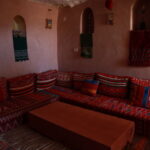 Circuit et Excursion Sud Tunisie – 2 jours et 1 nuit sous tente dans le désert à 390 € pour deux personnes en demi-pension Vous rêvez de déconnecter du quotidien, de partir à l’aventure, et de vivre une expérience unique au cœur du Sahara ? Chez Sud Tunisie, nous vous proposons un circuit de 2 jours et 1 nuit dans le Sud tunisien, avec une nuitée magique sous tente berbère dans le désert, pour seulement 390 € pour deux personnes en demi-pension. Un voyage entre dunes dorées, villages troglodytes, oasis et silence infini… le tout dans une ambiance conviviale et authentique. Un départ accessible depuis toutes les grandes villes de Tunisie Que vous soyez à Tunis, La Marsa, Sidi Bou Saïd, Hammamet, Sousse, Korba, Monastir, Djerba, Cité Ennasr, El Menzah, Zaghouan ou Béja, notre équipe organise votre départ personnalisé. Grâce à notre service de navette aéroport et nos transferts privés, vous rejoignez facilement le point de départ du circuit, sans stress. Nos véhicules climatisés et nos chauffeurs expérimentés garantissent un trajet confortable, même pour les plus longues distances. Dès le premier instant, vous sentirez ce parfum d’aventure et cette hospitalité tunisienne que nos voyageurs adorent. Jour 1 : De la civilisation au désert – sur la route des villages berbères Le matin, cap vers le Sud tunisien, là où les paysages changent à chaque virage. Des montagnes arides du Dahar aux vallées verdoyantes, la route vous plonge progressivement dans une autre Tunisie, sauvage et authentique. Matmata – Le monde troglodyte Première étape à Matmata, célèbre pour ses maisons troglodytes creusées dans la terre. Ici, les habitants vivent depuis des siècles à l’abri de la chaleur et du vent. Vous aurez l’occasion de visiter une maison traditionnelle, de rencontrer une famille locale, et de goûter un pain chaud cuit au feu de bois, accompagné d’huile d’olive et de miel. Petite anecdote : c’est ici qu’a été tournée une partie du film Star Wars, ce qui fait de Matmata un lieu mythique pour les amateurs de cinéma. Déjeuner et cap sur Douz – la porte du Sahara Après un déjeuner aux saveurs locales, direction Douz, cette ville légendaire surnommée la porte du Sahara. À votre arrivée, c’est le moment tant attendu : balade à dos de dromadaire au coucher du soleil. Imaginez-vous avançant doucement sur les dunes dorées, tandis que le ciel s’embrase de teintes rouges et orangées… Un moment suspendu, entre rêve et réalité. Ensuite, cap vers votre campement pour la nuit. Une nuit magique sous tente dans le désert tunisien Bienvenue dans votre campement saharien, installé au cœur des dunes. Loin du bruit et des lumières de la ville, vous goûterez au silence profond du Sahara, seulement troublé par le crépitement du feu de camp. Le dîner se fait sous les étoiles : couscous, viande grillée, pain traditionnel, fruits frais, le tout préparé sur place avec des produits locaux. Après le repas, place à la musique : tambours, chants berbères, et une ambiance chaleureuse que vous n’oublierez jamais. Vous passerez la nuit dans une tente confortable, décorée dans le style local. Un mélange parfait entre simplicité et authenticité. C’est une expérience humaine et sensorielle inoubliable, une véritable immersion dans la vie saharienne. Jour 2 : Lever du soleil sur le Chott El Jérid et route vers Tozeur Réveil aux premières lueurs du jour pour admirer le lever du soleil sur le désert. Les dunes se parent d’or et de rose, un spectacle que les mots ne peuvent pas décrire. Après le petit-déjeuner, départ vers le Chott El Jérid, le plus grand lac salé d’Afrique du Nord. Ce paysage surréaliste, souvent recouvert de mirages, offre une vue spectaculaire à perte de vue. Sur la route, arrêts photos, rencontres locales, et moments de détente rythment votre journée. Puis direction Tozeur, la perle des oasis tunisiennes. Promenade dans la vieille médina, visite des palmeraies et découverte du charme unique de cette ville mythique. Déjeuner dans un restaurant local avant le retour dans l’après-midi, avec la tête pleine de souvenirs et le cœur rempli d’émotions. Les incontournables de ce circuit Sud Tunisie Ce circuit de 2 jours et 1 nuit est une expérience complète qui combine nature, culture et authenticité. Voici les temps forts que vous vivrez avec nous : Matmata, et ses habitations troglodytes légendaires. Douz, la porte du Sahara, pour votre balade à dos de dromadaire. Le Chott El Jérid, ce lac de sel aux couleurs changeantes. Tozeur, oasis vivante et capitale du Sud. Une nuit sous tente, entre feu de camp, musique et ciel étoilé. Et pour les amoureux de nature et d’aventure, vous pouvez prolonger votre séjour avec une randonnée dans les montagnes du Sahara ou une excursion en Tunisie d’une journée. Ce qui est inclus dans votre circuit Pour un tarif total de 390 € pour deux personnes, vous bénéficiez de : Les transferts privés depuis votre hôtel ou l’aéroport (aller/retour). L’accompagnement d’un guide local expérimenté. L’hébergement en campement saharien sous tente berbère. La demi-pension (dîner + petit-déjeuner). La balade à dos de chameau dans le désert. Toutes les visites prévues dans le programme. En option, vous pouvez ajouter : Une balade en quad dans les dunes, Une nuit supplémentaire à Tozeur, Ou une extension vers Chebika, Tamerza et Mides, les magnifiques oasis de montagne. Pourquoi choisir Sud Tunisie ? Nous sommes une agence locale passionnée, basée dans le Sud tunisien, avec une parfaite connaissance du terrain et un profond respect des traditions. Notre objectif : vous offrir plus qu’un voyage, une immersion humaine et authentique au cœur du désert. Avec Sud Tunisie, tout est organisé avec soin : des itinéraires bien pensés, des guides sympathiques, des repas savoureux, et un accompagnement sur mesure. Chaque détail compte, parce que votre satisfaction est notre priorité. Nos circuits sont disponibles toute l’année, et peuvent être personnalisés selon vos envies : en couple, en famille ou entre amis. Découvrez toutes nos offres sur les circuits désert Tunisie . Les avis de nos voyageurs – Une expérience notée 5 étoiles Nos clients sont notre meilleure publicité ! Sur TripAdvisor, nos circuits reçoivent d’excellentes notes pour la qualité de l’organisation, l’accueil chaleureux et la beauté des paysages. Découvrez leurs témoignages ici : 👉 Avis Sud Tunisie sur TripAdvisor “Un voyage extraordinaire ! Tout était parfait : les paysages, la nuit sous tente, la gentillesse des guides. On reviendra sans hésiter.” — Sarah & Mehdi, France “Deux jours magiques dans le Sahara ! Merci à toute l’équipe pour l’organisation et la passion qu’ils transmettent.” — Claudia, Suisse Et si vous prolongiez l’aventure ? Si vous souhaitez explorer davantage, nous proposons des circuits combinés et excursions en Tunisie qui vous emmènent encore plus loin : Randonnées dans les montagnes du Dahar, Découverte des oasis de montagne à Chebika, Tamerza et Mides, Visite du musée Dar Chraït à Tozeur, Et même des circuits sur mesure dans tout le pays. Pour plus d’inspiration, parcourez notre blog des excursions en Tunisie : vous y trouverez des récits de voyage, des conseils pratiques et les plus beaux itinéraires du Sud tunisien. Réservez dès maintenant votre aventure saharienne Ne laissez pas passer cette expérience unique : une nuit sous les étoiles du Sahara, une balade à dos de chameau, et une immersion totale dans la culture du Sud tunisien. À seulement 390 € pour deux personnes, ce circuit est l’occasion parfaite de vivre le désert autrement. Demandez votre devis gratuit et personnalisé dès maintenant, et laissez notre équipe s’occuper du reste. Nous vous garantissons une organisation professionnelle, une sécurité optimale et une expérience inoubliable. Conclusion : Le Sud tunisien, entre rêve et réalité Le Sud de la Tunisie est un monde à part. Entre dunes infinies, oasis luxuriantes et villages troglodytes, chaque instant y est une découverte. Ce circuit 2 jours/1 nuit sous tente n’est pas seulement une excursion : c’est une rencontre avec la nature, la culture et soi-même. Alors, que vous partiez de Tunis, Djerba, Hammamet, Sousse ou ailleurs, laissez-vous tenter par l’aventure. Le désert n’attend plus que vous. 🌵✨ ➡️ Découvrez toutes nos offres sur Sud Tunisie – Circuits Désert et commencez votre prochaine aventure dès aujourd’hui !