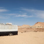 Circuit Sud Tunisie 2 jours/1 nuit sous tente à 390€ pour deux en demi-pension – Une aventure saharienne inoubliable Vous avez envie de vous évader, de casser la routine et de vivre une expérience unique dans le désert tunisien ? Chez Sud Tunisie, nous avons conçu un circuit qui vous transporte, littéralement, loin de tout. En seulement 2 jours et 1 nuit, profitez d’une aventure dans le Grand Sud tunisien : villages berbères, dunes dorées, oasis paisibles et nuitée magique sous une tente berbère, au cœur du Sahara… le tout pour seulement 390€ pour deux personnes en demi-pension. Et ce n’est pas tout : vous partez depuis la ville de votre choix – que vous soyez à Tunis Carthage, La Marsa, Sidi Bou Saïd, Hammamet, Sousse, Korba, Monastir, Djerba, Cité El Nacer, Menzah, Zaghouan ou Béja, nous venons vous chercher grâce à notre service de navette aéroport et hôtel rapide, ponctuel et confortable. ### 🚗 Jour 1 : En route vers l’aventure – Du départ à la nuit sous les étoiles Départ personnalisé selon votre ville Que vous soyez dans la région du Cap Bon ou du Sahel, on s’occupe de tout. Notre prise en charge débute dès que vous nous confiez votre point de départ. Grâce à notre service de navette aéroport Tunisie , vous pouvez démarrer l’aventure depuis chez vous, votre hôtel ou l’aéroport. Matmata – Voyage au cœur de l’univers troglodyte Premier arrêt ? Matmata, le célèbre village troglodytique. Ici, les maisons sont creusées dans la roche. Oui, creusées ! Ce n’est pas un décor de film… ou plutôt si, car c’est ici qu’ont été tournées des scènes mythiques de Star Wars. Une famille locale vous accueille, et vous fait découvrir l’art de vivre berbère, avec du pain maison, de l’huile d’olive et le traditionnel thé à la menthe. Douz – La porte du désert Direction Douz, là où commence le vrai Sahara. À l’arrivée, les dromadaires vous attendent pour une balade au coucher du soleil sur les dunes. C’est à ce moment précis que vous réalisez que le voyage en valait chaque kilomètre. Dîner traditionnel & nuit sous tente berbère Vous arrivez ensuite dans notre campement saharien. Le dîner est préparé sur place : couscous, soupe chaude, dattes et pâtisseries locales. Autour du feu, les musiciens entonnent des chants traditionnels. Puis place au repos sous la tente. Confort, authenticité et silence absolu du désert… une nuit étoilée inoubliable. ### 🌅 Jour 2 : Lever du soleil sur Chott El Jérid et découverte de Tozeur Petit-déjeuner saharien & route vers Chott El Jérid Dès l’aube, un petit-déjeuner simple mais délicieux vous attend : pain frais, confitures locales, dattes, œufs et café à la cardamome. Ensuite, cap vers Chott El Jérid, ce lac salé immense, d’un blanc éclatant, parfois rosé ou doré selon la lumière. Levez les yeux : les mirages y sont fréquents, donnant à l’endroit une atmosphère presque irréelle. Arrivée à Tozeur – La perle du désert Vous poursuivez vers Tozeur, cette ville oasis construite en briques d’argile et célèbre pour ses ruelles traditionnelles, ses palmeraies et ses dattiers à perte de vue. Une balade dans la médina s’impose, avec quelques souvenirs à dénicher au passage. Si vous souhaitez prolonger l’expérience, nous proposons des randonnées dans les montagnes du Sahara ou des excursions d’une journée vers les oasis de montagne de Chebika, Tamerza ou Mides, à ne surtout pas manquer. ### 🧭 Un circuit tout compris à 390€ pour 2 personnes – Ce qui est inclus À ce tarif imbattable de 390€ pour deux personnes en demi-pension, voilà ce que vous avez : Transport aller-retour depuis la ville de votre choix Accompagnement par un guide local francophone Balade à dos de dromadaire à Douz Nuitée sous tente berbère dans un campement sécurisé Dîner traditionnel + petit-déjeuner complet Découverte des villages de Matmata, Douz, Chott El Jérid et Tozeur Pause shopping artisanat et dattes à Tozeur Le tout dans une ambiance conviviale, sûre, et 100 % immersive. ### 🌍 Pourquoi choisir Sud Tunisie pour votre circuit dans le désert ? Nous ne faisons pas du tourisme de masse. Chez Sud Tunisie, on prend le temps de vous faire vivre le vrai Sud, celui des habitants, des traditions, des rencontres. Nos circuits sont pensés pour tous les voyageurs : couples, amis, familles ou même solos. Vous pouvez également personnaliser votre expérience grâce à notre formulaire de devis gratuit . En quelques clics, vous recevez une offre adaptée à vos envies, à vos dates et à votre budget. Et pour vous donner un avant-goût, parcourez les avis de nos voyageurs sur TripAdvisor : “Un rêve devenu réalité ! On s’est sentis comme dans un film. Merci à toute l’équipe pour ce séjour inoubliable.” — Karine et Mehdi, La Marsa “Organisation parfaite, équipe au top, paysages de fou ! À refaire sans hésiter !” — Rania, Hammamet ### 📌 Nos autres suggestions pour prolonger votre voyage Explorez plus avec nos circuits désert Tunisie Envie d’un circuit plus long ? D’une immersion encore plus intense dans le Sahara ? Jetez un œil à nos circuits désert sur mesure . Que vous souhaitiez 3, 4 ou 7 jours d’aventure, on adapte tout selon vos envies. Balades en montagne, randonnées et treks Si vous aimez marcher, nos randonnées dans les montagnes du désert sont faites pour vous. Vue imprenable, villages perchés, gorges sauvages… c’est une autre facette du Sud que vous allez adorer. Excursions à la journée depuis votre ville Vous avez peu de temps ? Pas de souci. Nos excursions en Tunisie d’un jour sont idéales pour découvrir un coin du pays sans passer la nuit. Plages sauvages, sites historiques, marchés typiques… vous avez l’embarras du choix. Inspirez-vous avec notre blog Vous voulez des conseils, des témoignages, des itinéraires testés par nos voyageurs ? Notre blog d'excursions en Tunisie regorge de récits, de photos et d’idées pour organiser votre prochain séjour dans le Sud. ### 🎒 Ce qu’il faut prévoir pour votre séjour On vous facilite la vie, mais pensez tout de même à emporter : Une veste chaude pour la nuit dans le désert (les températures chutent vite !) Des chaussures confortables pour marcher sur le sable Lunettes de soleil, crème solaire, casquette Une bouteille d’eau réutilisable Et surtout : votre appareil photo… vous allez vouloir capturer chaque instant ! ### 💬 Réservez maintenant – Le désert n’attend pas ! Vous êtes prêt à vivre un moment hors du temps, à deux pas de chez vous, mais tellement loin du quotidien ? Contactez-nous dès aujourd’hui pour réserver ce circuit magique de 2 jours et 1 nuit à 390€ pour deux personnes en demi-pension. 👉 Demander un devis gratuit ici 👉 Voir tous nos circuits désert 👉 Parcourir les avis de nos clients ### Conclusion – Deux jours, mille souvenirs Partir avec Sud Tunisie, c’est bien plus qu’un voyage : c’est un vrai plongeon dans la culture saharienne, c’est partager un thé avec un nomade, c’est voir le soleil se coucher sur les dunes, c’est rire autour d’un feu, c’est dormir sous les étoiles, c’est se sentir vivant. On vous attend.