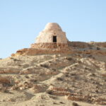 Vous rêvez de vivre l’expérience unique du Sahara tunisien, de sentir la douceur du sable sous vos pieds, d’admirer un coucher de soleil flamboyant sur les dunes et de passer une nuit magique sous tente berbère ? Alors, notre circuit Sud Tunisie 2 jours/1 nuit est fait pour vous ! À travers ce voyage, nous vous invitons à découvrir le vrai visage du Sud tunisien, entre oasis verdoyantes, villages troglodytes, montagnes lunaires et vastes étendues de sable doré. Jour 1 : Cap vers le désert et les villages berbères Le départ s’effectue tôt le matin depuis votre hôtel ou l’aéroport grâce à notre service de navette aéroport Tunisie . Dès les premiers kilomètres, le paysage change : les routes se faufilent entre les montagnes du Dahar, et déjà, la magie opère. Découverte de Matmata – Les maisons troglodytes Première escale à Matmata, célèbre pour ses habitations creusées dans la roche. Ces maisons troglodytes, construites par les Berbères pour se protéger de la chaleur, vous plongent dans un autre temps. C’est ici que furent tournées certaines scènes de Star Wars, et vous aurez l’occasion de visiter une maison traditionnelle habitée, déguster un thé à la menthe et comprendre le mode de vie fascinant de ces familles berbères. Déjeuner typique et route vers Douz, la porte du désert Après un déjeuner tunisien traditionnel dans un restaurant local, direction Douz, surnommée « la porte du désert ». Sur la route, le décor devient de plus en plus aride, et les dunes apparaissent à l’horizon. À votre arrivée, place à l’aventure : une balade à dos de dromadaire vous attend au cœur du Sahara. C’est un moment suspendu, un retour à la simplicité et à la nature. Nuitée sous tente – Une expérience saharienne authentique La nuit tombe sur le désert, et vous rejoignez votre campement berbère. Ici, pas de luxe artificiel, mais une authenticité pure et chaleureuse : tentes traditionnelles, feu de camp, musique locale et dîner typique sous les étoiles. Le ciel du Sahara est d’une clarté rare : des milliers d’étoiles illuminent la nuit, et le silence du désert apaise l’âme. Vous passerez la nuit dans une tente confortable, au cœur des dunes, pour une expérience inoubliable. Pour une immersion encore plus complète, nous proposons également des circuits désert Tunisie personnalisables, adaptés à toutes les envies : escapades romantiques, aventures entre amis, ou voyages en famille. Jour 2 : Douz – Chott El Jérid – Tozeur Le lendemain matin, après un petit-déjeuner au campement, nous prenons la route vers le Chott El Jérid, un immense lac salé s’étendant à perte de vue. Ce paysage surnaturel, où le sel scintille comme un miroir, offre un spectacle féérique au lever du soleil. Selon la saison, vous pourrez y observer des mirages, des reflets infinis et des nuances de rose, d’or et d’argent qui semblent irréelles. Arrivée à Tozeur – L’oasis du Sud Cap ensuite sur Tozeur, capitale des oasis et véritable bijou du Sud tunisien. Ses palmeraies, irriguées par des canaux millénaires, abritent plus de 400 000 palmiers dattiers. Une balade à travers la vieille médina vous plongera dans un labyrinthe de ruelles en briques ocre, typiques de la région. Vous y découvrirez l’artisanat local, les dattes de Deglet Nour, et les sourires chaleureux des habitants. Déjeuner et fin du circuit Un dernier déjeuner aux saveurs du Sud (couscous, méchoui ou tajine berbère) conclut ce circuit riche en émotions. Retour vers votre point de départ dans l’après-midi, le cœur rempli de souvenirs et d’images inoubliables. Pourquoi choisir notre circuit Sud Tunisie ? Nous ne proposons pas un simple voyage, mais une expérience humaine, culturelle et naturelle complète. Notre équipe locale connaît chaque recoin du désert, chaque oasis cachée, chaque tradition vivante. Voici ce qui rend ce circuit unique : Un prix attractif : seulement 390 € pour deux personnes en demi-pension. Une immersion authentique : hébergement sous tente dans un campement berbère. Des guides locaux passionnés, amoureux du désert et de leur culture. Un itinéraire varié : montagnes, villages berbères, dunes, oasis, lac salé… Un accompagnement personnalisé : possibilité de privatiser votre circuit ou de prolonger votre séjour vers une randonnée en montagne dans le Sahara . Les incontournables de votre aventure 1. Le désert de Douz Douz, c’est la porte d’entrée du Sahara. Entre balades à dos de chameau, randonnées en quad et couchers de soleil sur les dunes, c’est le cœur battant du désert tunisien. 2. Le Chott El Jérid Ce lac salé mythique s’étend sur plus de 5 000 km². En hiver, il se couvre d’une fine couche d’eau ; en été, il se transforme en désert de sel étincelant. 3. Les oasis de Tozeur et Nefta Un détour par ces oasis verdoyantes vous plongera dans un univers de fraîcheur et de spiritualité. Les ruelles en briques, les mosquées anciennes et les palmeraies donnent à ces lieux un charme unique. 4. Matmata et ses maisons troglodytes Véritables trésors d’architecture, ces habitations creusées dans la terre racontent l’histoire millénaire des peuples berbères. Nos services inclus et nos options Votre formule comprend : Le transfert aller-retour depuis votre hôtel ou l’aéroport (via navette aéroport ) L’hébergement sous tente berbère en demi-pension (dîner et petit-déjeuner) Les visites guidées des principaux sites du circuit Une balade à dos de chameau dans le désert Un accompagnateur local francophone tout au long du séjour En option : Balade en quad dans les dunes Randonnée ou extension vers les montagnes du Sahara Séjour prolongé à Tozeur avec visite des oasis de montagne : Chebika, Tamerza et Mides Des expériences sur mesure Chez Sud Tunisie, nous croyons que chaque voyageur mérite une aventure à son image. Que vous souhaitiez une excursion en Tunisie d’une journée ou un circuit complet dans le désert, nous créons des itinéraires personnalisés. Découvrez toutes nos offres d’excursions ici : Excursion en Tunisie . Et pour aller plus loin, plongez dans nos récits, conseils et témoignages sur notre blog des excursions en Tunisie . Vous y trouverez des idées de voyages, des conseils pratiques et des récits inspirants d’aventuriers comme vous. Avis des voyageurs : une expérience inoubliable Nos voyageurs parlent pour nous ! Sur TripAdvisor, Sud Tunisie reçoit d’excellentes évaluations pour la qualité de ses circuits, l’accueil et la convivialité de ses guides. Découvrez les témoignages sur : Tripadvisor Sud Tunisie . “Une expérience magique ! Nuit sous tente, musique autour du feu, paysages à couper le souffle… Une aventure que je recommande à 100 %.” — Julie et Karim, France “Tout était parfaitement organisé. Merci à l’équipe Sud Tunisie pour leur professionnalisme et leur gentillesse.” — Marc, Suisse Réservez votre aventure dès aujourd’hui Ne manquez pas cette opportunité de vivre le Sahara tunisien autrement. À seulement 390 € pour deux personnes, ce circuit 2 jours/1 nuit en demi-pension est une expérience rare, mêlant authenticité, confort et découverte. Demandez dès maintenant un devis gratuit et personnalisé : notre équipe se fera un plaisir d’organiser votre aventure dans les moindres détails. Conclusion – Le désert vous attend Le Sud tunisien n’est pas seulement une destination : c’est une invitation au voyage intérieur, à la rencontre de la nature et des traditions. Chaque dune raconte une histoire, chaque sourire berbère laisse un souvenir, chaque nuit sous tente reconnecte à l’essentiel. Alors, prêt à vivre deux jours de rêve dans le Sahara ? Découvrez nos offres détaillées sur Sud Tunisie – Circuits désert et laissez-vous emporter par la magie du Sud.