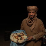 Circuit et Excursion Sahara : 2 jours / 1 nuit sous tente à partir de 400 € pour deux (Demi-pension incluse) Plongeons ensemble dans une aventure inoubliable au cœur du sud tunisien : un circuit désertique de 2 jours et 1 nuitée sous tente, proposé à partir de 400 € pour deux personnes en demi-pension. Une expérience pensée pour ceux qui veulent découvrir les dunes, les oasis, les nuits étoilées et les paysages lunaires, tout en profitant d’un encadrement sûr et confortable. Nous allons vous guider pas à pas : de la préparation du voyage aux moments forts du séjour, en passant par ce qu’il faut savoir pour savourer chaque instant. Vous trouverez aussi des liens stratégiques pour approfondir (et pour réserver). Pourquoi choisir ce circuit 2 jours / 1 nuit dans le sud tunisien ? Accessibilité et intensité : c’est une escapade courte mais intense — idéale si vous avez peu de temps mais que vous souhaitez un vrai contact avec le désert. Prix attractif et tout inclus : à partir de 400 € pour deux, incluant transport, hébergement en tente bivouac confortable, demi-pension (repas du midi et soir + petit déjeuner) et guide local. Immersion dans le Sahara : vous traversez des paysages variés — dunes, plateaux rocheux, oasis — et vivez la nuit sous les étoiles. Sécurité et confort : ce circuit est organisé par des professionnels, avec des guides expérimentés et un encadrement sérieux. Souvenir mémorable : la magie du désert, le silence, les étoiles, les couchers et levers de soleil — tout concurrence pour créer un souvenir unique. Itinéraire détaillé jour par jour Jour 1 : Départ, traversée des paysages et arrivée au bivouac Matin : point de rendez-vous et départ Nous nous retrouvons tôt le matin dans une ville du sud tunisien (souvent Tozeur, Douz ou ailleurs selon point de départ). Le véhicule 4×4 vous récupère, et c’est parti pour l’aventure. En chemin, vous traversez des palmeraies luxuriantes, des champs d’oliviers, des villages troglodytiques, des oueds asséchés. Midi : déjeuner en route dans un lieu pittoresque Nous faisons halte dans une petite auberge locale ou sous un acacia pour déjeuner. Savourez des plats traditionnels (tajine, couscous, salades tunisiennes) qui vous mettront en appétit et vous prépareront au désert. Après-midi : découverte des dunes, oasis et formations rocheuses Vous continuez vers le désert proprement dit. Vous traverserez des dunes dorées, des regs (plaines rocailleuses), des ergs (mers de sable), des vallées encaissées. Le guide vous arrêtera en points de vue spectaculaires pour contempler le paysage, prendre des photos et écouter les récits des anciens. On peut visiter une oasis authentique, discuter avec des locaux, découvrir une palmeraie cachée. Les contrastes sont saisissants. Soir : installation et dîner au bivouac À la tombée du jour, nous atteignons le campement. Les tentes sont déjà montées — confortables, avec tapis, matelas, couvertures. Profitez d’un repas traditionnel autour du feu de camp. Puis, laissez-vous emporter par le calme absolu, les étoiles scintillantes, la voie lactée visible à l’œil nu. Moment magique garanti. Jour 2 : Lever du soleil, retour et découvertes en chemin Matin : lever de soleil sur les dunes Réveil avant l’aube pour admirer le lever de soleil sur les dunes — un moment suspendu, où le désert change de couleurs. Un petit déjeuner est servi au campement, savoureux et revigorant. Ensuite, place à une balade à dos de chameau ou à pied selon l’option : traversée des dunes, exploration fine du désert. Milieu de matinée : retour à la civilisation On reprend le 4×4 pour revenir vers les villes du sud. En chemin, on s’arrête pour visiter des villages, des ksour (villages fortifiés), des mines d’ocre, des champs de dattiers, etc. Déjeuner : escale gourmande Midi venu, un déjeuner vous attend dans une maison locale ou une auberge de charme. On déguste des mets tunisiens faits maison, souvent avec des produits frais. Après-midi : derniers arrêts, souvenir et retour Avant le retour définitif, le guide vous propose des arrêts dans des lieux captivants : des sources d’eau douce, des jardins cachés, des sites géologiques surprenants. Vous arrivez en fin d’après-midi à votre point de départ, le cœur rempli d’images uniques. Ce que votre forfait (400 € pour deux) inclut exactement Nous tenons à ce que tout soit clair. Voici ce que comprend le forfait : Transport aller-retour en véhicule 4×4 confortable Hébergement pour une nuit en tente bivouac (matelas, literie, couvertures) Repas en demi-pension — déjeuner du jour 1, dîner nuit 1, petit déjeuner jour 2 Guide local francophone expérimenté Balades chamelières ou randonnées adaptées Assurance de base et assistance Arrêts touristiques et visites incluses dans l’itinéraire Le forfait ne comprend pas : les boissons alcoolisées, les achats personnels, les pourboires, les éventuelles taxes locales non indiquées, ainsi que tout service non mentionné dans le programme. Conseils pratiques avant de partir Équipement essentiel à emporter Vêtements légers pour le jour, manches longues et une veste chaude pour les nuits fraîches Bonnes chaussures de marche Lunettes de soleil, chapeau ou foulard, crème solaire Gourde ou bouteille d’eau réutilisable Lampe de poche ou lampe frontale Sac à dos léger pour les affaires de la journée Trousse de premiers secours personnelle Quelques collations (barres énergétiques, fruits secs) Appareil photo, batteries, et chargeurs (voire batterie externe) Quand partir ? L’automne (octobre à novembre) et le printemps (mars à mai) sont les périodes idéales : températures supportables, nuits douces. En plein été, les journées peuvent être accablantes. En hiver, les nuits peuvent être froides. Niveau requis et santé Ce circuit ne requiert pas une condition physique exceptionnelle. Il faut juste pouvoir marcher modérément et monter à dos de chameau si vous le souhaitez. Consultez votre médecin si vous avez des conditions médicales particulières. Emportez vos médicaments essentiels avec vous. Sécurité et respect de l’environnement Écoutez toujours les consignes du guide Ne vous éloignez pas du groupe sans prévenir Emportez vos déchets, ne laissez rien dans le désert Respectez la nature, la faune, les communautés locales Buvez beaucoup pour vous hydrater Pourquoi ce circuit est une excellente opportunité SEO pour “Circuit sud tunisien 2 jours désert” Optimisation des mots-clés dans les titres et le texte Nous avons inséré naturellement des termes comme « circuit désert tunisien », « excursion sud tunisien », « nuit sous tente dans le Sahara », « 2 jours / 1 nuit », « forfait 400 € », etc. Ces mots-clés sont placés dans les titres h2, h3, dans le texte, sans surcharger — ce qui plaît à Google. Liens internes stratégiques Pour renforcer le maillage interne de votre site, voici les liens utiles à intégrer dans l’article : Circuits désert : https://sudtunisie.com/voyage/circuits-desert Devis gratuit pour voyage désert : https://sudtunisie.com/devis-voyage-desert-sud-tunisie-vacances-pas-cher-tunisie/ Navette aéroport : https://sudtunisie.com/services-navette-aeroport/ Randonnée montagne Sahara (option complémentaire) : https://sudtunisie.com/voyage/randonnee-montagne-sahara/ Excursion en Tunisie (offres alternatives) : https://sudtunisie.com/voyage/excursion-en-tunisie/ Blog excursions Tunisie (pour articles connexes) : https://sudtunisie.com/voyage/blog-excursions-tunisie/ Vous pouvez aussi insérer un lien vers l’avis TripAdvisor pour crédibilité : https://www.tripadvisor.fr/Attraction_Review-g293757-d31317516-Reviews-Sud_Tunisie-Tozeur_Tozeur_Governorate.html Ces liens renforcent la structure SEO, encouragent les visiteurs à naviguer sur d’autres pages, et signalent à Google la cohérence thématique de votre site. À qui s’adresse ce circuit désert 2 jours / 1 nuit ? Couples ou amis cherchant une escapade romantique ou intime Voyageurs pressés qui veulent goûter au désert sans rester trop longtemps Amateurs de photographie : lever & coucher de soleil, ciels étoilés, dunes Curieux culturels souhaitant rencontrer des populations locales et découvrir le patrimoine sud tunisien Aventuriers modérés : pas besoin d’être un alpiniste, mais envie de marcher, explorer, ressentir Ce que pensent les voyageurs — retours & avis De nombreux visiteurs ont salué l’authenticité de l’expérience, la gentillesse des guides, la beauté silencieuse du désert. Sur le site TripAdvisor, on lit certains témoignages : « Une nuit magique sous les étoiles, un silence absolu, je n’ai jamais vu un ciel aussi clair. » « Le guide était formidable, connaissant chaque dune, chaque plante locale, nous racontant des légendes tunisiennes. » « Tout était bien organisé — hébergement, repas, transport — aucun stress, juste le désert et nous. » (cf. https://www.tripadvisor.fr/Attraction_Review-g293757-d31317516-Reviews-Sud_Tunisie-Tozeur_Tozeur_Governorate.html ) Ces avis renforcent la crédibilité de votre offre auprès des futurs voyageurs. Astuces pour tirer le meilleur de votre séjour dans le désert Déconnectez-vous : laissez le téléphone parfois de côté pour vivre pleinement le désert Laissez place à l’imprévu : le désert est imprévisible — un arrêt spontané dans un lieu isolé peut devenir un moment magique Demandez au guide les histoires locales : contes, folklore, traditions… ça ajoute du sens à l’expérience Privilégiez les couchers/levés de soleil tôt ou tard : les meilleures photos se font hors des heures de pleine lumière Gardez de l’eau sur vous : même si on fournit, ayez une réserve personnelle Vêtements multicouches : pour passer du chaud au froid sans surprise Comparatif : pourquoi notre offre se distingue Critère Notre circuit 2 j / 1 n nuit à 400 € Offres similaires (souvent) Prix par couple 400 € (demi-pension incluse) Parfois plus cher ou avec options cachées Durée optimale 2 jours / 1 nuit — le bon compromis Soit tout un long voyage, soit juste une excursion de jour Qualité des tentes Confortables, bien équipées Tentes basiques dans certaines offres Guide francophone local Inclus Parfois en supplément ou non spécialisé Activités incluses Balades, visites, dunes, oasis Certaines offres excluent les visites ou transferts Sécurité / fiabilité Organisé par professionnels locaux Propositions amateurs ou peu structurées parfois Cette comparaison montre clairement que votre proposition est bien positionnée : bon rapport qualité-prix, inclusif, bien encadré, avec une durée réaliste. Comment réserver ou demander un devis ? Pour réserver ou avoir une proposition sur-mesure, rien de plus simple : Obtenez un devis gratuit pour votre voyage dans le désert : https://sudtunisie.com/devis-voyage-desert-sud-tunisie-vacances-pas-cher-tunisie/ Consultez nos circuits désert disponibles : https://sudtunisie.com/voyage/circuits-desert Si vous arrivez par avion, organisez une navette aéroport en complément : https://sudtunisie.com/services-navette-aeroport/ Pour ceux qui veulent prolonger l’aventure avec une randonnée en montagne dans le Sahara, explorez : https://sudtunisie.com/voyage/randonnee-montagne-sahara/ Consultez nos autres excursions en Tunisie pour varier les plaisirs : https://sudtunisie.com/voyage/excursion-en-tunisie/ Et pour suivre nos conseils, récits et idées : notre blog excursions Tunisia : https://sudtunisie.com/voyage/blog-excursions-tunisie/ En cliquant sur ces liens, vos visiteurs resteront plus longtemps sur votre site, ce qui contribue à améliorer le référencement général. Questions fréquentes (FAQ) Q : Est-ce que mon niveau de français est suffisant ? R : Oui. Le guide parle français, vous suivrez facilement les explications sans jargon. Q : Peut-on dormir à deux dans la même tente ? R : Oui — le tarif “à partir de 400 €” est pour deux personnes partageant la tente. Q : Y a-t-il des douches au campement ? R : En général, non. Le bivouac est rudimentaire — mais vous pouvez prévoir lingettes, serviettes sèches, eau pour toilette. Q : Le désert est-il sécurisé ? R : Oui. L’itinéraire est bien étudié, le guide est local, et les points de secours sont prévus. Q : Quelle est la politique d’annulation ? R : Cela dépend du prestataire, mais en général une annulation anticipée permet un remboursement partiel. Vérifiez au moment de la réservation. Q : Peut-on prolonger le circuit ? R : Absolument. Vous pouvez combiner ce circuit court avec d’autres excursions, randonnées, ou séjours en sud tunisien. Conclusion — pourquoi c’est le bon choix pour vivre le Sahara Si vous recherchez une aventure authentique, immersive et bien encadrée — sans vous lancer dans un périple de plusieurs jours — ce circuit 2 jours / 1 nuit sous tente dans le désert tunisien est fait pour vous. Pour environ 400 € pour deux, vous profitez d’une escapade complète : traversée de paysages grandioses, nuits magiques au cœur du Sahara, rencontres culturelles et moments de quiétude absolue. Nous vous invitons à demander un devis gratuit dès maintenant pour planifier votre voyage : https://sudtunisie.com/devis-voyage-desert-sud-tunisie-vacances-pas-cher-tunisie/ Vous pouvez également découvrir d’autres circuits désert sur notre site : https://sudtunisie.com/voyage/circuits-desert Et pour enrichir votre séjour : navette aéroport, randonnées montagne Sahara, excursions en Tunisie, et bien sûr nos articles de blog : https://sudtunisie.com/services-navette-aeroport/ https://sudtunisie.com/voyage/randonnee-montagne-sahara/ https://sudtunisie.com/voyage/excursion-en-tunisie/ https://sudtunisie.com/voyage/blog-excursions-tunisie/ Embarquez avec nous pour ce voyage hors du temps — le désert vous attend, avec son silence, ses dunes dorées, ses nuits étoilées, et ses histoires à découvrir.