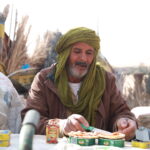 Il y a mille façons de célébrer la fin d’année, mais aucune n’égale la magie du Sahara tunisien. Oubliez les grandes villes bondées et les fêtes bruyantes. Imaginez plutôt un ciel infini, des dunes dorées à perte de vue, un feu de camp crépitant et un dîner traditionnel sous les étoiles. Chez Sud Tunisie, nous vous invitons à vivre un réveillon inoubliable au cœur du Sahara du sud tunisien, entre aventure, authenticité et émotion. 👉 Découvrez nos programmes complets ici : Circuits Désert Sahara Tunisie . Pourquoi passer le réveillon dans le Sahara tunisien ? Célébrer la Saint-Sylvestre dans le désert n’est pas seulement original, c’est une expérience profondément humaine. Le Sahara du sud tunisien offre ce que peu d’endroits au monde peuvent offrir : le silence, la paix, la beauté brute de la nature et une connexion authentique à soi et aux autres. En cette période de fêtes, le désert se transforme en un lieu de célébration unique. Les dunes de Douz, les palmeraies de Tozeur, les oasis de Ksar Ghilane ou les montagnes de Chebika accueillent des voyageurs venus du monde entier pour accueillir la nouvelle année autrement. Loin des clichés touristiques, vous partagez un couscous fumant autour du feu, écoutez le tambour des nomades et le vent qui souffle sur les dunes. Le sable devient votre piste de danse, le ciel votre plafond étoilé. Et si cette année, votre réveillon devenait une aventure ? Un circuit complet au cœur du Sahara : entre oasis, dunes et villages berbères Nos circuits de fin d’année dans le sud tunisien sont conçus pour faire vivre à nos voyageurs l’essence même du Sahara. Chaque itinéraire est pensé pour mêler découverte culturelle, détente et émotions fortes. 1. Tozeur – Le point de départ d’un rêve saharien Votre aventure commence à Tozeur, l’oasis légendaire. La ville charme par ses ruelles en briques de terre, ses palmeraies luxuriantes et son atmosphère paisible. Vous y visiterez le vieux quartier d’Ouled El Hadef, les palmeraies, le musée Dar Cheraït, avant de partir vers les montagnes oasiennes. Les oasis de montagne comme Chebika, Tamerza et Mides vous laisseront sans voix : cascades, falaises et vues panoramiques sur le désert, c’est un décor de carte postale grandeur nature. 👉 Découvrez nos circuits combinant nature et aventure : Randonnée Montagne Sahara . 2. Douz – La porte du désert Douz, surnommée “la porte du Sahara”, est le point d’entrée vers les grandes dunes. Ici, tout respire l’authenticité. Vous partez en balade à dos de dromadaire, partagez un déjeuner bédouin et admirez le coucher du soleil sur les dunes de sable blond. Le soir, le campement s’anime : feu de camp, chants berbères, dîner typique et ambiance magique. Une nuit dans le désert, c’est une expérience qui ne s’oublie jamais. 3. Ksar Ghilane – L’oasis du feu et des étoiles Au cœur du désert, Ksar Ghilane vous attend avec sa source d’eau chaude naturelle où il fait bon se détendre après une journée d’aventure. C’est aussi le lieu idéal pour le réveillon du Nouvel An. Le dîner festif est servi sous tente : méchoui, couscous royal, dattes de la région et musique saharienne. À minuit, le feu de camp s’embrase, les chants s’élèvent, et le désert s’illumine de rires et de joie. Nuitée en bivouac de luxe ou tente traditionnelle, le confort s’allie à la magie du lieu. 👉 Réservez votre séjour sur : Circuits Désert Tunisie . 4. Matmata – Le village troglodytique Le lendemain, direction Matmata, célèbre pour ses maisons creusées dans la roche. Ces habitations souterraines offrent un décor unique et fascinant. Vous découvrirez le mode de vie berbère ancestral et partagerez un thé à la menthe dans une demeure troglodytique. Ce site mythique a aussi servi de décor à la saga Star Wars, ajoutant une touche cinématographique à votre aventure. Un réveillon sous les étoiles : émotion et émerveillement C’est le moment fort de votre circuit : le réveillon du Nouvel An dans le Sahara. À mesure que le soleil se couche, les dunes s’embrasent de reflets dorés. Le dîner se prépare, la musique démarre et la magie opère. Autour du feu, les voyageurs se rassemblent pour célébrer ensemble. Le ciel du Sahara, sans pollution lumineuse, dévoile une voûte céleste spectaculaire. Chaque étoile scintille comme un vœu à formuler pour la nouvelle année. Le programme inclut : Dîner de fête complet avec spécialités tunisiennes. Animation saharienne : tambours, danses traditionnelles, chants bédouins. Nuitée en bivouac ou tente berbère sous un ciel étoilé. Petit-déjeuner au lever du soleil sur les dunes. 👉 Demandez votre devis gratuit et personnalisé ici : Devis Voyage Désert Tunisie . Nos excursions les plus prisées pour la fin d’année Parce que chaque voyageur est unique, nous proposons plusieurs excursions dans le sud tunisien selon vos envies et la durée de votre séjour. Excursion 2 jours / 1 nuit : Douz – Ksar Ghilane – Matmata Un condensé d’aventure ! Vous partez à la découverte des dunes de Douz, profitez d’un bain thermal à Ksar Ghilane et explorez les maisons troglodytiques de Matmata. L’excursion idéale pour une première immersion dans le Sahara. 👉 Plus d’infos sur : Excursion en Tunisie . Circuit complet Sud Tunisien (4 jours / 3 nuits) Ce circuit relie les sites incontournables : Tozeur, Douz, Matmata et Tataouine. Il combine nature, culture et aventure. Le réveillon est célébré dans le désert, au cœur des dunes. Randonnée et aventure (5 jours) Pour les amoureux de marche et d’authenticité, nos circuits de randonnée dans le Sahara permettent d’explorer les montagnes, les oasis cachées et les étendues sablonneuses. 👉 Détails sur : Randonnée Montagne Sahara . Des services sur mesure pour un voyage sans souci Chez Sud Tunisie, nous prenons soin de chaque détail pour que votre voyage soit fluide, agréable et inoubliable. Transfert, hébergement, restauration, guide, tout est prévu pour que vous puissiez profiter pleinement de votre aventure. Nous proposons également un service de navette aéroport fiable et confortable pour vos transferts depuis Djerba, Tozeur ou Tunis. 👉 Réservez votre transfert ici : Service Navette Aéroport . Nos équipes locales, passionnées par leur région, sont toujours prêtes à partager leurs connaissances et à vous faire découvrir les trésors cachés du Sud. Chaque circuit est personnalisable selon vos envies : plus de culture, plus de détente ou plus d’aventure — à vous de choisir. Pour en savoir plus sur nos expériences et conseils, visitez notre Blog Excursions Tunisie . Avis de voyageurs : ils ont vécu la magie du désert Rien ne vaut les témoignages de ceux qui ont vécu cette expérience. Nos voyageurs parlent souvent d’une aventure “transformante”, d’une “belle rencontre avec la nature” et d’une “organisation impeccable”. “Un réveillon féerique ! Le désert, les musiques, la chaleur du feu… tout était parfait.” – Julie & Karim, Lyon “Le Sahara tunisien est une expérience à vivre au moins une fois dans sa vie. Merci à Sud Tunisie pour cette organisation sans faute.” – Marie, Bruxelles Découvrez tous les avis sur : TripAdvisor Sud Tunisie . Pourquoi choisir Sud Tunisie pour votre circuit dans le désert ? Nous sommes une équipe locale passionnée, profondément attachée à notre terre et à sa culture. Notre mission : faire découvrir le Sahara tunisien dans le respect de ses traditions et de son environnement. Nous privilégions les hébergements authentiques, les guides locaux expérimentés et les petits groupes, pour une expérience plus intime et humaine. Nos circuits sont accessibles à tous : couples, familles, groupes d’amis, aventuriers ou voyageurs en solo. Que vous cherchiez un voyage pas cher dans le désert tunisien ou un bivouac de luxe, nous avons la formule idéale. 👉 Découvrez toutes nos offres ici : Circuits Désert Sahara Tunisie . Préparez dès maintenant votre réveillon magique dans le Sahara Les fêtes de fin d’année dans le Sahara sont très demandées. Pour garantir votre place, il est conseillé de réserver à l’avance. Nos équipes se chargent de tout : du transport à la restauration, en passant par les hébergements et les activités. Vous n’aurez qu’à profiter de chaque instant. 👉 Obtenez votre devis gratuit dès maintenant : Devis Voyage Désert Tunisie . Et pour prolonger le plaisir : Randonnée Montagne Sahara Excursion en Tunisie Blog Excursions Tunisie Service Navette Aéroport Conclusion : Un réveillon pas comme les autres Célébrer le réveillon sous les étoiles du Sahara tunisien, c’est offrir à son âme un moment de paix et de beauté pure. C’est un voyage intérieur autant qu’une aventure humaine, une expérience qui réunit simplicité, nature et convivialité. Que vous soyez attiré par la grandeur du désert, la chaleur des traditions berbères ou simplement le besoin de vivre un moment différent, le Sahara vous ouvre ses bras. Alors cette année, laissez tomber les artifices et laissez le sable, le feu et les étoiles écrire votre plus belle fin d’année. ✨ Le Sahara vous attend.