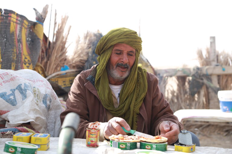 Il y a mille façons de célébrer la fin d’année, mais aucune n’égale la magie du Sahara tunisien. Oubliez les grandes villes bondées et les fêtes bruyantes. Imaginez plutôt un ciel infini, des dunes dorées à perte de vue, un feu de camp crépitant et un dîner traditionnel sous les étoiles. Chez Sud Tunisie, nous vous invitons à vivre un réveillon inoubliable au cœur du Sahara du sud tunisien, entre aventure, authenticité et émotion. 👉 Découvrez nos programmes complets ici : Circuits Désert Sahara Tunisie . Pourquoi passer le réveillon dans le Sahara tunisien ? Célébrer la Saint-Sylvestre dans le désert n’est pas seulement original, c’est une expérience profondément humaine. Le Sahara du sud tunisien offre ce que peu d’endroits au monde peuvent offrir : le silence, la paix, la beauté brute de la nature et une connexion authentique à soi et aux autres. En cette période de fêtes, le désert se transforme en un lieu de célébration unique. Les dunes de Douz, les palmeraies de Tozeur, les oasis de Ksar Ghilane ou les montagnes de Chebika accueillent des voyageurs venus du monde entier pour accueillir la nouvelle année autrement. Loin des clichés touristiques, vous partagez un couscous fumant autour du feu, écoutez le tambour des nomades et le vent qui souffle sur les dunes. Le sable devient votre piste de danse, le ciel votre plafond étoilé. Et si cette année, votre réveillon devenait une aventure ? Un circuit complet au cœur du Sahara : entre oasis, dunes et villages berbères Nos circuits de fin d’année dans le sud tunisien sont conçus pour faire vivre à nos voyageurs l’essence même du Sahara. Chaque itinéraire est pensé pour mêler découverte culturelle, détente et émotions fortes. 1. Tozeur – Le point de départ d’un rêve saharien Votre aventure commence à Tozeur, l’oasis légendaire. La ville charme par ses ruelles en briques de terre, ses palmeraies luxuriantes et son atmosphère paisible. Vous y visiterez le vieux quartier d’Ouled El Hadef, les palmeraies, le musée Dar Cheraït, avant de partir vers les montagnes oasiennes. Les oasis de montagne comme Chebika, Tamerza et Mides vous laisseront sans voix : cascades, falaises et vues panoramiques sur le désert, c’est un décor de carte postale grandeur nature. 👉 Découvrez nos circuits combinant nature et aventure : Randonnée Montagne Sahara . 2. Douz – La porte du désert Douz, surnommée “la porte du Sahara”, est le point d’entrée vers les grandes dunes. Ici, tout respire l’authenticité. Vous partez en balade à dos de dromadaire, partagez un déjeuner bédouin et admirez le coucher du soleil sur les dunes de sable blond. Le soir, le campement s’anime : feu de camp, chants berbères, dîner typique et ambiance magique. Une nuit dans le désert, c’est une expérience qui ne s’oublie jamais. 3. Ksar Ghilane – L’oasis du feu et des étoiles Au cœur du désert, Ksar Ghilane vous attend avec sa source d’eau chaude naturelle où il fait bon se détendre après une journée d’aventure. C’est aussi le lieu idéal pour le réveillon du Nouvel An. Le dîner festif est servi sous tente : méchoui, couscous royal, dattes de la région et musique saharienne. À minuit, le feu de camp s’embrase, les chants s’élèvent, et le désert s’illumine de rires et de joie. Nuitée en bivouac de luxe ou tente traditionnelle, le confort s’allie à la magie du lieu. 👉 Réservez votre séjour sur : Circuits Désert Tunisie . 4. Matmata – Le village troglodytique Le lendemain, direction Matmata, célèbre pour ses maisons creusées dans la roche. Ces habitations souterraines offrent un décor unique et fascinant. Vous découvrirez le mode de vie berbère ancestral et partagerez un thé à la menthe dans une demeure troglodytique. Ce site mythique a aussi servi de décor à la saga Star Wars, ajoutant une touche cinématographique à votre aventure. Un réveillon sous les étoiles : émotion et émerveillement C’est le moment fort de votre circuit : le réveillon du Nouvel An dans le Sahara. À mesure que le soleil se couche, les dunes s’embrasent de reflets dorés. Le dîner se prépare, la musique démarre et la magie opère. Autour du feu, les voyageurs se rassemblent pour célébrer ensemble. Le ciel du Sahara, sans pollution lumineuse, dévoile une voûte céleste spectaculaire. Chaque étoile scintille comme un vœu à formuler pour la nouvelle année. Le programme inclut : Dîner de fête complet avec spécialités tunisiennes. Animation saharienne : tambours, danses traditionnelles, chants bédouins. Nuitée en bivouac ou tente berbère sous un ciel étoilé. Petit-déjeuner au lever du soleil sur les dunes. 👉 Demandez votre devis gratuit et personnalisé ici : Devis Voyage Désert Tunisie . Nos excursions les plus prisées pour la fin d’année Parce que chaque voyageur est unique, nous proposons plusieurs excursions dans le sud tunisien selon vos envies et la durée de votre séjour. Excursion 2 jours / 1 nuit : Douz – Ksar Ghilane – Matmata Un condensé d’aventure ! Vous partez à la découverte des dunes de Douz, profitez d’un bain thermal à Ksar Ghilane et explorez les maisons troglodytiques de Matmata. L’excursion idéale pour une première immersion dans le Sahara. 👉 Plus d’infos sur : Excursion en Tunisie . Circuit complet Sud Tunisien (4 jours / 3 nuits) Ce circuit relie les sites incontournables : Tozeur, Douz, Matmata et Tataouine. Il combine nature, culture et aventure. Le réveillon est célébré dans le désert, au cœur des dunes. Randonnée et aventure (5 jours) Pour les amoureux de marche et d’authenticité, nos circuits de randonnée dans le Sahara permettent d’explorer les montagnes, les oasis cachées et les étendues sablonneuses. 👉 Détails sur : Randonnée Montagne Sahara . Des services sur mesure pour un voyage sans souci Chez Sud Tunisie, nous prenons soin de chaque détail pour que votre voyage soit fluide, agréable et inoubliable. Transfert, hébergement, restauration, guide, tout est prévu pour que vous puissiez profiter pleinement de votre aventure. Nous proposons également un service de navette aéroport fiable et confortable pour vos transferts depuis Djerba, Tozeur ou Tunis. 👉 Réservez votre transfert ici : Service Navette Aéroport . Nos équipes locales, passionnées par leur région, sont toujours prêtes à partager leurs connaissances et à vous faire découvrir les trésors cachés du Sud. Chaque circuit est personnalisable selon vos envies : plus de culture, plus de détente ou plus d’aventure — à vous de choisir. Pour en savoir plus sur nos expériences et conseils, visitez notre Blog Excursions Tunisie . Avis de voyageurs : ils ont vécu la magie du désert Rien ne vaut les témoignages de ceux qui ont vécu cette expérience. Nos voyageurs parlent souvent d’une aventure “transformante”, d’une “belle rencontre avec la nature” et d’une “organisation impeccable”. “Un réveillon féerique ! Le désert, les musiques, la chaleur du feu… tout était parfait.” – Julie & Karim, Lyon “Le Sahara tunisien est une expérience à vivre au moins une fois dans sa vie. Merci à Sud Tunisie pour cette organisation sans faute.” – Marie, Bruxelles Découvrez tous les avis sur : TripAdvisor Sud Tunisie . Pourquoi choisir Sud Tunisie pour votre circuit dans le désert ? Nous sommes une équipe locale passionnée, profondément attachée à notre terre et à sa culture. Notre mission : faire découvrir le Sahara tunisien dans le respect de ses traditions et de son environnement. Nous privilégions les hébergements authentiques, les guides locaux expérimentés et les petits groupes, pour une expérience plus intime et humaine. Nos circuits sont accessibles à tous : couples, familles, groupes d’amis, aventuriers ou voyageurs en solo. Que vous cherchiez un voyage pas cher dans le désert tunisien ou un bivouac de luxe, nous avons la formule idéale. 👉 Découvrez toutes nos offres ici : Circuits Désert Sahara Tunisie . Préparez dès maintenant votre réveillon magique dans le Sahara Les fêtes de fin d’année dans le Sahara sont très demandées. Pour garantir votre place, il est conseillé de réserver à l’avance. Nos équipes se chargent de tout : du transport à la restauration, en passant par les hébergements et les activités. Vous n’aurez qu’à profiter de chaque instant. 👉 Obtenez votre devis gratuit dès maintenant : Devis Voyage Désert Tunisie . Et pour prolonger le plaisir : Randonnée Montagne Sahara Excursion en Tunisie Blog Excursions Tunisie Service Navette Aéroport Conclusion : Un réveillon pas comme les autres Célébrer le réveillon sous les étoiles du Sahara tunisien, c’est offrir à son âme un moment de paix et de beauté pure. C’est un voyage intérieur autant qu’une aventure humaine, une expérience qui réunit simplicité, nature et convivialité. Que vous soyez attiré par la grandeur du désert, la chaleur des traditions berbères ou simplement le besoin de vivre un moment différent, le Sahara vous ouvre ses bras. Alors cette année, laissez tomber les artifices et laissez le sable, le feu et les étoiles écrire votre plus belle fin d’année. ✨ Le Sahara vous attend.
