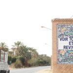 Chaque fin d’année, nous cherchons tous à vivre un moment unique, une parenthèse qui sort du quotidien. Et si cette fois, au lieu d’un dîner traditionnel ou d’une soirée en ville, vous choisissiez le désert tunisien pour célébrer la nouvelle année ? Imaginez le silence du Sahara, le ciel illuminé d’étoiles, le feu de camp qui crépite, et la chaleur humaine des habitants du Sud. Chez Sud Tunisie, nous vous invitons à vivre une expérience exceptionnelle : un circuit et excursion dans le Sahara du Sud tunisien spécialement conçu pour un réveillon magique sous les étoiles. 👉 Découvrez nos circuits complets ici : Circuits désert Sahara Tunisie Pourquoi célébrer le réveillon dans le Sahara tunisien ? Passer les fêtes dans le Sahara tunisien, c’est choisir la liberté, l’authenticité et la beauté brute de la nature. Ici, pas de lumières artificielles ni de bruit urbain : seulement le sable doré, le vent doux et le ciel infini. Ce décor, à la fois paisible et impressionnant, offre une atmosphère spirituelle et apaisante, idéale pour tourner la page de l’année écoulée. Vous vivez un moment de reconnexion, entre contemplation et partage. Les habitants du sud tunisien ont une hospitalité légendaire : un sourire, un thé à la menthe, un couscous fumant au coin du feu… et vous voilà accueilli comme un ami. C’est une expérience humaine avant tout, empreinte de traditions, de musique et de gastronomie locale. Un circuit complet à travers les plus beaux paysages du Sud tunisien Nos circuits de fin d’année dans le Sahara sont pensés pour offrir un mélange parfait entre aventure, confort et découvertes culturelles. Chaque étape est soigneusement sélectionnée pour vous faire découvrir la diversité du Sud tunisien. 1. Tozeur – La porte du désert et les oasis de montagne Votre voyage commence à Tozeur, la ville des palmiers et des oasis. Vous visiterez les sublimes oasis de montagne de Chebika, Tamerza et Mides, nichées au cœur des canyons. Entre cascades et falaises, ces paysages contrastés semblent tout droit sortis d’un film. 👉 Pour prolonger votre aventure nature, consultez notre page Randonnée montagne Sahara . 2. Douz – La porte du Sahara Douz, surnommée la ville des dunes, marque l’entrée du grand désert. C’est ici que vous commencez à sentir la vraie magie du Sahara. Vous partirez en balade à dos de dromadaire, goûterez le pain cuit sous le sable et découvrirez la vie bédouine. Le soir, place à une soirée saharienne avec musique traditionnelle et dîner autour du feu. Un moment hors du temps où la convivialité et la beauté du désert se mêlent parfaitement. 3. Ksar Ghilane – Bivouac et détente dans l’oasis C’est ici, à Ksar Ghilane, que le rêve devient réalité. Cette oasis entourée de dunes infinies abrite une source d’eau chaude naturelle, parfaite pour se détendre avant la soirée du réveillon. La nuit tombée, un feu de camp est allumé, un dîner traditionnel est servi, et les musiciens vous emportent dans les rythmes du désert. Sous le ciel étoilé, vous vivez un réveillon magique, loin du bruit, mais proche de l’essentiel. 👉 Demandez votre devis gratuit pour ce circuit et commencez à planifier votre escapade saharienne. 4. Matmata – Le village troglodytique Le lendemain, cap sur Matmata, célèbre pour ses maisons creusées dans la roche. Ce village unique, utilisé comme décor du film Star Wars, vous plonge dans la culture berbère et son architecture fascinante. C’est un voyage dans le temps, une découverte authentique des traditions du Sud. Un réveillon sous les étoiles du Sahara – une expérience inoubliable Fêter le Nouvel An dans le désert tunisien, c’est célébrer la vie autrement. Le décor est grandiose : les dunes ondulent sous la lune, le silence est absolu, et seule la musique traditionnelle accompagne la soirée. Le programme du réveillon comprend : Dîner festif traditionnel : couscous royal, méchoui, dattes et douceurs du Sud. Spectacle folklorique : danse et percussions bédouines autour du feu. Ciel étoilé à perte de vue, un spectacle naturel à couper le souffle. Bivouac de luxe ou tente traditionnelle, selon vos envies de confort. Chaque détail est pensé pour faire de ce moment une expérience sensorielle totale. Vous dansez, riez, partagez… et surtout, vous vivez. Les excursions les plus populaires pour le réveillon Pour répondre à tous les goûts et budgets, nous proposons plusieurs formules d’excursions et circuits dans le Sahara. Excursion de 2 jours : Douz – Ksar Ghilane – Matmata Cette escapade courte mais intense vous plonge dans le cœur du désert. Idéale pour un week-end ou une mini-aventure, elle offre un condensé du meilleur du Sud tunisien. 👉 Découvrez tous les détails sur nos excursions en Tunisie . Circuit Sud Tunisien 4 jours Ce circuit combine Tozeur, Douz, Matmata et Tataouine pour une immersion complète dans la culture et les paysages du Sud. Chaque jour, vous découvrez une facette différente du Sahara : dunes, palmeraies, ksours et villages troglodytiques. Circuit aventure Sahara – 5 jours de découverte Pour les amateurs de nature et de marche, nous avons conçu un itinéraire reliant oasis, montagnes et dunes. 👉 Consultez notre page dédiée à la randonnée montagne Sahara pour explorer cette option. Un service complet pour un voyage sans souci Avec Sud Tunisie, tout est pris en charge : hébergement, repas, transport et encadrement. Nos guides locaux sont passionnés et partagent avec vous les secrets du désert. Notre service de navette aéroport assure vos transferts depuis Tozeur, Djerba ou Tunis. 👉 Réservez votre transfert ici : service navette aéroport . Nos circuits sont personnalisables selon vos envies : vous pouvez choisir la durée, le niveau de confort (tente, hôtel, bivouac), et même intégrer des activités spécifiques comme : Le quad dans les dunes. La visite de villages berbères. Des soirées musicales privées. Des séances photo au coucher du soleil. Et pour en savoir plus sur nos offres, actualités et conseils, visitez notre blog excursions Tunisie . Les témoignages de nos voyageurs Nos clients nous le disent souvent : un circuit dans le Sahara Sud tunisien est une expérience qui marque à vie. Les émotions, les rencontres et les paysages restent gravés dans la mémoire. “C’était magique ! Le réveillon à Ksar Ghilane, sous les étoiles, restera un souvenir impérissable. L’organisation était parfaite.” – Sophie, France “Nous avons adoré le désert, les repas, les gens, tout ! Merci à Sud Tunisie pour ce voyage inoubliable.” – Alexandre et Nadia, Belgique Découvrez d’autres avis sur notre page TripAdvisor : 👉 Avis clients Sud Tunisie Comment réserver votre circuit de fin d’année ? Il vous suffit de quelques clics pour réserver votre réveillon dans le Sahara tunisien. Rendez-vous sur notre site et choisissez le programme qui vous correspond : 👉 Circuits désert Sahara Tunisie Vous pouvez également nous contacter directement pour un devis gratuit et personnalisé : 👉 Demande de devis Sahara Tunisie Nos conseillers sont à votre écoute pour organiser un voyage sur mesure, que vous soyez seul, en couple, en famille ou en groupe. Pourquoi Sud Tunisie est votre meilleur choix pour un réveillon saharien Nous ne proposons pas seulement des excursions : nous créons des expériences de vie. Chaque circuit est préparé avec passion, en respectant les traditions locales et en garantissant confort et sécurité. Nous collaborons avec des partenaires locaux pour soutenir le tourisme durable et préserver la beauté du Sahara. Nos engagements : Transparence totale sur les prix. Guides certifiés et passionnés. Hébergements sélectionnés avec soin. Service client disponible 7j/7. Grâce à notre expertise, vous profitez d’un voyage sans souci, équilibré entre détente et découverte. Conclusion – Un réveillon hors du commun sous les étoiles du Sahara Oubliez les soirées bruyantes et les repas classiques : cette année, offrez-vous un réveillon magique dans le désert tunisien. Sous les étoiles du Sahara, chaque instant devient inoubliable. Vous découvrez une Tunisie authentique, généreuse, et profondément belle. Chez Sud Tunisie, nous croyons que voyager, c’est vivre des émotions vraies. Et le Sahara, avec sa lumière, son silence et ses habitants, offre tout cela et bien plus encore. 👉 Réservez votre circuit dès aujourd’hui : Circuits désert Sahara Tunisie Excursion en Tunisie Randonnée montagne Sahara Service navette aéroport Blog excursions Tunisie Devis gratuit Et n’oubliez pas de consulter les avis de nos voyageurs : 👉 Avis Sud Tunisie sur TripAdvisor Faites de votre réveillon un moment exceptionnel : le Sahara tunisien vous attend.