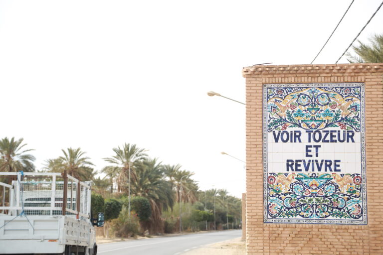 Chaque fin d’année, nous cherchons tous à vivre un moment unique, une parenthèse qui sort du quotidien. Et si cette fois, au lieu d’un dîner traditionnel ou d’une soirée en ville, vous choisissiez le désert tunisien pour célébrer la nouvelle année ? Imaginez le silence du Sahara, le ciel illuminé d’étoiles, le feu de camp qui crépite, et la chaleur humaine des habitants du Sud. Chez Sud Tunisie, nous vous invitons à vivre une expérience exceptionnelle : un circuit et excursion dans le Sahara du Sud tunisien spécialement conçu pour un réveillon magique sous les étoiles. 👉 Découvrez nos circuits complets ici : Circuits désert Sahara Tunisie Pourquoi célébrer le réveillon dans le Sahara tunisien ? Passer les fêtes dans le Sahara tunisien, c’est choisir la liberté, l’authenticité et la beauté brute de la nature. Ici, pas de lumières artificielles ni de bruit urbain : seulement le sable doré, le vent doux et le ciel infini. Ce décor, à la fois paisible et impressionnant, offre une atmosphère spirituelle et apaisante, idéale pour tourner la page de l’année écoulée. Vous vivez un moment de reconnexion, entre contemplation et partage. Les habitants du sud tunisien ont une hospitalité légendaire : un sourire, un thé à la menthe, un couscous fumant au coin du feu… et vous voilà accueilli comme un ami. C’est une expérience humaine avant tout, empreinte de traditions, de musique et de gastronomie locale. Un circuit complet à travers les plus beaux paysages du Sud tunisien Nos circuits de fin d’année dans le Sahara sont pensés pour offrir un mélange parfait entre aventure, confort et découvertes culturelles. Chaque étape est soigneusement sélectionnée pour vous faire découvrir la diversité du Sud tunisien. 1. Tozeur – La porte du désert et les oasis de montagne Votre voyage commence à Tozeur, la ville des palmiers et des oasis. Vous visiterez les sublimes oasis de montagne de Chebika, Tamerza et Mides, nichées au cœur des canyons. Entre cascades et falaises, ces paysages contrastés semblent tout droit sortis d’un film. 👉 Pour prolonger votre aventure nature, consultez notre page Randonnée montagne Sahara . 2. Douz – La porte du Sahara Douz, surnommée la ville des dunes, marque l’entrée du grand désert. C’est ici que vous commencez à sentir la vraie magie du Sahara. Vous partirez en balade à dos de dromadaire, goûterez le pain cuit sous le sable et découvrirez la vie bédouine. Le soir, place à une soirée saharienne avec musique traditionnelle et dîner autour du feu. Un moment hors du temps où la convivialité et la beauté du désert se mêlent parfaitement. 3. Ksar Ghilane – Bivouac et détente dans l’oasis C’est ici, à Ksar Ghilane, que le rêve devient réalité. Cette oasis entourée de dunes infinies abrite une source d’eau chaude naturelle, parfaite pour se détendre avant la soirée du réveillon. La nuit tombée, un feu de camp est allumé, un dîner traditionnel est servi, et les musiciens vous emportent dans les rythmes du désert. Sous le ciel étoilé, vous vivez un réveillon magique, loin du bruit, mais proche de l’essentiel. 👉 Demandez votre devis gratuit pour ce circuit et commencez à planifier votre escapade saharienne. 4. Matmata – Le village troglodytique Le lendemain, cap sur Matmata, célèbre pour ses maisons creusées dans la roche. Ce village unique, utilisé comme décor du film Star Wars, vous plonge dans la culture berbère et son architecture fascinante. C’est un voyage dans le temps, une découverte authentique des traditions du Sud. Un réveillon sous les étoiles du Sahara – une expérience inoubliable Fêter le Nouvel An dans le désert tunisien, c’est célébrer la vie autrement. Le décor est grandiose : les dunes ondulent sous la lune, le silence est absolu, et seule la musique traditionnelle accompagne la soirée. Le programme du réveillon comprend : Dîner festif traditionnel : couscous royal, méchoui, dattes et douceurs du Sud. Spectacle folklorique : danse et percussions bédouines autour du feu. Ciel étoilé à perte de vue, un spectacle naturel à couper le souffle. Bivouac de luxe ou tente traditionnelle, selon vos envies de confort. Chaque détail est pensé pour faire de ce moment une expérience sensorielle totale. Vous dansez, riez, partagez… et surtout, vous vivez. Les excursions les plus populaires pour le réveillon Pour répondre à tous les goûts et budgets, nous proposons plusieurs formules d’excursions et circuits dans le Sahara. Excursion de 2 jours : Douz – Ksar Ghilane – Matmata Cette escapade courte mais intense vous plonge dans le cœur du désert. Idéale pour un week-end ou une mini-aventure, elle offre un condensé du meilleur du Sud tunisien. 👉 Découvrez tous les détails sur nos excursions en Tunisie . Circuit Sud Tunisien 4 jours Ce circuit combine Tozeur, Douz, Matmata et Tataouine pour une immersion complète dans la culture et les paysages du Sud. Chaque jour, vous découvrez une facette différente du Sahara : dunes, palmeraies, ksours et villages troglodytiques. Circuit aventure Sahara – 5 jours de découverte Pour les amateurs de nature et de marche, nous avons conçu un itinéraire reliant oasis, montagnes et dunes. 👉 Consultez notre page dédiée à la randonnée montagne Sahara pour explorer cette option. Un service complet pour un voyage sans souci Avec Sud Tunisie, tout est pris en charge : hébergement, repas, transport et encadrement. Nos guides locaux sont passionnés et partagent avec vous les secrets du désert. Notre service de navette aéroport assure vos transferts depuis Tozeur, Djerba ou Tunis. 👉 Réservez votre transfert ici : service navette aéroport . Nos circuits sont personnalisables selon vos envies : vous pouvez choisir la durée, le niveau de confort (tente, hôtel, bivouac), et même intégrer des activités spécifiques comme : Le quad dans les dunes. La visite de villages berbères. Des soirées musicales privées. Des séances photo au coucher du soleil. Et pour en savoir plus sur nos offres, actualités et conseils, visitez notre blog excursions Tunisie . Les témoignages de nos voyageurs Nos clients nous le disent souvent : un circuit dans le Sahara Sud tunisien est une expérience qui marque à vie. Les émotions, les rencontres et les paysages restent gravés dans la mémoire. “C’était magique ! Le réveillon à Ksar Ghilane, sous les étoiles, restera un souvenir impérissable. L’organisation était parfaite.” – Sophie, France “Nous avons adoré le désert, les repas, les gens, tout ! Merci à Sud Tunisie pour ce voyage inoubliable.” – Alexandre et Nadia, Belgique Découvrez d’autres avis sur notre page TripAdvisor : 👉 Avis clients Sud Tunisie Comment réserver votre circuit de fin d’année ? Il vous suffit de quelques clics pour réserver votre réveillon dans le Sahara tunisien. Rendez-vous sur notre site et choisissez le programme qui vous correspond : 👉 Circuits désert Sahara Tunisie Vous pouvez également nous contacter directement pour un devis gratuit et personnalisé : 👉 Demande de devis Sahara Tunisie Nos conseillers sont à votre écoute pour organiser un voyage sur mesure, que vous soyez seul, en couple, en famille ou en groupe. Pourquoi Sud Tunisie est votre meilleur choix pour un réveillon saharien Nous ne proposons pas seulement des excursions : nous créons des expériences de vie. Chaque circuit est préparé avec passion, en respectant les traditions locales et en garantissant confort et sécurité. Nous collaborons avec des partenaires locaux pour soutenir le tourisme durable et préserver la beauté du Sahara. Nos engagements : Transparence totale sur les prix. Guides certifiés et passionnés. Hébergements sélectionnés avec soin. Service client disponible 7j/7. Grâce à notre expertise, vous profitez d’un voyage sans souci, équilibré entre détente et découverte. Conclusion – Un réveillon hors du commun sous les étoiles du Sahara Oubliez les soirées bruyantes et les repas classiques : cette année, offrez-vous un réveillon magique dans le désert tunisien. Sous les étoiles du Sahara, chaque instant devient inoubliable. Vous découvrez une Tunisie authentique, généreuse, et profondément belle. Chez Sud Tunisie, nous croyons que voyager, c’est vivre des émotions vraies. Et le Sahara, avec sa lumière, son silence et ses habitants, offre tout cela et bien plus encore. 👉 Réservez votre circuit dès aujourd’hui : Circuits désert Sahara Tunisie Excursion en Tunisie Randonnée montagne Sahara Service navette aéroport Blog excursions Tunisie Devis gratuit Et n’oubliez pas de consulter les avis de nos voyageurs : 👉 Avis Sud Tunisie sur TripAdvisor Faites de votre réveillon un moment exceptionnel : le Sahara tunisien vous attend.