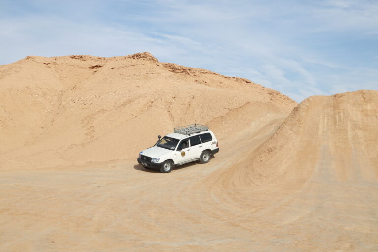 Imaginez passer Noël sous le soleil du Sahara, entouré de dunes dorées, d’oasis verdoyantes et de paysages qui semblent sortis d’un rêve. Oubliez la neige et le froid : cette année, nous vous invitons à vivre un Noël unique, chaleureux et inoubliable dans le désert tunisien, grâce à notre circuit exclusif proposé par SudTunisie.com . Pourquoi passer Noël dans le désert tunisien ? Le Sahara tunisien est bien plus qu’une simple destination : c’est une expérience sensorielle, une immersion totale dans la beauté sauvage du sud. Pendant que l’Europe frissonne sous le froid, ici, les journées sont douces, lumineuses et pleines de vie. Passer Noël dans le désert, c’est se reconnecter à la nature, vivre des moments de partage et de sérénité, loin du tumulte. Chez SudTunisie.com, nous avons conçu un circuit spécial “Fête de Noël 2026”, idéal pour les familles, les couples ou les groupes d’amis en quête d’authenticité. Entre Tozeur, Douz, Matmata, Ksar Ghilane et Djerba, ce voyage vous emmènera au cœur des traditions, des dunes et des étoiles. Un itinéraire magique entre dunes, oasis et traditions berbères Notre circuit Sahara de Noël 2026 a été imaginé pour vous faire découvrir les plus beaux trésors du sud tunisien, dans une ambiance conviviale et festive. Jour 1 – Accueil à Djerba et départ pour Douz Dès votre arrivée à l’aéroport de Djerba (avec possibilité de transfert grâce à notre service de navette aéroport ), notre équipe vous accueille avec le sourire. Nous prenons ensuite la route vers Douz, surnommée la “porte du Sahara”. En chemin, vous découvrirez les premiers paysages semi-désertiques et profiterez d’un dîner traditionnel autour du feu de camp. Jour 2 – Douz – Ksar Ghilane : entre dunes et sources chaudes Après un copieux petit-déjeuner, cap sur Ksar Ghilane, célèbre pour sa source d’eau chaude naturelle au milieu du désert. Vous pourrez vous y baigner, puis partir pour une balade à dos de dromadaire ou en quad au cœur des dunes. Le soir, un dîner de fête vous attend sous la tente berbère, avec musique traditionnelle, feu de camp et ciel étoilé. C’est ici que commence la magie de Noël dans le Sahara. Jour 3 – Matmata et ses maisons troglodytes Le lendemain, direction Matmata, célèbre pour ses maisons creusées dans la roche. Vous visiterez une maison berbère authentique et découvrirez la vie de ces habitants fascinants. Le déjeuner est servi dans une auberge typique, avant de poursuivre vers Tamezret, un petit village perché offrant une vue panoramique sur les montagnes désertiques. Jour 4 – Tozeur et les oasis de montagne Le voyage continue vers Tozeur, capitale du désert, connue pour ses palmeraies et ses architectures en briques ocre. Nous explorerons les oasis de Chebika et Tamerza, véritables joyaux naturels, où les cascades contrastent avec le sable du désert. Pour les amateurs de randonnée, notre équipe propose également une randonnée dans la montagne du Sahara , idéale pour les amoureux de nature et de photographie. Le soir, dîner festif et nuit spéciale de Noël dans un hôtel de charme à Tozeur, avec décorations traditionnelles, musique live et ambiance féerique. Une fête de Noël pas comme les autres Un réveillon saharien inoubliable Oubliez le sapin enneigé : ici, le désert devient votre décor de Noël. Sous les étoiles, autour d’un feu, vous dégusterez un dîner typiquement tunisien : méchoui, couscous, dattes de Tozeur, vins du Cap Bon et pâtisseries locales. Les voyageurs partagent leurs histoires, les musiciens jouent du bendir et du oud, et les enfants participent à des jeux sahariens. C’est un moment d’échange, de rires et d’émotions, où le temps semble suspendu. Des hébergements confortables au cœur du désert Chez SudTunisie.com, nous allions aventure et confort. Vous dormirez dans des camps sahariens équipés, sous tentes berbères spacieuses avec lits confortables, ou dans des hôtels de charme locaux sélectionnés pour leur authenticité. Chaque lieu d’hébergement a été choisi avec soin pour vous garantir sécurité, propreté et immersion culturelle. Les incontournables du circuit Sahara de Noël Durant ce circuit de 5 à 8 jours, vous explorerez les plus beaux sites du sud tunisien : Douz, la porte du désert et son marché aux dromadaires. Ksar Ghilane, son oasis thermale et ses dunes infinies. Matmata, les maisons troglodytes des Berbères. Tozeur, la capitale des palmeraies. Les oasis de Chebika, Tamerza et Mides, véritables paradis naturels. Chott El Jerid, le plus grand lac salé de Tunisie, où les reflets du soleil créent des mirages fascinants. Et pour les aventuriers, nous proposons des excursions personnalisées dans tout le sud tunisien , incluant randonnées, balades en 4x4, et visites culturelles. Pourquoi choisir SudTunisie.com pour votre Noël 2026 ? 1. Expertise et authenticité Fort de plusieurs années d’expérience, SudTunisie.com est le spécialiste des circuits sahariens. Nos guides locaux connaissent chaque dune, chaque piste et chaque légende du désert. Nous travaillons exclusivement avec des prestataires locaux pour garantir un tourisme éthique et responsable. 2. Confort et sécurité avant tout Votre sécurité et votre confort sont notre priorité. Nos véhicules sont récents et climatisés, nos chauffeurs expérimentés, et nos circuits sont assurés par des partenaires certifiés. De plus, notre équipe reste disponible 24h/24 pendant votre séjour. 3. Circuits sur mesure et devis gratuit Vous rêvez d’un circuit plus court, d’une aventure en couple ou d’un séjour en famille ? Aucun souci ! Nous créons des circuits personnalisés selon vos envies et votre budget. Demandez dès maintenant votre devis gratuit et recevez une proposition sur mesure en moins de 24h. 4. Avis de voyageurs satisfaits Nos clients parlent de nous mieux que personne ! Consultez leurs avis sur TripAdvisor et découvrez pourquoi SudTunisie.com est classé parmi les meilleures agences de voyage sahariennes en Tunisie. Activités et expériences à ne pas manquer Balades à dos de chameau au coucher du soleil Randonnées dans les montagnes du Sahara (voir ici ) Nuit sous tente dans le désert, à la lueur du feu de camp Visite de villages berbères et ksours ancestraux Ateliers artisanaux et dégustations de dattes Excursion dans les oasis et les canyons Coucher de soleil sur Chott El Jerid, un moment magique pour les photographes Et pour prolonger l’aventure, consultez notre blog sur les excursions en Tunisie où nous partageons conseils, itinéraires et secrets du Sahara. Préparez votre voyage de Noël dès maintenant Noël 2026 approchera vite, et les places pour ce circuit exclusif Sahara de Noël sont limitées. Pour éviter toute déception, réservez dès aujourd’hui votre aventure saharienne. Vous pouvez choisir un départ depuis Djerba, Tozeur ou Tunis, selon votre vol, et bénéficier de notre service de navette aéroport pour un transfert sans souci. En quelques clics sur SudTunisie.com , vous planifiez votre séjour complet : transport, hébergement, activités et restauration. Un Noël 2026 inoubliable dans le Sahara tunisien Passer Noël dans le désert, c’est vivre une aventure humaine et sensorielle. C’est se laisser bercer par le vent du Sahara, goûter aux plats traditionnels, contempler les étoiles sans pollution lumineuse et partager un moment sincère avec des gens venus des quatre coins du monde. SudTunisie.com vous promet une expérience authentique, chaleureuse et magique, où chaque instant devient un souvenir précieux. Alors, prêt à vivre le plus beau Noël de votre vie ? 👉 Demandez votre devis gratuit dès maintenant 👉 Découvrez tous nos circuits désert Tunisie 👉 Explorez nos excursions en Tunisie 👉 Et laissez-vous inspirer sur notre blog d’aventures sahariennes SudTunisie.com, votre partenaire pour un Noël 2026 pas comme les autres, entre dunes, étoiles et traditions.