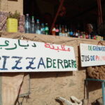 Le sud de la Tunisie, c’est une aventure qui se vit avec le cœur. Ce n’est pas seulement un voyage, c’est une immersion dans une terre où le désert raconte ses secrets, où chaque oasis respire la sérénité et où les habitants partagent une hospitalité inoubliable. Chez Sud Tunisie, nous croyons que le voyage doit être une expérience humaine, authentique et profondément ancrée dans la culture locale. Prêt à plonger dans la magie du Sahara ? Suivez-nous dans ce circuit et excursion dans le sud tunisien, entre dunes dorées, couchers de soleil flamboyants et rencontres inoubliables. 🌵 Le Sud tunisien, une terre de contrastes et d’émotions Impossible de parler du sud de la Tunisie sans évoquer la diversité de ses paysages. En quelques heures, on passe de la côte méditerranéenne aux montagnes du Dahar, puis aux vastes plaines du Sahara. Des lieux mythiques comme Douz, Tozeur, Tamerza, Chebika ou Matmata révèlent un visage différent du pays — un mélange subtil entre culture berbère, traditions nomades et nature brute. Nos circuits, comme ceux proposés ici , sont conçus pour explorer ces régions de manière équilibrée : entre aventure, détente et découverte culturelle. Imaginez-vous : Marcher sur les dunes de sable doré au lever du soleil. Dormir sous les étoiles dans un campement bédouin. Traverser les oasis de montagne où l’eau coule entre les palmiers. Déguster un couscous authentique préparé au feu de bois. C’est ça, la Tunisie du Sud. Une expérience sensorielle, humaine et sincère. 🏜️ Les étapes incontournables d’un circuit dans le Sud tunisien Chaque excursion est une aventure, mais certaines étapes sont tout simplement immanquables. Voici notre sélection des plus beaux sites à découvrir pendant un circuit dans le sud de la Tunisie. 1. Tozeur et les oasis de montagne Capitale du sud-ouest, Tozeur est célèbre pour ses palmeraies et son architecture unique en briques ocre. C’est aussi le point de départ idéal pour découvrir les magnifiques oasis de montagne : Chebika, Tamerza et Mides. Ces oasis suspendues entre ciel et roches offrent un spectacle inoubliable : cascades, canyons, et vues à couper le souffle. C’est également une étape idéale pour les amateurs de randonnée dans le Sahara. Pour en savoir plus, consultez notre page dédiée : Randonnée Montagne Sahara . 2. Douz, la porte du désert Douz, surnommée la « porte du Sahara », est l’endroit où les dunes s’étendent à perte de vue. C’est ici que commence la vraie aventure saharienne. Vous pouvez partir en balade à dos de chameau, en quad ou en 4x4 pour explorer le désert. Les couchers de soleil sur les dunes de Douz sont un moment fort de tout voyage. 3. Matmata et ses maisons troglodytes Un décor digne d’un film de science-fiction — d’ailleurs, c’est ici qu’a été tourné Star Wars ! Les habitants de Matmata vivent dans des maisons creusées dans la roche, fraîches en été et chaudes en hiver. C’est une expérience unique qui vous plonge dans le mode de vie berbère traditionnel. 4. Ksar Ghilane, l’oasis du bout du monde Au cœur du désert, Ksar Ghilane est une oasis paradisiaque connue pour sa source chaude naturelle. Vous pourrez vous baigner dans ses eaux tièdes tout en admirant les dunes alentour. Ici, on peut aussi visiter le fort romain ou faire une excursion en quad dans les dunes. 5. Tataouine et les ksour berbères Tataouine est le symbole du patrimoine berbère. Les ksour (anciens greniers fortifiés) témoignent d’une architecture unique. Parmi les plus impressionnants : Ksar Ouled Soltane, Ksar Hadada et Chenini. Une immersion dans l’histoire et la culture du sud tunisien, entre pierre, sable et ciel. 🚙 Circuits et excursions sur mesure avec Sud Tunisie Ce qui rend Sud Tunisie unique, c’est notre passion pour la personnalisation. Que vous voyagiez en couple, en famille ou en groupe, nous adaptons chaque circuit selon vos envies. Nos circuits peuvent durer 1 jour, 3 jours ou une semaine entière, avec hébergement dans des maisons d’hôtes, tentes nomades ou hôtels de charme. Voici quelques exemples d’excursions populaires : Excursion d’une journée à Douz, Matmata ou Tozeur. Circuit 3 jours : Tozeur – Douz – Matmata – Ksar Ghilane. Circuit 5 à 8 jours : Le grand tour du Sahara tunisien, avec nuit en bivouac et visite des oasis. Pour découvrir toutes nos offres, visitez notre page Excursion en Tunisie . Et pour plus d’inspiration, notre blog d’excursions en Tunisie partage de nombreux récits et conseils de voyageurs. 🌅 Vivez la magie du Sahara : bivouac, étoiles et silence doré Passer une nuit dans le désert est une expérience qu’on n’oublie jamais. Quand le soleil disparaît derrière les dunes et que le ciel s’embrase, tout devient silence et beauté. Le dîner autour du feu, les tambours bédouins, le thé à la menthe… c’est une parenthèse hors du temps. Nos bivouacs dans le Sahara tunisien sont sécurisés et confortables, alliant authenticité et bien-être. Vous pouvez choisir entre un campement standard ou un campement de luxe, selon vos envies. Envie de vivre cette expérience ? Faites une demande de devis gratuit ici , et notre équipe vous préparera un voyage sur mesure, adapté à votre budget. 🚐 Nos services pratiques pour un voyage sans souci Chez Sud Tunisie, on pense à tout pour que votre aventure soit parfaite, du départ à votre retour. Nous proposons un service de navette aéroport , disponible depuis les principaux aéroports (Djerba, Tozeur, Tunis, Monastir). Nos chauffeurs expérimentés vous accueillent directement à votre arrivée et vous conduisent confortablement jusqu’à votre hôtel ou campement. Pas de stress, pas de transport à gérer : vous profitez simplement du voyage. 🧭 Pourquoi choisir Sud Tunisie pour votre circuit dans le Sahara ? Nous sommes avant tout des passionnés du désert. Nos guides locaux connaissent chaque dune, chaque piste, chaque oasis. Avec eux, vous ne faites pas qu’un simple voyage : vous vivez le Sahara comme un habitant. Voici ce qui fait la différence : Circuits 100 % personnalisés selon vos envies et votre rythme. Guides professionnels natifs du sud tunisien. Transport climatisé et confortable. Cuisine traditionnelle et hébergements authentiques. Expérience humaine et respect de la culture locale. Et surtout : des souvenirs impérissables. 💬 Avis et témoignages de voyageurs Nos voyageurs parlent de nous mieux que personne. Découvrez leurs expériences sur Tripadvisor : des centaines d’avis enthousiastes racontent la beauté du Sahara tunisien et la qualité de nos circuits. Ces retours positifs nous encouragent chaque jour à offrir un service toujours plus exceptionnel. 📞 Prêt pour l’aventure ? Contactez-nous dès maintenant ! Que vous rêviez d’un circuit de plusieurs jours dans le désert, d’une excursion à Tozeur ou Douz, ou d’une randonnée dans les montagnes du Sahara, Sud Tunisie est votre partenaire idéal. Demandez votre devis gratuit ici , ou explorez nos programmes complets de circuits dans le désert et de randonnées sahariennes . Vous pouvez aussi découvrir toutes nos offres et inspirations sur notre blog dédié aux excursions en Tunisie . Et pour un accueil dès votre arrivée, pensez à notre service navette aéroport . Le Sud tunisien n’attend que vous. Laissez-vous emporter par la magie du Sahara, les sourires des habitants et les paysages à couper le souffle. Avec Sud Tunisie, chaque voyage devient une histoire à raconter. 👉 Réservez votre prochaine aventure maintenant et vivez le Sud autrement. Sud Tunisie, votre guide vers l’inoubliable.