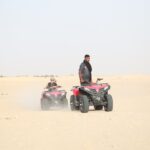 Le Festival du Sahara de Douz est le rendez-vous mythique où les traditions nomades, les grandes dunes et l’hospitalité du Sud se rencontrent. Nous vous proposons un circuit complet et modulable qui combine les temps forts du festival, des activités 100 % désert (dromadaire, quad, 4x4), des rencontres avec les artisans locaux et des pauses gourmandes sous tente bédouine. Au départ de Tunis, Hammamet, Sousse, Monastir, Sfax, Djerba, Gabès, Bizerte, Kélibia et Korba, notre équipe locale coordonne transport, hébergements et guidage pour une expérience fluide, sûre et mémorable. Pourquoi choisir notre circuit Aventure Sahara & Festival de Douz ? Parce que nous allions authenticité, confort et rythme bien pensé. À Douz, capitale des sables, vous assistez aux défilés de méharis, aux courses de chevaux et de lévriers, aux démonstrations de fauconnerie et aux danses folkloriques. Nous intégrons aussi une traversée du Chott El Jerid, lac salé aux reflets miroirs, une balade à dos de dromadaire au coucher du soleil et — pour les amateurs de sensations — une session quad sur les dunes. Votre itinéraire est adaptable : découvrez nos variantes et extensions sur la page Circuits Désert : voir les circuits . Itinéraire type : festival, dunes et rencontres Jour 1 – Cap sur le Sud et première immersion Départ matinal depuis votre ville (Tunis, Hammamet, Sousse, Monastir, Sfax, Djerba, Gabès, Bizerte, Kélibia ou Korba). Notre service de navette aéroport/ville facilite la logistique : consultez les options ici : services navette . Pause panoramique au Chott El Jerid et temps photo sur ce désert de sel. Arrivée à Douz : installation, déjeuner traditionnel puis premier contact avec le Festival (parades, troupes, échoppes artisanales). Coucher de soleil sur les dunes en dromadaire (ou quad en option). Soirée musicale saharienne autour du feu. Jour 2 – Cœur battant du Festival de Douz Matinée sur la place du festival : arts équestres, folklore bédouin, marché d’artisans, dégustations (dattes, pains de sable, thé à la menthe). Après-midi Aventure : quad dans l’erg, initiation à la conduite sur sable, ou randonnée douce vers les cordons dunaires (explorez aussi nos idées randonnée Sahara : randonnée montagne & Sahara ). Soirée libre : dîner sous tente bédouine, musique, ciel étoilé qui semble à portée de main. Jour 3 – Oasis, artisanat et retour Tour des palmeraies et rencontre d’artisans (vannerie, sellerie, dattes). Possibilité d’une petite excursion complémentaire selon l’heure de départ (idées ici : excursions en Tunisie ). Retour vers votre ville d’origine avec pause déjeuner conviviale. Contact et suivi post-voyage : partagez votre avis, consultez les retours de nos voyageurs ici : Avis TripAdvisor – Sud Tunisie . Bon à savoir : l’itinéraire s’adapte au calendrier officiel du festival, à la météo et au profil du groupe (familles, couples, tribu d’amis, entreprises). Nos conseils et actualités sont mis à jour sur le blog : blog excursions Tunisie . Expériences fortes : ce que vous allez vraiment vivre La liesse du festival : défilés de méharis, cavaliers, musiques tribales, concours de poésie bédouine, tenues traditionnelles. C’est la vitrine vivante du patrimoine saharien. Les dunes en mouvement : jouer avec la lumière, sentir la pente, écouter le silence — à dos de dromadaire pour l’âme, en quad pour l’adrénaline. La table saharienne : galette cuite sous le sable, couscous d’agneau fondant, dattes fraîches ; thé brûlant servi en hauteur du bras, rituel d’accueil inoubliable. Les rencontres : chameliers, artisans, musiciens ; ces échanges donnent un visage au désert et font la différence entre un simple voyage et une histoire à raconter. Nos plus : sécurité, confort et flexibilité Encadrement pro : guides locaux francophones, chauffeurs 4x4/minibus expérimentés, assistance 24/7. Confort à la carte : hôtels de charme, maisons d’hôtes, campements sahariens privatisables. Chambres familiales sur demande. Transport maîtrisé : départs garantis depuis Tunis, Hammamet, Sousse, Monastir, Sfax, Djerba, Gabès, Bizerte, Kélibia, Korba. Pour les arrivées tardives/early flights : navettes aéroport . Options modulables : photographie au lever du soleil, dîner privé sous les étoiles, prolongation vers Tozeur, Matmata, Ksar Ghilane ou le Grand Erg Oriental. Explorez nos circuits désert : toutes les idées . Quand partir pour le Festival de Douz et le Sahara ? Le festival se tient traditionnellement en fin d’année (période hivernale douce et lumineuse). Les meilleurs mois pour profiter des dunes : octobre à avril (journées clémentes, nuits fraîches, ciel limpide). L’été est possible pour les lève-tôt et amateurs de chaleur, avec un rythme adapté (activités à l’aube et en fin de journée). Ce qui est inclus dans nos formules Transport A/R en véhicule climatisé (minibus ou 4x4 selon la taille du groupe). Guide francophone diplômé, spécialiste des zones sahariennes. Accès et accompagnement sur les zones du Festival de Douz. Traversée du Chott El Jerid avec arrêts photo. Balade à dromadaire au coucher du soleil (ou quad selon l’option). 1 à 2 nuits d’hébergement (hôtel, maison d’hôtes, campement selon la formule). Déjeuners traditionnels (selon programme), pauses thé et eau minérale. Assistance/coordination logistique du départ à votre retour. Certaines variantes incluent davantage d’activités ; d’autres ciblent une ambiance bivouac chic. Nous détaillons tout dans la proposition personnalisée (voir plus bas pour le devis gratuit). Ce qui n’est pas inclus (selon formules) Dépenses personnelles (souvenirs, snacks, boissons hors eau incluse). Pourboires (guide, chauffeur, chameliers – à votre appréciation). Activités en option si non prévues dans votre formule (quad, photo-shoot pro, dîner privé). Assurances personnelles complémentaires. Repas non mentionnés explicitement dans le programme. Conseils pratiques pour profiter à 100 % Équipement malin Chaussures fermées type trek léger, coupe-vent, écharpe/foulard contre le sable. Veste chaude pour la nuit (il peut faire frais, même en journée lumineuse). Crème solaire, lunettes UV, chapeau ; gourde personnelle. Appareil photo/smartphone : le désert adore l’aube et la golden hour. Santé et sécurité Hydratez-vous régulièrement (nous prévoyons l’eau). Suivez les consignes de votre guide, notamment en zone dunaire. Informez-nous en amont de tout régime alimentaire, allergie ou besoin spécifique. Respect des traditions Demander la permission avant de photographier une personne. Tenue respectueuse sur les zones de cérémonies et de spectacles. Évitez de grimper sur des dunes fragiles non autorisées ; restez sur les crêtes ouvertes. Variantes thématiques de notre Aventure Sahara Sahara Prestige & Bien-être : hébergements de charme, dîners privés, coucher de soleil VIP. Famille & Douceur : rythme adapté, ateliers ludiques (tressage, cuisine bédouine), mini-randos. Photo & Aurores : sorties à l’aube, bivouac minimaliste, dunes « grand angle ». Randonnée Montagne & Sahara : combiner oasis de montagne (Chebika, Tamerza) et dunes ; inspirations ici : randonnée montagne & Sahara . Combiner Douz avec d’autres expériences Vous souhaitez prolonger par Matmata (maisons troglodytes), Ksar Ghilane (source chaude), Tozeur (palmeraies, musée), ou par une excursion d’une journée depuis votre ville ? Feuilletez nos pistes ici : Circuits désert Excursions en Tunisie Blog – conseils & actus Départs garantis et logistique sur-mesure Nous organisons vos départs depuis Tunis, Hammamet, Sousse, Monastir, Sfax, Djerba, Gabès, Bizerte, Kélibia, Korba avec horaires souples, pick-up hôtel, gare ou aéroport. Besoin d’un transfert privé ou d’un retour tardif ? Notre page dédiée rassemble toutes les options : navettes aéroport & villes . Tarifs, disponibilité et réservation Nos prix varient selon la durée, la catégorie d’hébergement, le niveau d’activités (dromadaire, quad, 4x4), la taille du groupe et les dates exactes du Festival de Douz. Pour une offre transparente, rapide et adaptée à votre point de départ, demandez votre devis gratuit ici : Demander un devis – Sahara & Festival de Douz . Ce que disent nos voyageurs La meilleure preuve reste la voix de nos clients. Lisez leurs retours, photos et recommandations : Avis TripAdvisor – Sud Tunisie . Nous améliorons sans cesse nos itinéraires grâce à ces feedbacks, et nous publions des conseils utiles sur notre blog : lire nos guides . FAQ – Questions les plus fréquentes Le festival vaut-il le déplacement ? Oui, c’est un condensé de culture nomade : parades, musique, arts équestres, artisanat. Une chance unique de rencontrer les habitants du désert. Quad ou dromadaire ? Les deux se complètent : le dromadaire pour la contemplation, le quad pour l’adrénaline. Nous ajustons la durée et le niveau selon votre profil. Est-ce adapté aux enfants ? Tout à fait. Nous proposons des rythmes familiaux, des pauses fréquentes et des activités ludiques. Siège auto/booster sur demande. Peut-on partir de Djerba ou Sousse ? Oui. Départs assurés depuis toutes les villes listées : Tunis, Hammamet, Sousse, Monastir, Sfax, Djerba, Gabès, Bizerte, Kélibia, Korba. Quelle tenue prévoir pour le soir ? Une veste chaude, même en période douce : les nuits sahariennes se rafraîchissent vite. Comment réserver ? Demandez votre devis gratuit ici : formulaire de devis . Nous répondons vite, avec un itinéraire et un budget sur-mesure. Prochaines étapes : cap sur Douz Prêts pour l’Aventure Sahara & Festival de Douz ? Parcourez nos inspirations, comparez les durées, ajoutez une randonnée de montagne ou une excursion d’une journée, sécurisez vos transferts et partez depuis Tunis, Hammamet, Sousse, Monastir, Sfax, Djerba, Gabès, Bizerte, Kélibia, Korba. Circuits désert : explorer Randonnée montagne & Sahara : voir les idées Excursions en Tunisie : découvrir Blog : conseils, récits, actu Navette aéroport : réserver Devis gratuit / contact : envoyer ma demande Avis clients : TripAdvisor – Sud Tunisie Nous orchestrons les détails, vous vivez l’essentiel : le désert, la fête, les rencontres. À très vite sur les dunes de Douz.