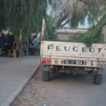 La Fête de Pâque est bien plus qu’un simple jour férié : c’est une belle occasion de s’offrir une escapade magique, loin du quotidien, dans les paysages époustouflants du Sahara tunisien. Chez SudTunisie.com, nous proposons des circuits et excursions privés sur mesure pour célébrer Pâques dans une atmosphère d’aventure, de dépaysement et d’émotion. Que vous partiez de Tunis, Hammamet, Sousse, Monastir, Sfax, Djerba, Gabès, Bizerte, Kélibia ou Korba, nous vous garantissons une expérience inoubliable, rythmée par la beauté du désert et la chaleur de l’accueil tunisien. 🌞 Découvrez le Sahara tunisien pendant la Fête de Pâque Une aventure authentique au cœur du désert Le Sahara tunisien est un monde à part. Ses dunes dorées, ses palmeraies verdoyantes et ses villages berbères transportent chaque voyageur dans un décor de carte postale. Pendant la période de Pâques, les températures sont idéales : douces le jour, agréablement fraîches la nuit. C’est le moment parfait pour vivre le désert dans toute sa splendeur, sans la chaleur étouffante de l’été. Avec SudTunisie.com, chaque circuit désert est pensé pour vous offrir une immersion totale. Nous ne proposons pas de simples excursions touristiques, mais de véritables voyages d’émotion : le silence des dunes au lever du soleil, la musique du vent sur le sable, le parfum du pain cuit sous la braise… tout est conçu pour vous reconnecter à l’essentiel. 👉 Découvrez nos circuits complets ici : https://sudtunisie.com/voyage/circuits-desert 🚙 Circuit Sahara privé : liberté, confort et authenticité Un départ flexible depuis toute la Tunisie Peu importe d’où vous partez — Tunis, Hammamet, Sousse, Monastir, Sfax, Djerba, Gabès, Bizerte, Kélibia ou Korba — nous organisons votre transfert vers le Sud. Grâce à notre service de navette aéroport moderne et fiable, vous rejoignez facilement Tozeur, Douz ou Tataouine, les portes du Sahara. ➡️ Découvrez notre service de transfert ici : https://sudtunisie.com/services-navette-aeroport/ Un circuit 100 % personnalisé Ce qui rend nos circuits spéciaux, c’est la liberté totale. Vous choisissez le rythme, la durée, les activités, les hébergements et même le type de repas. Vous souhaitez passer plus de temps dans les oasis ? Dormir sous les étoiles ? Déguster un couscous au feu de bois dans le désert ? Tout est possible. Nous adaptons chaque itinéraire à vos envies, que vous soyez en couple, en famille ou entre amis. Hébergements authentiques et confortables Du bivouac saharien sous tente berbère à l’hôtel de charme dans les montagnes de Chebika, nous sélectionnons les meilleurs établissements. Chaque nuit est une expérience : authenticité, confort et hospitalité tunisienne sont au rendez-vous. Nos camps sont équipés pour garantir votre sécurité et votre confort, même au cœur du désert. 🗓 Exemple de circuit Sahara pour Pâques : 5 jours d’émerveillement Jour 1 – Départ et arrivée dans le Sud tunisien Accueil à l’aéroport ou à votre hôtel, puis transfert privé vers Tozeur ou Douz. Première immersion dans l’ambiance du Sud. Installation, dîner typique et nuit paisible sous le ciel étoilé du Sahara. Jour 2 – Oasis de montagne et villages berbères Découverte de Chebika, Tamerza et Mides, trois villages perchés dans les montagnes de l’Atlas tunisien. Cascades, palmeraies, gorges vertigineuses… un spectacle naturel à couper le souffle. Rencontre avec les habitants et découverte du mode de vie berbère. Jour 3 – Traversée du désert et nuit en bivouac Départ en 4×4 pour le Grand Erg Oriental, direction les dunes dorées. Pause déjeuner dans une oasis isolée, puis route vers le campement saharien. Soirée autour du feu, repas traditionnel et nuit magique sous les étoiles. Jour 4 – Randonnée à dos de dromadaire et lever du soleil Réveil tôt pour assister à un lever de soleil inoubliable sur les dunes. Balade à dos de dromadaire, puis petit-déjeuner berbère. Retour au camp, possibilité de visite d’un ksar (village fortifié). Pour les amateurs de marche, prolongez l’expérience avec une randonnée montagne dans le Sahara : https://sudtunisie.com/voyage/randonnee-montagne-sahara/ Jour 5 – Retour et halte culturelle Retour vers Tozeur ou Djerba avec plusieurs arrêts pour découvrir des marchés, musées ou villages troglodytes. Déjeuner libre avant transfert vers votre destination de départ. 🍲 Ce qui rend nos circuits Sahara uniques Une immersion culinaire dans la tradition du Sud Nos circuits ne sont pas seulement visuels, ils sont aussi gustatifs. Nous travaillons avec des cuisiniers locaux qui préparent des repas typiques : couscous au mouton, tajine aux dattes, pain de sable, bricks croustillants… Les ingrédients sont frais, issus des oasis locales. Des guides passionnés et bienveillants Nos guides sont nés dans le Sud tunisien. Ils connaissent chaque dune, chaque sentier et chaque légende. Avec eux, le désert prend vie. Ils veillent à votre sécurité, mais aussi à votre plaisir, en partageant histoires, traditions et rituels sahariens. Un tourisme responsable et durable Nous croyons à un tourisme respectueux des populations et de la nature. Chaque activité est pensée pour préserver les paysages et soutenir les habitants du désert. Nous travaillons avec des artisans, guides et producteurs locaux afin que chaque voyage profite à l’économie du Sud tunisien. 📍Les lieux incontournables du circuit Sahara de Pâques Douz – la porte du Sahara Connue comme la « ville des dunes », Douz est le point de départ idéal. Son marché traditionnel, son festival du Sahara et ses couchers de soleil sont des incontournables. Tozeur et Nefta – l’âme du désert Entre oasis luxuriantes et médinas ancestrales, Tozeur est une merveille. Son architecture en briques ocre et ses musées en font une halte culturelle. Nefta, quant à elle, séduit par ses sources thermales et son ambiance mystique. Tamerza, Chebika et Mides – les oasis de montagne Ces oasis suspendues entre montagne et désert sont célèbres pour leurs panoramas exceptionnels. Des cascades jaillissent au milieu du sable : un spectacle presque irréel. Matmata et les villages troglodytes Les habitations creusées dans la roche sont typiques de cette région. C’est ici que certains décors du film Star Wars ont été tournés. Une étape fascinante, entre tradition et cinéma. 🌍 Pourquoi choisir SudTunisie.com pour votre voyage ? Une expertise reconnue du Sahara tunisien SudTunisie.com est spécialisé dans les voyages et circuits dans le désert. Nous combinons expérience, professionnalisme et passion pour vous faire découvrir un autre visage de la Tunisie, loin des sentiers touristiques. Des avis positifs et une réputation solide Nos voyageurs reviennent enchantés, partageant leurs expériences sur TripAdvisor. Découvrez leurs témoignages ici : 👉 https://www.tripadvisor.fr/Attraction_Review-g293757-d31317516-Reviews-Sud_Tunisie-Tozeur_Tozeur_Governorate.html Des circuits conçus pour tous les budgets Que vous soyez à la recherche d’un voyage luxe dans le désert ou d’un séjour économique mais authentique, nous proposons des formules sur mesure. Vous pouvez dès maintenant demander votre devis gratuit et personnalisé ici : 👉 https://sudtunisie.com/devis-voyage-desert-sud-tunisie-vacances-pas-cher-tunisie-sahara-tunisie/ 💬 Excursions complémentaires à découvrir Pour prolonger votre séjour après la Fête de Pâque, découvrez aussi nos excursions dans tout le pays : Excursions culturelles et balnéaires : https://sudtunisie.com/voyage/excursion-en-tunisie/ Randonnées en montagne et découverte du Sahara sauvage : https://sudtunisie.com/voyage/randonnee-montagne-sahara/ Idées et conseils de voyage sur notre blog : https://sudtunisie.com/voyage/blog-excursions-tunisie/ Ces liens vous guideront vers des aventures complémentaires, parfaites pour prolonger votre expérience saharienne. 🌴 Conseils pratiques pour bien préparer votre circuit Sahara Meilleure période : mars à avril, idéale pour les températures douces. Tenue conseillée : vêtements légers la journée, pulls chauds pour la nuit. Équipement utile : lunettes de soleil, crème solaire, chapeau, lampe frontale, chaussures fermées. Respect local : habillez-vous modestement et évitez de photographier les habitants sans autorisation. Santé : emportez vos médicaments personnels et buvez beaucoup d’eau. ✨ Conclusion : la magie du Sahara pour Pâques Vivre la Fête de Pâque dans le Sahara tunisien avec SudTunisie.com, c’est bien plus qu’un voyage — c’est une expérience sensorielle et humaine. Entre dunes, oasis, montagnes et rencontres, vous découvrirez une Tunisie authentique, pleine de chaleur et d’émotion. Chaque moment y devient un souvenir précieux. Pour réserver votre circuit privé, votre transfert ou demander un devis sur mesure, visitez dès maintenant : 👉 https://sudtunisie.com/devis-voyage-desert-sud-tunisie-vacances-pas-cher-tunisie-sahara-tunisie/ Et pour d’autres idées d’aventures, découvrez nos circuits ici : 👉 https://sudtunisie.com/voyage/circuits-desert/