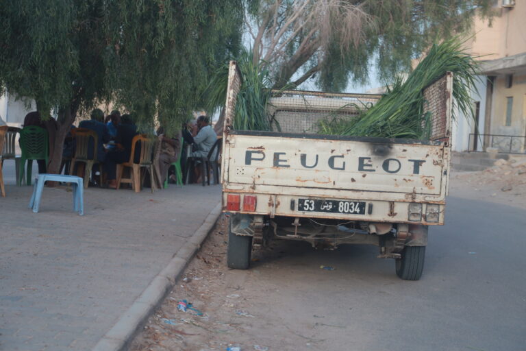 La Fête de Pâque est bien plus qu’un simple jour férié : c’est une belle occasion de s’offrir une escapade magique, loin du quotidien, dans les paysages époustouflants du Sahara tunisien. Chez SudTunisie.com, nous proposons des circuits et excursions privés sur mesure pour célébrer Pâques dans une atmosphère d’aventure, de dépaysement et d’émotion. Que vous partiez de Tunis, Hammamet, Sousse, Monastir, Sfax, Djerba, Gabès, Bizerte, Kélibia ou Korba, nous vous garantissons une expérience inoubliable, rythmée par la beauté du désert et la chaleur de l’accueil tunisien. 🌞 Découvrez le Sahara tunisien pendant la Fête de Pâque Une aventure authentique au cœur du désert Le Sahara tunisien est un monde à part. Ses dunes dorées, ses palmeraies verdoyantes et ses villages berbères transportent chaque voyageur dans un décor de carte postale. Pendant la période de Pâques, les températures sont idéales : douces le jour, agréablement fraîches la nuit. C’est le moment parfait pour vivre le désert dans toute sa splendeur, sans la chaleur étouffante de l’été. Avec SudTunisie.com, chaque circuit désert est pensé pour vous offrir une immersion totale. Nous ne proposons pas de simples excursions touristiques, mais de véritables voyages d’émotion : le silence des dunes au lever du soleil, la musique du vent sur le sable, le parfum du pain cuit sous la braise… tout est conçu pour vous reconnecter à l’essentiel. 👉 Découvrez nos circuits complets ici : https://sudtunisie.com/voyage/circuits-desert 🚙 Circuit Sahara privé : liberté, confort et authenticité Un départ flexible depuis toute la Tunisie Peu importe d’où vous partez — Tunis, Hammamet, Sousse, Monastir, Sfax, Djerba, Gabès, Bizerte, Kélibia ou Korba — nous organisons votre transfert vers le Sud. Grâce à notre service de navette aéroport moderne et fiable, vous rejoignez facilement Tozeur, Douz ou Tataouine, les portes du Sahara. ➡️ Découvrez notre service de transfert ici : https://sudtunisie.com/services-navette-aeroport/ Un circuit 100 % personnalisé Ce qui rend nos circuits spéciaux, c’est la liberté totale. Vous choisissez le rythme, la durée, les activités, les hébergements et même le type de repas. Vous souhaitez passer plus de temps dans les oasis ? Dormir sous les étoiles ? Déguster un couscous au feu de bois dans le désert ? Tout est possible. Nous adaptons chaque itinéraire à vos envies, que vous soyez en couple, en famille ou entre amis. Hébergements authentiques et confortables Du bivouac saharien sous tente berbère à l’hôtel de charme dans les montagnes de Chebika, nous sélectionnons les meilleurs établissements. Chaque nuit est une expérience : authenticité, confort et hospitalité tunisienne sont au rendez-vous. Nos camps sont équipés pour garantir votre sécurité et votre confort, même au cœur du désert. 🗓 Exemple de circuit Sahara pour Pâques : 5 jours d’émerveillement Jour 1 – Départ et arrivée dans le Sud tunisien Accueil à l’aéroport ou à votre hôtel, puis transfert privé vers Tozeur ou Douz. Première immersion dans l’ambiance du Sud. Installation, dîner typique et nuit paisible sous le ciel étoilé du Sahara. Jour 2 – Oasis de montagne et villages berbères Découverte de Chebika, Tamerza et Mides, trois villages perchés dans les montagnes de l’Atlas tunisien. Cascades, palmeraies, gorges vertigineuses… un spectacle naturel à couper le souffle. Rencontre avec les habitants et découverte du mode de vie berbère. Jour 3 – Traversée du désert et nuit en bivouac Départ en 4×4 pour le Grand Erg Oriental, direction les dunes dorées. Pause déjeuner dans une oasis isolée, puis route vers le campement saharien. Soirée autour du feu, repas traditionnel et nuit magique sous les étoiles. Jour 4 – Randonnée à dos de dromadaire et lever du soleil Réveil tôt pour assister à un lever de soleil inoubliable sur les dunes. Balade à dos de dromadaire, puis petit-déjeuner berbère. Retour au camp, possibilité de visite d’un ksar (village fortifié). Pour les amateurs de marche, prolongez l’expérience avec une randonnée montagne dans le Sahara : https://sudtunisie.com/voyage/randonnee-montagne-sahara/ Jour 5 – Retour et halte culturelle Retour vers Tozeur ou Djerba avec plusieurs arrêts pour découvrir des marchés, musées ou villages troglodytes. Déjeuner libre avant transfert vers votre destination de départ. 🍲 Ce qui rend nos circuits Sahara uniques Une immersion culinaire dans la tradition du Sud Nos circuits ne sont pas seulement visuels, ils sont aussi gustatifs. Nous travaillons avec des cuisiniers locaux qui préparent des repas typiques : couscous au mouton, tajine aux dattes, pain de sable, bricks croustillants… Les ingrédients sont frais, issus des oasis locales. Des guides passionnés et bienveillants Nos guides sont nés dans le Sud tunisien. Ils connaissent chaque dune, chaque sentier et chaque légende. Avec eux, le désert prend vie. Ils veillent à votre sécurité, mais aussi à votre plaisir, en partageant histoires, traditions et rituels sahariens. Un tourisme responsable et durable Nous croyons à un tourisme respectueux des populations et de la nature. Chaque activité est pensée pour préserver les paysages et soutenir les habitants du désert. Nous travaillons avec des artisans, guides et producteurs locaux afin que chaque voyage profite à l’économie du Sud tunisien. 📍Les lieux incontournables du circuit Sahara de Pâques Douz – la porte du Sahara Connue comme la « ville des dunes », Douz est le point de départ idéal. Son marché traditionnel, son festival du Sahara et ses couchers de soleil sont des incontournables. Tozeur et Nefta – l’âme du désert Entre oasis luxuriantes et médinas ancestrales, Tozeur est une merveille. Son architecture en briques ocre et ses musées en font une halte culturelle. Nefta, quant à elle, séduit par ses sources thermales et son ambiance mystique. Tamerza, Chebika et Mides – les oasis de montagne Ces oasis suspendues entre montagne et désert sont célèbres pour leurs panoramas exceptionnels. Des cascades jaillissent au milieu du sable : un spectacle presque irréel. Matmata et les villages troglodytes Les habitations creusées dans la roche sont typiques de cette région. C’est ici que certains décors du film Star Wars ont été tournés. Une étape fascinante, entre tradition et cinéma. 🌍 Pourquoi choisir SudTunisie.com pour votre voyage ? Une expertise reconnue du Sahara tunisien SudTunisie.com est spécialisé dans les voyages et circuits dans le désert. Nous combinons expérience, professionnalisme et passion pour vous faire découvrir un autre visage de la Tunisie, loin des sentiers touristiques. Des avis positifs et une réputation solide Nos voyageurs reviennent enchantés, partageant leurs expériences sur TripAdvisor. Découvrez leurs témoignages ici : 👉 https://www.tripadvisor.fr/Attraction_Review-g293757-d31317516-Reviews-Sud_Tunisie-Tozeur_Tozeur_Governorate.html Des circuits conçus pour tous les budgets Que vous soyez à la recherche d’un voyage luxe dans le désert ou d’un séjour économique mais authentique, nous proposons des formules sur mesure. Vous pouvez dès maintenant demander votre devis gratuit et personnalisé ici : 👉 https://sudtunisie.com/devis-voyage-desert-sud-tunisie-vacances-pas-cher-tunisie-sahara-tunisie/ 💬 Excursions complémentaires à découvrir Pour prolonger votre séjour après la Fête de Pâque, découvrez aussi nos excursions dans tout le pays : Excursions culturelles et balnéaires : https://sudtunisie.com/voyage/excursion-en-tunisie/ Randonnées en montagne et découverte du Sahara sauvage : https://sudtunisie.com/voyage/randonnee-montagne-sahara/ Idées et conseils de voyage sur notre blog : https://sudtunisie.com/voyage/blog-excursions-tunisie/ Ces liens vous guideront vers des aventures complémentaires, parfaites pour prolonger votre expérience saharienne. 🌴 Conseils pratiques pour bien préparer votre circuit Sahara Meilleure période : mars à avril, idéale pour les températures douces. Tenue conseillée : vêtements légers la journée, pulls chauds pour la nuit. Équipement utile : lunettes de soleil, crème solaire, chapeau, lampe frontale, chaussures fermées. Respect local : habillez-vous modestement et évitez de photographier les habitants sans autorisation. Santé : emportez vos médicaments personnels et buvez beaucoup d’eau. ✨ Conclusion : la magie du Sahara pour Pâques Vivre la Fête de Pâque dans le Sahara tunisien avec SudTunisie.com, c’est bien plus qu’un voyage — c’est une expérience sensorielle et humaine. Entre dunes, oasis, montagnes et rencontres, vous découvrirez une Tunisie authentique, pleine de chaleur et d’émotion. Chaque moment y devient un souvenir précieux. Pour réserver votre circuit privé, votre transfert ou demander un devis sur mesure, visitez dès maintenant : 👉 https://sudtunisie.com/devis-voyage-desert-sud-tunisie-vacances-pas-cher-tunisie-sahara-tunisie/ Et pour d’autres idées d’aventures, découvrez nos circuits ici : 👉 https://sudtunisie.com/voyage/circuits-desert/