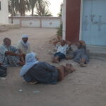 Vivre la Fête de Pâque dans le Sahara tunisien, c’est choisir un voyage qui sort des sentiers battus : dunes dorées à perte de vue, nuits étoilées en bivouac, oasis secrètes, gorges de montagne, villages troglodytes, rencontres chaleureuses et cuisine authentique. Nous organisons des circuits et excursions privés sur mesure — confortables, flexibles et sécurisés — au départ des principales villes du pays, avec un service attentif et une logistique huilée du premier au dernier jour. Pour préparer votre expérience, parcourez nos circuits désert en Tunisie et découvrez ci-dessous un aperçu clair, complet et directement utile. Pourquoi choisir un circuit privé pour Pâques : liberté, confort et émotions vraies Un rythme qui vous ressemble. Un voyage privé signifie que nous adaptons l’itinéraire à votre tempo : lever de soleil sur les dunes, sieste à l’ombre des palmeraies, pause photo au bon spot, déjeuner chez l’habitant… rien n’est figé. Vous profitez du désert sans cohue, au bon moment, avec le bon éclairage, dans l’intimité d’un petit groupe qui vous est entièrement dédié. L’expertise locale, sans compromis. Nos chauffeurs-guides connaissent les pistes, les vents, les caps et les oasis. Ils vous racontent les légendes, les rites, l’ingéniosité des architectures de terre crue, et vous ouvrent les portes de lieux que l’on ne trouve pas sur une carte. Cette connaissance du terrain fait la différence en matière de sécurité et d’authenticité. La bonne saison, la météo idéale. Pâques arrive quand les températures sont douces : journées lumineuses, soirées fraîches mais agréables, dunes encore fermes sous le pas. C’est le moment parfait pour mixer découverte en 4×4, balades à dos de dromadaire, randonnées faciles, et bivouac sous un ciel constellé. Une logistique sans stress. Nous gérons les transferts, l’hébergement, les repas, les autorisations et les petits impondérables. Pour un départ fluide, notre service de navette aéroport vous prend en charge à l’arrivée et au retour : voyez le détail ici : Navette Aéroport SudTunisie.com . Départs garantis depuis tout le littoral et le centre : Tunis, Hammamet, Sousse, Monastir, Sfax, Djerba, Gabès, Bizerte, Kélibia, Korba Nous assurons des prises en charge privées aux points qui vous arrangent : Tunis, Hammamet, Sousse, Monastir, Sfax, Djerba, Gabès (Gabes), Bizerte (Bizert), Kélibia (Kelibia), Korba… En fonction de votre localisation et de votre timing, nous optimisons la route vers Tozeur, Douz, Ksar Ghilane, Tataouine, Matmata, Tamerza, Chebika, Mides et les ergs majeurs. L’objectif est simple : maximiser le temps utile sur les plus beaux spots, tout en ménageant des temps de repos confortables. Exemples d’acheminement intelligents Grand Tunis / Hammamet → Tozeur : vol interne ou route express + 4×4 de liaison, installation rapide à l’oasis. Sousse / Monastir / Sfax → Douz : arrivée directe aux portes du désert pour attaquer les dunes dès le lendemain. Djerba → Ksar Ghilane / Tataouine : liaison courte, désert et ksour (greniers fortifiés) dans la même boucle. Cap Bon (Kélibia, Korba) / Bizerte : prise en charge tôt le matin, pause déjeuner sur le trajet, arrivée avant le coucher de soleil. Itinéraires Fête de Pâques : 3, 4, 5 ou 7 jours — nos meilleures boucles Chaque circuit est 100 % modulable ; voici des trames qui ont fait leurs preuves en famille, entre amis ou en couple. 3 jours express : dunes & oasis, l’essentiel sans courir Jour 1 : arrivée et transfert — installation à Tozeur ou Douz. Balade de mise en jambe : palmeraies, vieux quartiers en briques d’argile, coucher de soleil sur les dunes. Jour 2 : Grand Erg Oriental en 4×4 — marche douce sur l’arête des dunes, dromadaire au crépuscule, bivouac sous tente ou campement de charme. Dîner traditionnel (chorba, couscous, pain cuit dans le sable). Jour 3 : oasis de montagne Chebika–Tamerza–Mides (cascades, gorges), déjeuner local, retour progressif. 4 jours immersion : désert profond & villages troglodytes Jour 1 : Douz → premières dunes, installation en lodge. Jour 2 : Ksar Ghilane, bain dans la source d’eau chaude, piste des mirages, fort romain. Jour 3 : Matmata et maisons troglodytes ; rencontre avec des artisans, déjeuner berbère. Jour 4 : Tataouine et les ksour (Chenini, Douiret) ; panoramas exceptionnels et retour. 5 jours signature : Sahara, oasis, montagne et culture Jour 1 : Tozeur — Nefta, corbeille d’oasis, mini-trek ombragé. Jour 2 : Chebika–Tamerza–Mides, gorges, sources et vieilles pierres. Jour 3 : Erg désertique : grandes dunes, silence total, bivouac premium. Jour 4 : Randonnée facile en crêtes et dunes fossiles, observation du coucher de soleil en belvédère. Jour 5 : Douz — marché, tissage, dattes « Deglet Nour », déjeuner chez l’habitant, retour. 7 jours grande traversée : du Djebel aux ergs, l’expérience intégrale Montagnes oasiennes, désert profond (deux nuits en campements contrastés : traditionnel + confort), villages historiques, randonnées panoramiques et journées slow travel pour respirer le Sahara. Idéal pour Pâques si vous voulez une vraie déconnexion sans vous presser. Envie d’un trek plus franc en altitude ? Voyez nos idées de randonnée montagne dans le Sahara : crêtes minérales, wadis, points de vue au long cours — parfaits au printemps. Moments forts à vivre à Pâques : bivouac, dromadaire, randonnées et patrimoine Bivouac sous les étoiles. Il n’y a rien de plus simple et de plus grand à la fois : diner au feu de bois, thé à la menthe, silence enveloppant, voie lactée immense. Nous proposons des bivouacs « confort » (tentes équipées, sanitaires partagés) ou premium (tentes spacieuses, literie haut de gamme). Balades à dos de dromadaire. Courts ou moyens parcours sur les cordons de dunes : c’est doux, photogénique et très accessible pour les enfants. On comprend d’un coup d’œil comment on se déplace au désert depuis des siècles. Randonnées faciles à modérées. Autour de Chebika et Tamerza, les gorges et les belvédères se parcourent au pas ; plus au sud, les ergs offrent des marches souples où l’on alterne pentes sableuses et plateaux. Pour les marcheurs confirmés, nos randonnées de montagne complètent le tableau (voir le programme dédié : Randonnée Montagne Sahara ). Patrimoine vivant. Matmata, Chenini, Douiret : on traverse des villages troglodytes et des ksour (greniers fortifiés) qui racontent l’ingéniosité et la solidarité des anciens. On rencontre des familles, on goûte huile d’olive, miel, dattes, on achète un petit tapis ou une poterie : vos souvenirs ont une histoire. Hébergements & cuisine : charme local, simplicité chic et produits du terroir Nous mixons maisons d’hôtes, lodges sahariens, campements bien tenus et, selon vos envies, hôtels de charme. L’idée est de varier les atmosphères : une nuit en oasis, une autre en désert, une troisième en montagne. Côté table, nous privilégions les produits frais du Sud : salades assaisonnées d’herbes locales, couscous, méchoui, légumes rôtis, dattes « Deglet Nour », pâtisseries au miel… Nous gérons également les régimes végétariens, sans gluten ou à faible contenu laitier si vous nous le signalez à la réservation. Services inclus, sécurité et confort : l’essentiel bien fait Transports privés adaptés (4×4 climatisés, minivans pour les liaisons routières). Guides-chauffeurs francophones passionnés et attentifs. Choix d’hébergements testés, propres, bien situés. Repas selon programme (avec options pique-nique sur spots panoramiques). Assistance 24/7 et briefings quotidiens pour que tout soit clair et serein. Tolérance zéro côté sécurité piste : nous évitons certaines zones si le vent lève trop de sable, et nous avons toujours un plan B. Pour la logistique d’approche et de retour, pensez à réserver la navette aéroport : c’est simple, ponctuel et cela économise de l’énergie pour les moments qui comptent. Conseils pratiques pour Pâques : valise, santé, enfants, photo Vêtements. Superposez des couches : t-shirts respirants, chemises manches longues (soleil), polaire légère (soir), coupe-vent. Chaussures fermées pour la marche, sandales pour le bivouac. Chapeau ou casquette, lunettes UV, crème SPF. Santé & confort. Emportez une gourde, des sachets réhydratants, votre petite trousse de secours et vos traitements habituels. Nous assurons l’eau et les recharges sur place, mais mieux vaut votre matériel personnel (lampe frontale, batterie externe). Enfants & familles. Les circuits 3 à 5 jours sont parfaits : temps de route raisonnables, dromadaire « waouh », dunes faciles, bivouac magique. Nous ajustons heures de départ et pauses pour respecter le rythme des plus jeunes. Photo & vidéo. Le désert est lumineux : préférez tôt le matin et fin d’après-midi pour des contrastes doux. Prévoyez lingettes ou pinceau soufflant pour dépoussiérer les objectifs. Combien ça coûte ? Obtenez votre devis gratuit personnalisé Les tarifs varient selon la durée, la saison, le niveau d’hébergement (bivouac classique, campement confort, hôtel de charme), le nombre de voyageurs et les options (randonnée montagne, balade dromadaire allongée, dîner privé dans les dunes…). Le plus simple est de nous demander un devis précis : réponse rapide, budget clair, alternatives si besoin, et optimisations (départs depuis Tunis/Hammamet/Sousse/Monastir/Sfax/Djerba/Gabès/Bizerte/Kélibia/Korba) pour réduire la route et augmenter le temps sur site. Demandez votre devis gratuit ici → Devis voyage désert – SudTunisie.com Ou via cette page de contact devis → Formulaire devis & contact Avis voyageurs & retours d’expérience : la parole à nos invités Rien ne vaut le témoignage de celles et ceux qui ont vécu l’aventure. Prenez un moment pour lire les retours et, après votre voyage, laissez votre commentaire : cela nous aide à peaufiner encore nos programmes et cela guide les futurs voyageurs. → Votre avis sur TripAdvisor – Sud Tunisie Idées pour prolonger le séjour : excursions thématiques, blog et inspirations Vous avez encore une journée ? Envie d’un détour culturel, gourmand ou sportif ? Parcourez nos suggestions d’excursions en Tunisie : médinas vivantes, ateliers d’artisans, falaises et points de vue en Cap Bon, balades maritimes selon la saison. Pour préparer, rêver et peaufiner votre itinéraire, consultez aussi notre blog d’excursions en Tunisie : itinéraires commentés, astuces d’emballage, check-lists spécifiques Pâques, portraits de guides, sélections photos. Et bien sûr, si la montagne vous appelle, revenez à nos itinéraires dédiés Randonnée Montagne Sahara : c’est le complément parfait d’un bivouac, avec des traversées aériennes et des panoramas XXL sur les ergs. Foire aux questions Fête de Pâque – Circuits & Excursions Sahara Pâques est-elle une bonne période ? Oui, c’est l’une des meilleures : journées lumineuses, températures clémentes, pistes praticables, nuits fraîches mais confortables au bivouac. Nous fournissons couvertures et équipements adaptés. Combien d’heures de route par jour ? Sur un 3–5 jours, comptez 2 à 4 h de route « utile » (hors pauses et spots), avec des journées de vraie découverte. Sur 7 jours, c’est plus aéré : rythme slow, plus de marche et de temps long dans les paysages. Faut-il être sportif ? Non. Les programmes s’adaptent à votre forme. Randonnées facultatives, dromadaire pour l’expérience, 4×4 pour couvrir les distances, pauses nombreuses. Et la sécurité ? Nous ne transigeons pas. Itinéraires connus, plans B, météo surveillée, véhicules entretenus, guides formés. Nous évitons les zones exposées quand le vent lève trop de sable et nous anticipons toujours. Que comprend le prix ? Selon formule : transport privé, hébergements, repas indiqués, guide-chauffeur, activités prévues (dromadaire, randos, visites), eau sur les pistes, assistance 24/7. Le devis détaille précisément le compris / non compris. Peut-on partir de Tunis, Hammamet, Sousse, Monastir, Sfax, Djerba, Gabès, Bizerte, Kélibia, Korba ? Oui. Nous avons des départs privés depuis toutes ces villes, avec prise en charge à l’hôtel ou au domicile. Nous calibrons l’horaire pour profiter au maximum des lumières sahariennes. Comment réserver votre Circuit & Excursion Sahara pour Pâques Choisissez la durée (3, 4, 5 ou 7 jours) et la ville de départ (Tunis, Hammamet, Sousse, Monastir, Sfax, Djerba, Gabès, Bizerte, Kélibia, Korba). Parcourez nos programmes et repérez vos must-see : Circuits Désert – SudTunisie.com . Signalez vos envies : bivouac confort vs premium, randonnée montagne, journée « slow », visite troglodyte, dromadaire au coucher de soleil, etc. Demandez votre devis gratuit : Formulaire devis & contact . Ajoutez la navette aéroport si besoin : Navette Aéroport . Inspirez-vous pour peaufiner les détails : Excursions en Tunisie et Blog Excursions Tunisie . Confirmez et préparez vos sacs : on s’occupe du reste. L’esprit SudTunisie.com : respect, qualité et impact local Voyager dans le Sahara, c’est aussi prendre soin des lieux. Nous limitons les déchets, choisissons des hébergeurs responsables, encourageons l’artisanat et la gastronomie locale, et favorisons des équipes du cru. Votre voyage privé fait vivre des familles, entretient des savoir-faire et valorise une hospitalité millénaire. Prêts pour le grand air ? Pour Pâques, offrez-vous le luxe rare de l’espace, du silence et du temps. Un circuit Sahara privé n’est pas seulement un itinéraire, c’est une manière de vivre : ralentir, regarder loin, partager des moments simples et puissants, se souvenir longtemps. Commencez ici : Circuits désert en Tunisie — puis demandez votre devis gratuit , et préparez-vous à dire : « On y retourne quand ? »