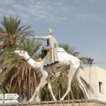 La Tunisie… un pays où chaque grain de sable raconte une histoire, où les oasis verdoyantes contrastent avec les dunes dorées, et où chaque sourire reflète l’hospitalité chaleureuse du Sud. Si vous rêvez d’un circuit ou d’une excursion en Tunisie, préparez-vous à vivre une aventure authentique entre désert, montagne et mer, le tout dans un décor digne des plus beaux films. Chez Sud Tunisie, nous avons à cœur de faire découvrir notre pays autrement : à travers des circuits désert, des excursions personnalisées et des expériences humaines inoubliables. Que vous soyez en quête d’évasion, d’aventure ou de détente, la Tunisie vous ouvre les bras. 1. Pourquoi choisir la Tunisie pour un circuit ou une excursion ? Ce petit pays d’Afrique du Nord est une perle de diversité. En quelques heures seulement, on passe des plages turquoise de Djerba aux montagnes majestueuses de Matmata, puis aux immenses dunes du Grand Erg Oriental. La Tunisie, c’est aussi un pays riche d’histoire : Carthage, Dougga, El Jem, autant de sites classés au patrimoine mondial de l’UNESCO. Mais le vrai trésor se trouve souvent dans les villages berbères, les ksour du Sud, et les regards bienveillants de ses habitants. Le Sahara tunisien n’est pas qu’un désert : c’est une émotion. Il vous invite à la lenteur, au silence et à la contemplation. Chaque coucher de soleil sur les dunes de Douz ou de Ksar Ghilane est une peinture vivante. 👉 Découvrez nos circuits désert en Tunisie , soigneusement pensés pour combiner aventure et confort. 2. Les circuits désert les plus populaires en Tunisie Nos circuits sont conçus pour tous les voyageurs, qu’ils soient aventuriers, familles, ou amateurs de photographie. Voici quelques-unes de nos propositions phares : Circuit “Sahara Authentique” – Douz, Ksar Ghilane, Matmata Plongez au cœur du désert tunisien, là où les dunes se mêlent aux oasis. Ce circuit de 3 à 5 jours vous fait découvrir : Douz, la “porte du Sahara”, avec ses marchés traditionnels et ses dromadaires. Ksar Ghilane, célèbre pour sa source chaude naturelle au milieu des dunes. Matmata, village troglodyte où les maisons sont creusées dans la roche, un décor unique au monde. Ce circuit combine nature, culture et authenticité. Vous dormirez sous une tente berbère, sous un ciel d’étoiles comme nulle part ailleurs. Circuit “Sud et Oasis” – Tozeur, Chebika, Tamerza, Midès Cap sur le Sud-Ouest ! Découvrez les oasis de montagne de Chebika, Tamerza et Midès, véritables bijoux naturels accrochés à la montagne. À Tozeur, promenez-vous dans la palmeraie et explorez le musée Eden Palm ou les décors de Star Wars à Ong Jemel. Ces circuits sont disponibles en version privée ou en petit groupe, avec départ depuis Djerba, Tozeur ou Tunis. 👉 Pour explorer nos offres détaillées : Excursion en Tunisie 3. Les excursions à la journée : la Tunisie à petit pas Si vous disposez de peu de temps mais souhaitez en voir un maximum, nos excursions à la journée sont idéales. Excursion “Douz – Matmata – Ksar Ghilane” Un concentré du Sud en une journée ! Vous traverserez les paysages lunaires de Matmata, baignerez vos pieds dans l’oasis de Ksar Ghilane et ferez une balade à dos de dromadaire dans le désert. Excursion “Chébika – Tamerza – Midès” Partez à la découverte des oasis de montagne, un must pour les amateurs de randonnées et de nature. Ces excursions incluent le transport, le guide local et souvent un déjeuner typique tunisien. Pour une aventure plus sportive, découvrez aussi nos randonnées en montagne et dans le Sahara , où chaque pas révèle une nouvelle merveille naturelle. 4. Une immersion culturelle et humaine La Tunisie n’est pas qu’un décor de rêve : c’est avant tout un peuple. Lors de nos circuits, nous favorisons toujours les rencontres locales : un déjeuner chez l’habitant, une soirée autour du feu, une démonstration de cuisine traditionnelle. Nos guides partagent volontiers les légendes du désert, les chants berbères, ou les secrets du couscous saharien. Chaque excursion devient une expérience humaine sincère et inoubliable. Pour un voyage sur mesure, demandez votre devis gratuit ici — notre équipe adapte chaque détail selon vos envies, votre budget et votre rythme. 5. Logistique et confort : le voyage sans tracas Chez Sud Tunisie, nous savons que le confort et la sécurité sont essentiels. Nos véhicules sont modernes, climatisés, et adaptés aux pistes sahariennes. Nous offrons aussi un service complet de navette aéroport pour assurer votre transfert depuis Djerba, Tozeur ou Tunis jusqu’à votre point de départ du circuit. Nos hébergements varient selon vos envies : Campements berbères authentiques pour une nuit magique sous les étoiles. Maisons d’hôtes et écolodges pour un contact humain privilégié. Hôtels 3 à 5 étoiles pour allier confort et charme oriental. Nos chauffeurs et guides sont locaux, expérimentés et passionnés. Leur mission : vous faire découvrir la vraie Tunisie, celle qui ne figure pas dans les brochures. 6. Quand partir en circuit en Tunisie ? La Tunisie se visite toute l’année, mais certaines périodes offrent un charme particulier : Octobre à avril : période idéale pour explorer le Sahara sans la chaleur étouffante. Mai et septembre : parfaits pour les excursions côtières ou les circuits combinant mer et désert. Été (juin à août) : privilégiez les régions du Nord ou les circuits avec hébergements climatisés. Les couchers de soleil d’hiver dans le désert restent parmi les plus beaux au monde. L’air y est pur, le silence total, et la lumière dorée transforme chaque dune en œuvre d’art. 7. Voyager responsable : notre engagement Nous croyons au tourisme durable. Nos circuits favorisent les petites communautés locales, les coopératives artisanales et les hébergements écoresponsables. Chaque circuit vise à soutenir l’économie locale tout en respectant la nature et les traditions. En choisissant Sud Tunisie, vous contribuez à un tourisme qui a du sens, où chaque dinar profite à ceux qui font battre le cœur du désert. 8. Réserver son aventure saharienne Vous rêvez de traverser le désert en 4x4, de dormir sous un ciel étoilé, ou de marcher sur les traces des nomades ? Tout commence ici 👉 Sud Tunisie – Circuits et excursions désert Notre équipe vous accompagne du début à la fin : Aide à la préparation du voyage Conseils pratiques (vêtements, météo, formalités) Réservation d’hébergements et de transports Assistance francophone sur place Et si vous souhaitez lire les avis de voyageurs avant de vous lancer, consultez notre page sur TripAdvisor — leurs expériences parlent d’elles-mêmes ! 9. Nos coups de cœur : expériences uniques à vivre absolument Le lever du soleil sur les dunes de Douz : un moment suspendu où le silence absolu vous enveloppe. Le bain thermal à Ksar Ghilane : se détendre dans une eau chaude naturelle, entourée de palmiers. La randonnée dans les canyons de Midès : un décor de cinéma à couper le souffle. La nuit en campement berbère : dîner autour du feu, musique traditionnelle et ciel étoilé infini. La visite de Tozeur et de sa médina : une immersion dans la culture du palmier-dattier. Chaque activité est pensée pour créer des souvenirs durables, loin du tourisme de masse. 10. En résumé : la Tunisie, une aventure à vivre au moins une fois Faire un circuit ou une excursion en Tunisie, c’est partir à la rencontre d’un pays fascinant. C’est aussi renouer avec l’essentiel : la nature, la simplicité, et la magie du moment présent. Des dunes dorées du Sahara aux oasis verdoyantes, en passant par les villages troglodytes et les marchés colorés, chaque étape vous fera tomber un peu plus amoureux de ce pays chaleureux et accueillant. Alors, êtes-vous prêts pour votre aventure tunisienne ? Demandez dès maintenant votre devis gratuit et laissez Sud Tunisie transformer vos rêves d’évasion en réalité. Sud Tunisie – circuits, excursions et randonnées dans le désert Des voyages authentiques, des paysages à couper le souffle et une expérience humaine inoubliable. Pour plus d’inspirations, explorez notre blog sur les excursions en Tunisie .